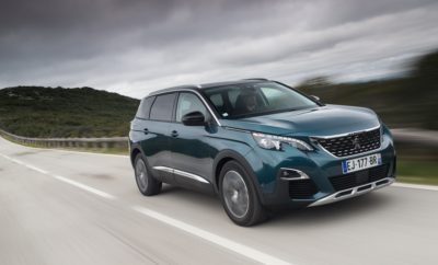 To ολοκαίνουριο PEUGEOT 5008 φέρνει νέα δεδομένα στην κατηγορία του ως 7-θέσιο SUV, στοχεύοντας να ανταγωνιστεί ευθέως τα premium μοντέλα της κατηγορίας χάρη στην απαράμιλλη δυναμική σχεδίαση, το πρωτοποριακό και εξελιγμένο PEUGEOT i-Cockpit®, τους διακεκριμένους κινητήρες πετρελαίου και βενζίνης Euro 6 και τον πλούσιο εξοπλισμό νέας τεχνολογίας. Ένα SUV με επιβλητικό εξωτερικό σχεδιασμό Η μοντέρνα γραμμή του νέου PEUGEOT 5008 SUV γοητεύει με την πρώτη ματιά. Το σπορ ύφος στον σχεδιασμό του αμαξώματος, το μακρύ και οριζόντιο καπό, το ύψος από το έδαφος, οι μεγάλοι τροχοί με το λεπτό ανάγλυφο στις ζάντες, οι χρωμιωμένες διακοσμητικές γραμμές, οι μπάρες οροφής αλουμινίου και η οροφή Black Diamond που ανήκει στον βασικό εξοπλισμό της έκδοσης GT, τα πάντα αναδεικνύουν με λεπτότητα τις γενναιόδωρες διαστάσεις του και δημιουργούν την εικόνα ενός καθαρόαιμου SUV. Το περιορισμένο για την κατηγορία ύψος της οροφής (1,64 μέτρα με τις μπάρες οροφής, μόλις 2 εκατοστά ψηλότερο από το 3008 SUV) συνεισφέρει στην δυναμική του εμφάνιση. Εμπρός, συναντάμε τη μάσκα με λεπτομέρειες χρωμίου και πίσω τη μαύρη gloss λωρίδα με τα φώτα LED, χαρακτηριστικά της ταυτότητας των SUV Εξόχως ευρύχωρο εσωτερικό, υψηλής λειτουργικότητας Με μεταξόνιο 2,84 και μήκος 4,64 μέτρα, το νέο PEUGEOT 5008 SUV διαθέτει τους μεγαλύτερους χώρους από όλα τα SUV της κατηγορίας του. Πιο μακρύ κατά 19,5 εκ. από το 3008, το 5008 SUV διακρίνεται για τις απολύτως ισορροπημένες εξωτερικές διαστάσεις του, ενώ το επιπλέον μήκος (+16,5 εκ. στο μεταξόνιο) έχει τεθεί σχεδόν όλο στη διάθεση των επιβατών. Προσφέρει δε καινοτόμες λύσεις διαμόρφωσης του χώρου με: • 3 ανεξάρτητα, πανομοιότυπα, αναδιπλούμενα καθίσματα στη δεύτερη σειρά καθισμάτων, που ρυθμίζονται σε μήκος (+/-15 cm) και σε κλίση (5 ρυθμίσεις πλάτης) • 2 ανεξάρτητα, αναδιπλούμενα και αφαιρούμενα καθίσματα στην τρίτη σειρά καθισμάτων (βάρος ~11 kg/κάθισμα) • Τον μεγαλύτερο χώρο αποσκευών της κατηγορίας του, 1.060 λίτρα. Το νέο 5008 SUV προσφέρει επίσης τη δυνατότητα αναδίπλωσης της πλάτης του καθίσματος του συνοδηγού προκειμένου να μεταφερθούν αντικείμενα μήκους μέχρι 3,2 μέτρα, ενώ στον προαιρετικό εξοπλισμό είναι διαθέσιμη η πόρτα χώρου αποσκευών με άνοιγμα hands-free που ανοίγει με μια απλή κίνηση του ποδιού κάτω από τον πίσω προφυλακτήρα και η ανοιγόμενη πανοραμική οροφή. Απολύτως λειτουργικό και διαμορφώσιμο, το εσωτερικό του νέου 5008 SUV περιλαμβάνει εξοπλισμό, βασικό ή προαιρετικό ανάλογα με την έκδοση, ειδικά σχεδιασμένο για να διευκολύνει τη ζωή εν κινήσει: πρίζες 12V και 230V, αναδιπλούμενα τραπεζάκια αεροπορικού τύπου, κουρτινάκια σκίασης, άγκιστρα, ποτηροθήκες και άφθονο αποθηκευτικό χώρο. Μοναδική εμπειρία οδήγησης Στο εσωτερικό, συναντάμε την τελευταία εξέλιξη του PEUGEOT i-Cockpit®, που προσφέρει στους επιβάτες μια μοναδική εμπειρία. Με το compact τιμόνι με ενσωματωμένα χειριστήρια, τη μεγάλη οθόνη αφής 8 ιντσών και τον υπερυψωμένο πίνακα οργάνων 12,3 ιντσών με δυνατότητες διαμόρφωσης και γραφικά HD που απεικονίζει ακριβώς μπροστά στα μάτια του οδηγού όλες τις απαραίτητες πληροφορίες, η οδήγηση του νέου 5008 SUV γίνεται μια μοναδική, απολαυστική εμπειρία. Το νέο 5008 SUV σε προκαλεί να ταξιδέψεις μαζί του, προσφέροντας εξαιρετική ηχομόνωση και πολλαπλά συστήματα άνεσης στον βασικό ή προαιρετικό ανάλογα με την έκδοση: σύστημα μασάζ στα εμπρόσθια καθίσματα, σύστημα ήχου Hi-Fi Premium FOCAL®, ασύρματη φόρτιση Smartphone που γίνεται επαγωγικά σε συσκευές συμβατές με πρότυπο Qi κ.α. Διαθέτει επίσης λειτουργία Mirror Screen για σύνδεση με συσκευές smartphone και tablet συμβατές με Apple CarPlay™, MirrorLink® ή Android Auto* καθώς και 3D σύστημα δορυφορικής πλοήγησης. Το 3D σύστημα πλοήγησης προσφέρει πιο ρεαλιστική τρισδιάστατη απεικόνιση, ενώ δίνεται η δυνατότητα δωρεάν αναβάθμισης των χαρτών 4 φορές τον χρόνο, εφόρου ζωής, μέσω του επίσημου δικτύου επισκευαστών PEUGEOT. Για ευκολότερη ανάγνωση και μεγαλύτερη ασφάλεια, οι χάρτες του συστήματος πλοήγησης αναπαράγονται και στον ψηφιακό πίνακα οργάνων. Οδηγική απόλαυση Ευέλικτο όσο και ευρύχωρο, το νέο PEUGEOT 5008 SUV έχει σχεδιαστεί για να προσφέρει τις επιδόσεις, το υποδειγματικό κράτημα στον δρόμο και την άνεση που χαρακτηρίζουν όλα τα SUV by PEUGEOT! Το 5008 SUV μοιράζεται με τα 308 και 3008 την πλατφόρμα EMP2 και διαθέτει κορυφαία χαρακτηριστικά ασφάλειας στον βασικό του εξοπλισμό: ενισχυμένη δομή αμαξώματος για την απορρόφηση της ενέργειας τυχόν σύγκρουσης, έξι αερόσακους, ABS, ESP, κ.α. Χάρη στην πλατφόρμα EMP2 και το προηγμένο σασί, το νέο 5008 SUV επιτυγχάνει τον ιδανικό συνδυασμό υψηλής άνεσης και κορυφαίου κρατήματος. Η ανάρτηση είναι ρυθμισμένη ιδανικά για κάθε έκδοση και κινητήρα, ενώ πολύ σημαντικό ρόλο διαδραματίζει το μειωμένο βάρος επιτυγχάνοντας βέλτιστη κατανάλωση καυσίμου, μειωμένους ρύπους, μεγαλύτερη ασφάλεια και καλύτερες επιδόσεις. Κορυφαία τεχνολογία ασφάλειας Τα συστήματα υποβοήθησης οδήγησης νέας γενιάς που ανήκουν στον βασικό και τον προαιρετικό εξοπλισμό του PEUGEOT 5008 SUV είναι πάντα στο πλευρό του οδηγού, χαρίζοντάς του σιγουριά: • Αναγνώριση σημάτων ορίου ταχύτητας / Σύσταση ορίου ταχύτητας • Ρυθμιστής και περιοριστής ταχύτητας • Σύστημα ανίχνευσης έλλειψης προσοχής οδηγού (Driver Attention Alert) • Προειδοποίηση για ακούσια αλλαγή λωρίδας κυκλοφορίας • Προσαρμοζόμενος ρυθμιστής ταχύτητας με λειτουργία Stop (Active Cruise Control) • Αυτόματο φρενάρισμα έκτακτης ανάγκης (Active Safety Brake) με ειδοποίηση κινδύνου σύγκρουσης (Distance Alert) • Ενεργή προειδοποίηση για ακούσια αλλαγή λωρίδας κυκλοφορίας • Ενεργό σύστημα ελέγχου γωνίας χωρίς ορατότητα κ.α. Και για ακόμη καλύτερο έλεγχο του δρόμου, το νέο 5008 SUV διαθέτει στον βασικό ή τον προαιρετικό εξοπλισμό του κάμερα πολλαπλών λειτουργιών στο παρμπρίζ, αισθητήρες παρκαρίσματος εμπρός και πίσω, κάμερες οπισθοπορείας 180° και 360° και Park Assist. Χαράξτε τον δικό σας δρόμο! Όπως κάθε γνήσιο SUV το νέο PEUGEOT 5008 έχει μεγάλες δυνατότητες εκτός δρόμου, χάρη στο Advanced Grip Control®, το προηγμένο σύστημα ελέγχου της πρόσφυσης που βελτιστοποιεί την πρόσφυση των τροχών μέσω πέντε προγραμμάτων (Normal, Snow, Mud, Sand, ESP OFF) που αποτελεί βασικό εξοπλισμό από το επίπεδο Active και συνδυάζεται μόνο με χειμερινά ελαστικά M+S (Mud & Snow) και ζάντες αλουμινίου 18" LOS ANGELES. Το Advanced Grip Control περιλαμβάνει και το Hill Assist Descent Control, το σύστημα υποβοήθησης κατάβασης που εξασφαλίζει ιδανικό και πλήρη έλεγχο στις απότομες πλαγιές. Κινητήρες Το νέο PEUGEOT 5008 SUV εφοδιάζεται με τους κινητήρες βενζίνης PureTech Turbo («Κινητήρας της Χρονιάς» στην κατηγορία του για 3 συνεχόμενες χρονιές) και πετρελαίου BlueHDi Euro 6 που το κατατάσσουν ανάμεσα στα κορυφαία της κατηγορίας όσον αφορά τις επιδόσεις, την οικονομία και τις εκπομπές CO2. Πιο συγκεκριμένα, η γκάμα περιλαμβάνει : Κινητήρες Βενζίνης • 1.2 PureTech 130 S&S, με μηχανικό 6-τάχυτο κιβώτιο, μικτή κατανάλωση 5,1 ή 5,4* l/100 km και εκπομπές CO2 117 ή 124* g/km • 1.2 PureTech 130 S&S, με αυτόματo 6-τάχυτο κιβώτιο, μικτή κατανάλωση 5,5* l/100 km και εκπομπές CO2 127* g/km Κινητήρες Diesel • 1.6 BlueHDi 100 S&S, με μηχανικό 5-τάχυτο κιβώτιο, μικτή κατανάλωση 4,1 l/100 km και εκπομπές CO2 106 g/km • 1.6 BlueHDi 120 S&S, με μηχανικό 6-τάχυτο κιβώτιο, μικτή κατανάλωση 4,4* l/100 km και εκπομπές CO2 115* g/km • 1.6 BlueHDi 120 S&S EAT6, με αυτόματο 6-τάχυτο κιβώτιο, μικτή κατανάλωση 4,6* l/100 km και εκπομπές CO2 118* g/km • 2.0 BlueHDi 180 S&S EAT6, με αυτόματο 6-τάχυτο κιβώτιο , μικτή κατανάλωση 4,8* l/100 km και εκπομπές CO2 124* g/km (διαθέσιμος αποκλειστικά στην έκδοση GT). (*) Αφορά τις εκδόσεις με Grip Control Το νέο Peugeot 5008 έχει ξεκινήσει την εμπορική του πορεία στην Ελληνική αγορά με τιμή εκκίνησης τις 25.900€ περιλαμβανομένης της ισχύουσας εμπορικής πολιτικής.