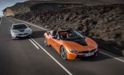 Το σπορ αυτοκίνητο του μέλλοντος – τώρα σε δύο τύπους αμαξώματος. Τα νέα BMW i8 Roadster και BMW i8 Coupe βρίσκονται στη γραμμή εκκίνησης. Και τα δύο plug-in υβριδικά μοντέλα υιοθετούν εξελιγμένη τεχνολογία BMW eDrive, που επιτρέπει μεγαλύτερη αυτονομία και περισσότερο χρόνο λειτουργίας αμιγώς στο ηλεκτρικό πρόγραμμα. Παγκόσμια πρεμιέρα του BMW i8 Roadster στην Έκθεση Αυτοκινήτου του Los Angeles το Δεκέμβριο του 2017, λανσάρισμα στην αγορά από τον Μάιο του 2018. Το νέο BMW i8 Roadster αποτελεί μία καινοτόμο έκφραση ελευθερίας: η απόλυτη open-top οδηγική εμπειρία με ένα ασυμβίβαστα σπορ διθέσιο. Σχεδόν αθόρυβη και μηδενικών ρύπων οδήγηση με ταχύτητα έως 120 km/h, πιέζοντας απλά το μπουτόν eDrive. Έντονα συναισθηματική, δυναμική εξωτερική σχεδίαση με μία κομψή, επιμηκυμένη σιλουέτα. Οπτικά χαμηλότερο κέντρο βάρους. Μοναδική αρχιτεκτονική LifeDrive και σχεδιαστική γλώσσα BMW i αποτυπώνονται σε μία ακαταμάχητη φιλοσοφία roadster. Ειδικές ενισχύσεις αμαξώματος και πόρτες που ανοίγουν προς τα πάνω υιοθετούν τη χαρακτηριστική ελαφριά δομή των μοντέλων BMW i. Το πλαίσιο του παρμπρίζ κατασκευάζεται επίσης από πλαστικό ενισχυμένο με ανθρακονήματα (CFRP). Η αναπόφευκτη αύξηση βάρους του νέου BMW i8 Roadster σε σχέση με το νέο BMW i8 Coupe περιορίζεται σε περίπου 60 kg. Υψηλής ποιότητας soft-top με μοναδικό μηχανισμό καλύπτει μία μεγάλη επιφάνεια. Πλήρως ηλεκτρική οροφή ανοίγει και κλείνει αθόρυβα – πιέζοντας ένα μπουτόν – σε 15 δευτερόλεπτα και εν κινήσει με ταχύτητα έως 50 km/h. Το Soft-top αποθηκεύεται εργονομικά σε κάθετη θέση, δημιουργώντας περίπου 100 L πρόσθετου αποθηκευτικού χώρου πίσω από τα καθίσματα. Plug-in υβριδικό σύστημα με βελτιστοποιημένη τεχνολογία BMW eDrive. Αύξηση χωρητικότητας κυψελών μπαταρίας ιόντων λιθίου από 20 - 34 Ah, μικτή χωρητικότητα ενέργειας από 7.1 - 11.6 kWh. Ηλεκτροκινητήρας με μέγιστη ισχύ αυξημένη κατά 9 kW/12 hp στα 105 kW/143 hp. Βελτιωμένη δυναμική και αυξημένες δυνατότητες για οδήγηση μηδενικών εκπεμπόμενων ρύπων. Η οδήγηση μόνο με τον ηλεκτροκινητήρα είναι εφικτή για ταχύτητες έως 105 km/h (προηγουμένως 70 km/h). Πιέζοντας το μπουτόν eDrive, μπορεί να επιτευχθεί ταχύτητα έως 120 km/h αμιγώς με ηλεκτροκίνηση. Ηλεκτρική αυτονομία: 53 km/ * (BMW i8 Roadster), 55 km * (BMW i8 Coupe). Τρικύλινδρος βενζινοκινητήρας έχει ίδια απόδοση 170 kW/231 hp. Βελτιστοποίηση ακουστικής κινητήρα και εκπομπών ρύπων με ενσωματωμένο φίλτρο σωματιδίων. Κατανάλωση βενζίνης στο μικτό κύκλο: 2.1 l/100 km* (BMW i8 Roadster), 1.9 l/100 km* (BMW i8 Coupe), εκπομπές CO2 από τη βενζίνη: 46 g/km* (BMW i8 Roadster), 42 g/km* (BMW i8 Coupe). Το νέο BMW i8 Roadster φέρει ειδικό σετάρισμα ελατηρίων, αποσβεστήρων και Dynamic Stability Control. Και τα δύο μοντέλα διατίθενται στάνταρ με Dynamic Damper Control. Το νέο BMW i8 Roadster προσφέρεται στάνταρ με αποκλειστικές ζάντες αλουμινίου 20-ιντσών σε σχέδιο διπλών ακτίνων. Κάθε ζάντα ζυγίζει περίπου ένα κιλό λιγότερο από την ελαφρύτερη ζάντα της προηγούμενης έκδοσης. Νέες μεταλλικές εξωτερικές αποχρώσεις E-Copper και Donington Grey για τα BMW i8 Roadster και BMW i8 Coupe. Ο διάκοσμος εσωτερικού Carpo είναι στάνταρ και στα δύο μοντέλα, για το BMW i8 Roadster αποκλειστικά σε Ivory White/Black και για το BMW i8 Coupe σε Ivory White. Νέα προαιρετική ταπετσαρία εσωτερικού σε Accaro Amido/E-Copper. Αποκλειστικά λογότυπα ‘Roadster”/“Coupe’ στις κολόνες C. Ο στάνταρ εξοπλισμός και για τα δύο μοντέλα περιλαμβάνει το σύστημα Πλοήγησης Professional, BMW Display Key, Driving Assistant με Surround View, και καλώδιο φόρτισης (mode 2). Οθόνη Ελέγχου (Control Display) με σχεδίαση μενού βασισμένη σε Tiles, με live mode. Προαιρετικές επιλογές: BMW Head‑Up Display με ειδικό περιεχόμενο, αντιθαμβωτικά φώτα BMW Laserlight με BMW Selective Beam, και ακουστική προειδοποίηση πεζών. Υπηρεσίες ConnectedDrive διατίθενται στάνταρ. Προσωπικός βοηθός ταξιδιού BMW Connected επιτρέπει εκτενή συνδεσιμότητα μεταξύ του αυτοκινήτου και της ψηφιακής ζωής του χρήστη. Νέες ψηφιακές υπηρεσίες περιλαμβάνουν ευφυή προγραμματισμό διαδρομών (με στάσεις για ανεφοδιασμό σε σταθμό φόρτισης ή σε πρατήριο καυσίμου), ενημέρωση τρέχουσας κατάστασης ταξιδιού και εξατομικευμένες ενδείξεις. Εκδόσεις μοντέλου από το λανσάρισμα: BMW i 8 Roadster : τεχνολογία BMW eDrive με υβριδικό, σύγχρονο ηλεκτροκινητήρα, μέγιστη ισχύς: 105 kW/143 hp, μέγιστη ροπή: 250 Nm. Τρικύλινδρος βενζινοκινητήρας με τεχνολογία BMW TwinPower Turbo, κυβισμός: 1.499 cc, ισχύς: 170 kW/231 hp, μέγιστη ροπή: 320 Nm. Τετρακίνηση για υβριδικό μοντέλο, ο κινητήρας καύσης κινεί τους πίσω τροχούς, ο ηλεκτροκινητήρας αντίστοιχα τους εμπρός. Επιτάχυνση [0 – 100 km/h]: 4,6 δευτερόλεπτα, τελική ταχύτητα: 250 km/h. Κατανάλωση ηλεκτρικής ισχύος, μικτός κύκλος*: 14,5 kWh/100 km, κατανάλωση βενζίνης, μικτός κύκλος*: 2,1 l/100 km, Εκπομπές CO2, μικτός κύκλος *: 46 g/km. Ηλεκτρική αυτονομία: 53 km*. BMW i 8 Coupe : τεχνολογία BMW eDrive με υβριδικό, σύγχρονο ηλεκτροκινητήρα, μέγιστη ισχύς: 105 kW/143 hp, μέγιστη ροπή: 250 Nm. Τρικύλινδρος βενζινοκινητήρας με τεχνολογία BMW TwinPower Turbo, κυβισμός: 1.499 cc, ισχύς: 170 kW/231 hp, μέγιστη ροπή: 320 Nm. Τετρακίνηση για υβριδικό μοντέλο, ο κινητήρας καύσης κινεί τους πίσω τροχούς, ο ηλεκτροκινητήρας αντίστοιχα τους εμπρός. Επιτάχυνση [0 – 100 km/h]: 4,4 δευτερόλεπτα, τελική ταχύτητα: 250 km/h. Κατανάλωση ηλεκτρικής ισχύος, μικτός κύκλος *: 14,0 kWh/100 km, κατανάλωση βενζίνης, μικτός κύκλος *: 1,9 l/100 km, Εκπομπές CO2, μικτός κύκλος *: 42 g/km. Ηλεκτρική αυτονομία: 55 km*.