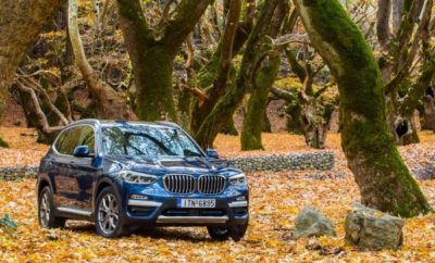 Η BMW X3 ήταν το αυτοκίνητο που εγκαινίασε τη μεσαία κατηγορία SAV (Sports Activity Vehicle) το 2003. Από τότε, η BMW έχει καταγράψει πάνω από 1,5 εκατομμύριο νέες ταξινομήσεις της X3 σε δύο γενιές μοντέλων μέχρι σήμερα. Τώρα, η νέα BMW X3 ετοιμάζεται να γράψει το επόμενο κεφάλαιο στην επιτυχημένη ιστορία της με μία ακόμα πιο εντυπωσιακή, δυναμική σχεδιαστική γλώσσα, ισχυρά και παράλληλα αποδοτικά συστήματα κίνησης και πολυτελή εξοπλισμό. Όπως όλα τα μέλη της επιτυχημένης οικογένειας X, συνδυάζει ξεχωριστά οδηγικά χαρακτηριστικά παντός εδάφους με απεριόριστη καθημερινή χρηστικότητα. Μεγαλύτερη σχεδιαστική σαφήνεια και τρεις εκδόσεις μοντέλων. Η τρίτη γενιά της BMW X3 ακολουθεί τα χνάρια των προκατόχων της συνδυάζοντας σκληροτράχηλη εμφάνιση off-road με σπορ στυλ. Οι γνώριμες αναλογίες, όπως πολύ κοντοί εμπρός και πίσω πρόβολοι, αναδεικνύουν την τέλεια κατανομή βάρους 50:50 μεταξύ εμπρός και πίσω άξονα. Οι δυναμικές προθέσεις της νέας BMW X3 υπογραμμίζονται από μία στιβαρή μάσκα και τους προβολείς ομίχλης με εξαγωνική σχεδίαση για πρώτη φορά σε μοντέλο BMW X. Τα πίσω φωτιστικά σώματα (με τρισδιάστατη εμφάνιση και προαιρετική full-LED λειτουργικότητα που ενισχύουν το δυναμικό στυλ), η αεροτομή στην έντονα καθοδική οροφή και οι δύο απολήξεις εξαγωγής δημιουργούν ένα μυώδες πίσω τμήμα. Με τις εκδόσεις xLine, M Sport και Luxury Line (η τελευταία είναι προσθήκη στη γκάμα) και τα αξεσουάρ BMW Individual, η εμφάνιση της BMW X3 προσαρμόζεται με ακόμα μεγαλύτερη ακρίβεια στα προσωπικά γούστα των πελατών. Εκτός από τις στάνταρ 18άρες ζάντες αλουμινίου (προηγουμένως: 17-ιντσών), οι πελάτες μπορούν να επιλέξουν από συνδυασμούς ζαντών/ελαστικών διαστάσεων έως 21-ιντσών. Πέρα από τη διαφοροποίηση ορισμένων εξωτερικών χαρακτηριστικών, οι τρεις εκδόσεις εξοπλισμού προσαρμόζουν το εσωτερικό στη θεματολογία που υποστηρίζει η κάθε μία. Το εσωτερικό της νέας BMW X3 διαθέτει έναν απαράμιλλο συνδυασμό ποιότητας υλικών, φινιρίσματος και εφαρμογής ενώ ξεπερνά την προκάτοχό της σε πολυτέλεια και φινέτσα. Τα επίπεδα άνεσης αναβαθμίζονται με νέες προτάσεις εξοπλισμού όπως αυτόματος έλεγχος κλιματισμού τριών ζωνών, πακέτο Ambient Air, ενεργός εξαερισμός καθισμάτων, cargo λειτουργία των στάνταρ διαιρούμενων 40:20:40 /αναδιπλούμενων πλατών πίσω καθισμάτων Η νέα BMW X3. Συνοπτικά. BMW Media Information 06/2017 Σελίδα 2 και η πανοραμική κρυστάλλινη ηλιοροφή που δημιουργεί ένα ευάερο περιβάλλον στο εσωτερικό και δίνει έμφαση στην αντιληπτή ποιότητα. Ένα ακόμα νέο στοιχείο εξοπλισμού είναι το προαιρετικό BMW Display Key, που όχι μόνο κλειδώνει και ξεκλειδώνει την BMW X3 μέσω τηλεχειρισμού, αλλά εμφανίζει και ποικίλες πληροφορίες κατάστασης του αυτοκινήτου και κάνει χρέη τηλεχειριστηρίου για το προαιρετικό βοηθητικό σύστημα κλιματισμού. Βελτιστοποιημένος συνδυασμός δυναμικής ακρίβειας και οδηγικής άνεσης. Οι μηχανικοί της BMW εφάρμοσαν εκτεταμένα μέτρα για να βελτιώσουν σημαντικά τη δυναμική συμπεριφορά, την κατευθυντική ευστάθεια και την οδηγική αίσθηση της νέας BMW X3. Έτσι το νέο μοντέλο είναι ακόμα πιο σπορ από το προηγούμενο, χωρίς συμβιβασμούς στην οδηγική άνεση. Οι επιλογές πλαισίου περιλαμβάνουν ανάρτηση M Sport, Dynamic Damper Control, φρένα M Sport και σπορ σύστημα διεύθυνσης με μεταβλητό λόγο υποπολλαπλασιασμού. Ακόμα πιο αποδοτική γκάμα κινητήρων και ευφυής σχεδίαση ελαφρού βάρους. Δύο κινητήρες diesel και τρεις βενζινοκινητήρες θα διατίθενται από το λανσάρισμα (ή λίγο αργότερα) για τη νέα BMW X3. Η BMW X3 M40i 265 kW/360 hp (κατανάλωση μικτού κύκλου: 8.4 – 8.2 l/100 km, εκπομπές CO2 στο μικτό κύκλο: 193 – 188 g/km)* γίνεται το πρώτο Αυτοκίνητο M Performance της οικογένειας X3 και πλαισιώνεται από ένα δεύτερο βενζινοκίνητο μοντέλο με τη μορφή της BMW X3 xDrive30i που αποδίδει 185 kW/252 hp (κατανάλωση μικτού κύκλου: 7,4 l/100 km, εκπομπές CO2 στο μικτό κύκλο: 168 g/km)**. Τα δύο πετρελαιοκίνητα μοντέλα είναι η BMW X3 xDrive20d με 140 kW/190 hp (κατανάλωση μικτού κύκλου: 5.4 – 5.0 l/100 km, εκπομπές CO2 στο μικτό κύκλο: 142 – 132 g/km)* και η BMW X3 xDrive30d που αποδίδει 195 kW/265 hp (κατανάλωση μικτού κύκλου: 6.0 – 5.7 l/100 km, εκπομπές CO2 στο μικτό κύκλο: 158 – 149 g/km)*. Η BMW X3 20i με 135 kW/184 hp (κατανάλωση μικτού κύκλου: 7.4 – 7.2 l/100 km, εκπομπές CO2 στο μικτό κύκλο: 169 – 165 g/km)** και δυνατότητα επιλογής τετρακίνησης ή πίσω κίνησης (όχι στην Ευρώπη) θα ακολουθήσει λίγο μετά το λανσάρισμα της νέας X3. Όλες οι εκδόσεις κινητήρων θα συνδυάζονται στάνταρ με μία βελτιστοποιημένη έκδοση του οκτατάχυτου κιβωτίου Steptronic. Η στρατηγική εξέλιξης BMW EfficientDynamics για τη νέα BMW X3 περιλαμβάνει κινητήρες βελτιστοποιημένης κατανάλωσης και την εκτενή εφαρμογή ελαφρών μέτρων σχεδίασης ελαφρού βάρους. Για παράδειγμα, η * Τιμές κατανάλωσης βασίζονται στον Ευρωπαϊκό κύκλο δοκιμών, διαφέρουν ανάλογα με τον τύπο του ελαστικού που χρησιμοποιείται. ** Τιμές κατανάλωσης βασίζονται στον Ευρωπαϊκό κύκλο δοκιμών, διαφέρουν ανάλογα με τον τύπο του ελαστικού που χρησιμοποιείται. BMW Media Information 06/2017 Σελίδα 3 αυξημένη χρήση αλουμινένιων εξαρτημάτων του κινητήρα και της ανάρτησης έχει μειώσει το βάρος των σχετικών συστημάτων. Κατά συνέπεια, η νέα BMW X3 είναι μέχρι 55 kg ελαφρύτερη από τα αντίστοιχα προηγούμενα μοντέλα με παρόμοιο εξοπλισμό. Επιπλέον, η νέα BMW X3 έχει κορυφαίο συντελεστή αεροδυναμικής Cd = 0.29. BMW ConnectedDrive: ημιαυτοματοποιημένη οδήγηση και κορυφαία συνδεσιμότητα. Σε ότι αφορά τα χαρακτηριστικά BMW Personal CoPilot που εστιάζουν στην υποστήριξη του οδηγού και την (ημι-) αυτοματοποιημένη οδήγηση, η νέα BMW X3 διατίθεται προαιρετικά με την τελευταία γενιά Active Cruise Control και το πακέτο ασφάλειας Driving Assistant Plus, που περιλαμβάνει Steering και lane control assistant, Lane Change Assistant (από Δεκέμβριο 2017) και Lane Keeping Assistant με προστασία από πλευρική σύγκρουση. Αυτή η εκτενής γκάμα συστημάτων υποστήριξης καθιστά ιδιαίτερα ξεχωριστή τη νέα BMW X3 ανάμεσα στους άμεσους αντιπάλους της. Το δεύτερο θεμελιώδες στοιχείο του BMW ConnectedDrive – μαζί με τα συστήματα υποστήριξης οδηγού BMW Personal CoPilot – δημιουργείται από τις Υπηρεσίες και εφαρμογές BMW ConnectedDrive. Η νέα BMW X3 περιλαμβάνει τώρα το BMW Connected. Λειτουργώντας με βάση μία ευέλικτη πλατφόρμα, το Open Mobility Cloud, αυτή η ενσωματωμένη ψηφιακή φιλοσοφία για αναβαθμισμένη προσωπική μετακίνηση χρησιμοποιεί ποικίλα μέσα επικοινωνίας (όπως smartphones και smartwatches) για να ενσωματώσει το αυτοκίνητο στην προσωπική ζωή του χρήστη. Αυτό σημαίνει για παράδειγμα ότι μπορεί να μεταφέρει πληροφορίες σχετικές με τη μετακίνηση, όπως διευθύνσεις από καταχωρήσεις ημερολογίου αυτόματα ως προορισμούς στο σύστημα πλοήγησης και να υπολογίσει την ιδανική ώρα αναχώρησης για το ταξίδι. Το σύστημα αναγνώρισης χειρονομιών επιτρέπει τη διαισθητική λειτουργία ποικίλων λειτουργιών των συστημάτων πλοήγησης και ενημέρωσης / ψυχαγωγίας χρησιμοποιώντας κινήσεις των δακτύλων και χεριών. Το επίσης προαιρετικό Voice Assistant επιτρέπει στον οδηγό να χρησιμοποιεί γλώσσα της καθομιλουμένης για να μετατρέπει τα αιτήματά του σε ενέργειες αντί της χρήσης φωνητικών εντολών. Με προαιρετικό Head-Up Display προβάλλονται οι σημαντικότερες πληροφορίες που έχουν σχέση με την οδήγηση στο πεδίο ορατότητας του οδηγού. Το Head-Up Display της νέας BMW X3 είναι απαράμιλλο στην κατηγορία του για τα γραφιστικά στοιχεία, την ανάλυση και τις δυνατότητες απεικόνισης. Οι τιμές κατανάλωσης και εκπομπών CO2 καθορίστηκαν σύμφωνα με την Ευρωπαϊκή Οδηγία (EC) 715/2007 στην ισχύουσα έκδοση την εποχή της έγκρισης τύπου. Οι τιμές αναφέρονται σε ένα όχημα με βασικό εξοπλισμό στη Γερμανία και το εύρος τιμών αντανακλά τις διάφορες διαστάσεις ζαντών και BMW Media Information 06/2017 Σελίδα 4 ελαστικών. Οι τιμές των οχημάτων που επισημαίνονται με (**) ήδη βασίζονται στη νέα οδηγία WLTP και έχει γίνει αναγωγή στις αντίστοιχες τιμές NEDC για λόγους σύγκρισης. Αναφορικά με αυτά τα οχήματα, για σχετικούς φόρους και τα όποια ειδικά τέλη που βασίζονται σε εκπομπές CO2, οι τιμές CO2 ίσως διαφέρουν από αυτές που αναφέρονται εδώ (ανάλογα με την εθνική νομοθεσία). Οι προδιαγραφές εκπομπών CO2 προσδιορίζονται σύμφωνα με την Οδηγία 1999/94/EC και την PkwEnVKV, και βασίζονται στις τιμές κατανάλωσης και εκπομπών CO2 που ορίζει ο κύκλος NEDC. Για περισσότερες λεπτομέρειες σχετικά με τις επίσημες τιμές κατανάλωσης και ειδικές τιμές εκπομπών CO2 των νέων επιβατικών αυτοκινήτων παρακαλούμε ανατρέξτε στο σχετικό εγχειρίδιο "Οδηγία για κατανάλωση, εκπομπές CO2 και κατανάλωση ηλεκτρικής ενέργειας νέων επιβατικών αυτοκινήτων", που διατίθεται δωρεάν σε όλο το δίκτυο εμπόρων και στη https://www.dat.de/e