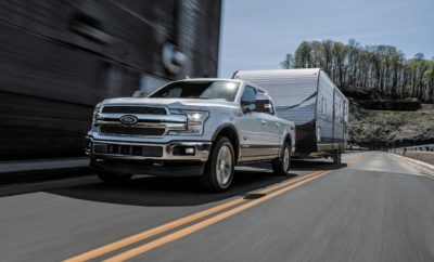 Με Ευρωπαϊκή Καρδιά το Αμερικάνικο Ford F-150. Το Θρυλικό Μοντέλο θα εφοδιάζεται για Πρώτη Φορά στην Ιστορία του με Κινητήρα Diesel • Το Εργοστάσιο Κινητήρων της Ford Ευρώπης στο Dagenham κατασκευάζει το νέο πετρελαιοκινητήρα 3.0L Power Stroke που θα προσφέρει στο F-150 της Αμερικανικής αγοράς τις καλύτερες επιδόσεις στην κατηγορία • Ο πρώτος κινητήρας diesel στην ιστορία του θρυλικού F-150 αποδίδει 250 ίππους (253 PS) και 596 Nm ροπής από τις 1.750 σ.α.λ. Το F-150 diesel μπορεί να ρυμουλκήσει τώρα πάνω από 5 τόνους φορτίο • Το παγκοσμίως μεγαλύτερο εργοστάσιο παραγωγής κινητήρων diesel της Ford στο Dagenham, κατασκεύασε πέρσι 800.000 κινητήρες για τη Βρετανία και άλλες χώρες του εξωτερικού, μεταξύ των οποίων οι 2.0L και 1.5L EcoBlue Ο νέος κινητήρας Diesel 3.0L Power Stroke της Ford – που κατασκευάζεται από την Ford Ευρώπης – θα προσφέρει από φέτος στους αγοραστές του F-150 στις ΗΠΑ την καλύτερη ροπή, ικανότητα ρυμούλκησης και μεταφοράς ωφέλιμου φορτίου στην κατηγορία. Ο πρώτος πετρελαιοκινητήρας που συναρμολογείται στο Εργοστάσιο Κινητήρων της Ford στο Dagenham (Ηνωμένο Βασίλειο) για το κορυφαίο F-150 της Αμερικάνικης αγοράς, αποδίδει 250 ίππους (253 PS) και 596 Nm ροπής, γεγονός που το κάνει να υπερέχει από οποιοδήποτε άλλο diesel pickup στην κατηγορία του. Η μέγιστη ροπή, που αποδίδεται από τις 1.750 σ.α.λ., προσδίδει στο θηριώδες pickup ικανότητα ρυμούλκησης πάνω από 5 τόνους (5.171 kg) και ωφέλιμο φορτίο 916 kg. Όλα αυτά σε συνδυασμό με κατανάλωση καυσίμου 30 mpg στον αυτοκινητόδρομο, σύμφωνα με τα Αμερικανικά πρότυπα δοκιμών. «Για κάθε οδηγό τέτοιου αυτοκινήτου, ο οποίος επιθυμεί αξιοσημείωτη οικονομία καυσίμου κατά τη ρυμούλκηση και μεταφορά φορτίων, προσφέρουμε ένα νέο κινητήρα 3.0L Power Stroke V6, με ονειρεμένες επιδόσεις» δήλωσε ο Dave Filipe, vice president Global Powertrain Engineering. «Όσο περισσότερο ρυμουλκείς και μεταφέρεις φορτία, τόσο περισσότερο εκτιμάς την εξαιρετική του ικανότητα ρυμούλκησης και ωφέλιμου φορτίου αλλά και την οικονομία στην κατανάλωση. » Το Εργοστάσιο Κινητήρων της Ford στο Dagenham, τη μεγαλύτερη μονάδα παραγωγής diesel της εταιρίας σε όλο τον κόσμο, απασχολεί 3.000 άτομα και πέρσι κατασκεύασε 800.000 κινητήρες που διατέθηκαν στη Βρετανία αλλά και σε άλλες αγορές. «Η ασυναγώνιστη ισχύ ενός diesel τον κάνει ιδανικό συμπλήρωμα του θρυλικού F 150 pickup, κάτι το οποίο οι φίλοι της σειράς F στις ΗΠΑ θα ανακαλύψουν από μόνοι τους» δήλωσε ο Stephen Gill, director, Powertrain Engineering, Ford Ευρώπης. «Η τεχνογνωσία της Ford Ευρώπης στους κινητήρες diesel επεκτείνεται πέραν της παραγωγής. Το Κέντρο Κινητήρων μας στο Dagenham της Βρετανίας, αποτελεί πρότυπο κέντρο για τη δημιουργία προηγμένων μονάδων diesel, μεταξύ των οποίων ο 2.0 Ford EcoBlue και ο νέος 1.5 Ford EcoBlue.” Ο νέος 3.0L Power Stroke προσφέρει αυξημένη αντοχή και μειωμένο βάρος χάρη στη χρήση τεχνολογιών, όπως μπλοκ κυλίνδρων από συμπιεσμένο μίγμα γραφίτη - σιδήρου, και ο στρόφαλος από σφυρήλατο χάλυβα. Για ταχύτερη απόκριση και μειωμένη υστέρηση τούρμπο (turbo lag), ο κινητήρας υιοθετεί έναν υψηλής απόδοσης υπερσυμπιεστή μεταβλητής γεωμετρίας. Ένα σύστημα άμεσου ψεκασμού καυσίμου common-rail βελτιστοποιεί τις επιδόσεις και την οικονομία καυσίμου, ενώ η υψηλή πίεση ψεκασμού 29.000 psi (2.000 bar) επιτρέπει πιο ομαλή και αθόρυβη λειτουργία με μειωμένες εκπομπές ρύπων. Δύο φίλτρα καυσίμου, ένα κάρτερ λαδιού από χυτό αλουμίνιο και μία αντλία λαδιού δύο σταδίων μεταφράζονται σε μειωμένες εσωτερικές απώλειες του κινητήρα και μεγαλύτερη οικονομία. Το μηχανικό βεντιλατέρ που παίρνει κίνηση από τον κινητήρα και το ψυγείο με ενεργές γρίλιες (shutter) προσφέρουν βελτιωμένη απόδοση σε υψηλές θερμοκρασίες και μεγάλα υψόμετρα, κάτι που συνιστά βασικό πλεονέκτημα έναντι των ηλεκτρικών βεντιλατέρ που χρησιμοποιούν οι ανταγωνιστές. Σε συνθήκες οδήγησης και ρυμούλκησης με μικρότερα φορτία, το σύστημα διαχείρισης του κινητήρα στο F-150 αποσυνδέει υδραυλικά το βεντιλατέρ κλείνοντας στις δύο γρίλιες εμπρός από το ψυγείο για βελτιωμένη αεροδυναμική απόδοση και μειωμένες εσωτερικές απώλειες του κινητήρα. Τη βελτιωμένη απόδοση και τις μειωμένες εκπομπές ρύπων υποστηρίζει ένα ειδικά ρυθμισμένο 10τάχυτο αυτόματο κιβώτιο SelectShift® και το Auto Start-Stop. Η Ford πούλησε 896.764 φορτηγά F-Series στις ΗΠΑ το 2017 – αύξηση 9,3% μέσα σε ένα χρόνο, που αντιπροσωπεύει την καλύτερη επίδοση από το 2005. Πέρσι, η F-Series γιόρτασε 41 χρόνια ως το Καλύτερο σε Πωλήσεις Pickup στην Αμερική. Η Ford Ευρώπης βρίσκεται στο τιμόνι της τεχνολογικής εξέλιξης παγκόσμιων κινητήρων diesel. Εξειδικευμένο προσωπικό εργάζεται στο Dagenham, καθώς και στο Dunton Technical Centre, (Βρετανία), το Merkenich Technical Centre (Γερμανία) και το Ford European Research & Innovation Centre (Γερμανία).