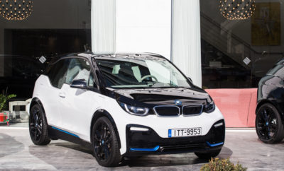 Το BMW i3 είναι ένα πρωτοποριακό μοντέλο σε μία νέα εποχή στο χώρο της μετακίνησης. Σαν παγκοσμίως αναγνωρισμένο σύμβολο βιωσιμότητας και ευφυούς συνδεσιμότητας για μετακινήσεις στην πόλη, έχει γίνει το δημοφιλέστερο ηλεκτρικό αυτοκίνητο στην premium compact κατηγορία. Η συνταγή επιτυχίας του BMW i3 (με τιμές από 39.350 ευρώ) βελτιώνεται τώρα με ανανεωτικές, στιλιστικές πινελιές, προηγμένα στοιχεία εξοπλισμού και νέες ψηφιακές υπηρεσίες, αλλά και με την προσθήκη μιας νέας έκδοσης. Ντεμπούτο δίπλα στη νέα έκδοση του πρώτου premium μοντέλου που σχεδιάστηκε εξ αρχής ως ηλεκτροκίνητο κάνει το BMW i3s. Με υψηλότερη ισχύ, ειδική τεχνολογία πλαισίου, πιο δυναμική συμπεριφορά και δικά του σχεδιαστικά χαρακτηριστικά, παράγει ένα δυνατό κοκτέιλ απαράμιλλης, σπορ οδηγικής απόλαυσης που σχετίζεται με τα ηλεκτρικά μοντέλα του BMW Group. Προσφέροντας μία ανώτερη εμπειρία ηλεκτροκίνησης με μηδενικούς ρύπους, σε συνδυασμό με ένα νέο επίπεδο τεχνολογίας συνδεσιμότητας, και τα δύο μοντέλα αντιπροσωπεύουν το μέλλον της αστικής μετακίνησης. Το BMW i3 ηγείται της κατηγορίας premium ηλεκτρικών οχημάτων από το 2014, όχι μόνο στην Ευρώπη, αλλά και σε όλο τον κόσμο. Στη Γερμανία, κατέχει την πρώτη θέση στις ταξινομήσεις νέων οχημάτων στην κατηγορία ηλεκτρικών μοντέλων συνολικά από το 2014. Όμως, δεν είναι μόνο τα οραματικά, ηλεκτρικά οχήματα και η εμπνευσμένη σχεδίαση που κάνουν την BMW i δημοφιλή αλλά και οι καινοτόμες λύσεις μετακίνησης και η επαναστατική, νέα εκδοχή της έννοιας premium, με πρωταρχικό στοιχείο τη βιωσιμότητα. Προσφέροντας τέτοια προϊόντα και υιοθετώντας μία ολοκληρωμένη μέθοδο που λαμβάνει υπόψη όλο τον κύκλο ζωής – από την παραγωγή πρώτων υλών μέχρι την κατασκευή και λειτουργία των οχημάτων και στη συνέχεια την ανακύκλωση – η μάρκα BMW i έχει καθιερωθεί ως πρωτοπόρος στον τομέα της προηγμένης μετακίνησης. Ηλεκτροκινητήρας BMW eDrive σε δύο εκδόσεις ισχύος, μπαταρία υψηλής τάσης με μεγάλη χωρητικότητα 94 Ah/33 kWh, προαιρετικός κινητήρας επέκτασης αυτονομίας. Η οδηγική εμπειρία με τα μοντέλα BMW i έχει παίξει σημαντικό ρόλο στην αυξανόμενη απήχηση και δημοτικότητα της ηλεκτροκίνησης. Μετά από συστηματική βελτίωση, η τεχνολογία BMW eDrive των νέων BMW i3 και BMW i3s προσφέρει οδηγική εμπειρία με μηδενικούς εκπεμπόμενους ρύπους, άμεση παραγωγή ισχύος, αποδοτική χρήση ενέργειας και βελτιστοποιημένη αυτονομία για ένα επίπεδο καθημερινής πρακτικότητας που δεν περιορίζεται στις απαιτήσεις της αμιγούς οδήγησης στην πόλη. Και τα δύο μοντέλα αντλούν ενέργεια από τη μπαταρία ιόντων λιθίου υψηλής τάσης του BMW Group με χωρητικότητα 94 ampere hours (Ah) ή 33 kilowatt hours (kWh). Ένας κινητήρας επέκτασης αυτονομίας παραγγέλνεται προαιρετικά για τα νέα BMW i3 και BMW i3s. Τα νέα BMW i3 και BMW i3s γιόρτασαν την παγκόσμια πρεμιέρα τους στη Διεθνή Έκθεση Αυτοκινήτου της Φρανκφούρτης, το Σεπτέμβριο του 2017. Το παγκόσμιο λανσάρισμα ξεκίνησε το Νοέμβριο του 2017. Σχεδίαση: σπορ εμφάνιση. Τα νέα BMW i3 και BMW i3s έχουν έντονα δυναμικό χαρακτήρα, κατά τα πρότυπα ηλεκτρικών οχημάτων της premium compact κατηγορίας, ενώ αρκετά στιλιστικά στοιχεία υποδηλώνουν τι κρύβεται πίσω από την εντυπωσιακή εμφάνιση. Το μοναδικό, προηγμένο εξωτερικό στυλ έχει βραβευτεί, μεταξύ άλλων, με το iF gold award για την προϊοντική σχεδίαση και με τον τίτλο World Car Design of the Year και τώρα έχει αναβαθμιστεί με αρκετές, έξυπνες σχεδιαστικές πινελιές που εκφράζουν την υπόσχεση μιας σπορ και συναρπαστικής οδηγικής εμπειρίας. Σήμα κατατεθέν, η Μαύρη Λωρίδα BMW i που ξεκινώντας από το καπό και μέσω της οροφής καταλήγει στο πίσω τμήμα, πλαισιώνεται τώρα από κολόνες A και γραμμές οροφής επίσης σε μαύρο φινίρισμα. Η γκάμα χρωμάτων περιλαμβάνει τις νέες μεταλλικές προτάσεις Melbourne Red metallic και Imperial Blue metallic. Εκτός από τις νέες προσθήκες, οι πελάτες μπορούν να επιλέξουν και από τις μη μεταλλικές αποχρώσεις Capparis White και Fluid Black, καθώς και τις Protonic Blue metallic και Mineral Grey metallic. Στην επανασχεδίαση των εμπρός και πίσω ποδιών δόθηκε ιδιαίτερη έμφαση στο πλάτος που υποδηλώνει τη σπορ και γεμάτη αυτοπεποίθηση οδηγική συμπεριφορά των νέων μοντέλων. Μία χρωμιωμένη διακοσμητική λωρίδα που διατρέχει το πίσω τμήμα σε όλο του του πλάτος και η θέση των σημάτων του μοντέλου και του eDrive στα εξωτερικά άκρα του πορτμπαγκάζ ενισχύουν αυτή την εντύπωση Τα νέα BMW i3 και BMW i3s είναι στάνταρ εξοπλισμένα με προβολείς all-LED, που υιοθετούν λαμπτήρες LED για τη μεσαία και μεγάλη σκάλα και για τα φώτα ημέρας. Τα νέα φλας τεχνολογίας LED ενσωματώνονται στην εμπρός ποδιά με τη μορφή οριζόντιων λωρίδων. Αυτό σημαίνει ότι λαμπτήρες LED χρησιμοποιούνται για όλες τις λειτουργίες φωτισμού στο εμπρός τμήμα του αυτοκινήτου, όπως στα πίσω φωτιστικά σώματα με τα κρυστάλλινα καλύμματα. Νέο BMW i3: νέες στιλιστικές πινελιές για μία αίσθηση σπορ φινέτσας. Η προσεκτική εξέλιξη της εξωτερικής σχεδίασης όχι μόνο βοηθά να αναδειχτούν τα σπορ διαπιστευτήρια του νέου BMW i3, αλλά υπογραμμίζει και την προηγμένη φινέτσα του. Ο εμπρός προφυλακτήρας είναι όλος βαμμένος στο χρώμα του αμαξώματος, ενώ φέρει μαύρο πλαίσιο σχήματος U που δίνει έμφαση στη φυσιογνωμία του αυτοκινήτου. Καθώς εκτείνονται προς τα πίσω, οι έντονα ανάγλυφες καμπύλες σε συνδυασμό με τη χρωματική αντίθεση μεταξύ μαύρου πλαισίου και ένθετου βαμμένου στο χρώμα του αμαξώματος, δημουργούν εκφραστική εμφάνιση γεμάτη ενέργεια. Η νέα ασημί πινελιά στην οροφή προσδίδει μία έξτρα νότα κομψότητας και δυναμισμού στο νέο BMW i3. Διευρύνεται προς τα πίσω, τονίζοντας έτσι τη ροή του αέρα, όπως και το χαρακτηριστικό περίγραμμα των πλαϊνών παραθύρων. Νέο BMW i3s: απόλυτα δυναμικός παίκτης. Το νέο BMW i3s ενσωματώνει αρκετά ατομικά σχεδιαστικά στοιχεία που υπογραμμίζουν τον άκρως δυναμικό χαρακτήρα του. Οι εμπρός και πίσω ποδιές διακρίνονται για τη δυναμική γραμμή τους που υποστηρίζει τη φύση του μοντέλου. Μπροστά, το ένθετο του προφυλακτήρα και το σχήματος U πλαίσιο έχουν μαύρο φινίρισμα. Τα πλαϊνά τμήματα της εμπρός ποδιάς πλαισιώνονται στο κάτω τμήμα από διακοσμητικές λωρίδες σε BMW i Blue ή Frozen Grey που προβάλλουν ακόμα περισσότερο το πλάτος του αυτοκινήτου. Το διακοσμητικό στην κλειστή μάσκα BMW είναι επίσης βαμμένο σε high-gloss black στο BMW i3s αναδεικνύοντας τη φυσιογνωμία του οχήματος. Στην πίσω ποδιά του νέου BMW i3s παρατηρούμε επίσης ιδιαίτερες στιλιστικές γραμμές, ενώ το μαύρο πλαίσιο περιβάλλει ένα πολύ φαρδύ ένθετο στο χρώμα του αμαξώματος. Στο νέο BMW i3s, το διακοσμητικό οροφής υιοθετεί ίδιο high-gloss black φινίρισμα με των κολόνων Α. Το νέο BMW i3s είναι εξοπλισμένο στάνταρ με σπορ ανάρτηση, με μειωμένη κατά 10 mm απόσταση από το έδαφος. Το αυξημένο κατά 40 mm μετατρόχιο συγκριτικά με του BMW i3 τονίζεται με τα μαύρα πλαίσια των θόλων των τροχών. Το BMW i3s διατίθεται με αποκλειστικές ζάντες αλουμινίου 20-ιντσών σε σχέδιο διπλών ακτίνων που είναι 20 mm φαρδύτερες από τις προηγούμενες εκδόσεις. Παραγγέλνονται σε αποχρώσεις Bicolour και Jet Black. Εσωτερικό: εξαιρετική αίσθηση ευρυχωρίας, βιώσιμα υλικά. Όπως η εξωτερική σχεδίαση έτσι και το εσωτερικό των νέων BMW i3 και BMW i3s βασίζεται στην καινοτόμο αρχιτεκτονική LifeDrive. Ο κλωβός επιβατών από CFRP (πλαστικό ενισχυμένο με ανθρακονήματα) αποπνέει μία εκπληκτική αίσθηση ευρυχωρίας και ελαφριάς δομής. Η σχεδιαστική αρχή των δύο τετραθέσιων μοντέλων καταργεί τις κολώνες Β και το τούνελ του κιβωτίου. Οι πόρτες που ανοίγουν προς αντίθετες κατευθύνσεις παρέχουν στους επιβάτες εξαιρετική ευκολία πρόσβασης. Οι εκδόσεις εξοπλισμού Loft, Lodge και Suite διατίθενται για τα νέα BMW i3 και BMW i3s, εναλλακτικά αντί της στάνταρ έκδοσης Atelier. Η προαιρετική έκδοση Lodge περιλαμβάνει νέα καλύμματα καθισμάτων σε Solaric Brown, που συνδυάζει φυσικό δέρμα βαμμένο σε εκχύλισμα από φύλλα ελιάς με ύφασμα βασισμένο σε μαλλί. Οι προδιαγραφές βιωσιμότητας που έχουν οριστεί για τα μοντέλα BMW i3 και BMW i3s επιβεβαιώνονται και στην επιλογή των υπολοίπων υλικών, όπως ανακυκλωμένα πλαστικά, ανανεώσιμες πρώτες ύλες, φυσικές ίνες και ξύλο ευκαλύπτου με ανοιχτούς πόρους που δεν έχει υποστεί λεύκανση. Πάνω από το 80% των επιφανειών που είναι ορατές στους επιβάτες κατασκευάζονται από ανακυκλωμένα υλικά ή ανανεώσιμους πόρους. Η νέα έκδοση μπλε ζώνης ασφαλείας προσφέρει μία πλούσια χρωματική πινελιά στο εσωτερικό στο χαρακτηριστικό στυλ της μάρκας. Το BMW i3s συμπληρώνει όλα αυτά με ειδικά λογότυπα στα εμπρός πατάκια, στάνταρ. Απόλαυση μηδενικών ρύπων στο τιμόνι: απαράμιλλη οδηγική εμπειρία, τώρα με δύο εκδόσεις ιπποδύναμης. Ο σύγχρονος ηλεκτροκινητήρας του νέου BMW i3 αποδίδει μέγιστη ισχύ 125 kW/170 hp. Η μέγιστη ροπή των 250 Nm είναι πλήρως διαθέσιμη κατά την εκκίνηση, όπως συμβαίνει με τους ηλεκτροκινητήρες. Αυτό σημαίνει ότι πατώντας το πεντάλ του γκαζιού, ο οδηγός βιώνει μία συναρπαστική αίσθηση ταχύτητας. Ο κινητήρας προσφέρει κλασικές επιδόσεις BMW μέσω μονοτάχυτου αυτόματου κιβωτίου, με συνεχή παραγωγή ισχύος που επιταχύνει δυναμικά το αυτοκίνητο. Η επιτάχυνση 0-100 km/h με το νέο BMW i3 ολοκληρώνεται σε 7,3 δευτερόλεπτα. Η τελική του ταχύτητα περιορίζεται στα 150 km/h. Τοποθετημένα χαμηλά στο πάτωμα του αυτοκινήτου, η μπαταρία ιόντων λιθίου υψηλής τάσης παρέχει αυτονομία 290 - 300 km* (κύκλος NEDC), 235 - 255 km** σύμφωνα με το WLTP και μέχρι 200 km*** σε καθημερινή χρήση. Η κατανάλωση ηλεκτρικής ενέργειας του νέου BMW i3 στο μικτό κύκλο NEDC κυμαίνεται μεταξύ 13,6 και 13,1 kWh για κάθε 100 km*. Εξαιρετική δυναμική συμπεριφορά τώρα στην κατηγορία ηλεκτρικών οχημάτων, με άμεση ροπή, άριστη πρόσφυση και απόλυτα ελεγχόμενα ντριφτ. Η ευελιξία του BMW i3 στο δρόμο βελτιώνεται με την ανανεωμένη έκδοση του Dynamic Stability Control (DSC). Το πλήρως αναβαθμισμένο, ταχύτερης απόκρισης σύστημα ελέγχου πρόσφυσης εγγυάται αξιόπιστη συμπεριφορά σε όλες τις οδηγικές συνθήκες. Ένα μοναδικό σύστημα περιορισμού ταχύτητας περιστροφής των τροχών εξασφαλίζει καλύτερη κατευθυντική ευστάθεια, τόσο κατά τη δυναμική επιτάχυνση όσο και στο ρολάρισμα με ισχυρή αναγεννητική πέδηση. Η πρόσφυση κατά την εκκίνηση στο χιόνι και σε βρεγμένο οδόστρωμα έχει βελτιωθεί αισθητά. Το DTC (Dynamic Traction Control) mode αυξάνει την ευστάθεια σε υψηλότερες ταχύτητες και σε σπορ στρίψιμο, επιτρέποντας ήπια και ελεγχόμενα με ασφάλεια ντριφταρίσματα όταν μειώνονται τα επίπεδα πρόσφυσης. Το νέο BMW i3s αντιπροσωπεύει μία ακόμα πιο σπορ εκδοχή της αθόρυβης ηλεκτροκίνησης μηδενικών εκπεμπόμενων ρύπων, έχοντας έναν ισχυρό ηλεκτροκινητήρα 135 kW/184 hp που αποδίδει μέγιστη ροπή 270 Nm. Το αναβαθμισμένο σύστημα κίνησης περιλαμβάνει τροποποιημένο έλεγχο του μοτέρ και ειδικά κωνικά ρουλεμάν, που έχουν αξιοποιηθεί για περαιτέρω βελτίωση της απόδοσης ισχύος και της καμπύλης επιδόσεων σε υψηλότερες στροφές. Στα όρια των στροφών του ηλεκτροκινητήρα, τα επίπεδα ισχύος και ροπής είναι μέχρι 40% υψηλότερα από του BMW i3. Επιπλέον, το νέο BMW i3s διαθέτει σπορ ανάρτηση με ειδικά εξελιγμένα ελατήρια, αποσβεστήρες και αντιστρεπτικές δοκούς. Οι οδηγοί μπορούν επίσης να επιλέγουν SPORT mode μέσω του διακόπτη Driving Experience Control. Αυτό ενεργοποιεί πιο άμεση απόκριση του γκαζιού και συστήματος διεύθυνσης που επιτείνουν τη σπορ αίσθηση του αυτοκινήτου. Μόλις 6,9 δεύτερα είναι αρκετά για να επιταχύνει το BMW i3s από στάση στα 100 km/h μέχρι την τελική ταχύτητα των 160 km/h. Στο μικτό κύκλο NEDC καταναλώνει ηλεκτρική ενέργεια 14.3 kWh / 100 km*. Η ηλεκτρική αυτονομία φτάνει τα 280 km* βάσει του κύκλου NEDC, 235 - 245 km** σύμφωνα με το WLTP και μέχρι 200 km*** σε καθημερινή χρήση. Ένας δικύλινδρος βενζινοκινητήρας επέκτασης αυτονομίας 28 kW/38 hp διατίθεται προαιρετικά και για τα δύο μοντέλα BMW i3 και BMW i3s. Ο κινητήρας ενεργοποιεί μία γεννήτρια που παράγει ισχύ ανάλογα με τις απαιτήσεις, διατηρώντας παράλληλα ένα σταθερό επίπεδο φόρτισης της μπαταρία. Αυτό επεκτείνει τη συνολική αυτονομία του αυτοκινήτου σε καθημερινή χρήση κατά 150 km, αυξάνοντάς την από 180 km σε μάξιμουμ 330 km***. Η πλήρως ηλεκτρική αυτονομία του νέου BMW i3 με σύστημα επέκτασης αυτονομίας είναι 225 - 235 km* (κύκλος NEDC) και 190 - 200 km** σύμφωνα με το WLTP. Οι αντίστοιχες τιμές για το νέο BMW i3s με σύστημα επέκτασης αυτονομίας (range extender) είναι 220 km* στο NEDC και 185 - 195 km** στον κύκλο WLTP. * Οι τιμές κατανάλωσης και ρύπων όπως και αυτονομίας σύμφωνα με τον κύκλο δοκιμών NEDC, ενδέχεται να διαφέρουν ανάλογα με τη διάσταση του ελαστικού. ** Οι αυτονομίες σύμφωνα με τον κύκλο δοκιμών WLTP ενδέχεται να διαφέρουν ανάλογα με τη διάσταση του ελαστικού και το επίπεδο εξοπλισμού. *** Τιμές σύμφωνα με μετρήσεις της BMW σε καθημερινή χρήση σε αστικές περιοχές, εξωτερική θερμοκρασία: 20°C, θέρμανση/AC, pre-conditioning, πρόγραμμα COMFORT. Η αυτονομία εξαρτάται από διάφορους παράγοντες. Ειδικότερα: προσωπικό στυλ οδήγησης, χαρακτηριστικά διαδρομής, εξωτερική θερμοκρασία, προετοιμασία κλιματισμού. Στον κύκλο NEDC, το νέο BMW i3 με range extender έχει κατανάλωση ηλεκτρικής ενέργειας ανά 100 km, 11.9 - 11.5 kWh και 0,6 λίτρα καυσίμου (εκπομπές CO2: 14 –13 g/km)* το μικτό κύκλο. Στον ίδιο, μικτό κύκλο NEDC, το νέο BMW i3s με range extender καταναλώνει ηλεκτρική ενέργεια 12.5 kWh / 100 km και 0.7 λίτρα καυσίμου (εκπομπές CO2: 14 g/km)*. Εκτενής γκάμα συστημάτων υποστήριξης οδηγού: Parking Assistant και Traffic Jam Assistant αναλαμβάνουν τον έλεγχο διεύθυνσης. Τα συστήματα υποστήριξης οδηγού που διατίθενται για τα νέα BMW i3 και BMW i3s ξεκουράζουν τον οδηγό και τον υποστηρίζουν σε διάφορα σενάρια της κυκλοφορίας, βοηθώντας στον έλεγχο από όλες τις κατευθύνσεις. Το προαιρετικό πακέτο Parking Assistance περιλαμβάνει Park Distance Control, κάμερα οπισθοπορείας και Parking Assistant. Μόλις επιλεγεί ένας κατάλληλος χώρος στάθμευσης παράλληλος με το δρόμο, το Parking Assistant αναλαμβάνει την επιτάχυνση, το φρενάρισμα, την επιλογή σχέσης και το σύστημα διεύθυνσης. Το Driving Assistant Plus, που διατίθεται επίσης προαιρετικά, περιλαμβάνει Collision & Pedestrian Warning με λειτουργία City Braking, Speed Limit Info, Proactive Driving Assistant, Active Cruise Control με λειτουργία Stop & Go, και Traffic Jam assistant, που όχι μόνο διατηρεί μία ασφαλή απόσταση από το προπορευόμενο όχημα σε συχνές στάσεις/εκκινήσεις σε ταχύτητες έως 60 km/h, αλλά κρατά και το αυτοκίνητο στη λωρίδα του. Το σύστημα βασίζεται σε στοιχεία από τις σημάνσεις των λωρίδων (διαγραμμίσεις), το πλάτος του δρόμου και τα προπορευόμενα οχήματα. Eξελιγμένο σύστημα iDrive, BMW i ConnectedDrive με χαρακτηριστικά πλοήγησης και On-Street Parking Information για ηλεκτροκίνητα μοντέλα. Και τα δύο νέα μοντέλα BMW i3 και BMW i3s διατίθενται με αναβαθμισμένη έκδοση iDrive, που περιλαμβάνει διαισθητική διεπαφή για τον έλεγχο πολυάριθμων λειτουργιών του οχήματος, του συστήματος ενημέρωσης/ψυχαγωγίας, επικοινωνιών και πλοήγησης. Σε οχήματα με σύστημα Πλοήγησης Professional, η Οθόνη Ελέγχου (Control Display) έχει διαγώνιο 10,25 ιντσών και αυξημένη ανάλυση 1,440 × 540 pixels. Το βασικό μενού έχει τη μορφή οριζόντια διατεταγμένων tiles με live mode. Το σύστημα φωνητικής αναγνώρισης έχει βελτιστοποιηθεί. Με τη βοήθεια του Natural Language Understanding (Κατανόηση Φυσικής Γλώσσας), οι φωνητικές οδηγίες μπορούν να εκτελούνται ταχύτερα και με μεγαλύτερη ακρίβεια, π.χ. κατά την αναζήτηση μουσικών, αριθμών τηλεφώνου ή υπαγόρευση e-mails και μηνυμάτων SMS. Νέα στη λίστα επιλογών είναι η προετοιμασία Apple CarPlay. Αυτή επιτρέπει την άριστη ενσωμάτωση πρόσθετων εφαρμογών smartphone (apps) στο λειτουργικό σύστημα του οχήματος. Το εκτεταμένο και ασυναγώνιστο BMW i ConnectedDrive εξασφαλίζει ευφυή συνδεσιμότητα μέσω υπηρεσιών ειδικά προσαρμοσμένων στην ηλεκτροκίνηση. Η ψηφιακή υπηρεσία αναζήτησης On-Street Parking Information, που τώρα διατίθεται για πρώτη φορά με BMW i3, μπορεί να χρησιμοποιείται παράλληλα με το Real Time Traffic Information σε συνδυασμό με το σύστημα Πλοήγησης Professional. Δημόσιοι σταθμοί φόρτισης και πληροφορίες για τη διαθεσιμότητά τους μπορούν επίσης να προβάλλονται στο χάρτη του συστήματος πλοήγησης. Με ενεργοποιημένη τη φωνητική καθοδήγηση, δεδομένα της διαδρομής χρησιμοποιούνται για τον υπολογισμό της αυτονομίας που εμφανίζεται στο ταμπλό με μέγιστη ακρίβεια. Ο χάρτης αυτονομίας παρέχει μία οπτική αναπαράσταση της τρέχουσας εμβέλειας λειτουργίας. Επίσης, μπορούν να προβάλλονται οι διαφορετικές αυτονομίες που επιτυγχάνονται σε κάθε Driving Experience Control mode. Ανάμεσα στις λειτουργίες πλοήγησης που διατίθενται ειδικά για τη BMW i είναι η καθοδήγηση διαδρομής με πολλαπλά μέσα μεταφοράς (intermodal route guidance). Αυτή βοηθά τους χρήστες να βρίσκουν γρήγορα και αποτελεσματικά τον προορισμό τους βάσει δρομολογίων και συνδέσεων δημόσιων μέσων μεταφοράς. Τακτικές, αυτόματες ενημερώσεις των δεδομένων πλοήγησης προσφέρονται τώρα με το “over the air” στο BMW i3, χρησιμοποιώντας μία σύνδεση δικτύου κινητής τηλεφωνίας. Ένα πακέτο νέων υπηρεσιών λανσαρίστηκε τον Ιούλιο του 2017 μέσω του BMW Connected+ που επιτρέπει πολύ εξατομικευμένη και σαφή απεικόνιση πληροφοριών μέσα στο αυτοκίνητο. Όλες οι ψηφιακές υπηρεσίες που σχετίζονται με τα BMW Connected και BMW Connected+ θα διατίθενται στα BMW i3 και BMW i3s. Περιλαμβάνονται: ευφυής προγραμματισμός διαδρομών, με στάσεις σε σταθμούς φόρτισης ή πρατήρια καυσίμων (Send my Routes to Car), πληροφόρηση για την τρέχουσα τοποθεσία του αυτοκινήτου μέσω SMS και live link (Share Live Trip Status), εξατομικευμένη απεικόνιση πληροφοριών σχετικών με το αυτοκίνητο (BMW Onboard), άριστη μεταφορά οδηγιών πλοήγησης στο smartphone ή το smartwatch του πελάτη όταν το αυτοκίνητο είναι παρκαρισμένο (Navigate Door-to-Door) και άμεσος συγχρονισμός επαφών και διευθύνσεων στο σύστημα πλοήγησης (My Destinations). Η Υπηρεσία Ψηφιακής Φόρτισης BMW (BMW Digital Charging Service) επιτρέπει την ευφυή φόρτιση. Η υπηρεσία BMW Digital Charging μεταφέρει τους πελάτες σε ένα μελλοντικό κόσμο φόρτισης, σήμερα. Το BMW ConnectedDrive και το BMW ConnectedDrive Portal μετατρέπουν τη φόρτιση σε ψηφιακή εμπειρία. Τα BMW i3 και BMW i3s είναι άριστα ενσωματωμένα στο έξυπνο οικοσύστημα του πελάτη. Αυτό σημαίνει ότι οι πελάτες BMW μπορούν να βελτιστοποιούν το κόστος φόρτισης, να αξιοποιούν άριστα την ηλιακή ενέργεια που οι ίδιοι παράγουν, ακόμα και να κερδίζουν χρήματα μέσα από την ένταξη στο έξυπνο ηλεκτρικό δίκτυο. Η ευκολία χρήσης της υπηρεσίας – από smartphone μέσω του BMW Connected ή από PC και tablet μέσω BMW ConnectedDrive Portal – επιτρέπει την απόλυτα διάφανη, βιώσιμη χρήση της ανανεώσιμης ενέργειας. Με το λανσάρισμα της μοναδικής υπηρεσίας BMW Digital Charging, η BMW γίνεται η παγκοσμίως πρώτη αυτοκινητοβιομηχανία που ενσωματώνει την ηλεκτροκίνηση στους ψηφιακούς κόσμους των χρηστών. 360° ELECTRIC: νέο καλώδιο φόρτισης, BMW i Wallbox Connect. Το 360° ELECTRIC είναι μία σειρά προϊόντων και υπηρεσιών που μεταμορφώνουν την ηλεκτρική μετακίνηση σε άνετη, καθημερινή εμπειρία. Η λειτουργικότητα του στάνταρ καλωδίου φόρτισης που διατίθεται με το νέο BMW i3s έχει βελτιστοποιηθεί και περιλαμβάνει αισθητήρα θερμοκρασίας. Η φόρτιση στο σπίτι είναι εξαιρετικά φιλική προς το χρήστη χάρη στο BMW i Wallbox το οποίο, στην πιο πρόσφατη έκδοσή του, μπορεί να παρέχει ισχύ 11 kW για τη φόρτιση της μπαταρίας υψηλής τάσης. Αυτό παρέχει ηλεκτρική αυτονομία περίπου 180 km που αποκτάται σε λιγότερο από τρεις ώρες – πέντε φορές ταχύτερα από όσο με το στάνταρ καλώδιο φόρτισης. Το νέο BMW i Wallbox Connect επεκτείνει επίσης τη λειτουργικότητα της παγκοσμίως μοναδικής υπηρεσίας Digital Charging που παρέχει ευφυή φόρτιση για άριστο έλεγχο κόστους και επιτρέπει στους πελάτες να κάνουν βέλτιστη χρήση της ηλιακής ενέργειας που παράγουν μόνοι τους. Επιπλέον, μπορούν να ελέγχουν τη διαδικασία φόρτισης χρησιμοποιώντας εφαρμογή smartphone (app) και να διαχειρίζονται τη χρήση μέσω κάρτας πρόσβασης. Οδηγοί με καταχωρημένη κάρτα ChargeNow έχουν απεριόριστη πρόσβαση στο παγκοσμίως μεγαλύτερο δίκτυο δημόσιων σταθμών φόρτισης. Η BMW i πρωτοπόρος στην ηλεκτρική οδηγική απόλαυση με εγγενή φιλοσοφία βιωσιμότητας και ανώτερη τεχνολογία eDrive. Η BMW i χαράζει νέους δρόμους στη διαμόρφωση του μέλλοντος της βιώσιμης προσωπικής μετακίνησης. Η ολοκληρωμένη φιλοσοφία της εστιάζει στην υπεύθυνη χρήση πόρων με την κατάλληλη επιλογή υλικών και καινοτόμες φιλοσοφίες μετακίνησης πέρα από τη μηδενικών ρύπων οδήγηση. Το BMW i3 δίνει ιδιαίτερη σημασία στην απόλαυση της οδήγησης, και μετατρέπει το κάθε ταξίδι στην πόλη σε μία συναρπαστική εμπειρία. Η εμπνευσμένη σχεδίαση του BMW i3 εκφράζει ένα νέο στυλ, ενώ η άμεση παραγωγή ισχύος του συστήματος κίνησης σηματοδοτεί το ξημέρωμα μιας νέας εποχής στον τομέα της μετακίνησης. Η αρχιτεκτονική του μοντέλου σχεδιάστηκε εξ αρχής με γνώμονα την ηλεκτροκίνηση. Και η τεχνολογία BMW eDrive υπόσχεται ασυναγώνιστη ισχύ και απόδοση από οποιονδήποτε άλλο κατασκευαστή. Όλα αυτά καθιστούν το BMW i3 μία πρόταση προηγμένη όσο και ελκυστική. Ο συνδυασμός των τελευταίων τεχνολογικών καινοτομιών με μία επαναστατική σχεδιαστική εξέλιξη και την επέκταση της γκάμας του μοντέλου έχει δώσει πρόσθετη ώθηση στη νέα, βιώσιμη μορφή premium ηλεκτροκίνησης της BMW. Τα προφίλ των νέων BMW i3 και BMW i3s εστιάζουν περισσότερο από ποτέ στην οδηγική απόλαυση, κάτι που τους προσφέρει όλα τα απαραίτητα συστατικά για να ενισχύσουν την κορυφαία θέση τους και να γράψουν το επόμενο κεφάλαιο στην επιτυχημένη ιστορία της BMW i. * Οι τιμές κατανάλωσης & ρύπων όπως και αυτονομίας σύμφωνα με τον κύκλο δοκιμών NEDC, ενδέχεται να διαφέρουν ανάλογα με τη διάσταση του ελαστικού. ** Οι αυτονομίες σύμφωνα με τον κύκλο δοκιμών WLTP ενδέχεται να διαφέρουν ανάλογα με τη διάσταση του ελαστικού και το επίπεδο εξοπλισμού. *** Τιμές σύμφωνα με μετρήσεις της BMW σε καθημερινή χρήση σε αστικές περιοχές, εξωτερική θερμοκρασία: 20°C, θέρμανση/AC, pre-conditioning, πρόγραμμα COMFORT. Η αυτονομία εξαρτάται από διάφορους παράγοντες. Ειδικότερα: προσωπικό στυλ οδήγησης, χαρακτηριστικά διαδρομής, εξωτερική θερμοκρασία, προετοιμασία κλιματισμού.