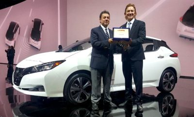 Το Nissan LEAF κατέκτησε το βραβείο “2018 FIPA Πράσινο αυτοκίνητο της χρονιάς”, στο Ντιτρόιτ. Στο Nissan LEAF, το 100% ηλεκτροκίνητο όχημα της μάρκας και το κορυφαίο σε πωλήσεις στην κατηγορία, απονεμήθηκε το βραβείο "2018 FIPA Πράσινο Αυτοκίνητο της Χρονιάς" από την Παναμερικανική Ομοσπονδία Δημοσιογράφων Αυτοκινήτου (FIPA). Αξιοσημείωτο είναι πως το νέο Nissan LEAF κατέγραψε το υψηλότερο αποτέλεσμα, μεταξύ των άλλων 9 υποψηφιοτήτων. Κατά τη διάρκεια του Διεθνούς Σαλονιού Αυτοκινήτου του Ντιτρόιτ, εκπρόσωποι της FIPA παρέδωσαν το συγκεκριμένο βραβείο στον José Luis Valls, πρόεδρο της Nissan Latin America. "Αυτό το βραβείο είναι ένα σαφές παράδειγμα της παγκόσμιας ηγεσίας της Nissan στα ηλεκτροκίνητα οχήματα, όπως και στην τεχνολογία αυτόνομης οδήγησης, υπό το όραμα του Nissan Intelligent Mobility, με το οποίο η Nissan στοχεύει στη βελτίωση της ζωής των ανθρώπων, αλλάζοντας τον τρόπο που τα αυτοκίνητα οδηγούνται, τροφοδοτούνται και ενσωματώνονται στην κοινωνία”. Σχετικά με το Nissan LEAF Το Nissan LEAF έχει κατακτήσει ένα σημαντικό ορόσημο, καθώς 300.000 αυτοκίνητα έχουν πωληθεί παγκοσμίως από το 2010. Το Nissan EV είναι το πρώτο, αμιγώς ηλεκτροκίνητο, μαζικής παραγωγής όχημα με μηδενικές εκπομπές ρύπων και με τις περισσότερες πωλήσεις στον κόσμο. Η νέα γενιά του Nissan LEAF παρουσιάστηκε το φθινόπωρο του περασμένου έτους, στο Τόκιο. Με τον ξεχωριστό του σχεδιασμό και με την ενσωμάτωση καινοτόμων τεχνολογιών, το νέο Nissan LEAF καθίσταται το μοντέλο αναφοράς της Nissan αναφορικά με το όραμά της για την Ευφυή Κινητικότητα. Επιπλέον, η νέα έκδοση προσφέρει αυτονομία που αγγίζει τα 378 χιλιόμετρα (NEDC), ισχύ 150hp (110 kW) και μέγιστη ταχύτητα 144 km/h. Νέα τεχνολογία Το νέο LEAF υιοθετεί την αυτόνομη τεχνολογία οδήγησης ProPILOT, που χρησιμοποιείται κατά τη διάρκεια της οδήγησης με μία λωρίδα κυκλοφορίας στον αυτοκινητόδρομο. Προσφέρει επίσης την τεχνολογία ProPILOT Park, η οποία ελέγχει το τιμόνι, την επιτάχυνση, την πέδηση, την αλλαγή ταχυτήτων και το χειρόφρενο, σταθμεύοντας αυτόματα το όχημα στην προεπιλεγμένη θέση στάθμευσης, συμπεριλαμβανομένου του παράλληλου παρκαρίσματος, με ασφάλεια και απλότητα. e-Pedal: επαναστατικός τρόπος οδήγησης Αυτή η επαναστατική τεχνολογία επιτρέπει στους οδηγούς να ξεκινήσουν, να επιταχύνουν, να επιβραδύνουν και να σταματήσουν, αυξάνοντας ή μειώνοντας την πίεση που ασκείται στο γκάζι. Όταν το πεντάλ του γκαζιού έχει απελευθερωθεί πλήρως, τα φρένα αναγέννησης και τριβής εφαρμόζονται αυτόματα, φέρνοντας το αυτοκίνητο σε πλήρη στάση. Το αυτοκίνητο διατηρεί τη θέση του, ακόμη και σε ανηφορικές πλαγιές, μέχρι να πιεστεί πάλι το πεντάλ του γκαζιού. O βαθμός αντίδρασης του e-Pedal μεγιστοποιεί την οδηγική απόλαυση του EV. Εξωτερική σχεδίαση: κομψή σιλουέτα και με τεχνολογικές “πινελιές” Ο νέος σχεδιασμός του Nissan LEAF περιλαμβάνει ένα προφίλ που του δίνει μια τολμηρή και συνάμα, δυναμική εμφάνιση. Μαζί με την εξαιρετική αεροδυναμική, το κομψό στυλ και την μοναδική “εκφραστικότητα” του αυτοκινήτου, προκαλεί τον ενθουσιασμό οδηγού και επιβατών. Υιοθετώντας πλήρως την νέα σχεδιαστική φιλοσοφία της Nissan, διαθέτει τα γνώριμα φώτα σχήματος μπούμερανγκ με την χαρακτηριστική μάσκα τύπου V-motion μπροστά. Η γυαλιστερή μάσκα με το καθαρό μπλε χρώμα και οι μπλε λεπτομέρειες του πίσω προφυλακτήρα, καθιστούν αναγνωρίσιμο το νέο LEAF, ως ένα Nissan EV. Σχεδιασμός εσωτερικού: αέρας πολυτέλειας με υψηλή τεχνολογία που προσφέρει αξεπέραστη αισθητική Η νέα, πλήρως ανασχεδιασμένη καμπίνα του Nissan LEAF, έχει στο επίκεντρο τον οδηγό και διαθέτει μια νέα κονσόλα που έχει την μορφή "πτερυγίου". Συνδυάζει την εργονομία με την λειτουργικότητα. Ο εσωτερικός σχεδιασμός δημιουργεί μια χαλαρή ατμόσφαιρα και μια αίσθηση υψηλής ποιότητας, χάρη στα προσεγμένα υλικά. Η ” ζωντανή” μπλε ραφή στα καθίσματα, στο ταμπλό και στο τιμόνι, έχει ενσωματωθεί για να αποτελέσει το “σήμα κατατεθέν των ηλεκτροκίνητων οχημάτων της Nissan. Η οθόνη 7 ιντσών πλήρους χρώματος (TFT) έχει επανασχεδιαστεί για να απεικονίζει βασικά χαρακτηριστικά, όπως τον μετρητή ισχύος, την τεχνολογία Safety Shield, καθώς και τις πληροφορίες του συστήματος ήχου και πλοήγησης. Επιπλέον, στην οθόνη έχει ενσωματωθεί και το συστήμα Apple CarPlay. Το νέο Nissan LEAF, θα είναι διαθέσιμο στην Ελλάδα τον ερχόμενο Μάιο.