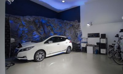Το Ηλεκτρικό Οικοσύστημα του μέλλοντος από τη Nissan. Με την αποκάλυψη του φιλόδοξου ηλεκτρικού οικοσυστήματός της μόλις πριν από 3 μήνες, η Nissan παρουσιάζει πλέον την συγκεκριμένη τεχνολογία σε δράση. Η εκδήλωση “Nissan Electric Ecosystem Experience” διοργανώνεται στο Iσπανικό Nησί της Τενερίφης, αποδεικνύοντας τη δέσμευση της μάρκας στην στρατηγική του Nissan Intelligent Mobility, ώστε να μεταμορφώσει τον τρόπο με τον οποίο ο κόσμος οδηγεί και, πέρα από το αυτοκίνητο αυτό καθαυτό, τον τρόπο που όλοι μπορούμε να ζήσουμε, δημιουργώντας ένα πιο συναρπαστικό και βιώσιμο μέλλον. Με την εκδήλωση Nissan Electric Ecosystem Experience θα δοθεί η ευκαιρία στους παρευρισκόμενους να οδηγήσουν το νέο Nissan LEAF, το 100% ηλεκτροκίνητο όχημα με τις περισσότερες πωλήσεις παγκοσμίως, καθώς και ένα αναβαθμισμένο e-NV200, το οποίο δίνει στους χρήστες επιπλέον 100km εμβέλειας, χάρη στην νέα μπαταρία των 40kWh. Στο πλαίσιο της διοργάνωσης, η Nissan θα πραγματοποιήσει και ενημερώσεις, σχετικά με τα έργα της στις συναφείς υποδομές και στην ενέργεια. Ο Philippe Saillard, Ανώτερος Αντιπρόεδρος Πωλήσεων και Μάρκετινγκ της Nissan Europe, σχολίασε: “Η Nissan ξεκίνησε την επανάσταση του ηλεκτροκίνητου αυτοκινήτου σχεδόν πριν από μια δεκαετία. Εκείνη την εποχή είχαμε πουλήσει περισσότερα EV από ό, τι οποιοσδήποτε άλλος κατασκευαστής στον πλανήτη. Αλλά αυτό είναι μόνο η αρχή. Μέσω των οχημάτων μας και των επενδύσεών μας σε υποδομές και υπηρεσίες ενέργειας, είμαστε έτοιμοι να κοιτάξουμε πέρα από το αυτοκίνητο και να μεταμορφώσουμε τον τρόπο που όλοι ζούμε. Αυτό είναι το ηλεκτρικό οικοσύστημα και μέσω του οράματος Nissan Intelligent Mobility, θα φέρουμε επανάσταση στη βιομηχανία και τη σύγχρονη ζωή, όπως την ξέρουμε”. Η Nissan συνεργάζεται με το Ινστιτούτο Τεχνολογίας και Ανανεώσιμων Πηγών Ενέργειας (ITER) για να φιλοξενήσει την εμπειρία του ηλεκτρικού οικοσυστήματος στο συγκρότημα του ITER στην Τενερίφη. Με 25 χρόνια εμπειρίας στον τομέα της μηχανικής και των τηλεπικοινωνιών, το ITER έχει κατασκευάσει ένα βιοκλιματικό πάρκο που τροφοδοτείται από ανανεώσιμες πηγές ενέργειας, από αιολικά πάρκα και ηλιακούς συλλέκτες. Το νέο Nissan LEAF Στο επίκεντρο του Nissan Electric Ecosystem Experience βρίσκεται το νέο Nissan LEAF, που αποτελεί το ορόσημο του Nissan Intelligent Mobility. Το ηλεκτροκίνητο όχημα με τις καλύτερες πωλήσεις παγκοσμίως έχει τώρα μια αυτονομία 378 km NEDC. Το νέο Nissan LEAF είναι επίσης το πρώτο αυτοκίνητο που πέρασε το WLTP. Μπορεί να διανύσει 270 χιλιόμετρα σε ένα συνδυασμένο περιβάλλον (πόλη και αυτοκινητόδρομο) και 415 χιλιόμετρα σε συνθήκες πόλης με μία μόνο φόρτιση, προσφέροντας μια συναρπαστική εμπειρία οδήγησης και ελαχιστοποιώντας το άγχος της αυτονομίας. Το Nissan LEAF είναι γεμάτο με έξυπνη τεχνολογία, συμπεριλαμβανομένης της προηγμένης υποστήριξης ProPILOT, για μια ασφαλέστερη και πιο άνετη οδήγηση. Η τεχνολογία e-Pedal του νέου LEAF, επιτρέπει στους οδηγούς να επιταχύνουν και να φρενάρουν απρόσκοπτα χρησιμοποιώντας μόνο ένα πεντάλ, ενώ ανακτούν συνεχώς ενέργεια. Επιπλέον, το ProPILOT Park προσφέρει αυτόνομο τρόπο στάθμευσης με το πάτημα ενός κουμπιού. Το νέο LEAF είναι ήδη μια τεράστια επιτυχία για τη Nissan με πάνω από 12.000 παραγγελίες να έχουν ληφθεί μέχρι σήμερα, παρά το γεγονός ότι το μοντέλο δεν θα βρίσκεται καν στις εκθέσεις των αντιπροσώπων της Nissan στην Ευρώπη, μέχρι τις αρχές Φεβρουαρίου. Το αναβαθμισμένο 100% ηλεκτροκίνητο φορτηγό Nissan e-NV200 Ένα ακόμη νέο όχημα που θα βρίσκεται στο Nissan Electric Ecosystem Experience, είναι το αναβαθμισμένο Nissan e-NV200 που διαθέτει μια νέα μπαταρία 40kWh. Προσφέρει τώρα μια αυτονομία που αγγίζει τα 280 χλμ. NEDC*, 60% περισσότερο από ό, τι στο παρελθόν, με αμετάβλητο χώρο και δυνατότητα μεταφοράς φορτίου και με ένα κιβώτιο ταχυτήτων που καθιστά την οδήγηση ευκολότερη και ασφαλέστερη. Το αναβαθμισμένο e-NV200 έχει δοκιμαστεί με τα πρότυπα WLTP, αποδίδοντας 301 χλμ στον κύκλο της πόλης και 200 χλμ σε συνδυασμένο κύκλο. Η βασική αποστολή του είναι να υποστηρίξει τον μετασχηματισμό των αστικών κέντρων, κάνοντας πραγματικότητα την 100% ηλεκτροκίνητη μεταφορά στις επαγγελματικές μετακινήσεις. Το e-NV200 που τροφοδοτείται με την μπαταρία των 40kWh θα κυκλοφορήσει σε επιλεγμένες Ευρωπαϊκές χώρες εντός των επόμενων μηνών, με τις πρώτες παραδόσεις σε πελάτες να αναμένονται την ερχόμενη άνοιξη. Και τα δύο οχήματα είναι 100% ηλεκτροκίνητα , με μηδενικές εκπομπές ρύπων, επιτρέποντας στη Nissan κάνει πραγματικότητα τη δέσμευσή της στο να μειώσει το επίπεδο του CO2 σε όλο τον κόσμο και να δημιουργήσει ένα πιο βιώσιμο περιβάλλον για όλους. Αξίζει να σημειωθεί πως τόσο το νέο Nissan LEAF, όσο και το e-NV200 θα είναι εμπορικά διαθέσιμα και στη Ελλάδα από τον ερχόμενο Μάιο. Η συνεχής δέσμευση της Nissan για τις υποδομές EV Στο Futures 3.0, η Nissan ανακοίνωσε το σχέδιό της να επεκτείνει το υπάρχον δίκτυο φόρτισης κατά 20% τους επόμενους 18 μήνες. Σε συνεργασία με το πρότυπο CHAdeMO για γρήγορη φόρτιση EV, η Nissan έχει ήδη βοηθήσει στην κατασκευή του πιο ολοκληρωμένου δικτύου φόρτισης της Ευρώπης, με περισσότερους από 4.700 ταχύ-φορτιστές. Η Nissan συνεργάζεται με κορυφαίες εταιρείες, ιδιοκτήτες επιχειρήσεων και με τους φορείς τοπικής αυτοδιοίκησης σε ολόκληρη την Ευρώπη, για να διασφαλίσει ότι τα μελλοντικά έργα θα επικεντρώνονται στην παροχή της μέγιστης δυνατής ευκολίας για τους οδηγούς των οχημάτων της. Τα νέα σημεία φόρτισης θα τοποθετηθούν σε αυτοκινητόδρομους και σε όλες τις βασικές ευρωπαϊκές πόλεις. Η Nissan συμμετέχει σε 11 Πανευρωπαϊκά προγράμματα για την ανάπτυξη δικτύων γρήγορης φόρτισης. Συνεργασίες στον ενεργειακό τομέα για “ελεύθερη” ενέργεια, στην υπηρεσία των οδηγών EV Η Nissan επανέλαβε επίσης τo επαναστατικό πρόγραμμά της που αποκάλυψε στο Futures 3.0, σχετικά με την προσφορά στους πελάτες της “ελεύθερης” ενέργειας για τα EV τους. Κατά τη διάρκεια του περασμένου έτους στη Δανία, η Nissan δοκίμαζε αυτόν τον επαναστατικό νέο τρόπο οδήγησης. Βλέποντας μπροστά, αυτό το πρόγραμμα είχε προσφερθεί σε όλους τους πελάτες εταιρικών στόλων αυτοκινήτων, σε όλη τη χώρα. Χρησιμοποιώντας την αμφίδρομη φόρτιση της Nissan, οι πελάτες της μπορούν να αντλήσουν ενέργεια από το δίκτυο για να τροφοδοτήσουν το αυτοκίνητο ή το φορτηγό τους και στη συνέχεια να την “πουλήσουν” στο δίκτυο για να την χρησιμοποιήσουν άλλοι. Αυτό σημαίνει ότι, αφού καταβληθεί από την επιχείρηση μια αρχική χρέωση για την εγκατάσταση ενός φορτιστή V2G, δεν υπάρχει κόστος καυσίμων ή ενέργειας, παρά μόνο “ελεύθερη” ενέργεια για το EV τους. Και η Δανία είναι μόνο η αρχή. Στο Ηνωμένο Βασίλειο, η Nissan έχει συνεργαστεί με την OVO Energy για να επιτρέψει στους πελάτες της να αγοράσουν την μονάδα οικιακής ενέργειας xStorage σε μειωμένη τιμή, επιτρέποντάς τους να “πουλήσουν” ενέργεια στο δίκτυο. Κάτι τέτοιο, μπορεί να οδηγήσει σε πρόσθετο αναμενόμενο εισόδημα για τους χρήστες που φτάνει κατά μέσο όρο τις £590/€647 ανά έτος. Η Nissan διερευνά ήδη άλλες ευκαιρίες σε ολόκληρη την Ευρώπη για να καταστήσει την “ελεύθερη” ενέργεια για τα EVs, ορόσημο για το μέλλον. Η συνεχιζόμενη δέσμευση της Nissan για την ΕΚΕ Οι μονάδες xStorage Home, οι οποίες έχουν εγκατασταθεί σε κάθε σπίτι του ITER, θα αποτελέσουν μέρος ενός πιλοτικού προγράμματος σε μια αναπτυσσόμενη χώρα στην Αφρική. Θα βοηθήσει στην παροχή βιώσιμης ενέργειας στις τοπικές κοινότητες των αναπτυσσόμενων χωρών, που δεν έχουν σήμερα πρόσβαση στην ενέργεια. Αυτό θα δώσει στις κοινότητες ευκαιρίες για καλύτερη πρόσβαση σε βασικές ανάγκες, όπως η εκπαίδευση και η υγειονομική περίθαλψη. Επιπλέον και σε πλήρη ευθυγράμμιση με τους στόχους αειφορίας της Nissan Europe, η Nissan αποκάλυψε μια ιδέα βασισμένη στο φορτηγό Nissan e-NV200. Αυτό το όχημα θα είναι εξοπλισμένο για να λειτουργήσει ως μια σταθερή “αποθήκη“ ενέργειας και θα μπορεί να χρησιμοποιηθεί ως κινητή, βιώσιμη εφεδρική πηγή ενέργειας, σε περίπτωση μείζονος διακοπής ρεύματος, διακοπής παροχής ενέργειας ή λόγω βλάβης του δικτύου ηλεκτροδότησης. Η Nissan θα υλοποιήσει αυτά τα δύο έργα κατά τη διάρκεια του 2018 και αν αποδειχθούν επωφελή, θα προχωρήσει στην επέκτασή τους.