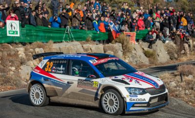 Νίκη για το SKODA Fabia R5 στο Ράλλυ Μόντε Κάρλο στη WRC 2 • Το SKODA Fabia R5 στην πρώτη θέση της WRC 2 και 10η γενικής στο Ράλλυ Μόντε Κάρλο, με πλήρωμα τους Γιαν Κοπέτσκυ / Πάβελ Ντρέσλερ • Ο 17χρονος Κάλε Ροβάνπερα με το δεύτερο Fabia R5, στον μόλις πρώτο του αγώνα στο WRC, τερμάτισε μία θέση πιο πίσω, στην 11η γενικής • Αψεγάδιαστος και απροβλημάτιστος αγώνας για τα SKODA Fabia R5, που τερμάτισαν με μεγάλη χρονική διαφορά από τους ανταγωνιστές τους Εξαιρετικό απότέλεσμα για τη SKODA Motorsport στο Ράλλυ Μόντε Κάρλο, πρώτο αγώνα του φετινού Παγκόσμιου Πρωταθλήματος Ράλλυ, που ολοκληρώθηκε την Κυριακή το απόγευμα. Ένα SKODA Fabia R5, με πλήρωμα τους Γιαν Κοπέτσκυ / Πάβελ Ντρέσλερ (Jan Kopecký / Pavel Dresler) πήρε τη νίκη στη WRC 2, τερματίζοντας στη 10η θέση γενικής ενώ το δεύτερο Fabia R5, με πλήρωμα τους Κάλε Ροβάνπερα / Γιόννε Χάλτουνεν (Kalle Rovanperä / Jonne Halttunen) τερμάτισε μία θέση πιο πίσω. Ο Γιαν Κοπέτσκυ, ανήμερα των γενεθλίων του, δεν μπορούσε να κάνει καλύτερο δώρο στον εαυτό του. Με άψογη οδήγηση, βρέθηκε στην πρώτη θέση της WRC 2 μετά και την 4η ειδική και παρέμεινε εκεί μέχρι το τέλος, παρά τις ιδιαίτερα δύσκολες και απρόβλεπτες καιρικές συνθήκες. Βροχή, λάσπη, χιόνι, πάγος, χώμα και χαλίκι στην άσφαλτο, το εφετινό Ράλλυ Μόντε Κάρλο στάθηκε αντάξιο της φήμης του. Μάλιστα, ήταν τέτοιος ο ρυθμός του πληρώματος αλλά και η αξιοπιστία της Fabia R5, που το επόμενο αυτοκίνητο στη WRC 2 τερμάτισε σχεδόν 15΄ πιο πίσω! Παράλληλα, οι Κοπέτσκυ / Ντρέσλερ πήραν τη νίκη και στη RC2 κατηγορία, αυτή τη φορά μπροστά από τους Ροβάνπερα / Χάλτουνεν, το άλλο πλήρωμα της SKODA Motorsport, που δεν είχε δηλωθεί στην WRC 2. Ο 17χρονος Φινλανδός, ο νεαρότερος στο φετινό αγώνα, στην πρώτη του παρουσία σε αγώνα του WRC οδήγησε πολύ ώριμα, δίνοντας ελπιδοφόρα διαπιστευτήρια για το μέλλον. Να σημειωθεί ότι το τρίτο πλήρωμα της εργοστασιακής ομάδας, οι Νορβηγοί Όλε Κρίστιαν Βέιμπι / Στιγκ Ρούνε Σκιάρμοεν (Ole Christian Veiby / Stig Rune Skjærmoen) δεν κατάφεραν να ολοκληρώσουν τον αγώνα, αφού ένα οδηγικό λάθος στην 11η ειδική, είχε ως αποτέλεσμα την έξοδο του αυτοκινήτου από το δρόμο, που προκάλεσε ζημιές που δεν ήταν δυνατό να επισκευαστούν. Πέρα από τους πολύτιμους βαθμούς, η SKODA Motorsport κρατάει από το φετινό Ράλλυ Μόντε Κάρλο ένα ακόμα δείγμα της παροιμιώδους αξιοπιστίας του Fabia R5 αλλά και την ταχύτητά του σε χειμερινές συνθήκες. Κάτι που αναμένεται να αποτελέσει πολύτιμο εφόδιο στον επόμενο αγώνα στο καλεντάρι, το Ράλλυ Σουηδίας, 15-18 Φεβρουαρίου.