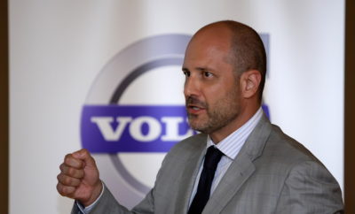 Η Volvo Car Hellas ανακοινώνει ότι ο κ. Ιωάννης Πετούλης αποφάσισε να αποχωρήσει από τη θέση του Διευθύνοντος Συμβούλου της εταιρείας, με άμεση ισχύ από 19 Ιανουαρίου 2018. Η Volvo Car Hellas ευχαριστεί τον κ. Πετούλη για την προσφορά του τα τελευταία 9 χρόνια και του εύχεται κάθε επιτυχία στις επόμενες επαγγελματικές του αναζητήσεις. Ο νέος Διευθύνων Σύμβουλος θα ανακοινωθεί εν ευθέτω χρόνω, με σχετικό δελτίο Τύπου. Στο ενδιάμεσο διάστημα, καθήκοντα Διευθύνουσας Συμβούλου και νομικής εκπροσώπου της Volvo Car Hellas θα εκτελεί η κα Όζγκε Καρβούνη, παράλληλα με τα υφιστάμενα καθήκοντά της ως Οικονομική Διευθύντρια της εταιρείας.
