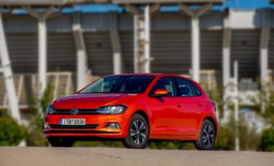 Η Volkswagen κυριάρχησε στις δοκιμές του Euro NCAP το 2017 • Εξαιρετική επίδοση της Volkswagen στις δοκιμές ασφάλειας του Euro NCAP για το 2017 • Τρία μοντέλα της Volkswagen βρέθηκαν στην πρώτη θέση σε τρεις από τις έξι κατηγορίες στις οποίες κατατάσσει τα αυτοκίνητα ο Euro NCAP • To νέο Polo αναδείχθηκε το ασφαλέστερο supermini, το T-Roc το αφαλέστερο compact SUV και το Arteon το ασφαλέστερο μεγάλο πολυτελές για το 2017 • Η κατάκτηση της πρώτης θέσης συνεπάγεται και τον χαρακτηρισμό “Best in Class” για τα τρία μοντέλα Η Volkswagen κυριάρχησε στις δοκιμές ασφάλειας του Euro NCAP για τη χρονιά που πέρασε. Τρία μοντέλα της Volkswagen βρέθηκαν στην πρώτη θέση στις αντίστοιχες κατηγορίες τους, από τις έξι συνολικά στις οποίες κατατάσσει τα μοντέλα ο οργανισμός. To νέο Polo αναδείχθηκε το ασφαλέστερο στα supermini, το νέο T-Roc το ασφαλέστερο στα compact SUV και το Arteon το ασφαλέστερο στα μεγάλα πολυτελή για τη χρονιά που πέρασε. Παράλληλα, τα τρία μοντέλα κατέκτησαν τον χαρακτηρισμό “Best in Class”, ως τα κορυφαία στην κατηγορία τους. Πιο συγκεκριμένα, όπως κάθε χρόνο, ο Euro NCAP, o ανεξάρτητος ευρωπαϊκός οργανισμός δοκιμών ασφάλειας για τα νέα αυτοκίνητα, έδωσε στη δημοσιότητα τα μοντέλα που είχαν την καλύτερη επίδοση ανά κατηγορία στις δοκιμές του προηγούμενου έτους. Τα αυτοκίνητα κατηγοριοποιούνται από τον Euro NCAP σε έξι ομάδες: τα supermini, τα μικρά οικογενειακά, τα μικρά MPV, τα compact SUV, τα μεγάλα SUV και τα μεγάλα πολυτελή. Οι δοκιμές ασφάλειας του Euro NCAP εξετάζουν και κρίνουν τα αυτοκίνητα ως προς την προστασία ενήλικων επιβατών, την προστασία παιδιών επιβατών, την προστασία πεζών και τέλος, τα συστήματα ασφάλειας-υποβοήθησης οδηγού. Λαμβάνονται υπ’ όψιν μόνο συστήματα που ανήκουν στο βασικό εξοπλισμό του μοντέλου. Κάθε αυτοκίνητο βαθμολογείται για κάθε ένα από τα παραπάνω κριτήρια και στη συνέχεια, με τη βοήθεια ειδικού αλγόριθμου που σταθμίζει τη βαρύτητα κάθε κατηγορίας, προκύπτει ένα τελικό αποτέλεσμα, αναδεικνύοντας τα κορυφαία, τα Best in Class ανά κατηγορία. Η ανάδειξη των κορυφαίων κάθε κατηγορίας σε ετήσια βάση έχει σκοπό, εκτός άλλων, να αναδείξει την εξέλιξη σε θέματα ενεργητικής και παθητικής ασφάλειας αλλά και να επισημάνει ποια είναι τα ασφαλέστερα αυτοκίνητα τη δεδομένη στιγμή. Με πολλά αυτοκίνητα να έχουν αποσπάσει από το 1997 που ιδρύθηκε ο Euro NCAP την ανώτατη διάκριση των πέντε αστέρων αλλά και τις δοκιμές να γίνονται όλο και πιο αυστηρές και απαιτητικές, ένα μοντέλο που αναδεικνύεται κορυφαίο μία χρονιά σίγουρα είναι καλύτερο από αντίστοιχα παρελθόντων ετών. Αξίζει επίσης να σημειωθεί ότι η κατηγοριοποίηση είναι απαραίτητη, καθώς άλλη είναι η συμπεριφορά που επιδεικνύει για παράδειγμα ένα μεγάλο SUV από ένα supermini, καθιστώντας τη σύγκριση ανάμεσα σε ομοειδή αμαξώματα αναγκαία.