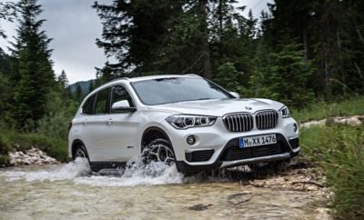 Για την BMW, το 2018 ξεκίνησε με διπλή νίκη στο θεσμό “Best Cars Award”. Τόσο η BMW Σειρά 5 όσο και η BMW X1 αναδείχτηκαν νικήτριες στις κατηγορίες τους, στην τελευταία ψηφοφορία αναγνωστών που διοργάνωσε το περιοδικό του ειδικού Τύπου “auto, motor und sport”. Κατακτώντας την πρώτη θέση στην “Upper Midrange” κατηγορία, η BMW Σειρά 5 επανέλαβε την περσινή επιτυχία της. Η BMW X1 (SAV) επικράτησε στην κατηγορία “Compact SUV”. Έξι ακόμα μοντέλα BMW διεκδίκησαν θέσεις στο βάθρο των νικητών, στις αντίστοιχες κατηγορίες τους. Η απονομή των βραβείων έγινε στα πλαίσια εορταστικού γκαλά στο Διεθνές Συνεδριακό Κέντρο της Στουτγάρδης. Ο διαγωνισμός “Best Cars Award” είναι από τους πιο έγκυρους και καθιερωμένους στο χώρο του αυτοκινήτου. Η ψηφοφορία αναγνωστών του “auto, motor und sport” πραγματοποιήθηκε φέτος για 42η φορά. Συμμετείχαν περισσότεροι από 117.000 αναγνώστες, οι οποίοι επέλεξαν από 378 τρέχοντα μοντέλα σε έντεκα κατηγορίες. Με ποσοστό 28,8%, οι αναγνώστες έδειξαν την προτίμησή τους στην BMW Σειρά 5 στην “Upper Midrange” κατηγορία. Έτσι το αυτοκίνητο συνέχισε το σερί επιτυχιών του από πέρσι, καθώς εκτός από το “Best Cars Award” που απέσπασε από το “auto, motor und sport”, κέρδισε τη διάκριση “Auto Trophy –World’s Best Cars ”από το “Auto Zeitung” και ψηφίστηκε “Αυτοκίνητο της Χρονιάς” στη Μ. Βρετανία. Πέραν αυτών, η BMW Σειρά 5 έλαβε αρκετές ακόμα περίοπτες διακρίσεις, ανάμεσά τους το “Red Dot Award” και το “iF Gold Award” για την εξαιρετική της σχεδίαση, το “Car Connectivity Award” και ο τίτλος “Goldener Computer” για την προηγμένη τεχνολογία δικτύωσης. Η BMW Σειρά 5 αναδείχτηκε επίσης “Value Champion 2017”, ένας τίτλος που πιστοποιεί την διαχρονικότητα της αξίας της. Με νίκη στην κατηγορία της στο θεσμό “Best Cars Award” 2018, η BMW X1 επίσης συνέχισε τις προηγούμενες επιτυχίες της. Το 2016, πήρε τη νίκη σε ψηφοφορία αναγνωστών του “auto, motor und sport”. Αυτή τη φορά, διεκδίκησε την πρώτη θέση στην κατηγορία “Compact SUV”, συγκεντρώνοντας το 15,9% των ψήφων. Το μυστικό της επιτυχίας της δεν περιορίζεται μόνο στην ευελιξία, την πολυτέλεια και τα κλασικά δυναμικά χαρακτηριστικά BMW, αλλά επεκτείνεται και στην πρωτοποριακή τεχνολογία δικτύωσης που την κάνει να ξεχωρίζει από τον ανταγωνισμό. Η επιτυχία της BMW στο φετινό θεσμό “Best Cars Award” ολοκληρώνεται με έξι ακόμα μοντέλα που βρέθηκαν στο top 3. Πρόκειται για τις αξιοσημείωτες θέσεις που βρέθηκαν τα ηλεκτρικά μοντέλα BMW i στη γενική κατάταξη όλης της γκάμας. Για παράδειγμα, το αμιγώς ηλεκτρικό BMW i3 (κατανάλωση ενέργειας στο μικτό κύκλο: 13,6 –13,1kWh/100km, εκπομπές CO2 στο μικτό κύκλο: 0g/km) κατέκτησε τη 2η θέση στην κατηγορία “Small Cars”, ενώ το BMW i8 Coupe με plug-in υβριδικό σύστημα κίνησης (κατανάλωση μικτού κύκλου: 1,9l/100km, εκπομπές CO2 στο μικτό κύκλο: 42g/km, κατανάλωση ενέργειας στο μικτό κύκλο: 14.0kWh/100km) ήρθε τρίτο στην κατηγορία “Sports Cars”.