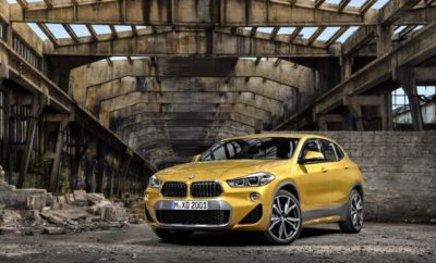 Η νέα BMW X2 είναι ελκυστική, συναρπαστική και εξωστρεφής με μία σχεδίαση που ξεχειλίζει μοναδικότητα. Το νέο μοντέλο υπερβαίνει τα συμβατικά όρια, αποστασιοποιείται από τα καθιερωμένα και φέρνει πρωτοφανή επίπεδα οδηγικής απόλαυσης. Με αξεπέραστη εμφάνιση από όλες τις οπτικές γωνίες, το νέο μοντέλο του BMW Group θυμίζει γυμνασμένο αθλητή αφού συνδυάζει το στιβαρό προφίλ μιας BMW X με τη σπορτίφ φινέτσα ενός coupe. Χαρακτηριστικές λεπτομέρειες είναι οι θόλοι των τροχών με τετραγωνισμένο σχήμα, οι εντυπωσιακές απολήξεις εξαγωγής και οι τονισμένες ποδιές, η κομψή γραμμή οροφής, οι λείες γραμμές και τα παράθυρα που θυμίζουν coupe. Πολλές από τις σχεδιαστικές λεπτομέρειες τονίζουν τον ανεξάρτητο χαρακτήρα της BMW X2, επισημαίνοντας ταυτόχρονα και κατηγορηματικά τη σχέση της με την οικογένεια Χ. Η διαχρονική μάσκα BMW είναι χαρακτηριστικό παράδειγμα, αφού στο νέο μοντέλο έχει γίνει αναστροφή του κλασικού, τραπεζοειδούς σχήματος. Είναι η πρώτη φορά που αυτή η σχεδιαστική λεπτομέρεια ‘βλέπει το φως’ σε μία σύγχρονη BMW. Μία ακόμα εντυπωσιακή λεπτομέρεια, που αποτελεί περισσότερο τυπικό στοιχείο coupe μοντέλου είναι η τοποθέτηση του λογοτύπου της μάρκας στις κολόνες C. Παραπέμποντας σε θρυλικές BMW, όπως οι 2000 CS και 3.0 CSL, είναι ένα ακόμα στοιχείο που προδίδει τις σπορ φιλοδοξίες της BMW X2. Με ένα τέτοιο χαρακτήρα, η BMW X2 απευθύνεται σε ‘νέους στην καρδιά’ και άτομα δραστήρια που ζουν στην πόλη και θέλουν το αυτοκίνητό τους να αποτυπώνει με συναίσθημα την προσωπικότητά τους. Λίγο πριν το επίσημο λανσάρισμά της που είναι το Μάρτιο του 2018, η νέα BMW X2 διατίθεται προς παραγγελία σε πελάτες στην Ελληνική αγορά με βενζινοκίνητες και πετρελαιοκίνητες εκδόσεις. Πιο αναλυτικά: ΕΚΔΟΣΗ ΜΟΝΤΕΛΟΥ ΠΡΟΤΕΙΝΟΜΕΝΗ ΛΙΑΝΙΚΗ ΤΙΜΗ ΠΡΟ ΦΟΡΩΝ (€) ΠΡΟΤΕΙΝΟΜΕΝΗ ΛΙΑΝΙΚΗ ΤΙΜΗ (€) X2 sDrive20i 26.570,35 42.300 X2 xDrive20d 32.474,87 51.700 X2 xDrive25d 33.228,64 52.900 X2 sDrive18d (03/2018) 26.217,95 40.900 X2 xDrive18d (03/2018) 28.140,70 44.800 X2 sDrive18i (03/2018) 22.074,47 33.200 X2 xDrive20i (03/2018) 28.329,15 45.100 Ο βασικός εξοπλισμός όλων των εκδόσεων της νέας BMW X2 περιλαμβάνει: Ζάντες Αλουμινίου 17’’ Σπορ δερμάτινο τιμόνι Τιμόνι πολλαπλών λειτουργιών Σύστημα ανοικτής ακρόασης Bluetooth & θύρα USB Σύστημα multimedia iDrive με έγχρωμη κεντρική οθόνη 6,5’’ Προβολείς ομίχλης Κλήση έκτακτης ανάγκης - Teleservices - ConnectedDrive Services Service Inclusive (5 έτη / 60.000 χλμ) Ένδειξη πίεσης ελαστικών Σύστημα εκκίνησης χωρίς χρήση κλειδιού Ηλεκτρικό χειρόφρενο Ψηφιακή οθόνη πολλαπλών ενδείξεων στον πίνακα οργάνων Προγράμματα Οδήγησης (ECO Pro / Comfort / Sport) Ηχοσύστημα με 6 ηχεία - Αισθητήρας βροχής και φώτων Βελούδινα ταπέτα Επιπλέον, προσφέρεται η βενζινοκίνητη έκδοση BMW X 2 sDrive 18 i με προτεινόμενη λιανική τιμή € 37.585 (συμπερ. ΦΠΑ) που περιλαμβάνει το Πακέτο Εξοπλισμού ‘ Advantage Plus ’. Το Πακέτο Εξοπλισμού ‘Advantage Plus’ περιέχει, επιπλέον του βασικού εξοπλισμού, τις παρακάτω επιλογές: Αυτόματο κιβώτιο διπλού συμπλέκτη 7 σχέσεων Μεταλλικό χρώμα Αυτόματος κλιματισμός 2 ζωνών Cruise Control Αισθητήρες παρκαρίσματος πίσω Αυτόματη πόρτα χώρου αποσκευών Ράγες οροφής Οι κινητήρες BMW TwinTurbo προσφέρουν Γνήσια Οδηγική Απόλαυση συνδυάζοντας δύναμη και απόδοση. Τρεις εκδόσεις κινητήρων/κιβωτίων διατίθενται από το λανσάρισμα: η βενζινοκίνητη BMW X2 sDrive20i με 141 kW / 192 hp (κατανάλωση μικτού κύκλου: 5,9 – 5,5 l/100 km, εκπομπές CO2 στο μικτό κύκλο: 134 – 126 g/km)*, και οι εκδόσεις X2 xDrive20d diesel με 140 kW / 190 hp (κατανάλωση μικτού κύκλου: 4,8 – 4,6 l/100 km, εκπομπές CO2 στο μικτό κύκλο: 126 – 121 g/km)* και X2 xDrive25d diesel με 170 kW / 231 hp (κατανάλωση μικτού κύκλου: 5,3 – 5,1 l/100 km, εκπομπές CO2 στο μικτό κύκλο: 139 – 133 g/km)*. Και τα δύο diesel μοντέλα διατίθενται στάνταρ με σύστημα ευφυούς τετρακίνησης xDrive και οκτατάχυτο κιβώτιο Steptronic. Το βενζινοκίνητο μοντέλο φέρει σπορ, επτατάχυτο κιβώτιο Steptronic διπλού συμπλέκτη. Περισσότερες ελκυστικές εκδόσεις θα προστεθούν – με τη μορφή της τρικύλινδρης X2 sDrive18i και των τετρακύλινδρων X2 xDrive20i, X2 sDrive18d και X2 xDrive18d. Η ισχύς των βενζινοκίνητων μοντέλων κυμαίνεται από 103 kW / 140 hp στη X2 sDrive18i (με μηχανικό κιβώτιο, κατανάλωση μικτού κύκλου: 6,3 – 6,0 l/100 km, εκπομπές CO2 στο μικτό κύκλο: 144 – 138 g/km**, με επτατάχυτο κιβώτιο διπλού συμπλέκτη Steptronic, κατανάλωση μικτού κύκλου: 6,2 – 5,9 l/100 km, εκπομπές CO2 στο μικτό κύκλο: 141 – 135 g/km**) μέχρι 141 kW /192 hp στη X2 xDrive20i (κατανάλωση μικτού κύκλου: 6,2 –6,1 l/100 km, εκπομπές CO2 στο μικτό κύκλο: 142 – 138 g/km**). Οι εκδόσεις diesel X2 sDrive18d (με μηχανικό κιβώτιο, κατανάλωση μικτού κύκλου: 4,6 – 4,5 l/100 km, εκπομπές CO2 στο μικτό κύκλο: 121 – 119 g/km**, με οκτατάχυτο Steptronic, κατανάλωση μικτού κύκλου: 4,7 – 4,5 l/100 km, εκπομπές CO2 στο μικτό κύκλο: 124 – 118 g/km**) και X2 xDrive18d (κατανάλωση μικτού κύκλου: 5,2 – 4,8 l/100 km, εκπομπές CO2 στο μικτό κύκλο: 137 – 128 g/km**) αποδίδουν 110 kW / 150 hp. Για περισσότερες πληροφορίες οι ενδιαφερόμενοι μπορούν να επικοινωνήσουν με το Δίκτυο Επίσημων Εμπόρων BMW, να καλέσουν στο Κέντρο Επικοινωνίας Πελατών του BMW Group Hellas στο τηλέφωνο 210-9118 000 ή να επισκεφθούν την ιστοσελίδα: https://www.bmw.gr/el/all-models/x-series/X2/2017/at-a-glance.html *Οι τιμές κατανάλωσης και εκπομπών CO2 καθορίστηκαν σύμφωνα με την Ευρωπαϊκή Οδηγία (EC) 715/2007 στην ισχύουσα έκδοση την εποχή της έγκρισης τύπου. Οι τιμές αναφέρονται σε ένα όχημα με βασικό εξοπλισμό στη Γερμανία και το εύρος τιμών αντανακλά τις διάφορες διαστάσεις ζαντών και ελαστικών. Οι τιμές των οχημάτων (πλην της xDrive20i) που επισημαίνονται με (**) ήδη βασίζονται στο νέο κανονισμό WLTP και έχουν μετατραπεί στις αντίστοιχες τιμές NEDC για λόγους σύγκρισης. Σε ό,τι αφορά σχετικούς φόρους ή άλλους δασμούς που βασίζονται (τουλάχιστον μεταξύ άλλων) σε εκπομπές CO2, οι τιμές CO2 ενδέχεται να διαφέρουν από τις αναγραφόμενες (ανάλογα με την εθνική νομοθεσία). **Οι προδιαγραφές εκπομπών CO2 προσδιορίζονται σύμφωνα με την Οδηγία 1999/94/EC και την Pkw-EnVKV, και βασίζονται στις τιμές κατανάλωσης και εκπομπών CO2 που ορίζει ο κύκλος NEDC.