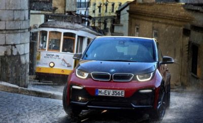 Το BMW i3 θέτει πρότυπα οδηγικής απόλαυσης με ένα αμιγώς ηλεκτρικό όχημα σε όλο τον κόσμο. Βασικός συντελεστής, πέρα από την αυξημένη ισχύ του κινητήρα του νέου BMW i3s, είναι το καινοτόμο σύστημα ελέγχου πρόσφυσης που έχει προσαρμοστεί στην άμεση παραγωγή ισχύος του συστήματος BMW eDrive. Το σύστημα παρουσιάστηκε για πρώτη φορά στο νέο BMW i3s (270 Nm στις 0 rpm, 135 kW / 184 HP, κατανάλωση ισχύος στο Ευρωπαϊκό μικτό κύκλο δοκιμών NEFZ *: 14.3 kWh/100 km, εκπομπές CO2 στο μικτό κύκλο: 0 g/km), ενώ βελτιώνει την πρόσφυση και την οδηγική ευστάθεια σε αντίξοες καιρικές και οδικές συνθήκες κατά την εκκίνηση, σε ενεργές φάσεις του συστήματος ανάκτησης ενέργειας μέσω πέδησης Brake Energy Regeneration και κατά την έξοδο από κλειστές στροφές. Ζωτικό στοιχείο αυτής της καινοτομίας είναι η 50 φορές ταχύτερη διαδικασία ελέγχου που οφείλεται στο εξής: αντίθετα με τα συμβατικά συστήματα οδηγικής ευστάθειας, η διαδικασία ελέγχου υπολογίζεται τώρα απευθείας στον κινητήρα και όχι σε μία ξεχωριστή μονάδα που συνοδεύεται από καλωδιώσεις. Αυτή η εξέλιξη αποδεικνύει για μία ακόμα φορά ότι η BMW i είναι πρωτοπόρος καινοτόμου τεχνολογίας στο BMW Group. «Με τα υψηλά επίπεδα ροπής και την άμεση απόκριση σε κάθε πίεση του γκαζιού, οι ηλεκτροκινητήρες ήδη έχουν σημαντικά υψηλότερες απαιτήσεις από τα συστήματα οδηγικής ευστάθειας σε σχέση με τις συμβατικές κινητήριες μονάδες», εξηγεί ο Peter Langen, Επικεφαλής τμήματος Εξέλιξης Πλαισίου της BMW. Για το λόγο αυτό, οι μηχανικοί της BMW δημιούργησαν ένα νέο τύπο συστήματος σύμφωνα με τις ιδιαίτερες απαιτήσεις της ηλεκτροκίνησης. Ωστόσο, τα πλεονεκτήματα των ταχύτερων κύκλων ελέγχου δεν θα αποτελούν προνόμιο μόνο των ηλεκτρικών οχημάτων. Στην πραγματικότητα, το καινοτόμο σύστημα ελέγχου πρόσφυσης βελτιστοποιεί την πρόσφυση, την οδηγική ευστάθεια και τη δυναμική συμπεριφορά και σε οχήματα με κινητήρες καύσης. Γι’ αυτό θα τοποθετείται σε μοντέλα BMW και MINI με εμπρόσθια ή πίσω κίνηση και τετρακίνηση, για να προσφέρει αισθητά μεγαλύτερη αυτοπεποίθηση και οδηγική απόλαυση σε δύσκολες συνθήκες εκκίνησης.