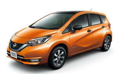 Η τεχνολογία e-POWER της Nissan κερδίζει περιβαλλοντικό βραβείο Η τεχνολογία των ηλεκτροκινητήρων e-POWER της Nissan, η οποία βοήθησε στο να γίνει το Nissan Note το πρώτο σε πωλήσεις compact μοντέλο στην Ιαπωνία το περασμένο έτος, κέρδισε ένα σημαντικό περιβαλλοντικό βραβείο στην Ιαπωνία, ως αναγνώριση της συμβολής της στη μείωση των εκπομπών CO2. Συγκεκριμένα, το Κέντρο Εξοικονόμησης Ενέργειας της Ιαπωνίας (ECCJ), μια οργάνωση που υποστηρίζεται από το Υπουργείο Οικονομίας, Εμπορίου και Βιομηχανίας της Ιαπωνίας, θα απονείμει στο e-POWER το Chairman’s Prize, στο πλαίσιο των Μεγάλων Βραβείων για την Εξοικονόμηση Ενέργειας κατά το οικονομικό έτος 2017. Η Nissan παρουσίασε για πρώτη φορά την τεχνολογία e-POWER στο Nissan Note στην Ιαπωνία, τον Νοέμβριο του 2016. Η εταιρεία εργάζεται για την κυκλοφορία περισσότερων ηλεκτρικών και e-POWER μοντέλων παγκοσμίως, ως μέρος του οράματος Nissan Intelligent Mobility, για την αλλαγή του τρόπου με τον οποίο τα οχήματα τροφοδοτούνται, οδηγούνται και ενσωματώνονται στην κοινωνία. Στην Ιαπωνία, η Nissan θα κυκλοφορήσει και μια έκδοση του δημοφιλούς minivan Nissan Serena εξοπλισμένου με την τεχνολογία e-POWER, την ερχόμενη άνοιξη. Το Nissan Note e-POWER κινείται από έναν ηλεκτροκινητήρα που τροφοδοτείται από βενζινοκινητήρα. Το 100% ηλεκτρικό σύστημα κίνησης προσφέρει στον οδηγό ισχυρή επιτάχυνση, αθόρυβη λειτουργία και εξαιρετική οικονομία καυσίμου. Ο ρόλος του κινητήρα βενζίνης αφορά αυστηρά την παραγωγή ηλεκτρικής ενέργειας. Επειδή ο κινητήρας λειτουργεί πάντα στη βέλτιστη κατάσταση, το Note e-POWER διαθέτει 30% καλύτερη απόδοση καυσίμου, σε σχέση με τα αυτοκίνητα που τροφοδοτούνται με συμβατικούς βενζινοκινητήρες και με παρόμοια απόδοση*. Η βαθμολογία οικονομίας καυσίμου του e-POWER των 34,0 χλμ. /λτ.** υπερβαίνει τα πρότυπα οικονομίας καυσίμου στην Ιαπωνία κατά 97%, για το 2015. Στην λειτουργία Drive το e-POWER του Note, επιτρέπει στον οδηγό να επιταχύνει και να επιβραδύνει χρησιμοποιώντας μόνο το πεντάλ γκαζιού. Το σύστημα ανάκτησης ενέργειας μέσω της πέδησης, συμβάλλει και αυτό στη βελτίωση της απόδοσης του καυσίμου, φορτίζοντας την μπαταρία. Το Nissan Note e-POWER είναι εξαιρετικά δημοφιλές στην Ιαπωνία, καθώς έχει ξεπεράσει τα 100.000 πωληθέντα αυτοκίνητα από τον Οκτώβριο του 2017. Το Note, συμπεριλαμβανομένης της έκδοσης e-POWER, ήταν το κορυφαίο compact αυτοκίνητο στην Ιαπωνία για το ημερολογιακό έτος 2017. Το ECCJ προωθεί την βέλτιστη διαχείριση της ενέργειας και αυξάνει την ευαισθητοποίηση αναγνωρίζοντας προγράμματα, προϊόντα και επιχειρηματικά μοντέλα με εξαιρετικά χαρακτηριστικά εξοικονόμησης ενέργειας. Η τελετή Μεγάλων Βραβείων για την Εξοικονόμηση Ενέργειας για το 2017, θα πραγματοποιηθεί στις 14 Φεβρουαρίου στο Tokyo Big Sight της Ιαπωνικής πρωτεύουσας. * Σύμφωνα με τη δοκιμή JC08 της Ιαπωνίας; σύγκριση των X DIG-S και Medalist ** e-POWER X, e-POWER Medalist