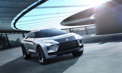 , model year 2019 Η Mitsubishi Motors Corporation (MMC) θα γιορτάσει δύο πρεμιέρες στην 88η Διεθνή Έκθεση Αυτοκινήτου της Γενεύης*1, 6 - 18 Μαρτίου, 2018: την Ευρωπαϊκή πρεμιέρα του MITSUBISHI e-EVOLUTION CONCEPT, και την παγκόσμια πρεμιέρα του νέου Outlander PHEV model year 2019, που θα παεουσιαστεί στην Ευρωπαϊκή αγορά στις αρχές του φθινοπώρου. Τόσο το νέο Outlander PHEV, όσο και το MITSUBISHI e-EVOLUTION CONCEPT ενσαρκώνουν την προηγμένη τεχνολογία και εκφραστική σχεδίαση MMC για το παρόν και το μέλλον. Επίσης εκφράζουν, το καθένα με το δικό του τρόπο, την προϊοντική στρατηγική της MMC στο πλαίσιο των φιλοδοξιών της μάρκας: ένα μελετημένο μίγμα τεχνογνωσίας SUV και τεχνολογίας ηλεκτροκίνησης με προηγμένες τεχνολογίες ενσωμάτωσης συστημάτων για μία εξελιγμένη οδηγική εμπειρία. *1…Le 88e Salon international de l'Automobile Genève, Ημέρες Τύπου 6 και 7 Μαρτίου και Ημέρες Κοινού 8 – 18 Μαρτίου. Η MMC θα δώσει συνέντευξη τύπου στις 10:45 am, 6 Μαρτίου, στο περίπτερό της, στο Hall 2. 　　 Το MITSUBISHI e-EVOLUTION CONCEPT Το νέο Outlander PHEV Tο νέο Outlander PHEV Βασισμένη σε μία παράδοση 80 χρόνων στην τετρακίνηση, σε 50 χρόνια έρευνας (R&D) στην ηλεκτροκίνηση και σε 30 χρόνια ενασχόλησης με τεχνολογίες ελέγχου συστημάτων 4WD που της έχουν χαρίσει νίκες σε αγώνες ράλι, το 2013 η MMC παρουσίασε το Outlander PHEV plug-in hybrid electric Twin Motor SUV που εγκαινίασε μία νέα κατηγορία και την ανέδειξε σε πρωτοπόρο της αυτοκινητοβιομηχανίας. Από τότε, χάρη στη θετική απόκριση της αγοράς και τη συνεχή βελτίωση, το Outlander PHEV έχει μετατραπεί από ένα εξειδικευμένο όχημα για οραματιστές σε βασικό μοντέλο της MMC. Το Outlander PHEV ήταν Ευρωπαϊκό best-seller στην κατηγορία plug-in υβριδικών οχημάτων το 2015, 2016 και 2017*2. Πάνω από 100.000 μονάδες έχουν πουληθεί στην Ευρώπη μέχρι τώρα. Με αθροιστικές πωλήσεις πάνω από 140.000 μονάδες σε όλο τον κόσμο, το Outlander PHEV θεωρείται το παγκοσμίως δημοφιλέστερο plug-in υβριδικό SUV. Συνδυάζοντας τις καλύτερες τεχνολογίες της MMC, το Outlander PHEV είναι η ναυαρχίδα της εταιρίας. Η PHEV τεχνολογία του έφερε την επανάσταση στην αυτονομία, που παραμένει ανασχετικός παράγοντας στην κατηγορία EV. Το Outlander PHEV έδωσε λύση στο πρόβλημα των εκπομπών ρύπων και θορύβων, που ήταν συνυφασμένο με τα οχήματα diesel. Το Outlander PHEV είναι η απάντηση στους πελάτες που επιθυμούν να αυξήσουν την αυτονομία των ηλεκτρικών οχημάτων τους για μεγάλα ταξίδια, και που προτιμούν άλλες περιπέτειες από το να ψάχνουν για σημεία φόρτισης. Το 2019 model year Outlander PHEV χρησιμοποιεί σύστημα επόμενης γενιάς, επαναστατικό τόσο για EV όσο και για SUV. Περισσότερο SUV και EV από ποτέ, η νέα εκδοχή που αποκαλύπτεται στη Γενεύη θα ανοίξει νέους ορίζοντες, μεταξύ άλλων, με ένα πλήρως ανασχεδιασμένο σύστημα κίνησης υψηλότερων επιδόσεων, πιο αθόρυβο εσωτερικό και μία διακριτική σχεδιαστική εξέλιξη. *2…Πηγή: JATO Το σύστημα PHEV: PHEV 2.0 • Ένας βενζινοκινητήρας 2.4lt. κύκλου Atkinson αντικαθιστά τον προηγούμενο κύκλου Otto 2.0 L. Αυτός επιτρέπει υψηλότερη ροπή, πιο ομαλή λειτουργία και συνολική υψηλότερη απόδοση. • Η ισχύς της γεννήτριας αυξάνεται κατά 10%. • Η ισχύς του πίσω μοτέρ αυξάνεται κατά 10%. • Η χωρητικότητα της μπαταρίας κίνησης αυξάνεται κατά 15%. • Η ισχύς της μπαταρίας κίνησης αυξάνεται κατά 10%. Το σύστημα 4WD: Περισσότερα προγράμματα Τα NORMAL και 4WD LOCK modes των προηγούμενων μοντέλων πλαισιώνονται από δύο πρόσθετα προγράμματα κίνησης. Ένα SPORT mode χαρίζει στον οδηγό πιο άμεσο έλεγχο για μεγαλύτερη οδηγική απόλαυση σε δρόμους με στροφές Ένα SNOW mode προσφέρει μεγαλύτερη αυτοπεποίθηση σε χιονισμένους δρόμους ή ολισθηρό οδόστρωμα. Η σχεδίαση: Ζωηρή και προηγμένη Η εξωτερική εμφάνιση του αυτοκινήτου έχει αναβαθμιστεί με αρκετές διακριτικές βελτιώσεις, όπως νέοι προβολείς LED με τεχνική εμφάνιση, ορθογώνια πλαίσια προβολέων ομίχλης, μεγαλύτερη μάσκα με την οπτική ταυτότητα DYNAMIC SHIELD και μία εμπρός κεντρική ποδιά. Μία περίτεχνη δίχρωμη σχεδίαση πολλαπλών ακτίνων για τις νέες ζάντες αλουμινίου 18 ιντσών και η προσθήκη μια μεγαλύτερης αεροτομής χαρίζουν στο αυτοκίνητο πιο εκφραστική και προηγμένη εμφάνιση. Στο εσωτερικό, οι αλλαγές αποπνέουν μία αίσθηση ποιότητας, που τονίζεται από τη νέα καπιτονέ δερμάτινη ταπετσαρία, τα νέα εμπρός καθίσματα που αγκαλιάζουν τους γοφούς, τους αναβαθμισμένους μοχλοδιακόπτες, ένα νέο πίνακα οργάνων, νέα διακοσμητικά ένθετα, πίσω αεραγωγούς A/C και πολλά ακόμα. Κύριες προδιαγραφές* Μ x Π x Υ (mm) 4695 x 1800 x 1710 Μεταξόνιο (mm) 2670 Μετατρόχιο F/R (mm) 1540/1540 Κινητήρας 4 κύλινδρος βενζινοκινητήρας κύκλου Atkinson 2.4L 16-βάλβιδος DOHC με MIVEC Ηλεκτροκινητήρες Εμπρός x 1, πίσω x 1 Μπαταρία κίνησης Ιόντων λιθίου Χωρητικότητα μπαταρίας (kWh) 13.8 *όλα τα τεχνικά χαρακτηριστικά θα δημοσιευτούν στην παρουσίαση Το MITSUBISHI e-EVOLUTION CONCEPT Το MITSUBISHI e-EVOLUTION CONCEPT είναι ένα τεχνικό πρωτότυπο που αποτυπώνει τις στρατηγικές κατευθύνσεις της ανανεωμένης μάρκας Mitsubishi Motors. Συνδυάζει τα πλεονεκτήματα των SUV & EV, και την άριστη ενσωμάτωση νέων συστημάτων για μία εμπειρία συνδεδεμένης μετακίνησης. Το πλήρως ηλεκτρικό SUV υψηλών επιδόσεων ενσαρκώνει τη νέα στρατηγική μάρκας της MMC, υπό το νέο παγκόσμιο μότο “Drive your Ambition” (‘Οδήγησε τη Φιλοδοξία σου’), μία στρατηγική που αντανακλά μία περιπετειώδη και προοδευτική τοποθέτηση για εμπνευσμένη σχεδίαση και προϊόντα βασισμένα σε επαναστατικά SUV, με κύριο χαρακτηριστικό την άριστη ενσωμάτωση της ηλεκτροκίνησης στα υπόλοιπα συστήματα. Η σχεδίαση Εμπνευσμένη από τη φιλοσοφία “Robust & Ingenious” (‘Στιβαρό & Μεγαλοφυές’), η MMC έχει δημιουργήσει μία ιδιαίτερη και ελκυστική σχεδίαση που αποτυπώνει τη στιβαρότητα, την αυθεντικότητα και τα λειτουργικά χαρακτηριστικά που κάνουν τα οχήματά της να ξεχωρίζουν. Η MMC έχει μακροχρόνια και ισχυρή κληρονομιά. Σκεφθείτε την "Mitsubishi Motors," αμέσως έρχονται στο μυαλό οι δοκιμασμένες επιδόσεις off-road, και ο ανώτερος έλεγχος 4WD. Τώρα, η τεχνολογία) του ανώτερου ελέγχου τετρακίνησης 4WD προάγεται από το MITSUBISHI e-EVOLUTION CONCEPT. Η σχεδίασή του εκφράζει την ετοιμότητά του να ‘κρατηθεί’ στο έδαφος και με τους τέσσερις τροχούς και την ευελιξία ενός cross-country υψηλών επιδόσεων. Το εξωτερικό • Η φυσιογνωμία του MITSUBISHI e-EVOLUTION CONCEPT είναι μία φρέσκια εκδοχή της αρχέτυπης σχεδίασης DYNAMIC SHIELD της MMC. Η μαύρη μάσκα ‘προστατεύεται’ από κρύσταλλο, κάτι που υποδηλώνει διακριτικά ότι πρόκειται για ένα ηλεκτρικό όχημα υψηλών επιδόσεων. Προστατευμένα κάτω από το κρύσταλλο και τονισμένα από μπλε γραμμές βρίσκονται κάμερες και αισθητήρες. Η αεροδυναμική βελτιώθηκε με μεγάλους αεραγωγούς κάτω από τους προβολείς. Αυτοί βοηθούν επίσης να ψύχονται αποτελεσματικά ο ηλεκτρικές δαγκάνες των φρένων. • Σε προφίλ άποψη, η σχεδίαση δίνει έμφαση στην SUV προσωπικότητα χρησιμοποιώντας έντονους ‘ώμους’ και χαμηλότερο αμάξωμα με χαρακτηριστική καμπύλη προς τα μέσα μαζί με μία ζωηρή, ανάγλυφη, οριζόντια χαρακτηριστική γραμμή και μεγάλη απόσταση από το έδαφος. • Οι κοντοί πρόβολοι προδίδουν σβελτάδα και ευελιξία. Οι μυώδεις γωνίες εκφράζουν την ισχυρή ροπή που οι τέσσερις τροχοί είναι έτοιμοι να περάσουν στο οδόστρωμα. • Η μεγάλη κλίση του εμπρός παρμπρίζ, και οι κοντοί πρόβολοι δημιουργούν μία μοναδική σιλουέτα, που είναι εφικτή μόνο σε μοντέλο EV. • Το μεγάλο, εξαγωγικό σχήμα πίσω, είναι εμπνευσμένο από το κάλυμμα της ρεζέρβας του θρυλικού Pajero - σημείο αναφοράς της off-road οδήγησης, και ένα από τα πιο εμβληματικά κεφάλαια την ιστορία της Mitsubishi. • Η σχεδίαση της κολόνας C θυμίζει ουραίο πτερύγιο αεροσκάφους. Η εισαγωγή αέρα και ο διαχύτης που εκτείνονται από την κολόνα C μέχρι τον πίσω προφυλακτήρα ενισχύουν την αεροδυναμική Το εσωτερικό • Η απουσία ενός μεγάλου κινητήρα εσωτερικής καύσης κάτω από το καπό έδωσε το περιθώριο στους σχεδιαστές να δημιουργήσουν ένα ριζικά νέο cockpit. Ο πίνακας οργάνων μοιάζει να αιωρείται μπροστά από τον οδηγό. Σαν μοντέλο της Mitsubishi, και ο πίνακας οργάνων υιοθετεί τη χαρακτηριστική οριζόντια σχεδίαση της μάρκας, με έμφαση στις πληροφορίες πάνω από τον άξονα και στις λειτουργίες κάτω. Λειτουργώντας σαν ορίζοντας ηλεκτρονικού σκόπευτρου, ο οριζόντιος πίνακας οργάνων διευκολύνει το οδηγό να παρακολουθεί την κατάσταση του οχήματος ενώ οδηγεί – η μορφή ακολουθεί τη λειτουργία μέχρι το δρόμο. • Μία μεγάλη, επίπεδη οθόνη εκτείνεται σε όλο το πλάτος του ταμπλό, προβάλλοντας τις εξωτερικές συνθήκες, οδηγίες πλοήγησης και πληροφορίες καθοδήγησης. Η μεγάλη οθόνη πλαισιώνεται από δύο μικρότερες, με εικόνες από τις εμπρός και πίσω κάμερες. Σε στενούς χώρους, ο οδηγός θα εκτιμήσει μία κάμερα στραμμένη πάνω από τους εμπρός τροχούς, για να εκτελεί ελιγμούς πρωτοφανούς ακρίβειας. • Οι εκτεταμένες κρυστάλλινες επιφάνειες παρέχουν ορατότητα σχεδόν 360 μοιρών χωρίς εμπόδια, με αίσθηση που θυμίζει περισσότερο μαχητικό αεροσκάφος παρά αυτοκίνητο. Η τεχνολογία • Σύστημα EV: Το MITSUBISHI e-EVOLUTION CONCEPT χρησιμοποιεί υψηλόρροπους, ισχυρούς ηλεκτροκινητήρες, που συνεργάζονται με ένα σύστημα μπαταρίας υψηλής χωρητικότητας για ομαλή και δυναμική απόκριση που κάνει τα EV να ξεχωρίζουν από τα μοντέλα με κινητήρες εσωτερικής καύσης (ICE). Η μπαταρία βρίσκεται κάτω από το πάτωμα, στη μέση του οχήματος, προσφέροντας ένα χαμηλό κέντρο βάρους, για βέλτιστη οδηγική ευστάθεια. • Σύστημα 4WD: Για εξαιρετικές επιδόσεις, το σύστημα Triple Motor 4WD χρησιμοποιεί ένα μοτέρ που κινεί τους εμπρός τροχούς και ένα νέο σύστημα Dual Motor Active Yaw Control (AYC) που συνδέει τους πίσω ηλεκτροκινητήρες μέσω μιας ηλεκτρονικά ελεγχόμενης μονάδας κατανομής ροπής (AYC). Όλα αυτά είναι ενσωματωμένα στο μοναδικό σύστημα δυναμικού ελέγχου οχήματος της MMC Super All-Wheel Control (S-AWC). Η συμπεριφορά στις στροφές και η πρόσφυση βελτιώνονται. Τα φρένα του MITSUBISHI e-EVOLUTION CONCEPT ελέγχουν άμεσα και με ακρίβεια τις κινητήριες δυνάμεις με ηλεκτρικές δαγκάνες που αντικαθιστούν τις συμβατικές υδραυλικές. Τα πλεονεκτήματα του συστήματος είναι κάτι που ο οδηγός μπορεί να νιώσει και να εκτιμήσει άμεσα, ακόμα και σε χαμηλές ταχύτητες όπου τα φορτία G (G-forces) είναι χαμηλά. Ανεξάρτητα αν το όχημα κινείται σε διαδρομές πόλης, σε δρόμους ταχείας κυκλοφορίας ή σε ορεινό οδικό δίκτυο με στροφές, το πλήρως ηλεκτρικό όχημα συμπεριφέρεται με ακρίβεια και ευελιξία, σύμφωνα με τις προθέσεις του οδηγού. • AI system: Εγκέφαλος του MITSUBISHI e-EVOLUTION CONCEPT είναι ένα σύστημα τεχνητής νοημοσύνης - Artificial Intelligence (AI) που βελτιώνει τις ικανότητες του οδηγού. Μία σειρά αισθητήρων επιτρέπει στο σύστημα AI να διαβάζει άμεσα τις αλλαγές στις οδικές και κυκλοφοριακές συνθήκες καθώς και τις προθέσεις του οδηγού. Συντονίζοντας άριστα τις προθέσεις του οδηγού με τις επιδόσεις του οχήματος, το σύστημα υποστηρίζει οδηγούς όλων των ικανοτήτων. Με τον ευκολότερο και ασφαλέστερο έλεγχο του οχήματος, η οδηγική εμπειρία προάγεται σε νέα επίπεδα. Με μία ειδική λειτουργία καθοδήγησης (coaching), το σύστημα AI μπορεί να μεταφέρει γνώσεις στον οδηγό και να αυξήσει διακριτικά τις οδηγικές του ικανότητες. Αφού ‘κατασκευάσει’ μία εικόνα με το επίπεδο ικανοτήτων του οδηγού, το σύστημα φτιάχνει ένα πρόγραμμα εκπαίδευσης που παρέχει συμβουλές μέσω φωνητικού διαλόγου και μιας μεγάλης οθόνης στο ταμπλό. Σαν αποτέλεσμα, οδηγοί όλων των ικανοτήτων γρήγορα έχουν στα χέρια τους ένα όχημα που συμπεριφέρεται όπως οι ίδιοι επιθυμούν και σύντομα απολαμβάνουν ακόμα περισσότερο την οδηγική εμπειρία. Η MMC στην Έκθεση Αυτοκινήτου της Γενεύης 2018 Μοντέλο Αρ, Εκθεμάτων Σχόλια Ημέρες Τύπου Ημέρες Κοινού MITSUBISHI e-EVOLUTION CONCEPT 1 1 Ευρωπαϊκό ντεμπούτο. Πρωτότυπο μοντέλο. Εκθεσιακό μοντέλο. Outlander PHEV 2 2 Παγκόσμιο ντεμπούτο (2019 model year). Εκθεσιακό μοντέλο. Outlander 1 1 Παγκόσμιο ντεμπούτο (2019 model year). Εκθεσιακό μοντέλο. Eclipse Cross 2 2 ASX 1 1 RVR στην Ιαπωνία ; Outlander Sport στις ΗΠΑ και μερικές αγορές Space Star 1 Mirage εκτός Ευρώπης Pajero 1 Montero σε Ισπανόφωνες αγορές, Shogun στη Βρετανία L200 1 1 Triton εκτός Ευρώπης i-MiEV 1 Σύνολο 7 11