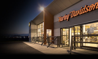 Η Harley-Davidson® αναζητά νέους αντιπροσώπους στην Ελλάδα Η Harley-Davidson®, στο πλαίσιο της στρατηγικής της για περαιτέρω επέκταση στις αγορές που δραστηριοποιείται, αναζητά νέους αντιπροσώπους στην Ελλάδα προκειμένου να διευρύνει το δίκτυο της και να ενισχύσει την παρουσία της στην Ελληνική αγορά. Οι μεταπωλητές της μάρκας είναι οι πρεσβευτές του εμπορικού σήματος και οι θεματοφύλακες της μοναδικής κουλτούρας της Harley-Davidson®, οι οποίοι συμβάλλουν στη δημιουργία εμπειριών, αναμνήσεων και δεσμών που κρατάνε μια ζωή. Ο ρόλος τους, για την μάρκα είναι εξαιρετικά σημαντικός, αφού αποτελούν τη γέφυρα επικοινωνίας με τους λάτρεις της μοτοσυκλέτας και συμβάλλουν στην υλοποίηση του στόχου της Harley-Davidson®, που δεν είναι άλλος από την εκπλήρωση του ονείρου της προσωπικής ελευθερίας. Επιπρόσθετα, το να είσαι ιδιοκτήτης και διαχειριστής ενός εμπορικού καταστήματος της Harley-Davidson® αποτελεί αναμφίβολα μοναδική επιχειρηματική ευκαιρία. Αναλυτικές πληροφορίες για τη διαδικασία εκδήλωσης ενδιαφέροντος είναι διαθέσιμες εδώ ενώ υπάρχει διαθέσιμη και ελληνική σελίδα με τη διαδικασία για να γίνει κάποιος αντιπρόσωπος. Για περισσότερες πληροφορίες μπορείτε να επικοινωνήσετε απευθείας με την εταιρεία με e-mail (ddsee@harley-davidson.com) ή τηλεφωνικώς στο (+30) 210 6109089.