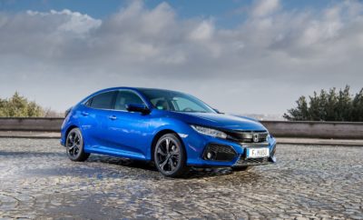 _________________________ Press Kit 2018 Honda Civic 1.6 i-DTEC Περιεχόμενα 1. Εισαγωγή: Το νέο Civic diesel είναι η πιο δυναμική, πολιτισμένη και προηγμένη έκδοση στην ιστορία του μοντέλου 2. Σπορ, ανανεωμένη και ξεχωριστή εξωτερική σχεδίαση 3. Σχεδιασμένη εξ αρχής, η νέα πλατφόρμα στοχεύει σε μία συναρπαστική και δυναμική οδηγική εμπειρία 4. Πλήρως ανανεωμένος 1.6 i-DTEC diesel προσφέρει εξαιρετική απόδοση σε πραγματικές συνθήκες και πολιτισμένη λειτουργία 5. Κορυφαίοι χώροι εσωτερικού, βελτιωμένη πρακτικότητα 6. Η νέα γενιά Honda Connect προσφέρει αναβαθμισμένη, πιο διαισθητική εμπειρία συνδεσιμότητας & ενημέρωσης/ψυχαγωγίας 7. Στάνταρ σε όλη τη σειρά, οι τεχνολογίες Honda SENSING –– κάνουν το νέο Civic ένα από τα ασφαλέστερα αυτοκίνητα στην κατηγορία του 8. Honda of the UK Manufacturing (HUM) – παγκόσμιος κόμβος παραγωγής για το νέο Civic hatchback και τον κινητήρα 1.6 i-DTEC 9. Αξεσουάρ 10. Τεχνικές προδιαγραφές 1. Εισαγωγή: Το νέο Civic diesel είναι η πιο δυναμική, πολιτισμένη και προηγμένη έκδοση στην ιστορία του μοντέλου • Σπορ, προηγμένη και ξεχωριστή σχεδίαση • Σχεδιασμένο για μία συναρπαστική και δυναμική οδηγική εμπειρία • Πλήρως ανανεωμένος 1.6 i-DTEC diesel προσφέρει εξαιρετική απόδοση σε πραγματικές συνθήκες και πολιτισμένη λειτουργία • Παραμένει κορυφαίο σε ευρυχωρία σε συνδυασμό με βελτιωμένη πρακτικότητα • Νέα γενιά Honda Connect με αναβαθμισμένη, διαισθητική λειτουργία • Οι τεχνολογίες Honda SENSING κάνουν το νέο Civic ένα από τα ασφαλέστερα αυτοκίνητα στην κατηγορία Η νέα δέκατη γενιά του Honda Civic είναι ένα δυναμικό, πεντάθυρο, σπορ hatchback. Αντιπροσωπεύει ένα σημαντικό βήμα προόδου για τη Honda στην κατηγορία C, επωφελούμενη από το μεγαλύτερο πρόγραμμα εξέλιξης ενός μοντέλου στην ιστορία της εταιρίας. Το Civic είναι βασικό μοντέλο της Honda στην Ευρώπη και βρίσκεται στην καρδιά τόσο των πωλήσεων όσο και της παράδοσης της μάρκας στην περιοχή σε επίπεδο παραγωγής. Για πολλούς Ευρωπαίους πελάτες το Civic είναι συνώνυμο με τη μάρκα Honda και στόχος για την ομάδα εξέλιξης ήταν μία δυναμική ανανέωση του μοντέλου, που το τοποθετεί σε μία δική του κατηγορία «Η δημιουργία της δέκατης γενιάς Civic αντιπροσωπεύει ένα από τα πιο ολοκληρωμένα και φιλόδοξα προγράμματα εξέλιξης νέου μοντέλου στην ιστορία της Honda,» δήλωσε ο Mitsuru Kariya, Αρχιμηχανικός & Επικεφαλής του Project. «Πέρα από την πρωτοφανή εκμετάλλευση R&D πόρων, η διαδικασία εμπεριείχε και την εμπλοκή των τμημάτων πωλήσεων και παραγωγής σε όλο τον κόσμο, από τη Β. Αμερική και την Ιαπωνία, μέχρι την Ευρώπη, τη Ν. Αμερική και την Ασία. Το πιο σπορ Civic όλων των εποχών, έθεσε νέα πρότυπα στην compact κατηγορία σε επίπεδο δυναμικών επιδόσεων, κατανάλωσης καυσίμου, ευρυχωρίας, ασφάλειας και ποιότητας εσωτερικού.» Η κατάκτηση όμως της ‘κορυφής’ της κατηγορίας – χωρίς επιπτώσεις στην τιμή πώλησης, στην κατανάλωση και την κατασκευή – απαιτούσε μία νέα προσέγγιση και νέες τεχνικές στην κατασκευή του αμαξώματος, την αεροδυναμική και το σχεδιασμό του πλαισίου. Η ομάδα εξέλιξης εστίασε τις προσπάθειές της στην υλοποίηση του βασικού σλόγκαν του project ‘otokomae’ που αποτυπώνει όλους τους στόχους της. Το Otokamae ενσαρκώνει μία αίσθηση φινέτσας και κομψότητας αλλά και εσωτερικής ομορφιάς. Η ομάδα εξέλιξης πραγματοποίησε εκτενείς δοκιμές υπό πραγματικές συνθήκες, αξιολογώντας ακόμα και Ευρωπαϊκά πολυτελή οχήματα, προκειμένου να ορίσει τους στόχους της για οδηγική άνεση, οδική συμπεριφορά, κατευθυντικότητα, χαρακτηριστικά NVH, ποιότητα εσωτερικού και καθολικά πολιτισμένη λειτουργία. Βασισμένο σε μία κληρονομιά 45 χρόνων, το αυτοκίνητο παραμένει πιστό στη φιλοσοφία του πρώτου Civic “ενός αυτοκινήτου για όλους τους ανθρώπους και όλο τον κόσμο”. Είναι ένας συνδυασμός ιδιαίτερης σχεδίασης, σπορτίφ στυλ και ευέλικτης πρακτικότητας – με έμφαση σε μία απολαυστική δυναμική συμπεριφορά. Η δυναμική σιλουέτα ενισχύει τη σπορ προσωπικότητα του Civic με έκδηλη αυτοπεποίθηση. Φαρδύτερο, μακρύτερο και χαμηλότερο από όλους τους προκατόχους του, το νέο Civic έχει κοντούς προβόλους και ισχυρές γραμμές που προδίδουν τα υψηλά επίπεδα αεροδυναμικής απόδοσης. Μία ζωηρή και επιθετική φυσιογνωμία, προτεταμένοι θόλοι των τροχών και ανάγλυφες εμπρός και πίσω εισαγωγές αέρα υποδηλώνουν το σπορ χαρακτήρα του Civic. Το νέο Civic σχεδιάστηκε εξ αρχής για να πληροί τις απαιτήσεις μιας ευέλικτης και απολαυστικής δυναμικής συμπεριφοράς. Ένα ελαφρύ, εξαιρετικά άκαμπτο αμάξωμα – προϊόν καινοτόμων, νέων τεχνολογιών και τεχνικών κατασκευής – συμπληρώνει το χαμηλότερο κέντρο βάρους ενώ ένα προηγμένο, νέο σύστημα ανάρτησης συμβάλλει σε μία απολαυστική οδηγική εμπειρία. Η νέα φαρδύτερα και μακρύτερη πλατφόρμα δημιουργεί ένα εξαιρετικά ευρύχωρο εσωτερικό, το οποίο χαρακτηρίζεται από μία απλή δομή, χωρίς περιττά στοιχεία, νέες τεχνολογίες, εξαιρετική ποιότητα και υλικά υψηλών προδιαγραφών. Η χαμηλωμένη θέση των καθισμάτων αποτελεί μία σημαντική αλλαγή σε σχέση με την ένατη γενιά του μοντέλου. Ο οδηγός έχει καλύτερη αίσθηση επαφής με το όχημα, που επιτείνεται από τη βελτιωμένη ορατότητα στο εμπρός τμήμα του νέου Civic. Το νέο Civic συνεχίζει τη φήμη του μοντέλου σαν ένα όχημα που συνδυάζει απαράμιλλους χώρους επιβατών και αποσκευών με ευέλικτη, πρακτική χρηστικότητα. Η δεύτερη γενιά του συστήματος ενημέρωσης/ψυχαγωγίας και συνδεσιμότητας της Honda περιλαμβάνει ενσωμάτωση των εφαρμογών Apple CarPlay και Android Auto. Εκτός από το νέο Civic i-DTEC diesel, η σειρά περιλαμβάνει επίσης δύο νέους βενζινοκινητήρες VTEC TURBO. Η σειρά τεχνολογιών προηγμένης ασφάλειας & υποστήριξης οδηγού Honda SENSING που διατίθεται με όλες τις εκδόσεις διασφαλίζει ότι το αυτοκίνητο είναι από τα ασφαλέστερα στην κατηγορία του. Το νέο πεντάθυρο Civic hatchback θα κατασκευάζεται στην Ευρώπη, στη Βρετανική μονάδα παραγωγής της Honda και θα εξάγεται σε όλο τον κόσμο. Οι φιλοσοφίες, η προσέγγιση και οι τεχνολογίες που ενσαρκώνει το νέο Civic επιβεβαιώνουν τη θέση της Honda ως μιας σπορ, προηγμένης μάρκας, και παράλληλα τη δέσμευσή της στην Ευρώπη και στην compact κατηγορία. 2. Σπορ, ανανεωμένη και ξεχωριστή εξωτερική σχεδίαση • Συναρπαστική, νέα ερμηνεία της σχεδιαστικής ταυτότητας του Civic • Χαμηλότερο, φαρδύτερο και μακρύτερο από το προηγούμενο μοντέλο για πιο αεροδυναμική σιλουέτα και στιβαρό στήσιμο που αποπνέει σιγουριά και αυτοπεποίθηση • Κορυφαία αεροδυναμική Με δυναμικό νέο στήσιμο και προηγμένη αεροδυναμική, το νέο Civic προάγει τη σχεδίαση στην επόμενη εποχή. Ένα αεροδυναμικό, σφηνοειδές αμάξωμα αποτυπώνει μία νέα σχεδιαστική κατεύθυνση της Honda που προσδίδει έναν ισχυρό και σπορ χαρακτήρα. Οι έντονες γραμμές πλαισιώνονται από το πιο ολοκληρωμένο αεροδυναμικό πακέτο στη μικρομεσαία κατηγορία, που περιλαμβάνει ποδιές πλήρους κάλυψης κάτω από το αμάξωμα. Η αθλητική εμφάνιση ξεκινά με ένα χαμηλωμένο αμάξωμα μεγάλου πλάτους. Το νέο Civic είναι 30 mm φαρδύτερο, 136 mm μακρύτερο και 20 mm χαμηλότερο από το μοντέλο της προηγούμενης γενιάς. Οι πλούσιες διαστάσεις προάγουν την ξεχωριστή σχεδίαση και το σπορ στυλ, ενώ παράλληλα συμβάλλουν στη συναρπαστική δυναμική συμπεριφορά και την αυξημένη ευρυχωρία του εσωτερικού. Νέοι μεγαλύτεροι και φαρδύτεροι τροχοί και ελαστικά τονίζουν το μεγάλο πλάτος, ενώ το μακρύ μεταξόνιο, οι κοντοί πρόβολοι και η αεροδυναμική σχεδίαση του αμαξώματος ενισχύουν τη δυναμική αίσθηση που αποπνέει το εξωτερικό. «Εκείνο με το οποίο επιδιώξαμε να τονίσουμε στο πλήρως ανανεωμένο Civic ήταν ένα γνήσιο ταλέντο,» σχολιάζει ο Mitsuru Kariya, Αρχιμηχανικός & Επικεφαλής του Project. «Και μπορεί αυτό να μην έχει άμεση σχέση με το στυλ, ωστόσο η αθλητική εξωτερική εμφάνιση πρέπει να υποδηλώνει τις δυναμικές αρετές και τις τεχνολογίες που κρύβει το αυτοκίνητο.» Οι σπορ και προηγμένες σχεδιαστικές λεπτομέρειες περιλαμβάνουν έναν κοντό εμπρός πρόβολο με χαρακτηριστικούς αεραγωγούς και μία σπορ και δυναμική παρουσία. Το αποτέλεσμα είναι μία έντονη, δυναμική και σύγχρονη εκδοχή της ταυτότητας Honda, που ενσωματώνει τους χαρακτηριστικούς προβολείς Honda. Το επάνω άκρο των φώτων συναντά το αντίστοιχο τμήμα της μάσκας στο εμπρός άκρο του καπό, για τη δημιουργία μιας κομψής, συνεχούς λωρίδας σε όλο το πλάτος του αυτοκινήτου, που ενισχύει το στιβαρό του στήσιμο. Ανάλογα με την έκδοση, τα λεπτά, high-tech εμπρός φωτιστικά σώματα διαθέτουν είτε προηγμένους προβολείς LED ή λαμπτήρες αλογόνου τύπου projector. Όλα τα μοντέλα περιλαμβάνουν φώτα ημέρας LED που φωτίζουν μία λωρίδα σχήματος μπαστουνιού του χόκεϊ στην εξωτερική πλευρά των φωτιστικών μονάδων. Οι λείες και σφηνοειδείς γραμμές του αμαξώματος συνεχίζονται στα πλευρά του αυτοκινήτου, με μία χαρακτηριστική γραμμή να διχοτομεί τις λαβές των εμπρός και πίσω θυρών πριν καταλήξει στα χαρακτηριστικά, σχήματος C πίσω φώτα LED. Στο sedan, αυτά προσφέρουν μία ακόμα εντυπωσιακή ερμηνεία της νέας χαρακτηριστικής σχεδίασης Civic, με το πάνω άκρο των φώτων να εκτείνεται μέχρι την αεροτομή. Μία δεύτερη, κάτω πλαϊνή, χαρακτηριστική γραμμή αμαξώματος εκτείνεται από τη βάση της εμπρός πόρτας πίσω από τον εμπρός τροχό, μέχρι τις πόρτες και συναντά τους πίσω θόλους των τροχών, δημιουργώντας μία αίσθηση κίνησης προς τα εμπρός που τονίζει τις δυναμικές δυνατότητες του αυτοκινήτου. Η έντονα κεκλιμένη γραμμή της οροφής, με μία κεραία τύπου πτερυγίου, ρέει στις κολόνες C που επεκτείνουν το δυναμικό σχήμα προς τα πίσω. Χαρακτηριστικές εξοχές στην οροφή του hatchback ανεβαίνουν από το πάνω τμήμα των κολόνων C προς τις πάνω γωνίες του πίσω παρμπρίζ και συναντούν την ‘αιωρούμενη’ αεροτομή της οροφής. Μία δεύτερη αεροτομή, πιο χαμηλά, στην πίσω πόρτα ενσωματώνει το κεντρικό, τρίτο φως στοπ. Στο sedan, μία ακόμα στιλιστική γραμμή εκτείνεται από το φινιστρίνι τις κολόνας C μέχρι το πορτμπαγκάζ που εξοπλίζεται με ένα διακριτικό σπόιλερ για βελτίωση της αεροδυναμικής. Οι έντονες πτυχώσεις του πίσω προφυλακτήρα και οι ανάγλυφοι αεραγωγοί ολοκληρώνουν μια εντυπωσιακή και σπορ εμφάνιση. Η συνολική εικόνα αποπνέει κομψότητα και προηγμένο δυναμισμό με μία ξεχωριστή και σύγχρονη εκδοχή της εξωτερικής σχεδίασης του Civic. Το νέο Civic θα διατίθεται σε επτά εξωτερικές αποχρώσεις: απλή Rallye Red, μεταλλικές Lunar Silver, Polished Metal και Brilliant Blue, και ιριδίζουσες White Orchid, Crystal Black και Sonic Grey Κορυφαία αεροδυναμική Η ομάδα εξέλιξης του Civic επεδίωξε να δημιουργήσει το πιο αεροδυναμικό αμάξωμα στην compact κατηγορία, εξισορροπώντας τη χαμηλή αεροδυναμική αντίσταση με την ευστάθεια στις υψηλές ταχύτητες. Και το πέτυχε με προσεκτική διαχείριση της ροής του αέρα πάνω και κάτω από το αμάξωμα για να ελαχιστοποιήσει την άνωση. Ο αεροδυναμικός συντελεστής CdA – ο συνδυασμός συντελεστή οπισθέλκουσας (Cd) και μετωπικής επιφάνειας (A) – είναι βελτιωμένος κατά 3% συγκριτικά με το απερχόμενο Civic αγγίζοντας τα καλύτερα επίπεδα της κατηγορίας, σύμφωνα με τα δεδομένα εσωτερικών δοκιμών της Honda. Η προηγμένη σχεδίαση των κολόνων Α και των εμπρός και πίσω προφυλακτήρων ελαχιστοποιούν το στροβιλισμό του διερχόμενου αέρα, ενώ το σχήμα της εμπρός μάσκας βοηθά στη μείωση των απωλειών του αέρα ψύξης του κινητήρα. Ποδιές κάτω από τον κινητήρα και το πάτωμα του αυτοκινήτου δημιουργούν μία σχεδόν επίπεδη επιφάνεια στο κάτω μέρος του αμαξώματος, ενώ πτερύγια στους θόλους των τροχών απομακρύνουν τη ροή αέρα γύρω από τα ελαστικά. Τα μέτρα αυτά συμβάλλουν στην απόδοση της ροής αέρα και μειώνουν την αεροδυναμική αντίσταση και για τους δύο τύπους αμαξωμάτων, ενώ ένα νέο σχέδιο αλουμινένιας ζάντας που πετυχαίνει περαιτέρω μείωση 4% συγκριτικά με την προηγούμενη γενιά Civic. Ο κοντός εμπρός πρόβολος συμβάλλει επίσης στη βελτιωμένη αεροδυναμική απόδοση, ενώ τα πρεσαριστά ατσάλινα σιλανσιέ από χάλυβα είναι αεροδυναμικά διαμορφωμένα και καταργούν την ανάγκη για ένα πρόσθετο κάλυμμα στο πίσω τμήμα του οχήματος. Το παρμπρίζ και τα κρύσταλλα των πλαϊνών παραθύρων που τοποθετούνται ‘πρόσωπο’ με το αμάξωμα και τα ελαχιστοποιημένα κενά μεταξύ των πάνελ βελτιώνουν περαιτέρω την αεροδυναμική απόδοση. Στο Civic hatchback, η κάτω αεροτομή της πίσω πόρτας παίζει σημαντικό ρόλο στο διαχείριση της ροής του αέρα που αποκολλάται στο πίσω τμήμα του αυτοκινήτου. Είναι ειδικά σχεδιασμένη, διαμορφωμένη με ακρίβεια σε πλάτος και ύψος, για τη δημιουργία ενός καθαρού ρεύματος αέρα, μειώνοντας το στροβιλισμό πίσω από το αυτοκίνητο, αυξάνοντας την αεροδυναμική απόδοση του Civic. 3. Σχεδιασμένη εξ αρχής, η νέα πλατφόρμα στοχεύει σε μία συναρπαστική και δυναμική οδηγική εμπειρία • Το νέο Civic είναι αποτέλεσμα του μεγαλύτερου προγράμματος εξέλιξης ενός μοντέλου στην ιστορία της Honda • Η πιο συναρπαστική και απολαυστική οδηγική εμπειρία όλων των εποχών με Civic • Χαμηλότερη, πιο σπορ θέση οδήγησης • Νέα διάταξη ανάρτησης προσφέρει εξαιρετική οδική συμπεριφορά και οδηγική άνεση • Προηγμένη διαχείριση χαρακτηριστικών NVH για εξαιρετικά αθόρυβο περιβάλλον εσωτερικού Αναγνωρίζοντας ότι οι πελάτες στους οποίους απευθύνεται το νέο Civic στις παγκόσμιες αγορές προσδοκούν τώρα ανώτερα πρότυπα ποιότητας, πολιτισμένης λειτουργίας και δυναμικών επιδόσεων, η ομάδα εξέλιξης του Civic δούλεψε πάνω στο πιο εκτεταμένο πρόγραμμα της Honda για την παραγωγή ενός μοντέλου, δημιουργώντας ένα εντελώς νέο αυτοκίνητο εξ αρχής. Στόχος ήταν το Civic να ξαναγίνει ένα αυτοκίνητο με ξεχωριστό σπορ χαρακτήρα. Από τα πρώτα στάδια εξέλιξης της πλατφόρμας, η ομάδα σχεδιασμού χρησιμοποίησε σαν μέτρο σύγκρισης τα παγκοσμίως καλύτερα μικρομεσαία αυτοκίνητα, ανάμεσά τους και κορυφαία premium Ευρωπαϊκά μοντέλα. Η διαδικασία αξιολόγησης χρησίμευσε για να προσδιοριστούν οι στόχοι του νέου Civic ως προς την οδηγική άνεση, τη συμπεριφορά, τα χαρακτηριστικά διεύθυνσης και τα επίπεδα NVH, ταυτόχρονα με την ποιότητα του εσωτερικού και τη συνολική πολιτισμένη λειτουργία «Από τα πρώτα στάδια, ορίσαμε σαν Νο1 στόχο γι’ αυτό το Civic τις ενθουσιώδεις επιδόσεις» σχολίασε ο Mitsuru Kariya, Αρχιμηχανικός & Επικεφαλής του Project. «Οι στόχοι δυναμικών επιδόσεων τέθηκαν και επιτεύχθηκαν μέσα από ένα επίπονο, εξουθενωτικό πρόγραμμα δοκιμών και εξέλιξης. Το αποτέλεσμα είναι μία πλατφόρμα που προσφέρει ανώτερη οδηγική ευστάθεια και πολιτισμένη λειτουργία και μία χαμηλωμένη θέση οδήγησης που ενισχύει την αυτοπεποίθηση.» Παρά το φιλόδοξο πρόγραμμα σχεδιασμού & παραγωγής, το νέο Civic παραμένει “ένα αυτοκίνητο για όλους, ένα αυτοκίνητο για τον κόσμο”, διατηρώντας τη θέση του σαν ένα προσιτό, compact αυτοκίνητο σε επίπεδο κόστους, κατανάλωσης και της διαδικασίας κατασκευής. Έτσι η διαδικασία εξέλιξης απαιτούσε μία νέα προσέγγιση και νέες τεχνικές στην κατασκευή του αμαξώματος, την αεροδυναμική, τα συστήματα κίνησης και τη σχεδίαση του πλαισίου. Το παγκόσμιο πρόγραμμα – πρωτοφανές σε τέτοια κλίμακα για τη Honda – ενσωμάτωσε την πεντάθυρη, την τετράθυρη, την coupe και την Type R έκδοση στο πλαίσιο ενός προγράμματος εξέλιξης που στόχο είχε να υπερβεί τα Ευρωπαϊκά πρότυπα ποιότητας και επιδόσεων. Η εξέλιξη του 5θυρου Civic για την Europe πραγματοποιήθηκε μέσω εκτενών δοκιμών στο δρόμο, σε όλη τη Γερμανία και το Ηνωμένο Βασίλειο. Προηγμένο, νέο αυτοφερόμενο αμάξωμα Η σχεδίαση της νέας πλατφόρμας, η επιλογή υλικών, η διαδικασία σχεδιασμού/παραγωγής, και ο καινοτόμες τεχνικές κατασκευής ήταν καθοριστικοί παράγοντες στη δημιουργία μιας ελαφρύτερης και πολύ πιο άκαμπτης δομής. Είναι κατά 16 kg ελαφρύτερη από αυτή της προηγούμενης γενιάς Civic, με 52% βελτιωμένη στρεπτική ακαμψία. Η βελτιωμένη ακαμψία και η σχεδίαση του αυτοφερόμενου αμαξώματος συνέβαλαν σημαντικά στις βελτιώσεις των χαρακτηριστικών NVH. Ανάμεσα στα σημαντικότερα σχεδιαστικά στοιχεία είναι εμπρός και πίσω ‘δακτύλιοι’ τροπέτου που περικλείουν το εσωτερικό της καμπίνας. Περαιτέρω ακαμψία προσφέρει η άκαμπτη δομή του πατώματος εμπρός, που περιλαμβάνει εγκάρσιες ενισχύσεις στο χώρο του κινητήρα και μεταξύ των βάσεων των κολόνων Α και Β. Τα ελαφρά, υψηλής αντοχής υλικά που χρησιμοποιούνται σε όλη τη δομή βελτιώνουν την ακαμψία του αμαξώματος και την ασφάλεια στις συγκρούσεις. Πρεσαριστό ατσάλι διαμορφωμένο εν θερμώ χρησιμοποιήθηκε σε μεγαλύτερο ποσοστό, με αποτέλεσμα μία αύξηση στο 12% από 6% του προηγούμενου Civic hatchback και στο 14% από μόλις 1% στο Civic sedan). Η χρήση ατσαλιού εξαιρετικά υψηλής αντοχής αυξάνει την αντοχή και μειώνει το συνολικό βάρος ολόκληρου του πλαισίου του αμαξώματος. Για παράδειγμα, μία από τις σημαντικότερες περιοχές για τη συνολική αντοχή της πλατφόρμας είναι η κολόνα Β και το μαρσπιέ. Μία ακόμα καινοτομία εφαρμόζεται στη διαδικασία της συναρμολόγησης του αμαξώματος, με πρωτοποριακή, άκρως αποδοτική τεχνική σύνδεσης. Ολόκληρο το εσωτερικό πλαίσιο συναρμολογείται πρώτο, ακολουθεί το εξωτερικό πλαίσιο και μετά οι σύνδεσμοι. Αυτό διαφοροποιεί τη συμβατική μέθοδο συναρμολόγησης του αμαξώματος, όπου το εξωτερικό πλαίσιο συναρμολογείται πρώτο, και ακολουθεί η συναρμολόγηση του εσωτερικού και οι σύνδεσμοι. Η νέα τεχνολογία παραγωγής συμβάλλει τρομερά στη συνολική ακαμψία του αμαξώματος. Ηλεκτροπόντες πυκνής συγκόλλησης ανά 20 χιλιοστά σε κρίσιμες περιοχές του αμαξώματος αυξάνουν αισθητά την ακαμψία και αντοχή συγκριτικά με τις συμβατικές τεχνικές ανά 40 και 50 χιλιοστά. Αυτές οι καινοτομίες σχεδιασμού, εξέλιξης και παραγωγής πέτυχαν μία αύξηση 65% στη συνολική αντοχή του αμαξώματος στην κάμψη του hatchback και 19% για το sedan συγκριτικά με την προηγούμενη γενιά Civic, και 41% αύξηση στη στρεπτική ακαμψία για το hatchback και 23% για το sedan. Κατ’ επέκταση, αυτό επιτρέπει καλύτερη ρύθμιση της ανάρτησης για ανώτερα επίπεδα οδηγικής άνεσης και συμπεριφοράς. Το πιο ευέλικτο και δυναμικό Civic στην ιστορία του μοντέλου Η προηγμένη πλατφόρμα βελτιστοποιεί τις προοπτικές δυναμικής του πλαισίου. Η ομάδα σχεδίασης στόχευσε στην επίτευξη της καλύτερης συμπεριφοράς και οδηγικής άνεσης στην κατηγορία. Η νέα ανάρτηση, ένα χαμηλότερο κέντρο βάρους και η αυξημένη ακαμψία του αμαξώματος χαρίζουν στην νέα γενιά Civic άριστα χαρακτηριστικά συμπεριφοράς. Η διεξοδική εξέλιξη σε συνδυασμό με τεχνικές και τεχνολογίες που αυξάνουν την ενδοτικότητα έχουν σαν αποτέλεσμα μία εξαιρετική οδηγική άνεση. Το ρεζερβουάρ καυσίμου του Civic είναι τοποθετημένο σε νέα θέση, και το πάτωμα είναι χαμηλότερο συγκριτικά με του προηγούμενου μοντέλου. Στο hatchback, η αλλαγή αυτή, σε συνδυασμό με τις βελτιώσεις στο πλαίσιο και την ανάρτηση, το κέντρο βάρους του νέου μοντέλου βρίσκεται 10 mm χαμηλότερα από του προηγούμενου. Οι αλλαγές αυτές επιτρέπουν επίσης την τοποθέτηση της θέσης οδήγησης πιο κοντά στο δρόμο με hip point (σημείο ύψους γοφών) 35 mm χαμηλότερα στο hatchback, 20 mm χαμηλότερα στο sedan), στοιχείο που χαρίζει μία πιο σπορ αίσθηση. Μπροστά, η εμπρός ανάρτηση με γόνατα MacPherson και κάτω βραχίονες προσφέρει υψηλή πλευρική ακαμψία για γραμμική απόκριση, και χαμηλή διαμήκη ακαμψία για βελτιστοποιημένη απορρόφηση κραδασμών. Το σύστημα διεύθυνσης – κρεμαγιέρα με δύο πινιόν και μεταβλητή, ηλεκτρική υποβοήθηση είναι ειδικά ρυθμισμένο για τις Ευρωπαϊκές αγορές. Συγκριτικά με άλλες εκδόσεις της παγκόσμιας οικογένειας του Civic, το πεντάθυρο για την Ευρώπη είναι ειδικά χαρτογραφημένο για ταχύτερη, πιο άμεση απόκριση διεύθυνσης και ακόμα πιο σπορ αίσθηση. Το σύστημα δύο πινιόν εμφανίστηκε για πρώτη φορά στο 2015 Civic Type R Hatchback υψηλών επιδόσεων. Παρόμοιες τεχνολογίες κατά κανόνα χρησιμοποιούνται από κατασκευαστές μόνο σε premium ή μοντέλα υψηλών επιδόσεων. Η πληροφόρηση (feedback) από το σύστημα διεύθυνσης με ηλεκτρική υποβοήθηση (EPS) είναι εξαιρετική χάρη στην προσπάθεια της ομάδας εξέλιξης να πετύχει άμεση απόκριση, ακριβή κατευθυντικότητα, ομαλή λειτουργία και μία αίσθηση ασφαλούς πρόβλεψης. Η μεταφορά κραδασμών στο τιμόνι ελαχιστοποιείται με αύξηση της διαμέτρου της κολώνας του τιμονιού και με την τοποθέτηση του ελαφρού ηλεκτρικού μοτέρ υποβοήθησης στην κρεμαγιέρα δύο πινιόν αντί της συμβατικής θέσης στην κολώνα του τιμονιού. Τόσο κρίσιμη ήταν η αίσθηση διεύθυνσης στους συνολικούς στόχους της πλατφόρμας, για δυναμικές επιδόσεις, ώστε η εξέλιξη του EPS ξεκίνησε από τα πρώτο στάδια του προγράμματος σχεδιασμού της πλατφόρμας πριν από επτά χρόνια. Πίσω, μία νέα ανάρτηση πολλαπλών συνδέσμων και ένα νέο άκαμπτο υποπλαίσιο προσφέρουν αυξημένη ευστάθεια για ανώτερη οδηγική άνεση και ασφαλή οδήγηση στις υψηλές ταχύτητες καθώς και πιο γραμμική απόκριση σε συνδυασμό με τη ρύθμιση του EPS. Ιδιαίτερη προσοχή δόθηκε στις βάσεις της ανάρτησης προκειμένου να διασφαλιστεί η βέλτιστη ακαμψία και η αποτελεσματικότητα. Για πρώτη φορά σε μοντέλο της Honda, υδραυλικά σαϊλεντμπλόκ μπροστά και πίσω προφέρουν ανώτερη απόσβεση και έλεγχο των κραδασμών του πλαισίου. Επιπλέον, τα νέα υποπλαίσια μπροστά και πίσω έχουν ειδική διάταξη ώστε τα εγκάρσια φορτία να μεταφέρονται πιο άμεσα μέσω της ανάρτησης. Adaptive Damper System - Σύστημα Προσαρμοζόμενων Αποσβεστήρων (διατίθεται μόνο με το Civic hatchback) Ορισμένα κορυφαία μοντέλα σε επίπεδο εξοπλισμού διαθέτουν ένα προηγμένο σύστημα προσαρμοζόμενων αποσβεστήρων τεσσάρων σημείων που παρουσιάστηκε για πρώτη φορά σε όλο τον κόσμο με το 2014 Civic Tourer. Το σύστημα επιτρέπει στον οδηγό να επιλέγει τη δύναμη απόσβεσης από δύο προγράμματα σύμφωνα με τις οδηγικές συνθήκες. Με τον τρόπο αυτό, το αυτοκίνητο ταξιδεύει με άνεση στον αυτοκινητόδρομο, ενώ παράλληλα είναι σταθερό και ευέλικτο στη σπορ οδήγηση. Το σύστημα περιλαμβάνει δύο ρυθμίσεις – normal και dynamic – διαμορφωμένες με κριτήριο την άριστη ευστάθεια και άνεση σε μεταβαλλόμενες συνθήκες φορτίου και οδήγησης. Μία ηλεκτρονική μονάδα ελέγχου υπολογίζει την κίνηση του αμαξώματος από τα δεδομένα που συγκεντρώνει από τους ενσωματωμένους αισθητήρες τριών αξόνων στο αμάξωμα. Στη συνέχεια, ελέγχει μία ηλεκτρομαγνητική βαλβίδα σε κάθε αποσβεστήρα που ρυθμίζει τη ροή λαδιού, που με τη σειρά της μεταβάλει τη δύναμη απόσβεσης. Agile Handling Assist (AHA) Το ηλεκτρονικό σύστημα ελέγχου ευστάθειας της Honda - Agile Handling Assist (AHA) είναι ειδικά ρυθμισμένο για την Ευρωπαϊκή αγορά σε συνάρτηση με την κατάσταση των δρόμων και τα οδηγικά στυλ. Προσφέρει έξυπνη, διακριτική επέμβαση για μεγαλύτερη ασφάλεια και πιο ομαλή, πιο προβλέψιμη συμπεριφορά στις χαμηλές και υψηλές ταχύτητες και σε αργούς ή γρήγορους ελιγμούς διεύθυνσης. Κορυφαία αθόρυβη λειτουργία Ο σχεδιασμός της πλατφόρμας του νέου Civic και η εξωτερική σχεδίαση προσφέρουν ένα αθόρυβο, ποιοτικό περιβάλλον στο εσωτερικό, χάρη στη βέλτιστη διαχείριση θορύβων, κραδασμών και τριγμών (NVH). Η απουσία θορύβων είναι αποτέλεσμα της μείωσης της παραγωγής θορύβων και κραδασμών και της μεταφοράς τους μέσω της δομής του αμαξώματος, αλλά και της μελετημένης χρήσης ήχο-απορροφητικών και ηχομονωτικών υλικών. Η ελαχιστοποίηση της παραγωγής θορύβων στην πηγή τους απορρέει από την εφαρμογή ποικίλων στρατηγικών μέτρων. Για παράδειγμα, ‘νεύρα’ στο συνολικά πιο άκαμπτο μπλοκ κυλίνδρων του κινητήρα μειώνουν τη μετάδοση θορύβων και κραδασμών. Επίσης έχει βελτιστοποιηθεί τόσο η ακαμψία των βάσεων του κινητήρα, όσο και η έδρασή τους στο αμάξωμα. Η μεταφορά κραδασμών μέσω του πλαισίου έχει μειωθεί χάρη στην πιο άκαμπτη δομή του αμαξώματος, που είναι λιγότερο ευαίσθητη στους κραδασμούς, ενώ η αναγνώριση των ζωνών μεταφοράς θορύβων βοήθησε τους μηχανικούς να βελτιστοποιήσουν τις δομές σε αυτές τις περιοχές για να ελαχιστοποιηθεί η μεταφορά και μετάδοση θορύβων, κραδασμών και τριγμών (NVH). Για τη διαχείριση των εξωτερικών θορύβων, εφαρμόστηκαν ολοκληρωμένα μέτρα στεγανοποίησης και βελτίωσης της αεροδυναμικής του αυτοκινήτου. Μεγαλύτερα πάνελ αμαξώματος στο νέο Civic είναι διαμορφωμένα με τη βοήθεια σχεδίασης μέσω υπολογιστή (CAE) για μείωση του ‘βουητού’, ενώ ο συνδυασμός υλικών μεταξύ των κολώνων Α και Β και των μαρσπιέ μειώνουν τους κραδασμούς στο ρελαντί. Ένα ‘ακουστικό’ παρμπρίζ χρησιμοποιεί εξωτερικό στρώμα κρυστάλλου ασφαλείας 2,1 mm, ένα μεσαίο στρώμα πολυβινυλοβουτανάλης (PVB) 0,7 mm για μείωση των θορύβων και ένα εσωτερικό στρώμα κρυστάλλου ασφαλείας 1,8 mm, δημιουργώντας ένα συνολικό πάχος 4,6 mm – ο συνδυασμός όλων προσφέρει κορυφαία αποτελέσματα στη μείωση του αεροδυναμικού θορύβου. Και οι πόρτες του Civic διαθέτουν τσιμούχες τριών στρωμάτων που εμποδίζουν την είσοδο του αέρα και λοιπών εξωτερικών θορύβων. Για να εισέρχεται όσο το δυνατόν λιγότερος θόρυβος από το δρόμο, ο χώρος του κινητήρα του νέου Civic και τα υποδαπέδια καλύμματα περιέχουν ηχομονωτικά υλικά όπως και οι πίσω θόλοι τροχών. Το τροπέτο, το εσωτερικό και τα εξωτερικά πάνελ το ταμπλό και η μοκέτα της καμπίνας περιλαμβάνουν περαιτέρω ήχο-απορροφητικά συνθετικά υλικά. Το υψηλό επίπεδο ποιότητας της καμπίνας σημαίνει ένα πιο αθόρυβο, πιο ξεκούραστο περιβάλλον με λιγότερους περισπασμούς για τον οδηγό, ώστε να μπορεί να απολαμβάνει την οδηγική εμπειρία πίσω από το τιμόνι. 4. Πλήρως ανανεωμένος 1.6 i-DTEC diesel προσφέρει εξαιρετική απόδοση σε πραγματικές συνθήκες και πολιτισμένη λειτουργία • Σπορ απόκριση, μείωση εκπομπών CO2 και υψηλή οικονομία καυσίμου σε πραγματικές συνθήκες • Τεχνολογίες μείωσης τριβών για πιο πολιτισμένη λειτουργία και χαμηλότερες εκπομπές NOx • Νέα σφυρήλατα ατσάλινα έμβολα μειώνουν τις απώλειες ψύξης μέσα στο μπλοκ του κινητήρα • Ο αναβαθμισμένος κινητήρας συναρμολογείται στην Honda of the UK Manufacturing στο Swindon Η Honda ολοκλήρωσε την αναβάθμιση του 1.6 i-DTEC 120 PS diesel για τη νέα σειρά Honda Civic, πετυχαίνοντας έναν μοναδικό συνδυασμό επιδόσεων και απόδοσης. Στόχος εξέλιξης ήταν η σπορ απόκριση και η αίσθηση ευελιξίας για τον οδηγό, η πιο πολιτισμένη λειτουργία μέσω τεχνολογιών ακριβείας και τα χαμηλότερα επίπεδα εκπομπών NOx. Ο τετρακύλινδρος i-DTEC diesel 1.597cc αποδίδει μέγιστη ισχύ 120 PS (88 kW) στις 4.000 rpm και μέγιστη ροπή 300Nm στις 2.000 rpm, επιταχύνοντας το Civic από στάση στα 100 km/h σε 10,5 δεύτερα. Οι εκπομπές CO2 (σύμφωνα με τα νέα πρότυπα δοκιμών NEDC *) ξεκινούν από 91 g/km (Civic Sedan) και 93 g/km (Civic Hatchback), σε συνδυασμό με το εξατάχυτο μηχανικό κιβώτιο. Οι τιμές κατανάλωσης μικτού κύκλου σύμφωνα με τις νέες συνθήκες δοκιμών* είναι 3,4l/100 km (Sedan) και 3,5l/100 km (Hatchback). Οι βελτιώσεις στον 1.6L diesel περιλαμβάνουν μείωση τριβών στους κυλίνδρους, πιο αποδοτική μετατροπή των οξειδίων του αζώτου NOx, και περαιτέρω αναβάθμιση της οδηγησιμότητας. Οι μηχανικοί της Honda έχουν εφαρμόσει νέες διαδικασίες παραγωγής, με πρωτοποριακά υλικά και εξαρτήματα επόμενης γενιάς για να δημιουργήσουν έναν πλήρως ανανεωμένο κινητήρα. Ελαφριά, αλουμινένια δομή Ο 1.6 i-DTEC της Honda αποτελείται από μία ελαφριά, αλουμινένια κυλινδροκεφαλή που συνδέεται σε ένα αλουμινένιο, open-deck, χυτό μπλοκ για ελαχιστοποίηση του βάρους του κινητήρα. Στον ανανεωμένο i-DTEC, η εξωτερική σχεδίαση έχει βελτιωθεί με πρόσθετα χυτά νεύρα που έχουν προστεθεί στο μπλοκ των κυλίνδρων. Τα νεύρα αυτά αυξάνουν τη δομική ακαμψία και, κατά συνέπεια, βελτιώνουν τη διαχείριση θορύβων, κραδασμών και τριγμών. Η ελαφριά κυλινδροκεφαλή με δύο εκκεντροφόρους επικεφαλής (DOHC) κατασκευάζεται από χυτό κράμα αλουμινίου. Λόγω της βελτιωμένης ψύξης του μπλοκ, η κεφαλή απαιτεί λιγότερη ενίσχυση, άρα το πάχος – και κατ’ επέκταση το βάρος – της αλουμινένιας δομής έχει μειωθεί. Το νέο εξάρτημα είναι 280 γραμμάρια ελαφρύτερο από τον 1.6 i-DTEC της προηγούμενης γενιάς, μείωση 2%. Έμβολα και μπιέλες Στον προηγούμενο 1.6 i-DTEC, τα έμβολα ήταν αλουμινένια, ενώ τώρα κατασκευάζονται από ατσάλι. Η χρήση σφυρήλατου ατσαλιού μειώνει τις απώλειες ψύξης. Εμποδίζει τη διαφυγή θερμικής ενέργειας από το μπλοκ του κινητήρα, ενώ μπορεί να βελτιωθεί η θερμική απόδοση. Με αυτή την αλλαγή, η κυλινδροκεφαλή μπορεί να είναι λεπτότερη και ελαφρύτερη χωρίς να υπονομεύεται η αντοχή. Ένας πολύ ανθεκτικός ελαφρύς στρόφαλος χρησιμοποιείται επίσης για ελαχιστοποίηση του βάρους. Τεχνολογία μείωσης τριβών Κύριος στόχος για τους μηχανικούς εξέλιξης της Honda που είχαν δουλέψει στον προηγούμενο 1.6 i-DTEC ήταν να μειώσουν τη μηχανική τριβή του diesel σε επίπεδα βενζινοκινητήρα. Με το νέο, αναβαθμισμένο 1.6 i-DTEC, η εξέλιξη έχει προχωρήσει κατά ένα βήμα με πρόσθετες τεχνολογίες μείωσης τριβών. Ο νέος 1.6 i-DTEC διαθέτει επεξεργασία ‘super plateau honing’, που μειώνει τις τριβές ανάμεσα στα έμβολα και στους κυλίνδρους δημιουργώντας μία πολύ ομαλή επιφάνεια. Το ‘Plateau honing’ είναι μία διαδικασία δύο σταδίων που χρησιμοποιεί δύο διαδικασίες λείανσης αντί της μίας συμβατικής. Η διαδικασία αυτή βελτιώνει τη μακροπρόθεσμη αντοχή του κινητήρα στη φθορά. Η χαμηλότερη τριβή παράγει λιγότερη θερμότητα και έτσι το plateau honing συμβάλλει στη χαμηλότερη, μέγιστη πίεση καύσης (Pmax) στους κυλίνδρους: από 15,8 MPa που ήταν στον προηγούμενο 1.6 i-DTEC, τώρα γίνεται 14.6 MPa. Χαμηλώνοντας τη θερμοκρασία και την πίεση κατά τη διάρκεια της καύσης, η Honda κατάφερε να μειώσει την κατανάλωση από τον 1.6 i-DTEC, παρουσιάζοντας ακόμα και πρόσθετες τεχνολογίες για μείωση των παραγόμενων NOx – κάτι που συνήθως αυξάνει την κατανάλωση. Πιο ομαλοί εσωτερικοί μηχανισμοί βοηθούν στη βελτίωση της απόδοσης αλλά και της απόκρισης, διαμορφώνοντας μία ακόμα πιο σπορ συμπεριφορά. Νέας γενιάς αποδοτικός υπερσυμπιεστής Ο ανανεωμένος 1.6 i-DTEC χρησιμοποιεί υπερσυμπιεστή νέας σχεδίασης. Υιοθετεί μία αποδοτική μεταβλητή γεωμετρία φτερωτής, και η ταχύτητα περιστροφής του ελέγχεται με ακρίβεια από τα ηλεκτρονικά του αυτοκινήτου, ελαχιστοποιώντας την υστέρηση τούρμπο και προσφέροντας ένα βέλτιστο συνδυασμό ροπής στις χαμηλές-μεσαίες στροφές και επιδόσεων στις υψηλές. Η απώλεια ενέργειας από το σύστημα είναι χαμηλότερη σε σχέση με τον προηγούμενο i-DTEC, χάρη στη νέα σχεδίαση του συμπιεστή υπερπλήρωσης. Αποδοτικό σύστημα ψεκασμού καυσίμου και ροή αέρα κινητήρα Ο κινητήρας 1.6L χρησιμοποιεί ένα ηλεκτρομαγνητικό σύστημα μπεκ καυσίμου που μπορεί να λειτουργεί σε υψηλή πίεση 1800bar. Όσο υψηλότερη είναι η πίεση τόσο μεγαλύτερη η ταχύτητα ψεκασμού, ενώ το σπρέι αναμιγνύεται καλύτερα με τον αέρα στο θάλαμο καύσης. Αυτό μεταφράζεται σε καθαρότερη και αποδοτικότερη καύση για την επίτευξη χαμηλότερων εκπομπών ρύπων και κατανάλωσης. Οι κύλινδροι του i-DTEC έχουν υψηλή ογκομετρική απόδοση, με υψηλότερη ροή εισαγωγής και κυλινδροκεφαλή αυξημένου στροβιλισμού, η οποία ελέγχει με ακρίβεια τη διαδικασία καύσης για μείωση των λεγόμενων ‘θερμών σημείων’ που δημιουργούν ανεπιθύμητους ρύπους. Στη ροή εισαγωγής του κινητήρα συνεισφέρει ένα σύστημα EGR (Exhaust Gas Recirculation) που λειτουργεί σε υψηλή και χαμηλή πίεση για μείωση των εκπομπών NOx. Η Honda έχει κάνει αρκετές ρυθμίσεις στα μπεκ για μείωση των ρύπων. Η προσθήκη μεταψεκασμού σε χαμηλότερες θερμοκρασίες περιβάλλοντος και ψυκτικού αυξάνει τη θερμοκρασία των καυσαερίων και επιτρέπει ταχύτερη ενεργοποίηση του καταλυτικού μετατροπέα, ενώ μία αύξηση στη συχνότητα πιλοτικού ψεκασμού βοηθά στη μείωση των NOx. Όταν συμβαίνει αναγέννηση του φίλτρου σωματιδίων, εφαρμόζονται πολλαπλοί μεταψεκασμοί για να μειωθεί η αρνητική επίδραση στο λιπαντικό και να διατηρηθεί η απόδοση του κινητήρα. Τεχνολογία χαμηλών ρύπων Ο νέος 1.6 i-DTEC της Honda είναι ένας από τους πρώτους κινητήρες που δοκιμάζονται επίσημα μέσω της διαδικασίας Real Driving Emission (RDE) για τον έλεγχο των εκπομπών NOx και σωματιδίων. Ο πετρελαιοκινητήρας υιοθετεί νέο σύστημα NOx Storage Converter (NSC) με μεγαλύτερη πυκνότητα ενεργών κυψελών, που επιτρέπει ταχύτερη μετατροπή και μείωση των ρύπων. Ένα ασημί φίλτρο σωματιδίων με λεπτά τοιχώματα βελτιώνει την απόδοση καύσης των σωματιδίων και επιταχύνει την καύση της αιθάλης κατά την αναγέννηση του φίλτρου, κάτι που αυξάνει την αντοχή των εξαρτημάτων της εξάτμισης λόγω μικρότερης παραγωγής θερμότητας στο φίλτρο σωματιδίων. Οι δοκιμές Real Driving Emission (RDE) μετράνε ρύπους όπως τις εκπομπές οξειδίων του αζώτου (NOx) στο δρόμο. Οι δοκιμές RDE τρέχουν παράλληλα με εργαστηριακούς κύκλους δοκιμών όπως οι NEDC και WLTP προκειμένου να εξασφαλίζονται χαμηλά επίπεδα ρύπων από τα οχήματα στο δρόμο σε όλη την Ευρώπη. Idle Stop-Start Το Civic 1.6 i-DTEC είναι στάνταρ εξοπλισμένο με το σύστημα της Honda Idle Stop. Αυτό μειώνει τη συνολική κατανάλωση και συμβάλλει στην επίτευξη εκπομπών CO2 μόλις 91 g/km (Civic Sedan) και 93 g/km (Civic Hatchback), σε συνδυασμό με το εξατάχυτο μηχανικό κιβώτιο (σύμφωνα με τα νέα πρότυπα δοκιμών NEDC)*. Αναβαθμισμένο, εξατάχυτο μηχανικό κιβώτιο Μία αίσθηση άνεσης και ακρίβειας στην αλλαγή είναι αποτέλεσμα των αναβαθμισμένων συγχρονιζέ στις σχέσεις του 6-τάχυτου μηχανικού κιβωτίου. Επίσης, η τριβή κατά την αλλαγή σχέσεων έχει μειωθεί κατά 40% συγκριτικά με την προηγούμενη γενιά Civic και είναι τώρα από τα καλύτερα στην κατηγορία. Ένας μηχανισμός όπισθεν με ελικοειδή γρανάζια μόνιμης εμπλοκής μειώνει σημαντικά το θόρυβο και το βολάν διπλής μάζας και βελτιώνει περαιτέρω τα χαρακτηριστικά θορύβων, κραδασμών και τριγμών (NVH). Ένα αυτόματο κιβώτιο εννέα σχέσεων θα προστεθεί στις επιλογές του Civic από τα μέσα του 2018 – κάτι που γίνεται για πρώτη φορά σε μοντέλο 2WD. * Εσωτερικά δεδομένα της Honda στον κύκλο NEDC σύμφωνα με την Οδηγία Regulation (EC) No 692/2008 με τις αυστηρές συνθήκες δοκιμών που ορίζει η Οδηγία Regulation (EU) 2017/1153. 5. Κορυφαίοι χώροι εσωτερικού, βελτιωμένη πρακτικότητα • Το νέο Civic είναι πιο ευρύχωρο από το προηγούμενο μοντέλο • Περισσότεροι χώροι για επιβάτες και αποσκευές • Premium ποιότητα, νέα διάταξη οργάνων LCD και ευέλικτη, διεπίπεδη κονσόλα φιλοσοφίας ‘τεχνολογικού κέντρου’ • Το Hatchback διαθέτει καινοτόμο πλαϊνό συρόμενο κάλυμμα στο χώρο αποσκευών Το νέο Civic προτίθεται να συνεχίσει τη φήμη του μοντέλου για κορυφαία πρακτικότητα και απαράμιλλους χώρους επιβατών και αποσκευών. Υλικά υψηλής ποιότητας, ένα απλό και σοφιστικέ σχεδιαστικό θέμα, και νέα ψηφιακή οθόνη οργάνων συνθέτουν ένα ανανεωμένο, premium περιβάλλον. «Η χαρισματική εξωτερική σχεδίαση συνεχίζεται και στο εσωτερικό,» εξηγεί ο Mitsuru Kariya, Αρχιμηχανικός & Επικεφαλής του Project. «Είναι μία σύγχρονη καμπίνα στην οποία οι προηγμένες τεχνολογίες και τα υψηλής ποιότητας υλικά δένουν αρμονικά μεταξύ τους για τη δημιουργία ενός αυξημένου επιπέδου ευρυχωρίας και άνεσης. Η εξαιρετική ορατότητα συμβάλλει στη γενικότερη αίσθηση ευεξίας, ασφάλειας και προστασίας. Αυτό αποτελεί πρωταρχικό μας επίτευγμα στον επαναπροσδιορισμό του compact μοντέλο σύμφωνα με τη φιλοσοφία Honda.» Πιο ευρύχωρη καμπίνα επιβατών Έχοντας ένα πιο μακρύ και φαρδύ πάτωμα και μακρύτερο μεταξόνιο, οι επιβάτες των εμπρός και πίσω καθισμάτων απολαμβάνουν καλύτερη ορατότητα και μεγαλύτερη ευρυχωρία σε ένα πολυτελές περιβάλλον. Η θέση οδήγησης βρίσκεται 35 mm χαμηλότερα από αυτή της προηγούμενης γενιάς Civic δημιουργώντας μία αίσθηση μεγαλύτερης ασφάλειας και προστασίας για τον οδηγό και το συνοδηγό. Κολώνες Α, λεπτότερες κατά 15%, μειώνουν τα μπροστινά εμπόδια προσφέροντας άριστα ορατότητα μπροστά 84,3 μοιρών, κάτι που δημιουργεί επίσης μία αίσθηση ευρυχωρίας στην καμπίνα. Εργονομικά βελτιστοποιημένα εμπρός καθίσματα προσφέρουν υψηλά επίπεδα άνεσης. Τα εμπρός καθίσματα έχουν 10 mm μεγαλύτερη διαδρομή εμπρός/πίσω και 10 mm μεγαλύτερο εύρος ρύθμισης του ύψους από το προηγούμενο Civic. Τα εμπρός καθίσματα των κορυφαίων εκδόσεων διαθέτουν 14 στάδια ρύθμισης για να εξασφαλίζεται η βέλτιστη θέση και ηλεκτρικά ρυθμιζόμενη οσφυϊκή υποστήριξη για οδηγό και συνοδηγό. Ο χώρος για τους ώμους των εμπρός επιβατών έχει αυξηθεί κατά 10 mm, ενώ ο χώρος ανάμεσα στα εμπρός καθίσματα έχει επίσης αυξηθεί. Ο χώρος για τους ώμους στα πίσω καθίσματα του hatchback είναι 20 mm μεγαλύτερος, ενώ οι πίσω επιβάτες μπορούν επίσης να απολαμβάνουν 95 mm περισσότερο χώρο για τα πόδια, καθώς και 45 mm μεγαλύτερη απόσταση από το γόνατα στο Hatchback (αντίστοιχες τιμές για το Sedan είναι 45 mm και 55 mm) Στο Civic sedan, η άνεση των επιβατών των πίσω εξωτερικών καθισμάτων έχει βελτιωθεί με ρυθμιζόμενα μαξιλάρια εδρών, ενώ η πρόσβαση (είσοδος//έξοδος) για όλους είναι ευκολότερη από ποτέ. Στο Civic hatchback, Ένα φωτεινό και ευάερο περιβάλλον υπόσχεται η μεγάλη συρόμενη πανοραμική ηλιοροφή με μηχανισμό ανάκλησης (διατίθεται με υψηλότερες εκδόσεις). Κορυφαία χωρητικότητα και ευελιξία χώρου αποσκευών Ο χώρος αποσκευών του Civic hatchback παραμένει κορυφαίος σε χωρητικότητα (478 L), και χαρακτηρίζεται από για την ευκολία πρόσβασης και την ευελιξία του. Τα διαιρούμενα 60:40 / αναδιπλούμενα πίσω καθίσματα, το χαμηλό ύψος φόρτωσης (679mm) και το φαρδύ άνοιγμα του πορτμπαγκάζ (1.120 mm) σε συνδυασμό με το επίπεδο πάτωμα διευκολύνουν τη φόρτωση αντικειμένων μεγάλου μήκους, πλάτους και βάρους. Ένας κρυφός, υποδαπέδιος θάλαμος προσφέρει έναν πρόσθετο, ασφαλή αποθηκευτικό χώρο (εξαιρούνται τα μοντέλα S, Sport and Sport Plus). Ένα καινοτόμο, συρόμενο κάλυμμα στο hatchback αναβαθμίζει την πρακτικότητα του χώρου αποσκευών. Το κάλυμμα σύρεται από μία θήκη τοποθετημένη στο πλάι, γρήγορα και εύκολα. Όταν φορτώνονται ψηλά αντικείμενα, το κάλυμμα απλά ‘ξεκουμπώνει’ και ξαναμπαίνει στη θήκη του. Αυτό σημαίνει ότι δεν χρειάζεται να αφαιρείται και να αποθηκεύεται εντός ή εκτός του αυτοκινήτου όταν πρέπει να μεταφερθούν μεγαλύτερα αντικείμενα. Εάν χρειαστεί, η θήκη του καλύμματος μπορεί να τοποθετηθεί στην άλλη πλευρά, ακόμα και να αφαιρεθεί εντελώς. Η ευελιξία του Civic sedan είναι εξίσου εντυπωσιακή, με χώρο αποσκευών 519-L (20,8% περισσότερο από του προηγούμενου μοντέλου), και ένα άνοιγμα στα διαιρούμενα 60:40 split / αναδιπλούμενα καθίσματα μεγαλύτερο κατά 20,6% – που διευκολύνει τη φόρτωση μεγαλύτερου όγκου και μήκους αντικειμένου, περισσότερο από ποτέ. Ο χώρος αποσκευών του τετράθυρου Civic θα χωράει τέσσερις μαλακές βαλίτσες ή τέσσερις τσάντες του γκολφ – μία παραπάνω σε κάθε περίπτωση συγκριτικά με την προηγούμενη γενιά Civic sedan. Premium σχεδίαση και ποιότητα εσωτερικού Το νέο εσωτερικό είναι σχεδιασμένο για να προσφέρει την πιο άνετη και προηγμένη καμπίνα στη μικρομεσαία κατηγορία χαρίζοντας στο νέο Civic μία μοντέρνα, κομψή και απλά αισθητική που δένει με το έντονα ανάγλυφο εσωτερικό. Αυτό επιτυγχάνεται με τη χρήση οριζόντιων γραμμών που τονίζουν το πλάτος και το μήκος και κατ’ επέκταση την ευρυχωρία. Το σοφιστικέ premium περιβάλλον αναδεικνύεται από τις επενδύσεις της καμπίνας για τις οποίες χρησιμοποιούνται υλικά υψηλής ποιότητας. Αξιοσημείωτο είναι τα ταμπλό που φέρει επένδυση μαλακών υλικών με χυτές ραφές και premium υφάσματα καθισμάτων. Πλήρως δερμάτινο σαλόνι προσφέρεται στάνταρ στις κορυφαίες εκδόσεις Civic hatchback. Κονσόλα Φιλοσοφίας ‘Τεχνολογικού Κέντρου’ Η κεντρική κονσόλα έχει φινίρισμα piano-black και σχεδιαστικά θυμίζει ‘τεχνολογικό κέντρο’. Το κάτω τμήμα μπροστά από τον επιλογέα ταχυτήτων, είναι σχεδιασμένο σαν ένα διεπίπεδο ράφι κατάλληλο για προσωπικές ηλεκτρονικές συσκευές. Το εμπρός ράφι προσφέρει άμεση εικόνα και πρόσβαση στις συσκευές, με μία ενσωματωμένη επιφάνεια ασύρματης φόρτισης smartphone σε μερικές εκδόσεις. Το δεύτερο ράφι πίσω από την κεντρική κονσόλα προσφέρει ένα πιο διακριτικό αποθηκευτικό χώρο και πρόσβαση στις θύρες HDMI και USB, και στην πρίζα 12v. Μία οπή στο κέντρο της κεντρικής κονσόλας επιτρέπει να περνάνε τα καλώδια σύνδεσης και φόρτισης συσκευών από το ράφι του δεύτερου επιπέδου στο εμπρός ώστε να διατηρείται η τάξη. Ο φωτισμός LED κάνει πιο ευδιάκριτη την κονσόλα στο σκοτάδι. Πάνω από το ράφι, ένα ασημί πάνελ περιλαμβάνει μερικά απλά, απέριττα χειριστήρια εξαερισμού, ενώ φώτα LED στην οροφή αναδεικνύουν την πολυτέλεια του χώρου. Στην κορυφή της κεντρικής κονσόλας βρίσκεται η έγχρωμη οθόνη αφής επτά ιντσών Honda Connect 2 (δείτε αναλυτικές πληροφορίες στο επόμενο κεφάλαιο). Εκτός από επιφάνεια ελέγχου αφής για τις λειτουργίες του συστήματος ενημέρωσης & ψυχαγωγίας και κλιματισμού, η οθόνη ενσωματώνει μία κάμερα οπισθοπορείας σε ανώτερες εκδόσεις Μπροστά από τον οδηγό, η νέα διάταξη των οργάνων είναι πιο σαφής και φιλική προς το χρήστη. Μία νέα οθόνη επτά ιντσών TFT-LCD Driver Information Interface (DII) κυριαρχεί στο κεντρικό τμήμα του ανανεωμένου ταμπλό των οργάνων. Περιλαμβάνει μεγάλο, ψηφιακό στροφόμετρο – με αναλογική ή ψηφιακή βελόνα - και ψηφιακό ταχύμετρο. Ενσωματωμένη στην οθόνη DII βρίσκεται μία περιοχή στην οποία ο οδηγός μπορεί να επιλέγει ανάμεσα στις ποικίλες οθόνες του συστήματος ενημέρωσης & ψυχαγωγίας, όπως απεικόνιση οδηγιών πλοήγησης, SMS και email (σε συνδυασμό με φωνητικές εντολές) πληροφοριών μουσικών κομματιών, επαφών smartphone, πληροφοριών ταξιδιού και πληροφοριών συντήρησης οχήματος. Αυτή η κεντρική οθόνη πλαισιώνεται από δείκτες θερμοκρασίας και στάθμης καυσίμου, επίσης μέσω οθονών TFT-LCD. Όλες οι ενδείξεις είναι ευανάγνωστες, με μοντέρνα εμφάνιση. Μόλις ο οδηγός εισέρχεται στο αυτοκίνητο, τα όργανα φωτίζονται προοδευτικά δημιουργώντας μία φιλόξενη ατμόσφαιρα. Το σκρολάρισμα και η επιλογή των πληροφοριών που θα εμφανίζονται στην DII γίνεται μέσω χειριστηρίων στην αριστερή ακτίνα του τιμονιού (κοντά στον αντίχειρα). Έτσι ο οδηγός μπορεί να σκρολάρει μεταξύ των DII modes και να κάνει ρυθμίσεις, να εκτελεί αλφαβητικές αναζητήσεις – επαφών ή μουσικών κομματιών, για παράδειγμα – και να επιλέγει ποιες πληροφορίες επιθυμεί να εμφανίζονται στην DII του πίνακα οργάνων. Επίσης στην αριστερή ακτίνα είναι ενσωματωμένα τα χειριστήρια του τηλεφώνου που συνδέεται μέσω Bluetooth®3 HandsFreeLink®. Ο συνδυασμός των χειριστηρίων του τιμονιού και της οθόνης DII στο πεδίο ορατότητας του οδηγού βοηθούν στο να μην αποσπάται η προσοχή του οδηγού από το δρόμο ενώ οδηγεί. Ένα δεύτερο χειριστήριο στη δεξιά ακτίνα του τιμονιού ελέγχει τις ρυθμίσεις του adaptive cruise control και του συστήματος lane keeping assist. Το νέο Civic διαθέτει κύκλωμα ψυκτικού στο σύστημα κλιματισμού με πολύ χαμηλότερο δείκτη Global Warming Potential (GWP). Σύστημα θέρμανσης εμπρός καθισμάτων τριών σταδίων και θέρμανση πίσω καθίσματος διατίθενται επίσης σε μερικές εκδόσεις. Το νέο Civic προσφέρει την λειτουργία Brake Hold όταν σταματά για λίγο – παραδείγματος χάρη στα φανάρια ή σε πολυσύχναστες διασταυρώσεις – και σύστημα εισόδου/εκκίνησης μέσω μπουτόν, χωρίς κλειδί, και αυτόματο αντιθαμβωτικό μεσαίο καθρέπτη. 6. Νέα γενιά Honda Connect με αναβαθμισμένη, πιο διαισθητική λειτουργία συνδεμένων συστημάτων ενημέρωσης/ψυχαγωγίας • Νέα οθόνη Advanced Touch IPS επτά ιντσών • Πλήρης ενσωμάτωση smartphone με Apple CarPlay® και Android Auto • Οι εφαρμογές περιλαμβάνουν χάρτες, αποστολή μηνυμάτων, μουσική κλπ Το νέο Civic διατίθεται με τη δεύτερη γενιά του συστήματος ενημέρωσης/ψυχαγωγίας και συνδεσιμότητας της Honda Connect, με αναβαθμισμένη, διαισθητική λειτουργία και πλήρη ενσωμάτωση smartphone μέσω Apple CarPlay® και Android Auto. Η απόδοση, σταθερότητα και ταχύτητα του νέου συστήματος Honda Connect οφείλεται σε έναν υψηλών επιδόσεων τετραπύρηνο επεξεργαστή Nvidia Tegra 3, που εξελίχθηκε ειδικά για εξαιρετική απόδοση πολλαπλών εφαρμογών, πολύ ομαλή περιήγηση στο διαδίκτυο, άριστα γραφικά και ταχεία απόκριση στις εντολές. Επίσης, υποστηρίζει την σαφή και ζωντανή απεικόνιση γραφικών και κειμένων στην οθόνη αφής TFT-LCD επτά ιντσών στην κεντρική κονσόλα. Καθώς περιλαμβάνονται για πρώτη φορά Apple CarPlay και Android Auto οι χρήστες θα έχουν την ευκαιρία να ενσωματώσουν το Honda Connect στα δύο κορυφαία λειτουργικά συστήματα για smartphone. Ενσωμάτωση με Apple CarPlay σημαίνει ότι το Honda Connect μπορεί τώρα να φέρει τη λειτουργικότητα ενός iPhone στην οδηγική εμπειρία. Οι οδηγοί μπορούν να λαμβάνουν οδηγίες, να τηλεφωνούν, να στέλνουν και να λαμβάνουν μηνύματα και να ακούνε μουσική από την οθόνη αφής ή μέσω φωνητικού ελέγχου χρησιμοποιώντας εντολές Siri της Apple. Οι υποστηριζόμενες εφαρμογές του CarPlay περιλαμβάνουν Τηλέφωνο, Μηνύματα, Χάρτες, Μουσική και άλλα συμβατά προγράμματα τρίτων. Το CarPlay είναι συμβατό με iOS 8.4 ή μεταγενέστερη έκδοση και iPhone 5 ή μεταγενέστερη έκδοση. Το Android Auto έχει σχεδιαστεί για να προσφέρει στους οδηγούς έναν απλό και διαισθητικό τρόπο χρήσης των Android smartphones μέσω αφής και φωνής, ελαχιστοποιώντας το ενδεχόμενο διάσπασης της προσοχής. Το Android Auto είναι συμβατό με Android 5.0 ή μεταγενέστερη έκδοση, και υποστηρίζει χαρακτηριστικά όπως Google Maps, Google Now, μηνύματα, μουσική και πολυάριθμες ακόμα δημοφιλείς εφαρμογές, ανάλογα με την αγορά. Η οθόνη αφής επτά ιντσών του Honda Connect υιοθετεί τεχνολογία In-Place-Switching (IPS). Αυτή προσφέρει ανώτερη ποιότητα εικόνας και αναλογία αντιθέσεων που πετυχαίνουν μεγαλύτερη ακρίβεια και συνοχή στην απεικόνιση των χρωμάτων και πιο ευρυγώνια απεικόνιση σε σχέση με τις συμβατικές οθόνες LCD – έως 178 μοιρών – διασφαλίζοντας ότι οδηγός και επιβάτες μπορούν να διαβάζουν την οθόνη χωρίς να πρέπει να τεντωθούν από τη θέση τους. Για πρώτη φορά, το Honda Connect προσφέρει έλεγχο ρυθμίσεων του συστήματος κλιματισμού (A/C), που βοηθά στην ελαχιστοποίηση του αριθμού διακοπτών στην απέριττη κεντρική κονσόλα. Το Honda Connect προσφέρει ταχεία πρόσβαση σε διαδικτυακές υπηρεσίες όπως web browsing, πληροφορίες κυκλοφορίας σε πραγματικό χρόνο, ειδήσεις και καιρό, social media, και διαδικτυακούς μουσικούς σταθμούς. Περιλαμβάνει προ-εγκατεστημένες εφαρμογές, ενώ οι ενδιαφερόμενοι μπορούν να κατεβάσουν και άλλες από το Honda App Centre για πλήρη εξατομίκευση της εμπειρίας τους. Η προ-εγκατεστημένη εφαρμογή ‘Aha’ παρέχει ασύρματη πρόσβαση σε χιλιάδες ραδιοφωνικούς σταθμούς – με μουσική, ειδήσεις, podcasts και audio books – καθώς και social media feeds και υπηρεσίες που βασίζονται στον εντοπισμό θέσης. Η οθόνη αφής προβάλλει πληροφορίες για το αυτοκίνητο – όπως πληροφορίες ταξιδιού και κατανάλωσης – και εικόνες από την πίσω κάμερα παρκαρίσματος πολλαπλών γωνιών (multi-view parking). Το Honda Connect μπορεί να παραγγέλνεται με το προαιρετικό σύστημα πλοήγησης Garmin, με προ-αποθηκευμένους χάρτες, φωτορεαλιστικές εικόνες διασταυρώσεων, καθοδήγηση λωρίδων κυκλοφορίας, αποφυγή κυκλοφοριακής συμφόρησης σε πραγματικό χρόνο, τρισδιάστατες απεικονίσεις κτιρίων και τοπίων, αλλά και Eco Routing. Δωρεάν ενημερώσεις χαρτών προσφέρονται για πέντε χρόνια, ένα προνόμιο μοναδικό για τη Honda. Οι επιλογές ηχοσυστημάτων ποικίλουν ανάλογα με την έκδοση και περιλαμβάνουν σύστημα 8 ηχείων με ισχύ 180 watt, ή τo premium σύστημα με 11 ηχεία (Hatchback) ή 10 ηχεία (Sedan) και ισχύ 449 watt. 7. Στάνταρ Honda SENSING σε όλες τις εκδόσεις κάνει το Civic ένα από τα ασφαλέστερα αυτοκίνητα στην κατηγορία του • Το Civic είναι τώρα ασφαλέστερο από ποτέ χάρη στη νέα δομή του αμαξώματος και τις αναβαθμισμένες τεχνολογίες ασφάλειας • Πιο άκαμπτο, ισχυρότερο και μειωμένη διείσδυση καμπίνας σε περίπτωση σύγκρουσης • Honda SENSING είναι μία ολοκληρωμένη σειρά συστημάτων ενεργητικής ασφάλειας Το νέο Civic έχει σχεδιαστεί με γνώμονα τα κορυφαία επίπεδα ασφάλειας. Το γεγονός ότι η ομάδα κατάφερε να δημιουργήσει κορυφαία ακαμψία και αντοχή αμαξώματος, παράλληλα με μία ολοκληρωμένη σειρά τεχνολογιών ενεργητικής ασφάλειας βοήθησαν το νέο Civic – δοκιμάστηκε στην έκδοση 1.0 VTEC TURBO - να πετύχει κορυφαία αποτελέσματα στις τελευταίες δοκιμές του Euro NCAP (δημοσιεύτηκαν το Νοέμβριο του 2017). Το νέο 1.6 i-DTEC μοιράζεται τα ίδια συστήματα ασφάλειας. Σύμφωνα με τη φιλοσοφία της Honda ‘Ασφάλεια για Όλους’, τα ίδια συστήματα παθητικής και ενεργητικής ασφάλειας περιλαμβάνονται σε όλες τις εκδόσεις του νέου Civic. Η εξαιρετικά ισχυρή και άκαμπτη πλατφόρμα (βλέπε κεφάλαιο 2) αποτελεί τη βάση για κορυφαίες επιδόσεις στον τομέα της ασφάλειας, με μία φιλοσοφία ‘All Directions Collision Safety’ (Ασφάλεια σε Συγκρούσεις Όλων των Κατευθύνσεων). Η σχεδίαση της πλατφόρμας βασίζεται στην αποκλειστική φιλοσοφία αμαξώματος επόμενης γενιάς ACE™ (Advanced Compatibility Engineering) της Honda, που χρησιμοποιεί ένα δίκτυο δομικών στοιχείων για πιο ομοιόμορφη κατανομή της ενέργειας κρούσης. Αυτή η δομική σχεδίαση βοηθά στη μείωση των δυνάμεων που μεταφέρονται στον κλωβό των επιβατών σε περίπτωση σύγκρουσης, προσφέροντας υψηλή αντοχή σε εμπρόσθιες, πλευρικές και οπίσθιες συγκρούσεις. Στο νέο μοντέλο, αυτή η δομή περιλαμβάνει επίσης τεχνολογία ελεγχόμενης υποχώρησης σε περίπτωση σύγκρουσης (crash stroke technology), που χρησιμοποιεί μία σχεδίαση μεντεσέ στο εμπρός πλαίσιο για να σπρώξει τον κινητήρα προς τα κάτω και προς τα πίσω σε μία σύγκρουση Αυτό προσθέτει 80 mm χώρου απορρόφησης φορτίων σύγκρουσης στο εμπρός τμήμα του οχήματος, και ελαχιστοποιεί τη διείσδυση της καμπίνας σε μία σύγκρουση. Οι 6 αερόσακοι προστατεύουν τους επιβάτες σε περίπτωση σύγκρουσης και περιλαμβάνουν τεχνολογίες i-SRS Airbag και i_Side Airbag τεχνολογίες. Τα χαρακτηριστικά παθητικής ασφάλειας του νέου Civic συμπληρώνονται από τη σειρά τεχνολογιών ενεργητικής ασφάλειας και υποστήριξης οδηγού Honda SENSING, που – για πρώτη φορά σε Honda – προσφέρονται με όλες τις εκδόσεις. Η σειρά τεχνολογιών ασφάλειας Honda SENSING είναι από τις πιο ολοκληρωμένες του είδους στην κατηγορία. Χρησιμοποιεί ένα συνδυασμό πληροφοριών από ραντάρ, κάμερες και προηγμένους αισθητήρες που βοηθούν και προειδοποιούν τον οδηγό σε πιθανά επικίνδυνα σενάρια. Οι τεχνολογίες ενεργητικής ασφάλειας Honda SENSING περιλαμβάνουν: • Collision Mitigation Braking System : βοηθά στην επιβράδυνση ή και την ακινητοποίηση του αυτοκινήτου εάν το σύστημα διαπιστώσει ότι η σύγκρουση με ένα προπορευόμενο όχημα είναι αναπόφευκτη. Προειδοποιητικό ηχητικό σήμα και, εάν χρειαστεί πίεση πέδησης εφαρμόζεται αυτόματα • Forward Collision Warning : ανιχνεύει το δρόμο εμπρός και προειδοποιεί τους οδηγούς για επικείμενη σύγκρουση. Με οπτικές και ακουστικές προειδοποιήσεις παροτρύνει τον οδηγό να κάνει διορθωτικές κινήσεις ώστε να αποφύγει μία σύγκρουση • Lane Departure Warning : ανιχνεύει κατά πόσον το αυτοκίνητο τείνει να βγει από τη λωρίδα που κινείται χωρίς να έχουν ενεργοποιηθεί τα φλας, και παροτρύνει τον οδηγό σε διορθωτική κίνηση • Road Departure Mitigation : χρησιμοποιεί δεδομένα από την κάμερα που είναι τοποθετημένη στο παρμπρίζ για να διαπιστώσει κατά πόσο το όχημα εκτρέπεται από το δρόμο. Χρησιμοποιεί το Electric Power Steering (EPS) για διακριτικές παρεμβάσεις, που θα κρατήσουν το όχημα στη λωρίδα του, και σε ορισμένες περιπτώσεις μπορεί να ενεργοποιήσει το σύστημα πέδησης. Το σύστημα απενεργοποιείται εάν ανιχνεύσει ότι ο οδηγός έχει ανακτήσει τον έλεγχο • Lane Keeping Assist System : βοηθά να παραμείνει το όχημα στο κέντρο της τρέχουσας λωρίδας του, ανιχνεύοντας τις σημάνσεις του δρόμου και κάνοντας μικρές διορθώσεις διεύθυνσης για να κρατήσει το αυτοκίνητο εντός των λευκών γραμμών • Adaptive Cruise Control : επιτρέπει στον οδηγό να ορίσει μία επιθυμητή ταχύτητα και απόσταση από το προπορευόμενο όχημα, κάτι που επιτρέπει τη χρήση του cruise control σε συνθήκες με ελαφριά, μεταβλητή ροή κυκλοφορίας • Traffic Sign Recognition : ανιχνεύει και αναγνωρίζει αυτόματα τις πινακίδες οδικής κυκλοφορίας και τις εμφανίζει στην οθόνη των οργάνων DII • Intelligent Speed Assistance : συνδυάζει το όριο ταχύτητας που έχει ορίσει ο οδηγός με το TSR για να ρυθμίζει αυτόματα την ταχύτητα του οχήματος σύμφωνα με το τελευταίο όριο • Intelligent Adaptive Cruise Control : πρωτοποριακή τεχνολογία που πρωτοεμφανίστηκε στο 2015 Honda CR-V, το i-ACC προβλέπει και αντιδρά αυτόματα όταν κάποιο όχημα κάνει ‘σφήνα’ σε αυτοκινητόδρομους πολλών λωρίδων. Χρησιμοποιεί κάμερα και ραντάρ για την ανίχνευση της θέσης των άλλων οχημάτων στο δρόμο και εφαρμόζει έναν αλγόριθμο – βασισμένο σε διεξοδική έρευνα στους Ευρωπαϊκούς δρόμους – για να προβλέπει την πιθανότητα άλλων οχημάτων σε γειτονικές λωρίδες να κάνουν ‘σφήνα’. Με αυτό τον τρόπο, το νέο Civic μπορεί να προσαρμόζει την ταχύτητά του αυτόματα πριν άλλα οχήματα κάνουν σφήνα, για μεγαλύτερη ασφάλεια και άνεση στο ταξίδι. Άλλες τεχνολογίες ασφάλειας του νέου Civic: • Blind Spot Information: χρησιμοποιεί τεχνολογία ραντάρ για την αυτόματη ανίχνευση και προειδοποίηση σχετικά με οχήματα που βρίσκονται στο τυφλό σημείο του οδηγού μέσω ενός συμβόλου στην πόρτα • Cross Traffic Monitor: χρησιμοποιεί αισθητήρες στο πίσω πλαϊνό τμήμα του οχήματος για να προειδοποιήσει τον οδηγό για τη διέλευση οχημάτων όταν κινείται με όπισθεν • Πίσω κάμερα πολλαπλών γωνιών: προσφέρει στον οδηγό επιλογές για πλήρη ορατότητα και επομένως ξεγνοιασιά όταν κάνει όπισθεν. Μία κανονική ορατότητα 130 μοιρών, μία ευρυγώνια 180 μοιρών και μία πανοραμική απεικόνιση. Επίσης στάνταρ προσφέρεται στο Vehicle Stability Assist (VSA®) με έλεγχο πρόσφυσης που αυξάνει τις δυνατότητες ελέγχου κατά τη επιτάχυνση, το φρενάρισμα και το στρίψιμο, αλλά και το Indirect Tyre Pressure Monitoring System (TPMS) – έμμεσο σύστημα ελέγχου της πίεσης των ελαστικών. 8. Honda UK Manufacturing (HUM) – ο παγκόσμιος κόμβος παραγωγής για το νέο Civic hatchback και τον κινητήρα 1.6 i-DTEC • Το νέο Civic hatchback κατασκευάζεται στην Ευρώπη και εξάγεται σε όλο τον κόσμο • Ο νέος κινητήρας 1.6 i-DTEC επίσης κατασκευάζεται στην Ευρώπη στο HUM • Επένδυση 270 εκατομμυρίων ευρώ σε τεχνολογίες και διαδικασίες παραγωγής • Το Βρετανικό εργοστάσιο της Honda στο Swindon εξακολουθεί να παίζει πρωταγωνιστικό ρόλο στην παραγωγή του Civic Η δέκατη γενιά της οικογένειας Civic ωφελείται από το μεγαλύτερο παγκόσμιο πρόγραμμα εξέλιξης για ένα μοντέλο στην ιστορία της Honda. Το αυτοκίνητο έχει σχεδιαστεί για να ξεπερνά τα Ευρωπαϊκά πρότυπα και τις προσδοκίες – ώστε να πληροί τις απαιτήσεις όλων των παγκόσμιων περιοχών που θα πωλείται το Civic. Το Civic είναι ένα σημαντικό μοντέλο της Honda στην Ευρώπη και είναι βασικός συντελεστής για τις ισχυρές πωλήσεις και την ιστορία της σε επίπεδο παραγωγής στην περιοχή. Για πολλούς Ευρωπαίους πελάτες, το Civic είναι συνώνυμο με τη μάρκα Honda. Το νέο Civic hatchback συνεχίζει αυτή την παράδοση και θα παίξει καθοριστικό ρόλο για να επιτευχθούν οι στόχοι πωλήσεων της Honda στην Ευρωπαϊκή ήπειρο. Το Ευρωπαϊκό εργοστάσιο παραγωγής της Honda, Honda UK Manufacturing (HUM), είναι ο παγκόσμιος κόμβος παραγωγής για τη δέκατη γενιά του Civic hatchback. Η Honda έχει πραγματοποιήσει επένδυση 270 εκατομμυρίων ευρώ σε νέες τεχνολογίες και διαδικασίες παραγωγής με σκοπό την προετοιμασία για το νέο μοντέλο. Αυτό θα εξάγεται σε όλο τον κόσμο, ακόμα και στις ΗΠΑ. Η επένδυση αποτελεί τμήμα ενός μακροπρόθεσμου οράματος για το Ευρωπαϊκό εργοστάσιο στις παγκόσμιες δραστηριότητες της Honda. Το εργοστάσιο της HUM κατασκεύασε τον πρώτο του κινητήρα το 1989 και το πρώτο του αυτοκίνητο το 1992. Τώρα περιλαμβάνει δύο μονάδες παραγωγής οχημάτων και μία εγκατάσταση παραγωγής κινητήρων. Άλλες περιοχές των εγκαταστάσεων προορίζονται για πίστες δοκιμών, εργαστήρια δυναμικών και στατικών δοκιμών, αλλά και τμήματα διοίκησης και προμηθειών. Premium ποιότητα βαφής Θέλοντας να διασφαλίσει ότι η ποιότητα βαφής συμπληρώνει την υψηλή ποιότητα της εξωτερικής σχεδίασης, η Honda αποφάσισε να επενδύσει σε ένα νέο βαφείο στο HUM. Η ποιότητα φινιρίσματος που θα προσφέρει το νέο βαφείο θα είναι κορυφαία χάρη στο βελτιωμένο πάχος και ένα νέο είδος διάφανου στρώματος. Ο συνδυασμός αυτών των δύο βελτιώνει την αίσθηση βάθους, ποιότητας λάμψης και πετυχαίνει πιο εντυπωσιακή αντανάκλαση. Χάρη σε αυτές τις αλλαγές το νέο Civic προσφέρει premium ποιότητα βαφής και φινιρίσματος εφάμιλλη της πολυτελούς Αμερικανικής μάρκας της Honda Acura. Καθιερώνοντας το HUM ως παγκόσμιο εργοστάσιο παραγωγής για το νέο Civic hatchback, η Honda καταδεικνύει τη μακροχρόνια δέσμευσή της στη παραγωγή σε Βρετανία και Ευρώπη. 9. Πλούσιος στάνταρ εξοπλισμός σε όλες τις εκδόσεις, με ολοκληρωμένα πακέτα αξεσουάρ και προαιρετικού εξοπλισμού με έμφαση στο στυλ, την τεχνολογία και τη λειτουργικότητα Το νέο Civic διατίθεται με μία ευρεία γκάμα πακέτων αξεσουάρ ή μεμονωμένων, που επιτρέπουν στους ιδιοκτήτες να αναβαθμίσουν ή να προσαρμόσουν το αυτοκίνητό τους στις προσωπικές τους προτιμήσεις και επιθυμίες. 1.6 litre i-DTEC hatchback Το μοντέλο 1.6-litre i-DTEC hatchback διατίθεται σε τέσσερις εκδόσεις: S, Comfort, Elegance και Executive. Η βασική έκδοση S grade διαθέτει πλούσιο εξοπλισμό που περιλαμβάνει αυτόματους προβολείς, προσαρμοζόμενο cruise control και τη γκάμα προηγμένων τεχνολογιών ενεργητικής ασφάλειας Honda SENSING. Το επόμενο επίπεδο είναι η έκδοση Comfort που περιλαμβάνει επιπλέον θερμαινόμενα εμπρός καθίσματα, θερμαινόμενους εξωτερικούς καθρέπτες, ένα ηχοσύστημα οκτώ ηχείων, ζάντες αλουμινίου 16-ιντσών και A/C. Τα μοντέλα Elegance διαθέτουν Honda Connect 2 infotainment, 17άρες ζάντες αλουμινίου, αισθητήρες παρκαρίσματος εμπρός και πίσω, κάμερα πίσω παρκαρίσματος και διζωνικό σύστημα κλιματισμού. Η κορυφαία έκδοση Executive περιλαμβάνει δερμάτινη ταπετσαρία, εμπρός προβολείς LED, έξυπνο σύστημα εισόδου και εκκίνησης χωρίς κλειδί, ηλεκτρική, ανακλινόμενη πανοραμική ηλιοροφή, και premium ηχοσύστημα (11 ηχεία με ισχύ 465 watts). Τα μοντέλα Executive εφοδιάζονται επίσης με σύστημα Δυναμικού Ελέγχου Απόσβεσης - Dynamic Damper Control. Πακέτα στιλιστικής αναβάθμισης Silver Line, Black Line και Orange Line Το νέο Civic Silver Line είναι μία σπορ και κομψή νέα έκδοση της σειράς Civic. Περιλαμβάνει μοναδικές λεπτομέρειες, όπως εμπρός ποδιά, πλαϊνές ποδιές, πίσω διαχύτης, καλύμματα καθρεπτών και εντυπωσιακά ζάντες αλουμινίου 18”. Για να αναδείξουν την ιδιαίτερη γοητεία των νέων μοντέλων Civic hatchback, οι πελάτες μπορούν να επιλέξουν από δύο προαιρετικά πακέτα στυλιστικής αναβάθμισης: Black Line και Orange Line. Τα Black Line και Orange Line προσθέτουν ένα διακριτικό σπόιλερ, πλαϊνές ποδιές και πίσω διαχύτη καθώς και καλύμματα καθρεπτών σε μαύρο ή πορτοκαλί. Το Orange Line περιλαμβάνει επίσης ένθετα εσωτερικού στο ταμπλό στην ίδια ζωηρή απόχρωση. 1.6 litre i-DTEC sedan Το μοντέλο 1.6-litre i-DTEC sedan διατίθεται σε τρεις εκδόσεις: Comfort, Elegance και Executive. Η βασική έκδοση Comfort grade προσφέρει στάνταρ 16άρες ζάντες αλουμινίου, αυτόματους προβολείς, adaptive cruise control, θερμαινόμενα εμπρός καθίσματα, ηχοσύστημα οκτώ ηχείων 180-watt και τη σειρά προηγμένων τεχνολογιών ενεργητικής ασφάλειας Honda SENSING. Πρόσθετος εξοπλισμός στα μοντέλα Elegance περιλαμβάνει συστήματα ενημέρωσης & ψυχαγωγίας Honda Connect, διζωνικό αυτόματο έλεγχο κλιματισμού, αλουμινένιες ζάντες 17 ιντσών, εμπρός και πίσω αισθητήρες παρκαρίσματος και κάμερα οπισθοπορείας. Οι κορυφαίες εκδόσεις Executive περιλαμβάνουν δερμάτινο σαλόνι, εμπρός φωτιστικά σώματα LED, ασύρματη φόρτιση για συσκευές συμβατές με Qi, δορυφορική πλοήγηση Garmin, πίσω θερμαινόμενα καθίσματα και premium ηχοσύστημα (10 ηχεία με ισχύ 452-watt). 10. Τεχνικές προδιαγραφές • Όλες οι τεχνικές προδιαγραφές είναι προκαταρκτικές και υπόκεινται σε αλλαγές • Όλες οι τιμές κατανάλωσης και εκπομπών CO2 υπόκεινται σε τελική έγκριση τύπου Αμάξωμα και πλαίσιο Πενταθέσιο, πεντάθυρο, hatchback ή τετράθυρο sedan, με αυτοφερόμενη δομή αμαξώματος. Diesel κινητήρας με εξατάχυτο μηχανικό κιβώτιο, με κίνηση στους εμπρός τροχούς. Κινητήρας 1.6 i-DTEC Τετρακύλινδρος diesel 6MT Τύπος 4 βαλβίδες ανά κύλινδρο Διάμετρος x διαδρομή 76mm x 88mm Σχέση συμπίεσης 16:1 Ισχύς 120 PS (88 kW) στις 4.000 rpm Ροπή 300 Nm στις 2.000 rpm Κιβώτιο 1.6 i-DTEC Μηχανικό 6MT 6 σχέσεις εμπρός + όπισθεν Σχέσεις μετάδοσης 1.6 i-DTEC 6MT 1η 3.642 2η 1.884 3η 1.179 4η 0.869 5η 0.705 6η 0.592 - - - Όπισθεν 3.673 Τελική μετάδοση 3.571 Σύστημα Ανάρτησης και Απόσβεσης Hatchback Sedan Εμπρός Γόνατα MacPherson Γόνατα MacPherson Πίσω Πολλαπλών συνδέσμων Προσαρμοζόμενος έλεγχος απόσβεσης (σε ορισμένες εκδόσεις) Πολλαπλών συνδέσμων Φρένα Hatchback Sedan Εμπρός 293 mm αεριζόμενοι δίσκοι 282 mm αεριζόμενοι δίσκοι Πίσω 282 mm συμπαγείς δίσκοι 260mm συμπαγείς δίσκοι Ζάντες & Ελαστικά Hatchback Sedan Διάσταση ζάντας Ελαστικά – Εμπρός Ελαστικά – Εμπρός Ελαστικά – Εμπρός Ελαστικά – Εμπρός x 16-ιντσών 215/55 R16 215/55 R16 215/55 R16 215/55 R16 x 17-ιντσών 235/45 R17 235/45 R17 215/50 R17 215/50 R17 Σύστημα Διεύθυνσης Κινητήρας 1.6 i-DTEC Τύπος Κρεμαγιέρα με μεταβλητό λόγο υποπολλαπλασιασμού Στροφές τιμονιού (από τέρμα σε τέρμα) 2,2 Κύκλος στροφής (στους τροχούς) 10,6 m Κύκλος στροφής (στο αμάξωμα) 11,3 m Διαστάσεις (mm) Εξωτερικό Hatchback (mm) Sedan (mm) Συνολικό μήκος 4.518 4.648 Συνολικό πλάτος 1.799 1.799 Συνολικό πλάτος (με εξωτερικούς καθρέπτες) 2.076 2.076 Συνολικό ύψος 1.434 1.416 Μεταξόνιο 2.697 2.697 Μετατρόχιο (εμπρός) 1.547 1.547 Μετατρόχιο (πίσω) 1.575 1.575 Χωρητικότητες (litres) Τύπος αμαξώματος και έκδοση εξοπλισμού Hatchback (litres) Sedan (litres) Χώρος αποσκευών (μέθοδος VDA, καθίσματα όρθια, μέχρι το παρμπρίζ) 414 519 Χώρος αποσκευών (μέθοδος VDA, καθίσματα αναδιπλωμένα, μέχρι την οροφή) 1245 - Υποδαπέδια χωρητικότητα (περιλαμβάνεται στις παραπάνω μετρήσεις) 64 - Χωρητικότητα ρεζερβουάρ 46 46 Βάρη (kg) Κιβώτιο 6MT Τύπος αμαξώματος Hatchback Sedan Απόβαρο (kg) 1.287-1.301 1.314-1.366 Μέγιστο επιτρεπόμενο βάρος (kg) 1.710 1.800 Επιδόσεις και κατανάλωση για τον 1.6 i-DTEC Κιβώτιο Hatchback Sedan Τελική ταχύτητα (km/h) 201 201 Επιτάχυνση 0-100 km/h (δευτ.) 9.8 n/a Κατανάλωση στην πόλη (l/100 km) 3.6 3.5 Κατανάλωση εκτός πόλης (l/100 km) 3.4 3.4 Κατανάλωση μικτού κύκλου (l/100 km) 3.5 3.4 Εκπομπές CO2 στο μικτό κύκλο (g/km) 93 91 Επικοινωνία : Γιώργος Παππάς Corporate Communications Manager Αδελφοί Σαρακάκη Α.Ε.Β.Μ.Ε. Τηλ.: 210 3483744 κιν: 6936129309 e-mail: gpappas@saracakis.gr