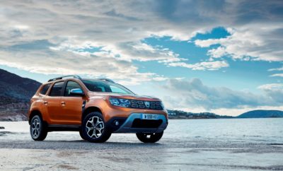 Dacia Duster: Το μόνο που έμεινε ίδιο, είναι η τιμή! Ένα εντελώς νέο αυτοκίνητο, το ίδιο κορυφαίο Value for Money Το Dacia DUSTER, το πιο επιτυχημένο μοντέλο της Dacia και ένα από τα πιο δημοφιλή μοντέλα στην Ευρωπαϊκή αγορά, περνάει στη 2η γενιά του. Πλήρως ανανεωμένο, με νέο σχεδιασμό που ξεχωρίζει και επανασχεδιασμένο εσωτερικό, συνεχίζει να αποτελεί το μέτρο σύγκρισης όσον αφορά στην αντοχή, προσφέροντας πλέον κορυφαία πρακτικότητα, εργονομία και αναβαθμισμένη απτή ποιότητα. Εφοδιασμένο με μια σειρά προηγμένων νέων συστημάτων υποβοήθησης οδήγησης, το νέο Duster συνεχίζει να είναι εξαιρετικά ικανό στις εκτός δρόμου διαδρομές και παράλληλα άνετο, ασφαλές και πρακτικό στην καθημερινή χρήση. Πιο ολοκληρωμένο από ποτέ, είναι ένα αυθεντικό Crossover σε επίπεδο ευκολίας χρήσης και ένα αυθεντικό SUV, όσον αφορά στις δυνατότητες του να κινηθεί με εξαιρετική αποτελεσματικότητα σε όλα τα εδάφη. Παρά τη σημαντική αναβάθμιση σε όλα τα επίπεδα, το νέο Dacia DUSTER θα διατίθεται στις ίδιες εξαιρετικά χαμηλές τιμές όπως και ο προκάτοχος του, διατηρώντας στο ακέραιο τον κορυφαίο Value for Money χαρακτήρα του! Ακόμα μεγαλύτερες δυνατότητες, ο ίδιος αυθεντικός χαρακτήρας Το νέο Duster έχει ακόμα πιο έντονη προσωπικότητα, τόσο όσον αφορά στην εξωτερική εμφάνιση, όσο και στο εσωτερικό. Το αμάξωμα χαρακτηρίζεται από τις δυναμικές γραμμές που ενισχύουν το στιβαρό χαρακτήρα του μοντέλου. Το εσωτερικό ξεχωρίζει για την άνεση που προσφέρει, ενώ ιδιαίτερη προσοχή έχει δοθεί στα υλικά, το φινίρισμα και το επίπεδο της απτής ποιότητας. Το νέο Duster διαθέτει νέο σχεδιασμό στο εμπρόσθιο μέρος με ξεκάθαρη ταυτότητα και ισχυρή προσωπικότητα. • Η ευμεγέθης γρίλια και τα τοποθετημένα στα άκρα του αμαξώματος φωτιστικά σώματα έχουν σαν αποτέλεσμα το αυτοκίνητο να δείχνει ακόμα πιο πλατύ. • Το μοντέλο χρησιμοποιεί μια νέα φωτεινή υπογραφή, με φώτα ημέρας τεχνολογίας LED, τα οποία αποτελούνται από τρία τμήματα. Το, σχετικά πιο οριζόντια τοποθετημένο, κάλυμμα του κινητήρα με τις έντονες πτυχώσεις, προσδίδει στο νέο Duster ένα ιδιαίτερα στιβαρό στυλ. • Η κάτω γραμμή των παραθύρων έχει ανέβει ψηλότερα ενισχύοντας την αίσθηση στιβαρότητας και ασφάλειας που προσφέρει το νέο Duster. • Το παρμπρίζ ήρθε πιο μπροστά κατά 100χλστ. και είναι πιο κάθετο με αποτέλεσμα η καμπίνα των επιβατών να έχει μια πιο ευρύχωρη αίσθηση. • Οι νέες μπάρες αλουμινίου στην οροφή, αποτελούν προέκταση της γραμμής του παρμπρίζ, προσδίδοντας ένα πιο δυναμικό προφίλ. Στο πίσω μέρος, τα φαρδύτερα φτερά ενισχύουν την αίσθηση σταθερότητας που αποπνέει το μοντέλο. Το νέο Duster χρησιμοποιεί τη φωτεινή υπογραφή της Dacia και στο πίσω μέρος με τα τετράγωνα φωτιστικά σώματα να βρίσκονται στις άκρες του αμαξώματος. Το σύνολο συμπληρώνουν οι φαρδύτερες προστατευτικές ποδιές εμπρός και πίσω που τονίζουν τον περιπετειώδη χαρακτήρα του μοντέλου. Στο εσωτερικό, η εστίαση βρίσκεται στη εντελώς αναθεωρημένη θέση οδήγησης, η οποία τώρα προσφέρει κορυφαία άνεση και πρακτικότητα στις καθημερινές μετακινήσεις. • Οι αναλογίες του νέου ταμπλό είναι πιο μεγάλες • Στην κεντρική κονσόλα φιλοξενείται τοποθετημένη ψηλότερα και σε πιο εργονομική θέση (+74 χλστ.), η οθόνη του συστήματος MediaNav Evolution, για πιο εύκολη χρήση. • Τα τρία κυκλικά χειριστήρια του αυτόματου κλιματισμού συνεχίζουν το μοτίβο που καθορίζουν οι τρείς αεραγωγοί στο κέντρο του ταμπλό. • Στην κεντρική κονσόλα οι νέοι διακόπτες τύπου piano, ξεχωρίζουν για την αισθητική τους, αλλά και την ευκολία χρήσης. • Ο επανασχεδιασμός της κεντρικής κονσόλας δημιούργησε επιπλέον αποθηκευτικούς χώρους, ενώ επέτρεψε και την τοποθέτηση του επιλογέα του συστήματος 4κινησης στη βέλτιστη θέση (δίπλα στο χειρόφρενο). • Το τιμόνι ρυθμίζεται και στους δύο άξονες (ύψος κατά 40χλστ. και βάθος κατά 50χλστ.). • Η θέση του οδηγού διαθέτει υποβραχιόνιο, ρύθμιση οσφυϊκής μοίρας και ένα νέο σύστημα ρύθμισης του ύψους που προσφέρει 60χλστ. διαδρομής (σε σχέση με τα 40χλστ. της πρώτης γενιάς του Duster). • Η έδρα του καθίσματος έχει μεγαλύτερο μήκος κατά 20χλστ. για καλύτερη στήριξη. • Ο νέος σχεδιασμός των καθισμάτων προσφέρει καλύτερη πλευρική στήριξη, άνεση και αντοχή στη χρήση. • Στο πίσω κάθισμα τα 3 προσκέφαλα τύπου «κόμμα» προσφέρουν βελτιωμένη ορατότητα όταν δεν φιλοξενούνται πίσω επιβάτες. Το εσωτερικό του νέου Duster, είναι σχεδιασμένο για να ανταπεξέλθει σε κάθε απαίτηση, χάρη και στην προσεκτική επιλογή των υλικών που χρησιμοποιήθηκαν. • Το ταμπλό χρησιμοποιεί υλικά με πιο εκλεπτυσμένη υφή και ματ φινίρισμα. • Τα πάνελ στις πόρτες είναι πιο στιβαρά και διαθέτουν επενδύσεις που είναι πιο ευχάριστες στην αφή. • Τα νέα υφάσματα προσφέρουν βελτιωμένη άνεση και ξεχωρίζουν για το μοντέρνο σχεδιασμό τους. • Ο επιλογέας έχει μικρότερο μήκος και διαθέτει στοιχεία από σατινέ χρώμιο. • Ανάλογα με την έκδοση εξοπλισμού, το τιμόνι του νέου Duster είναι επενδεδυμένο με ειδικό δέρμα το οποίο διαθέτει ευχάριστη αφή και είναι ιδιαίτερα ανθεκτικό στη χρήση. Συνολικά το φινίρισμα και η συναρμογή έχουν σημαντικά αναβαθμιστεί. Καμπίνα γεμάτη πρακτικές λύσεις Οι αποθηκευτικοί χώροι στην καμπίνα του νέου Duster φτάνουν τα 27,2 λίτρα, συμπεριλαμβανομένων και 2,8 λίτρων που προσφέρει ένα νέο συρτάρι το οποίο βρίσκεται κάτω από το κάθισμα του συνοδηγού. Ο χώρος αποσκευών κάτω από την εταζέρα είναι 445 dm3 VDA (478 λίτρα) για την έκδοση 2WD και 411 dm3 VDA (467 λίτρα) για την έκδοση 4WD. Με την αναδίπλωση του πίσω καθίσματος η συνολική χωρητικότητα φτάνει τα 1,478 dm3 VDA (1,623 λίτρα). Ιδιαίτερη προσοχή δόθηκε και στον τομέα της ηχομόνωσης με το θόρυβο στο εσωτερικό να έχει μειωθεί κατά 50% μέσω της χρήσης αναβαθμισμένων ηχομονωτικών υλικών. Η μόνωση της καμπίνας βελτιώθηκε μέσω: • αύξησης του ποσοστού των ηχομονωτικών υλικών στην καμπίνα και το χώρο του κινητήρα σε ποσοστό από 20% έως και 50%, • μείωσης του θορύβου χάρη στη χρήση βελτιωμένων ελαστικών παρεμβυσμάτων, • χρησιμοποίησης κρυστάλλων με αυξημένο πάχος (+ 0.35χλστ.) στα εμπρός παράθυρα. • Ελάττωσης του θορύβου και των κραδασμών από τον κινητήρα χάρη και στην αυξημένη ακαμψία του εμπρός μέρους (υποπλαίσιο κινητήρα, ράμφη, βάση παρμπρίζ). Το νέο Duster εφοδιάζεται με μια σειρά νέων συστημάτων που του επιτρέπουν να είναι εξαιρετικά ευέλικτο και πρακτικό στις εντός και εκτός δρόμου διαδρομές Το νέο Duster έχει όλα εκείνα τα χαρακτηριστικά τα οποία το κάνουν εξαιρετικά ικανό στις εκτός δρόμου διαδρομές, ένα στοιχείο που συνετέλεσε σημαντικά στην επιτυχία της πρώτης γενιάς του μοντέλου. Οι διαστάσεις του είναι: • Μήκος: 4,34μ. • Πλάτος: 1,80μ. • Απόσταση από το έδαφος 210χλστ. • Γωνία προσέγγισης: 30° – Γωνία διαφυγής 34° (33° έκδοση 4WD) • Γωνία ράμπας: 21° Ακόμα πιο εύκολη και απολαυστική εμπειρία οδήγησης • Το νέο Duster χρησιμοποιεί μια νέα ηλεκτρικά υποβοηθούμενη κρεμαγιέρα. Το νέο σύστημα μειώνει κατά 35% τη δύναμη που πρέπει να ασκήσει ο οδηγός, στοιχείο ιδιαίτερα χρήσιμο κατά τους ελιγμούς στάθμευσης. Παράλληλα το σύστημα διεύθυνσης έχει κατά 6% μικρότερο λόγο μετάδοσης, προσφέροντας γρηγορότερη απόκριση και βελτιωμένη ευελιξία. Ο βαθμός υποβοήθησης είναι μεταβλητός ανάλογα με την ταχύτητα του οχήματος για καλύτερη σταθερότητα στις μεγαλύτερες ταχύτητες, ενώ συνολικά προσφέρει βελτιωμένη αίσθηση, ιδιαίτερα στις εκτός δρόμου διαδρομές. • Το σύστημα multi-view camera, αποτελείται από τέσσερις κάμερες (μία εμπρός, από μία σε κάθε πλευρά του οχήματος και μία στο πίσω μέρος) και επιτρέπει στον οδηγό να έχει μια περιμετρική εικόνα του χώρου γύρω από το αυτοκίνητο, βοηθώντας τον σημαντικά κατά τη διάρκεια των ελιγμών στάθμευσης. Το σύστημα ενεργοποιείται αυτόματα με την επιλογή της όπισθεν και αν ο οδηγός επιλέξει την 1η στην οθόνη προβάλλεται η εικόνα από την εμπρός κάμερα. Παράλληλα η κάμερα μπορεί να ενεργοποιηθεί και χειροκίνητα, πατώντας το κουμπί “MVC”. Με το ίδιο κουμπί ο οδηγός μπορεί να απενεργοποιήσει το σύστημα, το οποίο απενεργοποιείται σε κάθε περίπτωση αυτόματα αν η ταχύτητα του οχήματος ξεπεράσει τα 20χλμ./ώρα. Οι πλαϊνές κάμερες είναι τοποθετημένες στο κάτω μέρος των εξωτερικών καθρεπτών. • Το Hill Descent Control επιτρέπει στον οδηγό να ελέγχει με άνεση και ασφάλεια την ταχύτητα του αυτοκινήτου σε κατηφορικές διαδρομές με μεγάλη κλίση. Το σύστημα επενεργεί στα φρένα του οχήματος παρέχοντας εξαιρετική σταθερότητα. • Ο συνδυασμός των συστημάτων Hill Start Assist και Hill Descent Control κάνουν την οδήγηση σε δρόμους με μεγάλη κλίση πολύ πιο εύκολη και ασφαλή. • Για τους φίλους της εκτός δρόμου οδήγησης, η απεικόνιση 4X4 στο σύστημα MediaNav Evolution περιλαμβάνει πυξίδα και κλινόμετρα (διαμήκης και εγκάρσιος άξονας) που ενημερώνουν σε πραγματικό χρόνο τον οδηγό για τις κλίσεις του οχήματος. • Το νέο Duster είναι διαθέσιμο και με σύστημα εισόδου – εκκίνησης χωρίς κλειδί. Το σύστημα αυτόματα ξεκλειδώνει όλες τις πόρτες καθώς ο οδηγός πλησιάζει το όχημα και αντίστοιχα τις ασφαλίζει καθώς απομακρύνεται. Επίσης ο οδηγός δεν χρειάζεται να βγάλει το κλειδί από την τσέπη του χάρη στο σύστημα εκκίνησης με κουμπί start/stop. • Το σύστημα πολυμέσων MediaNav Evolution περιλαμβάνει και το σύστημα Driving Eco2 , το οποίο ενημερώνει και βοηθά τον οδηγό ώστε να χρησιμοποιεί το αυτοκίνητο με τη μέγιστη οικονομία καυσίμου. Μια δοκιμασμένη γκάμα κινητήρων Το νέο Duster συνεχίζει να εφοδιάζεται με μία σειρά αποδοτικών και αξιόπιστων κινητήρων του GROUPE RENAULT. Οι κινητήρες ξεχωρίζουν για την πολιτισμένη λειτουργία τους, την οικονομία καυσίμου, αλλά και το χαμηλό κόστος συντήρησης. • Ο κινητήρας βενζίνης 1.6 SCe 115 (εκδόσεις 2WD και 4WD) που συνδυάζεται με μηχανικό κιβώτιο. • Ο κινητήρας πετρελαίου 1.5 dCi 110 (εκδόσεις 2WD και 4WD) ο οποίος συνδυάζεται με μηχανικό κιβώτιο, αλλά και το αυτόματο κιβώτιο διπλού συμπλέκτη EDC (μόνο στην έκδοση 2WD). Το νέο Duster είναι διαθέσιμο με μία σειρά τεχνολογιών για την προστασία του οδηγού και των επιβατών. Ενισχυμένο πλαίσιο: • νέα ατσάλινα στοιχεία πλαισίου με αυξημένο πάχος κατά 0,2χλστ. τα οποία προσφέρουν αυξημένη μηχανική αντοχή • νέα σημεία ενίσχυσης στο πλαίσιο του παρμπρίζ και το πάτωμα του αυτοκινήτου Παράλληλα το μοντέλο είναι διαθέσιμο και με τα παρακάτω στοιχεία: • νέο πλαίσιο καθισμάτων • νέα, μεγαλύτερα σε μέγεθος και πάχος, εμπρός προσκέφαλα για καλύτερη προστασία σε περίπτωση οπίσθιας σύγκρουσης • νέοι αερόσακοι τύπου κουρτίνας στο βασικό εξοπλισμό • πυροτεχνικοί προεντατήρες με μηχανισμό περιορισμού δύναμης για τις εμπρός και πίσω θέσεις • Σημεία πρόσδεσης Isofix με αυξημένη αντοχή και πρακτικότητα • Σύστημα ειδοποίησης για τις ζώνες ασφάλειας των εμπρός και πίσω καθισμάτων • νέος προφυλακτήρας και καπό με βελτιωμένα χαρακτηριστικά για την προστασία των πεζών • νέοι, κατά 8% μεγαλύτεροι, εξωτερικοί καθρέπτες για βελτιωμένη ορατότητα Παράλληλα το νέο Duster εφοδιάζεται με μια σειρά χρήσιμων οδηγικών βοηθημάτων για μεγαλύτερη ενεργητική ασφάλεια. • Προειδοποίηση τυφλού σημείου (Blind Spot Warning) σύστημα που αποτελείται από 4 αισθητήρες υπερήχων τοποθετημένων στο εμπρός και πίσω μέρος του οχήματος. Οι αισθητήρες εντοπίζουν οχήματα που κινούνται στις πλευρές του αυτοκινήτου σε ένα πλαίσιο απόστασης 3 - 5 μέτρων. Μια προειδοποιητική λυχνία ανάβει στους εξωτερικούς καθρέπτες όταν υπάρχει όχημα στην τυφλή γωνία του Duster ειδοποιώντας τον οδηγό. Το σύστημα λειτουργεί σε ταχύτητες από 30χλμ./ώρα έως 140 χλμ./ώρα • Το Cruise Control με σύστημα περιορισμού ταχύτητας επιτρέπει στον οδηγό είτε να επιλέξει την ταχύτητα που επιθυμεί και να τη διατηρεί σταθερή, είτε να επιλέξει την ταχύτητα που δεν θέλει να ξεπεράσει. • Το νέο Duster είναι διαθέσιμο με αυτόματο σύστημα ενεργοποίησης των φώτων. Νέο Dacia Duster: To μόνο που έμεινε ίδιο, είναι η τιμή! Παρά τη σημαντική αναβάθμιση σε όλα τα επίπεδα, το νέο Dacia DUSTER διατίθεται στις δημοφιλέστερες εκδόσεις του στην Ελληνική αγορά χωρίς απολύτως καμία αύξηση της τιμής σε σχέση με το μοντέλο της προηγούμενες γενιάς. Με αυτό τον τρόπο διατηρεί στο ακέραιο τον κορυφαίο Value for Money χαρακτήρα του. Το νέο Dacia Duster εξακολουθεί να είναι διαθέσιμο από τις 13.670 ευρώ, ενώ η πλήρως εξοπλισμένη έκδοση 1.5 dCi 110 4Χ4 Sportive, παραμένει σταθερά στις 17.350 ευρώ. Σταθερή παραμένει και η διάθεση του μοντέλου με 5 Χρόνια Εργοστασιακή Εγγύηση και 3 Χρόνια Οδική Βοήθεια.