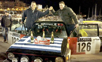 Ο Γιώργος Δελαπόρτας και ο συνοδηγός του Σπύρος Μουστάκας πέτυχαν μια από τις σπουδαιότερες ελληνικές διακρίσεις στο διεθνή μηχανοκίνητο αθλητισμό, ανεξαρτήτως θεσμού και εποχής, τερματίζοντας στη δεύτερη θέση του Ιστορικού Ράλλυ Μόντε Κάρλο 2018 - του πιο φημισμένου αγώνα Ιστορικών αυτοκινήτων του κόσμου. Οι Έλληνες αγωνιζόμενοι, με Volkswagen Golf GTI του 1979, ξεκίνησαν τον πενθήμερο αγώνα μπαίνοντας στην πρώτη 20άδα της γενικής κατάταξης μεταξύ των 307 πληρωμάτων που πήραν εκκίνηση. Στην 7η από τις 15 Ειδικές Διαδρομές μπήκαν στη δεκάδα, και έκτοτε έφτασαν στην επιτυχία της τελικής δεύτερης θέσης κερδίζοντας δύο Ειδικές (την 10η Col de Carri-Saint Jean en Royans και την 15η Saint Sauveur-Beuil), και σημειώνοντας τη δεύτερη επίδοση σε ακόμα δύο. Δελαπόρτας: «Έχουμε βρει το ρυθμό μας» «Έίμαστε ιδιαίτερα χαρούμενοι με το αποτέλεσμα, στον πιο δύσκολο αγώνα του κόσμου» είπε ο Γιώργος Δελαπόρτας λίγες ώρες μετά τον τερματισμό του 21ου Ιστορικού Ράλλυ Μόντε Κάρλο. «Τα βάλαμε με τα 'τέρατα', καθώς η πρώτη εκατοντάδα των αγωνιζόμενων είναι επαγγελματίες, ενώ εμείς χομπίστες. »Συμμετέχοντας σ' αυτόν τον αγώνα για τέταρτη φορά, φέτος, ήρθαμε έχοντας κάνει επτάμηνη προετοιμασία και έχοντας αναλύσει όλες τις λεπτομέρειες. Αυτός είναι και ο λόγος που κερδίσαμε και δύο Ειδικές. Έχουμε βρει το ρυθμό μας, και πιστεύω ότι μπορούμε να επαναλάβουμε το ίδιο αποτέλεσμα με τον συνοδηγό μου Σπύρο Μουστάκα, με τον οποίο διαμορφώσαμε ένα καλό δίδυμο». Ο Γιώργος Δελαπόρτας κατέληξε: «Ξεκινήσαμε τον αγώνα με 30 ώρες οδήγηση. Κοιμόμασταν 4 ώρες την ημέρα, και τρώγαμε... μισή φορά. Είναι ένα Ράλλυ που σε καταπονεί τόσο πολύ για πέντε μέρες, που χρειάζεσαι τεράστια ψυχικά αποθέματα. Φέτος είχαμε 4 Ειδικές με πάρα πολύ χιόνι, που συχνά έφτανε το μισό μέτρο, κι αυτό μας προκαλούσε προβλήματα. Ανοίγοντας το δρόμο στην 'πούδρα' του χιονιού, το αυτοκίνητο δυσκολευόταν με τις αυλακώσεις. Πάντως, με την εμπειρία των προηγούμενων ετών καταφέραμε να ανταποκριθούμε στις συνθήκες». Μουσάκας: «Συνοδήγηση σαν Sporting» Ο συνοδηγός Σπύρος Μουστάκας, πρωταθλητής Ελλάδας το 2016, έφτασε σε αυτή την επιτυχία συμμετέχοντας για πρώτη φορά στο Ιστορικό Μόντε Κάρλο, και επίσης για πρώτη φορά δίπλα στον Γιώργο Δελαπόρτα! «Ταιριάξαμε, ίσως γιατί έχουμε και οι δύο εμπειρία και οδηγού και συνοδηγού. Συζητούσαμε τα πάντα, ακόμα και τι λάστιχα να βάλουμε, και παίρναμε μαζί κάθε ρίσκο», εξήγησε. «Ο Γιώργος μου είχε μεταφέρει πολλά δεδομένα και είχαμε κάνει καλές αναγνωρίσεις, ενώ σε τέτοιους αγώνες χρειάζεσαι πάντοτε και λίγη τύχη, ειδικά στην επιλογή των ελαστικών, καθώς και εμπειρία με τόσο πάγο και χιόνι. Αυτός είναι ένας αγώνας Regularity στον οποίο το ποσοστό συνεισφοράς του οδηγού είναι μεγαλύτερο απ' ό,τι συνήθως. Και ο συνοδηγός χρειάζεται διαρκώς να κάνει διορθώσεις στα μέτρα, διότι λόγω του τρόπου οδήγησης σ' αυτόν τον αγώνα ο οδηγός 'κλέβει' μέτρα και ο συνοδηγός πρέπει να τα διορθώνει στο όργανο. Η συνοδήγηση σε έναν βαθμό, όχι ακραίο βέβαια, είναι τύπου Sporting, καθότι χρειάζεται σε κάποια σημεία να πληροφορείς τον οδηγό και για τις στροφές που ακολουθούν». Ο Σπύρος Μουστάκας κατέληξε: «Ήταν ο πιο απαιτητικός αγώνας που έχω κάνει ποτέ. Είχαμε θέσει τον πολύ φιλόδοξο στόχο της πρώτης δεκάδας ερχόμενοι εδώ, αλλά καταφέραμε να τον ξεπεράσουμε». Στο 21ο Ιστορικό Ράλλυ Μόντε Κάρλο επίσης, από ελληνικής πλευράς στην 168η θέση τερμάτισαν οι Λυγάκης-Μανσόλας (Autobianchi A112 Abarth, 1975) και στην 204η οι Θεοδοσίου-Νασόπουλος (Alfa Romeo 2000, 1972). Άτυχοι, καθώς εγκατέλειψαν με μηχανικά προβλήματα, στάθηκαν οι Κατσαούνης-Δρουλίσκος (Volkswagen Golf GTI, 1979) και οι Βασιλόπουλος-Ναρλή (Ford Capri 1600 GT, 1973).