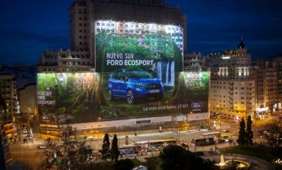 Η τεράστια γιγαντοαφίσα του νέου Ford EcoSport στη Μαδρίτη (Ισπανία), είναι η μεγαλύτερη στον κόσμο Η Ford είναι επίσημος κάτοχος τίτλου GUINNESS WORLD RECORDS για τη Μεγαλύτερη γιγαντοαφίσα παγκοσμίως μετά την αποκάλυψη μιας διαφήμισης εμβαδού 5.265 m2 – που αντιστοιχεί σε 20 γήπεδα του τένις – για το νέο SUV Ford EcoSport στο εμβληματικό Espana Building στην καρδιά της Μαδρίτης, στην Ισπανία. Ένας επίσημος κριτής των ΠΑΓΚΟΣΜΙΩΝ ΒΡΑΒΕΙΩΝ ΓΚΙΝΕΣ επιθεώρησε την εγκατάσταση βάρους 2.000 kg και επιβεβαίωσε ότι πρόκειται για την Μεγαλύτερη γιγαντοαφίσα στο θεσμό GUINNESS WORLD RECORDS – καταρρίπτοντας το προηγούμενο ρεκόρ που είχε καταγραφεί στο Dhahran, στη Σαουδική Αραβία, κατά 241.93 m2. «Η κατάκτηση ενός Ρεκόρ Γκίνες για τη Μεγαλύτερη γιγαντοαφίσα αποδεικνύει την δημιουργικότητα που διέπει την εταιρία μας» δήλωσε η Elena Burguete, διευθύντρια Marketing, Ford Ισπανίας. «Το Μήνυμα της Ford είναι ‘Go Further’, και αυτό στοχεύσαμε με τη νέα μας καμπάνια για το λανσάρισμα του νέου EcoSport. Είναι ένας θαυμάσιος τρόπος για να μεταδώσουμε το μήνυμα “Η Ζωή είναι έξω, εσύ;” σε όσο το δυνατόν περισσότερους ανθρώπους, ακριβώς στην καρδιά της Μαδρίτης.» Η γιγαντοαφίσα θα παραμείνει εκεί μέχρι τα τέλη Φεβρουαρίου, και στη συνέχεια θα δοθεί ως δωρεά στο Apascovi Foundation, κέντρο απασχόλησης για άτομα με αναπηρία, όπου όλα τα υλικά πο υ χρησιμοποιήθηκαν θα έχουν μία δεύτερη ζωή. Σχεδιασμένο για τη ζωή εντός και εκτός πόλης, το κομψό, νέο Ford EcoSport πωλείται τώρα σ όλη την Ευρώπη και για πρώτη φορά προσφέρεται σε σπορ έκδοση EcoSport ST-Line, εμπνευσμένη από την Ford Performance. Επίσης, διατίθεται το σύστημα Ford Intelligent All Wheel Drive μαζί με τεχνολογίες υποστήριξης οδηγού, όπως σύστημα συνδεσιμότητας SYNC 3 και κάμερα οπισθοπορείας. Σχετικά με τα Παγκόσμια Ρεκόρ Γκίνες Τα Παγκόσμια Ρεκόρ Γκίνες - GUINNESS WORLD RECORDS (GWR) είναι ένας παγκόσμιος θεσμός κατάρριψης ρεκόρ. Το ετήσιο, θρυλικό βιβλίο Guinness World Records που κυκλοφόρησε για πρώτη φορά το 1955, έχει πουλήσει περίπου 136 εκατομμύρια αντίτυπα σε 20 γλώσσες και σε περισσότερες από 100 χώρες. Επίσης, το Guinness World Records: Gamer's Edition, που κυκλοφόρησε για πρώτη φορά το 2007, έχει πουλήσει πάνω από 4 εκατομμύρια αντίτυπα. Το παγκόσμιο τηλεοπτικό πρόγραμμα Guinness World Records φτάνει τα 750 εκατομμύρια θεατές κάθε χρόνο, ενώ πάνω από δύο εκατομμύρια άτομα ακολουθούν το GWR YouTube channel, που καταγράφει πάνω από 300 εκατομμύρια views το χρόνο. Ο ιστότοπος του GWR έχει 18 εκατομμύρια επισκέπτες ετησίως και περίπου 10 εκατομμύρια followers στο Facebook. Το τμήμα εμπορικών πωλήσεων των Guinness World Records προσφέρει ειδικά προσαρμοσμένες συμβουλευτικές υπηρεσίες για μερικά από τα μεγαλύτερα brands και πρακτορεία σε όλο τον κόσμο.