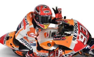 Marc Marquez για δύο χρόνια H Honda Racing Corporation (HRC) με ιδιαίτερη ικανοποίηση ανακοινώνει την επέκταση του συμβολαίου της με τον 25χρονο Ισπανό αναβάτη Marc Marquez, ο οποίος συμμετέχει στο Παγκόσμιο Πρωτάθλημα FIM MotoGP με την εργοστασιακή ομάδα της HRC, Repsol Honda Team. Ο Marquez θα συνεχίσει με τα χρώματα της ομάδας για δύο ακόμη χρόνια, αρχής γενομένης από το 2019. Μετά την κατάκτηση του τίτλου στα 125 κ.εκ. το 2010, ο Marquez μεταπήδησε στη Moto2 το 2011 για να διεκδικήσει κι εκεί τον τίτλο το 2012. Το 2013, στο ντεμπούτο του στη μεγάλη κατηγορία, ο Ισπανός έγινε ο νεότερος Παγκόσμιος Πρωταθλητής κατακτώντας τον τίτλο με τα χρώματα της Repsol Honda Team. Το 2017, ο Marquez έγινε μάλιστα ο νεότερος αναβάτης στην ιστορία που έχει κερδίσει τέσσερις παγκόσμιους τίτλους στη μεγάλη κατηγορία. Marc Marquez 93 «Είμαι ενθουσιασμένος που θα συνεχίσω με την εργοστασιακή ομάδα της Honda στα MotoGP. Νιώθω περήφανος που είμαι μέλος της οικογένειας της Honda και εκτιμώ ιδιαίτερα το γεγονός ότι τόσο η Honda, όσο και η ομάδα κάνουν τα πάντα για να μου δώσουν όσα χρειάζομαι. Θα ήθελα επίσης να ευχαριστήσω όλους όσους με έχουν υποστηρίξει θερμά όλα αυτά τα χρόνια. Οι δύο πρώτες επίσημες δοκιμές πήγαν καλά και από τη στιγμή που έχω ανανεώσει το συμβόλαιό μου, μπορώ πλέον να συγκεντρωθώ στους αγώνες της νέας σεζόν. Θα συνεχίσω να απολαμβάνω τους αγώνες, να μοιράζομαι τη χαρά μου αυτή με όλους και να δίνω τον καλύτερό μου εαυτό για να πετυχαίνω τους κοινούς μας στόχους. Σας ευχαριστώ!» Yoshishige Nomura Πρόεδρος HRC «Είμαι πολύ ευχαριστημένος που ο Marc Marquez θα συνεχίσει να οδηγεί για την εργοστασιακή μας ομάδα. Ο Marquez πάντα πίεζε τον εαυτό του στο όριο και ωρίμασε σαν αναβάτης, χαρίζοντας στη Honda πολλούς τίτλους. Είμαστε σε θέση να ανακοινώσουμε την ανανέωση του συμβολαίου μας τόσο νωρίς, χάρη στην αμοιβαία εμπιστοσύνη και στο κοινό μας πάθος για τους αγώνες. Είμαι σίγουρος ότι μπορούμε να του εξασφαλίσουμε το κατάλληλο περιβάλλον ώστε να συγκεντρωθεί στις τελευταίες δοκιμές στο Κατάρ αυτή την εβδομάδα και στην προετοιμασία του, εν όψει του πρώτου αγώνα της χρονιάς, ώστε να ξεκινήσουμε δυνατά τη νέα σεζόν. Το HRC συνεχίζει την πορεία του με τον Marquez, έναν αναβάτη ζωτικής σημασίας για το μέλλον του MotoGP. Εκφράζω την εκτίμησή μου και ανυπομονώ να δω τη συνεχιζόμενη υποστήριξη όλων προς την Ομάδα της Repsol Honda».