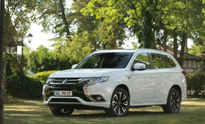 Τέσσερα χρόνια αφότου το Outlander PHEV παρουσιάστηκε στην Ευρώπη* στις 21 Οκτωβρίου, 2013, η Mitsubishi Motors Corporation (MMC) βρίσκεται στην ευχάριστη θέση να ανακοινώσει ότι η τεχνολογική ναυαρχίδα της έχει πετύχει ένα σημαντικό ορόσημο αθροιστικών πωλήσεων 100.000 μονάδων στη γηραιά ήπειρο. Το Outlander PHEV αρχικά κυκλοφόρησε σε περιορισμένο αριθμό Ευρωπαϊκών χωρών (Ολλανδία, Σκανδιναβία,…) και γρήγορα κέρδισε την αναγνώριση, φέρνοντας μία νέα διάσταση στην Ευρωπαϊκή κατηγορία SUV. Το Νοέμβριο του 2015 ξεπέρασε το ορόσημο των 50.000 μονάδων και έγινε το δημοφιλέστερο plug-in υβριδικό όχημα στην περιοχή το 2015, 2016 και 2017, κάτι στο οποίο συνετέλεσε η συνεχής εξέλιξη του μοντέλου. Παρά την συνεχώς αυξανόμενη πίεση του ανταγωνισμού σε αυτή την εκκολαπτόμενη κατηγορία, το Outlander PHEV διατήρησε την 1η θέση σε Βρετανία, Νορβηγία και Ισπανία κατά τη διάρκεια του CY2017. *Περιοχή MME34 (εξαιρ. RU & UA) Τεχνολογική ναυαρχίδα Ξεκινώντας από το 2013, το Outlander PHEV έγινε δημοφιλές στο ευρύ Ευρωπαϊκό κοινό, συνδυάζοντας τα μηχανολογικά πλεονεκτήματα της MMC (4WD από το 1936, ηλεκτροκινητήρα από το 1966, μοντέλα SUV από το 1982) σε ένα ελκυστικό πακέτο χαμηλών περιβαλλοντικών επιπτώσεων, ενεργητική ασφάλεια 4 τροχών με ‘Super-All Wheel Control’, αποδοτική διάταξη χώρων SUV, άριστη αξιοπιστία και χαμηλό λειτουργικό κόστος, ακόμα και σε αγορές με ισχυρό ανταγωνισμό από εγχώριους παίκτες όπως η Σουηδία ή η Γερμανία. Χάρη στην ακόμα μοναδική αρχιτεκτονική του (εμπρός ηλεκτροκινητήρας, πίσω ηλεκτροκινητήρας, χωρίς κιβώτιο ταχυτήτων,…), αυτή η πλήρως ενσωματωμένη, ευέλικτη λύση τα τελευταία 4 και πλέον χρόνια παρέχει άμεσα οφέλη στους Ευρωπαίους πελάτες, όπως πολύ μικρότερο βάρος (για ενεργειακή απόδοση), απλούστερη διάταξη (χωρίς κιβώτιο ταχυτήτων, all drive-by-wire,…), κανένας συμβιβασμός στη διάταξη χώρων, απόλυτα ομαλή λειτουργία (χάρη σε ένα εξαιρετικά προηγμένο Λειτουργικό Σύστημα) ενώ μπορεί να καλύπτει μεγάλες αποστάσεις με πλήρες φορτίο, με μειωμένα επίπεδα κατανάλωσης και εκπομπών CO2. Είναι το αυτοκίνητο που χρησιμοποίησε η Ιαπωνική αποστολή στη Διάσκεψη των Ηνωμένων Εθνών για την Κλιματική Αλλαγή το 2015 (‘COP21’) στο Παρίσι, το πιο οικολογικό Compact-SUV στη Γερμανία (“Auto Test Sieger in Gruen") σύμφωνα με τα περιοδικά “Auto Test” και "Oekotrend" το 2015, 2016 και 2017, και το οικογενειακό αυτοκίνητο που έγινε hyper-mile performer στην Ελβετία το 2014**. Το Outlander PHEV θεωρείται τεχνολογική ναυαρχίδα της MMC, ενώ η plug-in υβριδική, ηλεκτρική αρχιτεκτονική του αποτελεί βασικό στοιχείο της προϊοντικής στρατηγικής της MMC. Σε μία εποχή έντονων συζητήσεων στην Ευρώπη για το μέλλον του Diesel και γενικότερα, τη θέση και το ρόλο του αυτοκινήτου στην κοινωνία, αυτό το ορόσημο των 100,000 μονάδων δικαιώνει τη φιλοδοξία της Mitsubishi Motors να προσφέρει νέες προτάσεις για όσους θέλουν να ηγούνται των εξελίξεων. ** Μετά από 700.2 χλμ., με 19% ή 133 km σε αυτοκινητόδρομους, 13.800 m με υψομετρικές αλλαγές και 14 ορεινά περάσματα, ο Ελβετός hyper-miler Felix Egolf χρησιμοποίησε μόνο 40.55 λίτρα βενζίνης. Συνολικά, η μέση κατανάλωση ήταν 5,79 l / 100 km συν 1,3 kWh / 100 km. MITSUBISHI Outlander PHEV στην Ευρώπη (MME34) Οι Αριθμοί - Οι 10 καλύτερες Ευρωπαϊκές αγορές – αθροιστικές πωλήσεις (Οκτ. 2013 - Δεκ. 2017): - MME34 Grand Total 100.097 μονάδες 1 – Ηνωμένο Βασίλειο 34.108 μονάδες 2 - Σουηδία 9.957 μονάδες 3 - Γερμανία 6.743 μονάδες 4 - Γαλλία 2.580 μονάδες 5 - Ισπανία 1.941 μονάδες 6 - Ελβετία 1.321 μονάδες 7 - Πορτογαλία 795 μονάδες 8 - Βέλγιο 725 μονάδες