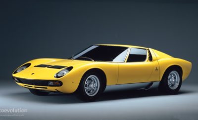 LAMBORGHINI MIURA – 50 Χρόνια Η ιστορία ενός θρύλου Διεκδικώντας τον τίτλο του πρώτου πραγματικού “supercar”, η Miura αποτελεί σημαντικό κεφάλαιο στην ιστορία της Lamborghini, ενώ ταυτόχρονα είναι ένα από τα ωραιότερα αυτοκίνητα που κατασκευάσθηκαν ποτέ. Η κλασσική πλέον Miura είναι ένα από τα λίγα αυτοκίνητα που επηρέασαν τόσο τον σχεδιασμό των δίθυρων σπορ αυτοκινήτων. Πρωτοτύπησε τοποθετώντας ένα μεγάλο V12 κινητήρα εγκάρσια στο κέντρο, κάτι που σταδιακά υιοθέτησαν οι κατασκευαστές αντίστοιχων αυτοκινήτων, ενώ όταν παρουσιάσθηκε ήταν το ταχύτερο αυτοκίνητο παραγωγής. Η γέννηση του υπεραυτοκινήτου της Lamborghini, στα πρώτα τουλάχιστον στάδια, δεν είχε την έγκριση του ιδιοκτήτη της εταιρείας Ferruccio Lamborghini, ο οποίος προτιμούσε πολυτελή σπορ αυτοκίνητα παρά αγωνιστικά. Μάλιστα αναπτύχθηκε από τους τρείς μηχανικούς της εταιρείας Gian Paolo Dallara, Paolo Stanzani και Bob Wallace κατά τον ελεύθερο χρόνο τους πριν παρουσιασθεί στον Lamborghini. Το πρωτότυπο είχε τον κωδικό P400 (Posteriore 4 litri / Πίσω 4 λίτρα), προφανώς αναφερόμενος στον κινητήρα στο πίσω μέρος και τον κυβισμό. Σε αντίθεση προφανώς με προηγηθέντα μοντέλα της εταιρείας όπου ο κινητήρας ήταν τοποθετημένος εμπρός. Η ιδέα πίσω από την προσπάθεια αυτή ήταν η δημιουργία ενός σπορ αυτοκινήτου δρόμου που όμως θα μπορούσε να κινηθεί με αξιώσεις και εντός πίστας. Όταν παρουσιάσθηκε στον Lamborghini εκείνος θεώρησε το αυτοκίνητο πολύ «άγριο» για να πουληθεί στο ευρύ κοινό, αλλά κατάλληλο για την διαφημιστική προώθηση των υπόλοιπων αυτοκινήτων του με τον κινητήρα εμπρός. Η έγκριση δόθηκε και η ανάπτυξη πέρασε σε τελικό στάδιο. Βέβαια το P400 όχι μόνο δεν παρέμεινε ένα εργαλείο διαφήμισης αλλά αποδείχθηκε το πιο καλό σε πωλήσεις και κερδοφόρο μοντέλο της Lamborghini. Στην έκθεση του Τορίνο το 1965, παρουσιάσθηκε το πλαίσιο με κινητήρα που επρόκειτο να αποτελέσει το επόμενο Lamborghini. Ο σχεδιασμός ήταν φιλόδοξος με τον κινητήρα V12 να στριμώχνεται πίσω από τα καθίσματα. Ο χώρος περιορισμένος και για το λόγο αυτό επελέγη να ενσωματωθεί στον κινητήρα το κιβώτιο ταχυτήτων και το διαφορικό, μία τεχνική που είχε εφαρμοσθεί και στο βρετανικό Mini. Παρά το γεγονός ότι δεν υπήρχε αμάξωμα, το πρωτότυπο έγινε δεκτό με ενθουσιασμό, ενώ πολλοί θέλησαν να υποβάλλουν πρώϊμες παραγγελίες. Στη συνέχεια η εταιρεία συνεργάσθηκε με τον οίκο Bertone για την υλοποίηση του αμαξώματος. Το εντυπωσιακό τελικά αποτέλεσμα ήταν δημιούργημα του νεοπροσληφθέντα στον οίκο Bertone 25χρονου σχεδιαστή Marcello Gandini. Ένα χρόνο μετά, στη Γενεύη το 1966, το Ρ400 με την ονομασία Miura παρουσιάζεται επίσημα και συγκεντρώνει τον θαυμασμό. Ωστόσο η κατασκευή του αμαξώματος είχε ολοκληρωθεί μόλις λίγες ημέρες πριν και οι μηχανικοί δεν πρόλαβαν να τοποθετήσουν τον κινητήρα, ο οποίος έλειπε από το αυτοκίνητο και για το λόγο αυτό το κάλυμμα του κινητήρα ήταν κλειδωμένο. P400 Miura (1967-1968) Το εμβληματικό μοντέλο της Lamborghini, το P400 Miura, άρχισε να διατίθεται το 1967. Ο εντυπωσιακός σχεδιασμός του δίθυρου αμαξώματος χαρακτηρίζει ακόμη και σήμερα την μορφή των σπορ αυτοκινήτων, ενώ ο εγκάρσια τοποθετημένος στο κέντρο κινητήρας ήταν μία πρωτιά για τον χώρο αυτό. Στα ιδιαίτερα χαρακτηριστικά αυτού του σχεδιασμού συγκαταλέγονται οι «βλεφαρίδες» γύρω από τα αναδιπλούμενα εμπρός φωτιστικά σώματα και οι περσίδες στο πίσω μέρος επάνω από τον χώρο του κινητήρα. Ο ίδιος ο κινητήρας ήταν V12 με περιεχόμενη γωνία 60Ο, 3.929 κ.εκ., με τέσσερεις επικεφαλής εκκεvτρoφόρoυς και 24 βαλβίδες και ισχύ 350 ίππων. Η τροφοδοσία του γίνονταν από τέσσαρα τριπλά Weber IDL40 3C. Όταν παρουσιάσθηκε ήταν το ταχύτερο αυτοκίνητο με τελική ταχύτητα 273 χλμ/ώρα, ενώ η κατανάλωσή του έφθανε τα 21 λίτρα / 100 χλμ. Το αμάξωμα περιελάμβανε τμήματα από αλουμίνιο για τα καλύμματα του εμπρός τμήματος και του κινητήρα, τα οποία ανασηκώνονταν κατά αντίθετες κατευθύνσεις. Μετά από παραγωγή 275 αυτοκινήτων της πρώτης γενιάς το Miura έδωσε τη θέση του στο αναβαθμισμένο μοντέλο Miura S τον Νοέμβριο του 1968. P400S (1968-1971) Το P400S, γνωστό ως Miura S, πρωτοεμφανίσθηκε στο Τορίνο τον Νοέμβριο του 1968. Εξωτερικά δεν διέφερε από το προηγούμενο μοντέλο, με τις αλλαγές να εστιάζονται κυρίως στο εσωτερικό και τον κινητήρα. Τα ηλεκτρικά παράθυρα και το χρώμιο γύρω από αυτά, η νέα κονσόλα οροφής με τους περιστροφικούς διακόπτες και ο προαιρετικός κλιματισμός ήταν τα νέα στοιχεία του εξοπλισμού. Στον χώρο του κινητήρα οι αλλαγές περιορίζονταν στο σχήμα των εκκέντρων και στους μεγαλύτερους αυλούς εισαγωγής, με αποτέλεσμα η ισχύς να αυξηθεί κατά 20 ίππους και να φθάσει τους 370. Έως το 1971 κατασκευάσθηκαν 338 αυτοκίνητα αυτής της γενιάς Miura. P400SV (1971-1973) Η τρίτη γενιά της Miura, η Miura SV, διατέθηκε από το 1971 έως το 1973. Το αμάξωμα διατηρούσε την ίδια μορφή, με την διαφορά ότι πλέον έλειπαν οι «βλεφαρίδες» γύρω από τα εμπρός φωτιστικά σώματα. Ακόμη τα πίσω φτερά ήταν μεγαλύτερα για να χωρέσουν τα φαρδύτερα ελαστικά των 9 ιντσών. Ο κινητήρας συγκέντρωνε πιο ουσιαστικές αλλαγές με νέο χρονισμό βαλβίδων και τροποποιημένους εξαερωτήρες. Το κέρδος στην ισχύ άλλοι 15 ίπποι φθάνοντας τους 385. Συνολικά κατασκευάσθηκαν 150 αυτοκίνητα Miura SV. Μάλιστα τα τελευταία 96 αυτοκίνητα διέθεταν μία σημαντική αλλαγή στο σύνολο κινητήρα-μετάδοσης. Ο κινητήρας και το κιβώτιο ταχυτήτων ήταν πλέον διαχωρισμένα, ώστε κάθε σύνολο να λιπαίνεται με το δικό του λιπαντικό. Αυτό απέτρεπε το ενδεχόμενο να περάσουν στον κινητήρα ρινίσματα μετάλλων από το κιβώτιο ταχυτήτων δημιουργώντας σοβαρή βλάβη, ενώ θα μπορούσε πιο εύκολα να χρησιμοποιηθεί διαφορικό περιορισμένης ολίσθησης. P400 J ή Jota (1970) Μία ειδική έκδοση ήταν το P400 Jota του 1970. Πρόκειται για ένα αυτοκίνητο δοκιμών βασισμένο στο P400SV που ανέπτυξε ο δοκιμαστής οδηγός της εταιρείας Bob Wallace πάνω στις αγωνιστικές προδιαγραφές της FIA, Παράρτημα «J» και για τον λόγο αυτό πήρε την ονομασία «Jota». Διέθετε ελαφρύτερο αμάξωμα με εκτεταμένη χρήση αλουμινίου και συνθετικών υλικών, εμπρός αεροτομή και σταθερά εμπρός φωτιστικά σώματα. Επεμβάσεις στον κινητήρα αύξησαν την ισχύ στους 440 ίππους περίπου. Μετά τη ολοκλήρωση των εργοστασιακών δοκιμών το αυτοκίνητο πουλήθηκε σε ιδιώτη αλλά το 1971 καταστράφηκε ολοσχερώς μετά από ατύχημα. P400 SV/J Η δημιουργία του P400 J και η συντριβή του στη συνέχεια αύξησε το ενδιαφέρον για την έκδοση αυτή από μία μερίδα πελατών της Lamborghini. Έτσι το εργοστάσιο κατασκεύασε πέντε ακόμη αυτοκίνητα με τις προδιαγραφές του P400 J, μετατρέποντας προϋπάρχοντα P400SV. Αυτά και μόνο θεωρούνται αυθεντικά δεδομένου ότι κατασκευάσθηκαν από το εργοστάσιο κατά την διάρκεια παραγωγής του μοντέλου. Αργότερα διάφοροι βελτιωτές μετέτρεψαν υπάρχοντα P400SV σε P400 SV/J που όμως δεν είναι αυθεντικά. Miura P400 Roadster (1968) Ένα από τα πιο ιδιαίτερα αυτοκίνητα αυτής της σειράς είναι η ανοικτή έκδοση που παρουσιάσθηκε το 1968 στις Βρυξέλλες στο περίπτερο του σχεδιαστού Bertone. Ήταν ένα μοναδικό αυτοκίνητο επίδειξης που όμως δεν προήλθε από ένα Ρ400 με μόνη την αφαίρεση της οροφής αλλά επανασχεδιάσθηκε σε πολλά σημεία. Το πίσω μέρος ήταν νέο, χωρίς τις περσίδες επάνω από τον κινητήρα, χαμηλωμένη ήταν και η γραμμή οροφής κατά 3 εκ. και νέα η γωνία του εμπρός ανεμοθώρακα για αποφυγή στροβιλισμών του αέρα σε υψηλές ταχύτητες. Ακόμη η κονσόλα οροφής έλειπε και οι διακόπτες μετακινήθηκαν σε άλλο σημείο. Οι εισαγωγές αέρα πίσω από τις πόρτες ήσαν μεγαλύτερες ενώ τα πλαϊνά παράθυρα έλειπαν εντελώς. Πολλοί ενδιαφέρθηκαν για το αυτοκίνητο αλλά η Lamborghini ποτέ δεν προχώρησε σε παραγωγή αφού σύμφωνα με τον σχεδιασμό του Bertone δεν υπήρχε πρόβλεψη για τοποθέτηση οροφής και παραθύρων. ??????????????????????????????????????????????? Miura : Το όνομα του ταύρου Αναζητώντας την προέλευση της ονομασίας του μοντέλου αυτού της Lamborghini, θα ταξιδέψουμε στην Ισπανία, πατρίδα των ταυρομαχιών. Στην περιοχή της Σεβίλλης υπάρχει από το 1842 το ράντσο της οικογένειας Miura που ασχολείται με την εκτροφή ταύρων. Μάλιστα ειδικεύεται στη δημιουργία ειδικών φυλών ταύρων για ταυρομαχίες όπως η φυλή Miura που πρωτοεμφανίσθηκε το 1842 και θεωρείται ιδιαίτερα άγρια, επιθετική και επικίνδυνη για τους ταυρομάχους. Ο Ferruccio Lamborghini είχε επισκεφθεί κάποτε το ράντσο και εντυπωσιασμένος θέλησε να υιοθετήσει τον ταύρο ως έμβλημα της αυτοκινητοβιομηχανίας του. Μάλιστα έδωσε σε μοντέλα αυτοκινήτων του ονόματα ταύρων όπως Miura, Gallardo και άλλα. Με την ευκαιρία της συμπλήρωσης 50 χρόνων από την παρουσίαση της Miura, διοργανώθηκε ένα ράλλυ με την συμμετοχή 23 αυτοκινήτων αυτού του τύπου. Αποκορύφωμα της εκδήλωσης ήταν η επίσκεψη στο ράντσο της οικογένειας Miura από το οποίο πήρε το όνομά του το αυτοκίνητο.