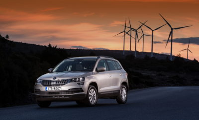 Το SKODA KAROQ (από 19.900 ευρώ) είναι ο πιο πρόσφατος εκπρόσωπος της νέας γλώσσας σχεδίασης της SKODA. Είναι έκδηλο από την εξωτερική εμφάνιση με τον σχεδιασμό, τις διαφοροποιημένες γραμμές αλλά και τις μεγαλύτερες - σε σχέση με το SKODA YETI - διαστάσεις, πως πρόκειται για ένα τελείως καινούργιο αυτοκίνητο. Σχεδιαστικά, το εντυπωσιακό, τρισδιάστατο εμπρός μέρος χαρακτηρίζεται από τους προβολείς με το γεωμετρικό σχεδιασμό και το ακριβές περίγραμμα. Ως μέρος του επιπλέον εξοπλισμού το αυτοκίνητο μπορεί να διαθέτει, από το επίπεδο εξοπλισμού Ambition και πάνω, full LED προβολείς με διάφανο κρύσταλλο. Μια στενή λωρίδα φώτων κατά μήκος της βάσης των προβολέων παρέχει φωτισμό για τα φλας και τα φώτα ημέρας. Οι προβολείς ομίχλης, οι οποίοι διαθέτουν τεχνολογία full LED και λειτουργία δυναμικού φωτισμού στροφής βρίσκονται κάτω από τους κύριους προβολείς. Η μάσκα, που διαθέτει χρωμιωμένο περίγραμμα, έχει το κλασικό για SKODA τραπεζοειδές σχήμα, ενώ το μεγάλο λογότυπο της SKODA είναι εμφατικά τοποθετημένο στο χείλος του διακριτικού καπό.  Το πλάτος του αμαξώματος τονίζεται και άλλο στο πίσω μέρος με την βοήθεια οριζόντιων γραμμών. Τα επίπεδα, χαρακτηριστικά πίσω φώτα χωρίζονται σε δύο τμήματα: η εξωτερική τους πλευρά βρίσκεται στα φτερά, ενώ η εσωτερική στην πόρτα του πορτμπαγκάζ. Οι ανακλαστήρες βρίσκονται κάτω από τους αισθητήρες στα άκρα του πίσω προφυλακτήρα. Τα φώτα στο πίσω μέρος ενσωματώνουν τα φώτα θέσης, τα φώτα των φρένων, καθώς και της πινακίδας κυκλοφορίας που είναι τεχνολογίας LED, ενώ σχηματίζουν το καθιερωμένο για τα μοντέλα της SKODA «C». Η παράδοση της SKODA στην άριστη εκμετάλλευση των χώρων βρίσκει εφαρμογή και στο νέο SKODA KAROQ. Το κόμπακτ SUV έχει μήκος 4.382 χιλιοστά, πλάτος 1.841 χιλιοστά και ύψος 1.603 χιλιοστά. Η αύξηση των διαστάσεων είναι προς όφελος των επιβατών, με το μεγάλο μεταξόνιο των 2.638  χιλιοστών να παρέχει μια ένδειξη για την ιδιαίτερα άνετη σχεδίαση του εσωτερικού με τους γενναιόδωρους χώρους. Το πορτμπαγκάζ έχει χωρητικότητα 521 λίτρων με τα πίσω καθίσματα στην κανονική τους θέση. Με αναδιπλωμένα τα πίσω καθίσματα η χωρητικότητα αυξάνεται στα 1.630 λίτρα, ενώ σε συνδυασμό με τα VarioFlex πίσω καθίσματα, η χωρητικότητα είναι μεταβαλλόμενη και εκτείνεται από τα 479 έως και τα 588 λίτρα. Το σύστημα VarioFlex αποτελείται από τρία ανεξάρτητα καθίσματα, που μπορούν να ρυθμιστούν ή και να αφαιρεθούν πλήρως τα καθένα μεμονωμένα -στην περίπτωση αυτή το SUV μετατρέπεται σε βαν με μια μέγιστη χωρητικότητα 1.810 λίτρων. Το SKODA KAROQ καλύπτει όλες τις ανάγκες της οικογένειας, της εργασίας, της καθημερινότητας και του ελεύθερου χρόνου. Πέρα από το εξαιρετικά άνετο εσωτερικό η πρακτικότητα και η λειτουργικότητά του ενισχύονται τόσο από την κορυφαία τεχνολογία όσο και από τον ιδιαίτερα μελετημένο εξοπλισμό του. Τεχνολογία LED τόσο για τους προβολείς και τα πίσω φώτα όσο και τον εσωτερικό φωτισμό. Ο ψηφιακός πίνακας οργάνων κάνει την πρώτη του εμφάνιση σε μοντέλο της SKODA. Ο οδηγός μπορεί να προγραμματίσει τον ψηφιακό πίνακα ώστε να είναι σύμφωνος με τις προτιμήσεις του. Τα θερμαινόμενα εμπρός και πίσω καθίσματα και το Phonebox στην κεντρική κονσόλα για την ασύρματη φόρτιση κινητών είναι επιπλέον τεχνολογικά highlights. Ως εξτρά εξοπλισμό η SKODA προσφέρει τόσο θερμαινόμενο τιμόνι όσο και 20 «Simply Clever» στοιχεία εξοπλισμού.   Ο ψηφιακός πίνακας οργάνων είναι για πρώτη φορά διαθέσιμος σε ένα μοντέλο της SKODA, με τέσσερις διαμορφώσεις του μπορούν να προγραμματιστούν γρήγορα και εύκολα.  Το αυτοκίνητο εξοπλίζεται και με άλλα δύο καινοτόμα στοιχεία εξοπλισμού: το θερμαινόμενο τιμόνι και το εξατομικευμένο κλειδί. Μόλις ένας ο οδηγός ξεκλειδώσει το αυτοκίνητο υιοθετούνται οι προσωπικές του ρυθμίσεις, που καλύπτουν μεγάλο εύρος στοιχείων λειτουργίας. Σε αυτές περιλαμβάνονται η Επιλογή Οδηγικού Προφίλ, τα συστημάτων υποβοήθησης, ο εξωτερικός και εσωτερικός φωτισμός, το σύστημα κλιματισμού (Climatronic), τα συστήματα infotainment και τα ηλεκτρικά ρυθμιζόμενα καθισμάτα.  Οι μηχανικοί της SKODA έδωσαν ιδιαίτερη προσοχή στη λεπτομέρεια και σε ότι αφορά το φωτισμό. Ως εξτρά, από το επίπεδο εξοπλισμού Ambition και πάνω το SKODA KAROQ μπορεί να διαθέτει full LED προβολείς με διάφανο κρύσταλλο. Ο βασικός εξοπλισμός περιλαμβάνει LED πίσω φώτα θέσης και φώτα φρένων, φλας (λάμπα) και φώτα όπισθεν (λάμπα), πίσω φώτα ομίχλης (ενσωματωμένα στους κάτω ανακλαστήρες του πίσω προφυλακτήρα) και φως πινακίδας. Τα full LED φώτα ομίχλης με λειτουργία δυναμικού φωτισμού στροφής είναι διαθέσιμα με επιπλέον χρέωση, είτε ως μέρος ενός πακέτου είτε μεμονωμένα. Με το Light Assist ένας αισθητήρας ελέγχει συνεχώς τις συνθήκες φωτισμού και αυτόματα ενεργοποιεί, όταν απαιτείται, τους προβολείς στη μεσαία σκάλα. Αυτό λειτουργεί τόσο στο λυκόφως όσο και όταν το αυτοκίνητο περνά από δάση ή τούνελ. Τα φώτα ενεργοποιούνται αυτόματα και μόλις λειτουργήσουν οι καθαριστήρες. Η κάμερα πολλαπλών λειτουργιών που χρησιμοποιείται από το ενεργό Light Assist εντοπίζει αντίθετα κινούμενα αλλά και προπορευόμενα οχήματα και διασφαλίζει τη μη χρήση της μεγάλης σκάλας στις περιπτώσεις αυτές.  Οι λειτουργίες Coming Home και Leaving Home παρέχουν φωτισμό για συγκεκριμένο χρονικό διάστημα, προκειμένου να φωτίζεται ο περιβάλλοντας χώρος και οι επιβάτες να μπορούν να επιβιβαστούν και να αποβιβαστούν με ασφάλεια από το αυτοκίνητο. Επιπλέον όταν ανοίγει μια πόρτα το λογότυπο της SKODA προβάλλεται στο έδαφος ή το δάπεδο (μέρος του πακέτου LED, που διατίθεται με επιπλέον χρέωση για τα επίπεδα εξοπλισμού Ambition και Style).  Στην καμπίνα, ο νέος LED εσωτερικός φωτισμός σε διακοσμητικές ταινίες ενσωματωμένες στις πόρτες και το ταμπλό, μπορεί να ρυθμιστεί σε ένα από τα συνολικά 10 διαθέσιμα χρώματα, προκειμένου να δημιουργείται μια εντυπωσιακή ατμόσφαιρα (μέρος του πακέτου LED, που διατίθεται με επιπλέον χρέωση για τα επίπεδα εξοπλισμού Ambition και Style). Το «Simply Clever» έχει ταυτιστεί με τη SKODA. Υπάρχουν πολλά πρακτικά χαρακτηριστικά που επαυξάνουν την άνεση των επιβατών και συμβάλλουν στη λειτουργικότητα αυτού του κόμπακτ SUV. Διαθέσιμα, ως επιπλέον εξοπλισμός, είναι περίπου 20 στοιχεία «Simply Clever». Στη γκάμα του κόμπακτ SUV υπάρχουν πέντε επιλογές κινητήρων. Ο βασικός βενζινοκινητήρας έχει τη μικρότερη χωρητικότητα, αλλά είναι πολύ αποδοτικός και δυνατός. Ο 1.0 TSI έχει τρεις κυλίνδρους, αποδίδει 85 kW (116 PS) με μέγιστη ροπή 200 Nm, εντυπωσιάζοντας με την ελαστική και δυναμική του λειτουργία. Η συγκεκριμένη έκδοση του SKODA KAROQ επιταχύνει από τα 0 έως τα 100 χλμ./ώρα σε 10,6 δευτερόλεπτα, έχει τελική ταχύτητα 187 χλμ./ώρα και μέση κατανάλωση 5,2 λίτρων ανά 100 χλμ. Την μετάδοση αναλαμβάνει χειροκίνητο κιβώτιο με 6 σχέσεις ή DSG με 7 σχέσεις. Το στοιχείο που ξεχωρίζει τον 1.5 TSI των 110 kW (150 PS) είναι το σύστημα Active Cylinder Technology (ACT). Ο τρόπος λειτουργίας του βασίζεται στην προσωρινή απενεργοποίηση του δεύτερου και του τρίτου κύλινδρου, όταν υπάρχουν οι κατάλληλες προϋποθέσεις. Με αυτό τον τρόπο επιτυγχάνεται αποδοτικότερη λειτουργία και ανάλογα με το οδηγικό στιλ εξοικονόμηση 0,5 λίτρων ανά 100 χλμ. Το ACT λειτουργεί από τις 1.400 έως τις 4.000 σ.α.λ. και σε ταχύτητες μέχρι τα 130 χλμ./ώρα. Με τον 1.5 TSI, το SKODA KAROQ επιταχύνει σε 8,4 δευτερόλεπτα για τα πρώτα 100 χλμ./ώρα και φτάνει την τελική των 204 χλμ./ώρα, με μέση κατανάλωση 5,4 λίτρα ανά 100 χλμ. Και εδώ υπάρχει η επιλογή ανάμεσα σε χειροκίνητο 6τάχυτο ή 7άρι DSG κιβώτιο. Όλοι οι πετρελαιοκινητήρες είναι υπερτροφοδοτούμενοι τετρακύλινδροι, με άμεσο ψεκασμό TDI και τέσσερις βαλβίδες ανά κύλινδρο. Η βασική έκδοση είναι η 1.6 TDI με ισχύ 85 kW (116 PS) και μέγιστη ροπή στα 250 Nm. Η εν λόγω έκδοση χρειάζεται 10,7 δευτερόλεπτα για την διαδικασία των 0-100 χλμ./ώρα, φτάνει έως τα 188 χλμ./ώρα, ενώ κατά μέσο όρο καταναλώνει 4,5 λίτρα ανά 100 χλμ. Την ισχύ στους μπροστινούς τροχούς περνά 6άρι χειροκίνητο ή 7άρι DSG κιβώτιο. Οι πετρελαιοκινητήρες των 2,0 λίτρων διατίθενται σε δύο εκδόσεις ισχύος που διακρίνονται για την ήσυχη και ροπάτη λειτουργία τους. Ο 2.0 TDI των 110 kW (150 PS) συνδυάζεται με χειροκίνητο κιβώτιο 6 σχέσεων ή DSG με 7 σχέσεις, ενώ η μέγιστη ροπή των 340 Nm αποδίδεται ανάμεσα στις 1.750 και 3.000 σ.α.λ. Το συγκεκριμένο SKODA KAROQ, με τετρακίνηση και χειροκίνητο κιβώτιο, επιταχύνει από στάση στα 100 χλμ./ώρα σε 8,7 δευτερόλεπτα, έχει τελική 196 χλμ./ώρα και μέση κατανάλωση 5,0 λίτρων ανά 100 χλμ. Η ισχυρότερη έκδοση 2.0 TDI αποδίδει 140 kW (190 PS), ενώ προσφέρεται και αυτή στάνταρ με τετρακίνηση και 7τάχυτο DSG. Η μέγιστη ροπή των 400 Nm εμφανίζεται από τις 1.750 έως τις 3.250 σ.α.λ. και προσφέρει εντυπωσιακή ελκτική δύναμη και εξαιρετικές ρεπρίζ. Η συγκεκριμένη έκδοση κινητήρα επιταχύνει για τα 0-100 χλμ./ώρα σε 7,8 δευτερόλεπτα, έχει τελική στα 211 χλμ./ώρα και μέση κατανάλωση στα 5,3 λίτρα ανά 100 χλμ. To ολοκληρωμένο πλαίσιο του SKODA KAROQ θέτει νέα δεδομένα στην κατηγορία και επιδεικνύει εξαιρετικά ποιοτικά οδηγικά χαρακτηριστικά σε κάθε τύπο οδοστρώματος. Η Επιλογή Οδηγικού Προφίλ (Driving Mode Select) ανάμεσα στα προγράμματα κίνησης Normal, Sport, Eco, Individual και Snow (4x4) προσφέρεται προαιρετικά από την έκδοση εξοπλισμού Ambition και άνω. Το πρόγραμμα Off-Road για τις τετρακίνητες εκδόσεις βελτιστοποιεί ακόμη περισσότερα τα δυναμικά χαρακτηριστικά στις εκτός δρόμου διαδρομές.  Το πλαίσιο του SKODA KAROQ έχει έναν εκλεπτυσμένο και αρμονικό σχεδιασμό, ενώ προσδίδει στο κόμπακτ SUV πολυδιάστατες δυνατότητες συμπεριλαμβανομένων μοναδικών off-road ικανοτήτων. Ένας σημαντικός παράγοντας για την ισορροπημένη κατανομή του φορτίου ανάμεσα στους άξονες, είναι ο εμπρόσθιος άξονας -με διάταξη MacPherson και χαμηλότερα τριγωνικά ψαλίδια βάσης- που βασίζεται σε ένα υποπλαίσιο από χάλυβα. Το μπροστινό μετατρόχιο είναι στα 1.576 χλστ. Η πίσω ανάρτηση διάταξης τεσσάρων συνδέσμων (σε όλες τις τετρακίνητες εκδόσεις) είναι κατασκευασμένη από χάλυβα υψηλής αντοχής και με φαρδύ μετατρόχιο (στα 1.541 χλστ.). Η σχεδίαση των βραχιόνων είναι τέτοια ώστε να εξασφαλίζει απόλυτο έλεγχο των κινηματικών φορτίων κατά την οδήγηση, σχηματίζοντας μία διάταξη σαν ψαλίδια, ώστε ο κάθε τροχός να διατηρείται σε ιδανική γεωμετρική θέση ως προς το οδόστρωμα για κορυφαία οδηγικά χαρακτηριστικά και απαράμιλλα επίπεδα άνεσης. Χάρη στο Δυναμικό Έλεγχο Πλαισίου (Dynamic Chassis Control ή DCC), ο οδηγός του SKODA KAROQ έχει στην διάθεσή του τρείς επιλογές: τις Comfort, Standard και Sport. Ηλεκτρονικά ελεγχόμενα αμορτισέρ μεταβάλλουν την σκληρότητα και τον βαθμό απόσβεσης ανάλογα με τις συνθήκες και την κατάσταση του οδοστρώματος, ενώ το DCC συμβάλλει στην ενεργητική ασφάλεια ρυθμίζοντας ανάλογα την σκληρότητα (των αμορτισέρ) στις στροφές για καλύτερο κράτημα και μικρότερες αποστάσεις ακινητοποίησης. Το σύστημα DCC, συμπεριλαμβανομένου του συστήματος Επιλογής Δυναμικής Οδήγησης (Driving Mode Select), θα είναι διαθέσιμο για την έκδοση 1.5 TSI και τις πετρελαίου, ξεκινώντας από τον επίπεδο εξοπλισμού Ambition. Μέσω του Driving Mode Select, ο οδηγός μπορεί να μεταβάλλει την υποβοήθηση του τιμονιού, την λειτουργία του κιβωτίου DSG, καθώς και τις ρυθμίσεις άλλων συστημάτων μέσω των προγραμμάτων Normal, Eco, Sport, Individual και Snow (το τελευταίο για τις τετρακίνητες εκδόσεις). Οι εξατομικευμένες ρυθμίσεις αποθηκεύονται στο προσωποποιημένο κλειδί για έως και τρεις χρήστες του οχήματος. Το σύστημα τετρακίνησης διασφαλίζει το καλύτερο δυνατό κράτημα σε γλιστερά οδοστρώματα ή στην περίπτωση μεταφοράς ενός βαριού τρέιλερ. Η λειτουργία του βασίζεται σε έναν ηλεκτρονικά ελεγχόμενο πολύδισκο συμπλέκτη, όταν διάφοροι αισθητήρες (όπως αυτοί για την περιστροφή των τροχών, της γωνίας του τιμονιού, της διαμήκους ή της εγκάρσιας επιτάχυνσης, την θέση του γκαζιού, τις σ.α.λ. του κινητήρα, της ροπής κ.α.) μεταβιβάζουν αδιάκοπα δεδομένα στην ηλεκτρονική μονάδα για την βέλτιστη κατανομή της ροπής. Η επιλογή Off-Road, η οποία διασφαλίζει ακόμη καλύτερα οδηγικά χαρακτηριστικά σε σκληρά εδάφη, προσφέρεται προαιρετικά με τις τετρακίνητες εκδόσεις. Για την βελτιστοποίηση της πρόσφυσης το σύστημα Traction Control (TCS) είναι πιο διακριτικό, όταν αντίθετα το ηλεκτρονικά ελεγχόμενο διαφορικό (Electronic Differential Lock ή EDL) είναι πιο άμεσο και ταχύτερο σε απόκριση. Όταν είναι απαραίτητο, τα συστήματα συγκράτησης σε ανηφόρες (Hill-Hold Control) και το ελεγχόμενης κατάβασης (Hill-Descent Control) ενεργοποιούνται για απόλυτα ασφαλή κίνηση. Η προαιρετική ανάρτηση DCC με ηλεκτρονικά ελεγχόμενα αμορτισέρ μεταβάλλουν την σκληρότητα της ανάρτησης, ενώ ταυτόχρονα το πεντάλ έχει πιο άμεση απόκριση. Το σύστημα αντί-μπλοκαρίσματος των τροχών (ABS) γίνεται λιγότερο ευαίσθητο, ώστε σε συνθήκες εκτός δρόμου να δημιουργείται ένα μικρό «φράγμα» μπροστά από τους τροχούς και το φρενάρισμα να είναι πιο αποτελεσματικό. Στην επιλογή Snow, τα ηλεκτρονικά προσαρμόζονται ανάλογα με την χαμηλής πρόσφυσης επιφάνεια. Η λειτουργία του ABS είναι παρόμοια με εκείνη της επιλογής Off-Road (έτσι ώστε το χιόνι που συγκεντρώνεται μπροστά από τους τροχούς να δημιουργεί ένα «φράγμα»). Για όσους σκοπεύουν να χρησιμοποιήσουν το SKODA KAROQ σε πιο απαιτητικά εδάφη υπάρχει το πακέτο Rough-Road, το οποίο παρέχει επιπλέον προστασία για τα μηχανικά μέρη (π.χ. σε μικρό-συγκρούσεις ή σε χαλίκι) και αποτρέπει τις ακαθαρσίες (σκόνη, άμμος, λάσπη) να εισχωρήσουν στον χώρο του κινητήρα ή τις καλωδιώσεις. Το πακέτο Rough-Road περιλαμβάνει μία προστατευτική «ποδιά» για τον κινητήρα, προστασία καλωδιώσεων, προστασία του κυκλώματος καυσίμου και πέδησης, καθώς και επιπλέον προστατευτικά πλαστικά καλύμματα. To νέο μοντέλο της SKODA εφοδιάζεται με το ηλεκτρομηχανικό φρένο από την βασική έκδοση εξοπλισμού και είναι ενσωματωμένο στα πίσω φρένα των τροχών. Μπορεί να λειτουργήσει ως φρένο επείγουσας ανάγκης και σε συνδυασμό με το κιβώτιο DSG συνεργάζεται με το σύστημα συγκράτησης σε ανηφόρες (Auto-Hold). Επίσης, σε συνθήκες μποτιλιαρίσματος το σύστημα Auto-Hold κρατά ακίνητο το αυτοκίνητο δίχως ο οδηγός να πατά το πεντάλ του φρένου. Το ηλεκτρομηχανικό φρένο μπορεί να ενεργοποιηθεί ή να απελευθερωθεί από έναν διακόπτη στην κονσόλα. To ηλεκτρονικά ελεγχόμενο διαφορικό (EDL) προσφέρει επιπρόσθετη σταθερότητα καθώς επιτρέπει στον οδηγό να περνά ομαλά πάνω από επιφάνειες με διαφορετική πρόσφυση. Όταν κάποιος τροχός σπινάρει, το EDL τον επιβραδύνει και διασφαλίζει ώστε η ροπή θα περάσει στον τροχό με την καλύτερη πρόσφυση προσομοιώνοντας την λειτουργία ενός κλασικού μπλοκέ διαφορικού. Το νέο κόμπακτ SUV προσφέρει πολλά συστήματα υποβοήθησης οδηγού που προέρχονται από μεγαλύτερες κατηγορίες. Ειδικά για το  SKODA KAROQ, υπάρχει διαθέσιμο ένα ευρύ σύνολο συστημάτων ασφάλειας που προσφέρουν προστασία για τους πεζούς και διατηρούν απόσταση ασφαλείας από τα προπορευόμενα οχήματα. Τα συστήματα αυτά μπορούν να κάνουν ευκολότερη και ασφαλέστερη την αλλαγή λωρίδας κυκλοφορίας, να βοηθήσουν στο παρκάρισμα ή να επισημάνουν στον οδηγό τα σημαντικότερα σήματα κυκλοφορίας.  Το Adaptive Cruise Control (ACC) διατηρεί την επιθυμητή απόσταση ασφαλείας από το προπορευόμενο όχημα, καθώς αυξομειώνει την ταχύτητα του αυτοκινήτου ανάλογα με το όριο που έχει θέσει ο οδηγός. Πέρα από την ταχύτητα ο οδηγός μπορεί να επιλέξει την απόσταση από το προπορευόμενο όχημα και τον τρόπο λειτουργίας του δυναμικού ACC. Tα προαιρετικά Blind Spot Detect (Ανίχνευση Τυφλού Σημείου) και Rear Traffic Alert (Ανίχνευση Πίσω Κυκλοφορίας) κάνουν ασφαλέστερες και πιο άνετες τις μετακινήσεις. Σε ταχύτητες άνω των 10 χλμ./ ώρα, δύο αισθητήρες ραντάρ στο πίσω μέρος ανιχνεύουν την σχετική περιοχή και στην περίπτωση που ένα άλλο όχημα κινείται στην τυφλή γωνία η πλησιάζει γρήγορα από πίσω, μία προειδοποίηση LED ενεργοποιείται στον εξωτερικό καθρέπτη. Αν ο οδηγός χρησιμοποιήσει τα φλας και παρά την προειδοποίηση, τότε το LED αναβοσβήνει. Στην περίπτωση οπισθοπορείας και όταν ένα αυτοκίνητο πλησιάζει ενεργοποιείται ένα προειδοποιητικό οπτικοακουστικό και αν χρειαστεί το SKODA KAROQ επεμβαίνει αυτόματα στα φρένα. Το στάνταρ Σύστημα Αποφυγής Μετωπικής Σύγκρουσης (Front Assist) που περιλαμβάνει την Αστική Λειτουργία Επιβράδυνσης (City Emergency Brake) με Προγνωστική Προστασία πεζών (Predictive Pedestrian Protection) βασίζεται στην λειτουργία ενός αισθητήρα ραντάρ. Το τελευταίο καλύπτει μία ευρεία περιοχή και υποβοηθά ακόμη και σε συνθήκες χαμηλής ορατότητας. Όταν το σύστημα ανιχνεύσει μία πιθανή σύγκρουση, τότε προειδοποιεί τον οδηγό σε διάφορα στάδια. Αν χρειαστεί το σύστημα μπορεί αυτόματα να φρενάρει και να ακινητοποιήσει το αυτοκίνητο. Το City Emergency Brake λειτουργεί σε ταχύτητες έως 34 χλμ./ ώρα. Το στάνταρ Predictive Pedestrian Protection συμπληρώνει το Front Assist: προετοιμάζει ένα φρενάρισμα έκτακτης ανάγκης σε ταχύτητες ανάμεσα στα 10 και 60 χλμ./ώρα, π.χ. όταν ένας πεζός επιχειρήσει να διασχίσει με ρίσκο μία διασταύρωση στην πορεία του αυτοκινήτου. Σε ταχύτητες που ξεπερνούν τα 40 χλμ./ώρα, εκπέμπεται ένα πρόσθετο προειδοποιητικό σήμα. Το Hill-Hold Control επιτρέπει στον οδηγό να εκκινήσει σε ανηφόρα δίχως τον κίνδυνο το αυτοκίνητο να κυλήσει προς τα πίσω και δίχως να χρειάζεται η χρήση του χειρόφρενου. Σε ταχύτητες άνω των 65 χλμ./ώρα και με την βοήθεια μιας κάμερας πίσω από τον εσωτερικό καθρέπτη, το σύστημα Lane Assist να αλλάζει λωρίδα κυκλοφορίας με ασφάλεια. Όταν το κόμπακτ SUV πλησιάζει στην διαγράμμιση του δρόμου και δίχως την χρήση των φλας, τότε το σύστημα προχωρά σε μικρές διορθώσεις στο τιμόνι ώστε να βοηθήσει τον οδηγό να διατηρήσει το αυτοκίνητο στην λωρίδα κυκλοφορίας που κινείται. Το Traffic Jam Assist προσφέρει μεγαλύτερη άνεση και ασφάλεια στο έντονο κυκλοφοριακό, καθώς συνδυάζεται με τα συστήματα Adaptive Cruise Control και Lane Assist. Σε αυτή την περίπτωση το Lane Assist διατηρεί το όχημα στην λωρίδα κυκλοφορίας του σε ταχύτητες κάτω από 60 χλμ./ώρα, όταν το ACC είναι ταυτόχρονα ενεργό με το στρίψιμο, την επιτάχυνση και την επιβράδυνση να γίνονται αυτόματα. Απαραίτητη προϋπόθεση για τη λειτουργία του συστήματος είναι ο οδηγός να έχει τα χέρια του στο τιμόνι. Το σύστημα Traffic Sign Recognition αναγνωρίζει τα πιο συνηθισμένα σήματα κυκλοφορίας και τα απεικονίζει στην μορφή εικονογράμματος στον πίνακα οργάνων και/ή στο σύστημα πλοήγησης. Το ίδιο ισχύει για το όριο ταχύτητας και τους περιορισμούς στην προσπέραση. Χρησιμοποιώντας τα οδηγικά χαρακτηριστικά, το Driver Alert ανιχνεύει διαφοροποιήσεις από την συνηθισμένη συμπεριφορά του οδηγού και μία πιθανά μειωμένη αυτοσυγκέντρωσή του. Το σύστημα αναλύει δεδομένα κάθε 15 λεπτά της ώρα και αφότου έχει εκκινήσει ο κινητήρας, ενώ λειτουργεί σε ταχύτητες άνω των 65 χλμ./ώρα. Στην περίπτωση πιθανής κόπωσης του, ο οδηγός προειδοποιείται με μία οπτική ένδειξη στον πίνακα οργάνων ώστε να κάνει ένα διάλλειμα. Χάρη στο SKODA Connect, οι επιβαίνοντες είναι συνεχώς «δικτυωμένοι» με τις νέες online υπηρεσίες. Τα διαισθητικά συστήματα χωρίζονται σε δύο κατηγορίες: τις υπηρεσίες Infotainment Online που παρέχουν ψυχαγωγία και ενημέρωση, καθώς και τις υπηρεσίες Care Connect που προσφέρουν υποστήριξη και υποβοήθηση. Η προσφορά περιλαμβάνει πλοήγηση σε πραγματικό χρόνο με προτεινόμενες εναλλακτικές διαδρομές στην περίπτωση μποτιλιαρίσματος, μία αυτόματη κλήση έκτακτης ανάγκης (Emergency Call) και τον εντοπισμό της θέσης του σταθμευμένου σας αυτοκινήτου (Parking Location). Τα ταξίδια μπορούν να προγραμματίζονται στο σπίτι και να μεταφέρονται  online στο όχημα σας. Ένα νέο στοιχείο είναι ο ανέπαφος χειρισμός που διευκολύνει αφάνταστα συγκεκριμένες λειτουργίες. Τα συστήματα πολυμέσων νέας γενιάς προσφέρουν μία ευρεία ποικιλία δυνατοτήτων διασύνδεσης και με εξαίρεση την μονάδα Swing είναι όλα εξοπλισμένα με χωρητική οθόνη αφής. Συγκεκριμένα διατίθενται τέσσερις μονάδες συστημάτων: το Swing (στάνταρ), το Bolero, καθώς και τα Amundsen και Columbus, τα οποία συνδυάζονται με πλοήγηση. Τα προαιρετικά συστήματα πολυμέσων Bolero, Amundsen και Columbus έχουν νέα σχεδίαση κρυστάλλου ενισχύοντας τον πίνακα οργάνων υψηλής ποιότητας.  Εκτός από την πρωτότυπη εμφάνιση και την άψογη λειτουργικότητα, το συμπαγές SUV έχει ένα χαρακτηριστικό γνώρισμα ανέπαφου ελέγχου για επιλεγμένες λειτουργίες (διαθέσιμο για το σύστημα Columbus). Ένας αισθητήρας ανιχνεύει και προσδιορίζει τις κινήσεις των χεριών που ο οδηγός κάνει γύρω από την κεντρική κονσόλα. Αυτό επιτρέπει στον οδηγό να μεταβεί στο μενού του συστήματος πολυμέσων κάνοντας συγκεκριμένες χειρονομίες και δίχως να αποσπάται η προσοχή του από τον δρόμο. Το SKODA Connect προσφέρει διευρυμένες υπηρεσίες και πληροφορίες. Το Online Traffic Information αποτελεί σημαντικό μέρος του Infotainment Online καθώς απεικονίζει την κίνηση στους δρόμους και σε επιλεγμένες διαδρομές σε πραγματικό χρόνο, όπως και εναλλακτικές όταν υπάρχει έντονο κυκλοφοριακό. Επιπρόσθετα των υπηρεσιών αυτών υπάρχει πληροφόρηση για τα πλησιέστερα πρατήρια υγρών καυσίμων, τους διαθέσιμους χώρους στάθμευσης, την επικαιρότητα και τον καιρό. Οι υπηρεσίες Care Connect υποστηρίζουν τον οδηγό σε πολλές καταστάσεις και είναι διαθέσιμες σε όλα τα συστήματα πολυμέσων (προαιρετικά από την έκδοση εξοπλισμού Active και πάνω). Οι υπηρεσίες συμπεριλαμβάνουν τα Emergency Call και Proactive Service (μέσω του τελευταίου μπορεί να προγραμματισθεί ένα σέρβις του αυτοκινήτου), όπως και η απομακρυσμένη επιβίβαση. Η κλήση Emergency Call λειτουργεί αυτόματα μετά από ένα ατύχημα και όταν ένα σύστημα ασφαλείας (π.χ. ο αερόσακος) έχει  ενεργοποιηθεί. Το αυτοκίνητο πραγματοποιεί μία φωνητική και με δεδομένα σύνδεση σε ένα κέντρο επείγουσας κλήσης που ενημερώνει με όλες τις απαραίτητες πληροφορίες. Επίσης ο οδηγός ή οι επιβάτες μπορούν να ενεργοποιήσουν το Emergency Call από έναν διακόπτη που βρίσκεται στην πλαφονιέρα της οροφής. Επίσης ο οδηγός μπορεί να πραγματοποιήσει κλήση σε περίπτωση που το αυτοκίνητο του παρουσιάσει βλάβη, ενώ ένας τρίτος διακόπτης με την αναγραφή ‘i’, συνδέει με το Info Call – για τεχνικές ερωτήσεις σχετικές με το αυτοκίνητο. Δεν θέλετε το αυτοκίνητό σας να σταθμεύσει σε κάποια περιοχή ή δεν θέλετε να ξεπεράσει την μέγιστη ταχύτητα των 130 χλμ./ώρα; Οι λειτουργίες Area Notification και Speed Notification ενημερώνουν τον ιδιοκτήτη του αυτοκινήτου για τις επιθυμίες του, όπως η λειτουργία Driving Data. Στο SKODA KAROQ οι υπηρεσίες SKODA Care Connect συμπεριλαμβάνουν την απομακρυσμένη επιβίβαση που είναι διαθέσιμη μέσω της εφαρμογής SKODA Connect, η οποία τρέχει π.χ. από το smartphone του οδηγού. Εδώ η υπηρεσία Vehicle Status παρέχει απομακρυσμένα πληροφορίες για την κατάσταση του συστήματος φωτισμού και τα αποθέματα καυσίμου, καθώς και για την κατάσταση των παραθύρων, των θυρών ή της ηλιοροφής σε περίπτωση που είναι ανοιχτά. Επίσης επιτρέπει τον έλεγχο υποβοηθητικής θέρμανσης. Η λειτουργία Parking καταγράφει την θέση του αυτοκινήτου και η λειτουργία Honk & Flash κάνει ακόμη πιο εύκολο τον εντοπισμό του σε ένα πάρκινγκ ενεργοποιώντας τα αλάρμ και την κόρνα. H εφαρμογή SKODA Connect συμπληρώνεται από την διαδικτυακή πύλη SKODA Connect, η οποία φέρνει τις υπηρεσίες SKODA Connect στον οικιακό υπολογιστή του πελάτη. Αυτό το portal μπορεί να χρησιμοποιηθεί για να ρυθμιστούν διάφοροι παράμετροι όπως είναι μελλοντικοί προορισμοί και διαδρομές του αυτοκινήτου. Εκδόσεις – Τιμές Η διάθεση του SKODA KAROQ στην ελληνική αγορά θα ξεκινήσει με τις πλούσια εξοπλισμένες εκδόσεις AMBITION και STYLE. Ενδεικτικά, μερικά από τα στοιχεία εξοπλισμού τους είναι τα εξής: ΑΜΒΙΤΙΟΝ Αερόσακοι οδηγού/συνοδηγού/πλευρικοί εμπρός/κεφαλής/γονάτου οδηγού Σύστημα προειδοποίησης κινδύνου “FRONT ASSIST” Σύστημα αναγνώρισης κόπωσης οδηγού “DRIVER ALERT” Σύστημα Hill Hold Σύστημα Start/Stop Προβολείς αλογόνου με διαφανή κρύσταλλα και φώτα ημέρας LED Δερμάτινο τιμόνι πολλαπλών λειτουργιών με χειριστήρια ηχοσυστήματος & ανοικτής συνομιλίας τηλεφώνου Επιλογή προφίλ οδήγησης “DRIVING MODE SELECT” (στις εκδόσεις 4x4) Cruise control Οθόνη πολλαπλών ενδείξεων υπολογιστή on board “MaxiDot” Ηχοσύστημα πολυμέσων “BOLERO” με οθόνη αφής High Definition 8”, Bluetooth & Smartlink+ Ημιαυτόματος κλιματισμός με φίλτρο γύρης Ηλεκτρικά παράθυρα εμπρός/πίσω Ηλεκτρικά ρυθμιζόμενοι, αναδιπλούμενοι και θερμαινόμενοι εξωτερικοί καθρέπτες Ηλεκτρομηχανικό χειρόφρενο Ζάντες αλουμινίου 16” με ελαστικά 215/60 STYLE (επιπλέον εξοπλισμός της έκδοσης Ambition) Έγχρωμη οθόνη πολλαπλών ενδείξεων υπολογιστή on board “Colour MaxiDot” “CLIMATRONIC” διζωνικός αυτόματος κλιματισμός Κεντρικό κλείδωμα θυρών και εκκίνησης κινητήρα χωρίς το κλειδί (KESSY) LED φωτισμός εσωτερικού περιβάλλοντος Πακέτο χρωμίου στο εξωτερικό καιεσωτερικό του οχήματος Πρίζα 230V + USB στην κεντρική κονσόλα Περιφερειακός φωτισμός στους εξωτερικούς καθρέπτες Αισθητήρας βροχής & λειτουργίας φώτων Αισθητήρες παρκαρίσματος πίσω Ζάντες αλουμινίου 17” με ελαστικά 215/55 Οι ανώτατες προτεινόμενες τιμές λιανικής για το SKODA KAROQ στις εκδόσεις στις οποίες λανσάρεται το μοντέλο στην ελληνική αγορά, παρουσιάζονται στον πίνακα που ακολουθεί. Σημειώνεται ότι το καλοκαίρι του 2018 θα λανσαριστούν 4x4 εκδόσεις με το DSG κιβώτιο ταχυτήτων των επτά σχέσεων τόσο με τον 1.5 TSI βενζινοκινητήρα όσο και τον 2.0 TDI πετρελαιοκινητήρα των 190 PS. ΠΡΟΤΕΙΝΟΜΕΝΕΣ ΤΙΜΕΣ ΛΙΑΝΙΚΗΣ   ΕΚΔΟΣΗ AMBITION ΕΚΔΟΣΗ STYLE KAROQ  1.0 TSI 116 PS 19.900 € - KAROQ  1.0 TSI 116 PS DSG7 21.900 € - KAROQ  1.5 TSI 150 PS 21.900 € 26.800 € KAROQ  1.5 TSI 150 PS DSG7 26.500 € 30.500 € KAROQ  1.6 TDI 116 PS 21.900 € 26.800 € KAROQ  1.6 TDI 116 PS DSG7 26.500 € 30.500 € KAROQ  2.0 TDI 150 PS 4X4 - 32.500 € KAROQ  2.0 TDI 150 PS DSG7 4X4 - 34.900 €