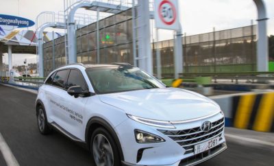 Η Hyundai παρουσιάζει το πρώτο αυτόνομο ηλεκτροκίνητο όχημα κυψελών καυσίμου σε όλο τον κόσμο • Για πρώτη φορά στην ιστορία 5 οχήματα πραγματοποιούν ταξίδι 190 χιλιομέτρων σε κανονικό οδικό δίκτυο, με αυτόνομη οδήγηση επιπέδου 4(χωρίς οδηγό) και με μηδενικές εκπομπές ρύπων Ένας στόλος ηλεκτροκίνητων αυτοκινήτων κυψελών καυσίμων της επόμενης γενιάς της Hyundai Motor Company κατάφερε να ολοκληρώσει ένα αυτόνομο ταξίδι 190 χιλιομέτρων από τη Σεούλ προς το Pyeongchang. Αυτή είναι η πρώτη φορά που στον κόσμο έχει επιτευχθεί αυτόνομη οδήγηση επιπέδου 4 με ηλεκτρικά αυτοκίνητα κυψελών καυσίμου, τα οποία είναι τα πιο φιλικά προς το περιβάλλον οχήματα. Μέχρι τώρα, η αυτόνομη οδήγηση έχει πραγματοποιηθεί με περιορισμένη ταχύτητα σε ορισμένα τμήματα εσωτερικών δρόμων, αλλά αυτή είναι η πρώτη φορά που αυτόνομα αυτοκίνητα έχουν διανύσει τόσο μεγάλη απόσταση με 100 km / h-110 km / h, που είναι η μέγιστη ταχύτητα η οποία επιτρέπεται από το νόμο στους εθνικούς δρόμους της Κορέας. Τα πέντε οχήματα της Hyundai τα οποία ολοκλήρωσαν το ταξίδι είναι εξοπλισμένα με τεχνολογία οδήγησης επιπέδου 4, όπως ορίζεται από τα διεθνή πρότυπα του SAE, και τεχνολογία δικτύου 5G. Τα οχήματα που χρησιμοποιούνται για την επίδειξη αντιπροσωπεύουν την φιλοσοφία της Hyundai για μια μελλοντική κινητικότητα με ελευθερία και περιβαλλοντολογική καθαρότητα. Η επίδειξη ξεκίνησε στη Σεούλ στις 2 Φεβρουαρίου με την ενεργοποίηση των κουμπιών «CRUISE» και «SET» , οπότε τα αυτοκίνητα μεταφέρθηκαν αμέσως στη λειτουργία αυτόματης οδήγησης και ξεκίνησαν το ταξίδι των 190 χλμ. προς το Pyeongchang. Με την είσοδο στον αυτοκινητόδρομο, τα οχήματα άρχισαν να κινούνται κανονικά στη φυσική ροή της κυκλοφορίας, κάνοντας προσπεράσεις και περνούσαν τις πύλες διοδίων χρησιμοποιώντας Hi-pass (σύστημα πληρωμών ασύρματης ταχείας κυκλοφορίας της Νότιας Κορέας). Βασιζόμενα στην επιτυχημένη επίδειξη των οχημάτων της Hyundai που οδήγησαν αυτόνομα στο Λας Βέγκας κατά τη διάρκεια του Consumer Electronics Show (CES) στις αρχές του περασμένου έτους, αυτά τα αυτοκίνητα χρησιμοποίησαν μια σειρά προηγμένων τεχνολογιών που τους επέτρεψε να αναγνωρίσουν τα οχήματα γύρω από το αυτοκίνητο με μεγαλύτερη ακρίβεια και να κάνουν καλύτερες κρίσεις στις διασταυρώσεις, περνώντας από τις πύλες διοδίων, υπολογίζοντας με ακρίβεια το πλάτος και τη θέση της πύλης διοδίων εντοπίζοντας με μεγάλη ακρίβεια τη θέση του οχήματος σε έναν χάρτη, χρησιμοποιώντας εξωτερικούς αισθητήρες τοποθετημένους για ειδικές καταστάσεις κατά τις οποίες το σήμα GPS διακόπτεται, όπως για παράδειγμα περνώντας από μεγάλες υπόγειες σήραγγες. Η Hyundai διεξήγαγε ένα σημαντικό αριθμό δοκιμών οδικής κυκλοφορίας ύψους εκατοντάδων χιλιάδων χιλιομέτρων, γεγονός που επέτρεψε να συγκεντρωθεί ένας τεράστιος όγκος δεδομένων που συνέβαλε στην ενίσχυση της απόδοσης των αυτόνομων οχημάτων. Η φιλοσοφία της Hyundai για την ανάπτυξη αυτόνομης τεχνολογίας οδήγησης είναι να παρέχει το υψηλότερο επίπεδο ασφάλειας σε συνδυασμό με ένα υψηλό επίπεδο άνεσης που προσδοκούν οι πελάτες μας. Το εξωτερικό και το εσωτερικό των αυτόνομων οχημάτων που χρησιμοποιήθηκαν για αυτή την επίδειξη μοιάζουν με άλλα μαζικής παραγωγής μοντέλα της Hyundai, αλλά είναι εφοδιασμένα με διάφορες κάμερες και LIDARs. Η προσθήκη ενός μικρού αριθμού αισθητήρων σε οχήματα μαζικής παραγωγής επέτρεψε την υλοποίηση μιας πλήρως αυτόνομης τεχνολογίας οδήγησης φέρνοντας την εταιρία ένα βήμα πιο κοντά στην πλήρως αυτόνομη οδήγησης. Η αυτόνομη οδήγηση επεξεργάζεται ένα μεγάλο όγκο δεδομένων, το οποίο απαιτεί πολλή ισχύ. Το ηλεκτρικό μοντέλο κυψελών καυσίμου είναι σε θέση να παράγει ηλεκτρική ενέργεια μέσω της αντίδρασης μεταξύ υδρογόνου και οξυγόνου στο σύνολο των κυψελών καυσίμου, καθιστώντας την ιδανική επιλογή μοντέλου οχήματος για αυτή τη δοκιμή. Το ηλεκτρικό SUV κυψελών καυσίμου NEXO μπορεί να κινηθεί για 800 χιλιόμετρα (εσωτερικός στόχος σύμφωνα με τους κανονισμούς NEDC) με μία μόνο φόρτιση, η οποία διαρκεί μόλις πέντε λεπτά. Ενσωματωμένο σύστημα πληροφοριών και συνδεσιμότητας Χρησιμοποιώντας το δίκτυο 5G της KT Corp., ενός κορεατικού παρόχου κινητής τηλεφωνίας, τα οχήματα παρέχουν πέντε νέες προηγμένες τεχνολογίες πληροφοριών. Οι επιβάτες στα πίσω καθίσματα μπορούν να χρησιμοποιήσουν την "Home Connect", μια τεχνολογία αυτοκινήτου που επιτρέπει στο χρήστη να έχει πρόσβαση και να ελέγχει συσκευές IoT που είναι εγκατεστημένες στο έξυπνο σπίτι τους. Μπορούν να δουν τις εικόνες της κάμερας στο σπίτι σε πραγματικό χρόνο, να ελέγχουν τον φωτισμό, την κλειδαριά της πόρτας ή την τηλεόραση, ακόμα και να διαχειρίζονται τις οικιακές ενεργειακές συσκευές. Το "Assistant Chat" είναι μια τεχνολογία που επιτρέπει στους χρήστες να κάνουν ερωτήσεις σε ένα Chat Bot με απλές φωνητικές εντολές και να λαμβάνουν απαντήσεις με τη μορφή κειμένου ή εικόνων. Το "Wellness Care" μπορεί να παρακολουθεί τις πληροφορίες οι οποίες αφορούν στην υγεία των επιβατών που βρίσκονται στο πίσω μέρος του οχήματος, όπως το επίπεδο στρες, ο καρδιακός ρυθμός κλπ. Οι επιβάτες μπορούν επίσης να έχουν πρόσβαση σε χαλαρωτικές θεραπευτικές υπηρεσίες και μπορούν να συνδεθούν με έναν σύμβουλο υγείας μέσω μιας κλήσης βίντεο σε πραγματικό χρόνο. Επιπλέον, το όχημα παρέχει τεχνολογία μείωσης θορύβου "Noise-Away" και "Mood Care", δίνοντας τη δυνατότητα επιλογής φωτισμού στις πίσω πόρτες όταν είναι ενεργό το music player ή το Wellness Care. Η κορεατική εφαρμογή καραόκε "Everysing" επιτρέπει επίσης στους επιβάτες να τραγουδούν σύμφωνα με τη μουσική στο ταξίδι τους και είναι δυνατή η προβολή βίντεο στο σύστημα ψυχαγωγίας των πίσω καθισμάτων. Τέλος, οι χρήστες μπορούν να λαμβάνουν ειδοποιήσεις πληροφοριών κυκλοφορίας σε πραγματικό χρόνο, οι οποίες υποστηρίζονται σε πολλές γλώσσες, συμπεριλαμβανομένων των κορεατικών, αγγλικών και κινεζικών. Αυτές οι προηγμένες λειτουργίες ψυχαγωγίας επιτρέπουν στους οδηγούς να αξιοποιούν με τον καλύτερο δυνατό τρόπο το χρόνο τους σε αυτόνομα κινούμενα οχήματα. Ο όμιλος Hyundai Motor Group, ετοιμάζεται να αξιοποιήσει εμπορικά το πρότυπο SAE - σύστημα αυτόνομης οδήγησης συμβατό με το επίπεδο 4 σε έξυπνες πόλεις μέχρι το 2021. Για το σκοπό αυτό, η εταιρεία ανακοίνωσε τον περασμένο μήνα τα σχέδιά της στο CES 2018 να αναπτύξει από κοινού την τεχνολογία αυτόνομης-οδήγησης με την Aurora Innovation. Επιπλέον, από τον Αύγουστο του περασμένου έτους, η Hyundai ερευνά και χτίζει την δική της υποδομή V2X. Ως ιδρυτικό μέλος του Αμερικανικού Κέντρου Κινητικότητας, ενός αμερικανικού ερευνητικού ινστιτούτου για τη μελλοντική κινητικότητα, ο όμιλος Hyundai Motor Group τον περασμένο Οκτώβριο επένδυσε 5 εκατομμύρια δολάρια στην κατασκευή υπερσύγχρονων πειραματικών εγκαταστάσεων σε συνεργασία με την ACM.