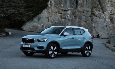 Το νέο Volvo XC40 έφτασε στην Ελλάδα - τιμές και εξοπλισμός Το νέο Volvo XC40 έφτασε στην Ελλάδα - το πρώτο αυτοκίνητο εκτίθεται στο stand της Volvo στο εμπορικό κέντρο Golden Hall, στο Μαρούσι Το δίκτυο των Επίσημων Διανομέων της Volvo έχει ξεκινήσει να δέχεται παραγγελίες, με τις τιμές να ξεκινούν από €30.713 για την έκδοση με τον κινητήρα Τ3 των 1500 κ.εκ., 156 ίππων Το Volvo XC40 θέτει νέα πρότυπα στην κατηγορία των compact premium SUV: Σύγχρονη σχεδίαση, πλήθος χρωματικών συνδυασμών και δυνατοτήτων εξατομίκευσης, βραβευμένες τεχνολογίες ασφάλειας, συνδεσιμότητας και ψυχαγωγίας, που προέρχονται από τις μεγαλύτερες Σειρές 60 και 90 Πλήρης βασικός εξοπλισμός που περιλαμβάνει City Safety τελευταίας γενιάς, προβολείς LED, ψηφιακό πίνακα οργάνων, κεντρική οθόνη αφής και το προηγμένο σύστημα Volvo On Call, με κλήση έκτακτης ανάγκης και εφαρμογή (app) για έλεγχο του αυτοκινήτου από απόσταση Το νέο Volvo XC40, το μοντέλο με το οποίο η Volvo εισέρχεται δυναμικά στην κατηγορία των compact premium SUV, βρίσκεται ήδη στην Ελλάδα. Το πρώτο αυτοκίνητο εκτίθεται από το Σάββατο 3 Φεβρουαρίου στο stand της Volvo στο εμπορικό κέντρο Golden Hall, στο Μαρούσι. Οι προτεινόμενες τιμές λιανικής για το XC40 ξεκινούν από €30.713 για τις εκδόσεις με τον κινητήρα βενζίνης Τ3 των 1.500 κ.εκ., 156 ίππων. Ακολουθούν οι εκδόσεις με τον δίλιτρο κινητήρα diesel D3 των 150 ίππων, με τιμές από €35.194: στις διαθέσιμες επιλογές περιλαμβάνεται η τετρακίνηση (AWD) και το αυτόματο κιβώτιο Geartronic, 8 σχέσεων. Στην κορυφή της γκάμας του XC40 τοποθετούνται οι εκδόσεις με τους κινητήρες diesel D4 και βενζίνης Τ5, απόδοσης 190 και 247 ίππων αντίστοιχα. Είναι διαθέσιμες αποκλειστικά με τετρακίνηση (AWD), αυτόματο κιβώτιο Geartronic 8 σχέσεων, στις εκδόσεις εξοπλισμού Momentum και R-Design, με τιμές από €49.352, για τις εκδόσεις με τον κινητήρα D4 και από €50.177 για τις βενζινοκίνητες T5. Το XC40 είναι το πρώτο μοντέλο της Volvo που βασίζεται στη νέα πλατφόρμα CMA (Compact Modular Architecture) και ενσωματώνει πρωτοποριακές τεχνολογίες, που παρουσιάστηκαν για πρώτη φορά στις Σειρές 60 και 90, όπως η ενεργή υποβοήθηση στο σύστημα διεύθυνσης. Ανάμεσα στα προηγμένα χαρακτηριστικά ασφαλείας του XC40 ξεχωρίζουν τα συστήματα: Αποφυγής εμπρόσθιων συγκρούσεων City Safety τελευταίας γενιάς Αποφυγής εκτροπής από το δρόμο Run-Off Road Mitigation και Αποφυγής συγκρούσεων με οχήματα που κινούνται στο αντίθετο ρεύμα Oncoming Lane Mitigation, τα οποία σε κρίσιμες συνθήκες λειτουργούν ως "ηλεκτρονικός συνοδηγός" προσφέροντας πολύτιμη βοήθεια στον οδηγό. Στον προαιρετικό εξοπλισμό του Volvo XC40 διατίθενται μεταξύ άλλων Adaptive Cruise Control με σύστημα ημι-αυτόνομης οδήγησης Pilot Assist, για πρώτη φορά στην κατηγορία και IntelliSafe Surround, το οποίο συνδυάζει σύστημα επιτήρησης τυφλών σημείων BLIS (Blind Spot Information System), Rear Collision Warning και Cross Traffic Alert, για πρώτη φορά με αυτόματο φρενάρισμα. Με τo XC40, οι σχεδιαστές της Volvo επιχείρησαν μια ριζική τομή στις συνηθισμένες νόρμες και το αποτέλεσμα είναι ένα compact SUV με δυναμική και νεανική σχεδίαση, αλλά και πρωτόγνωρη λειτουργικότητα. Ξεχωριστά χρώματα και μεγάλη γκάμα συνδυασμών (για παράδειγμα, η δυνατότητα επιλογής διαφορετικού χρώματος για την οροφή) δίνουν στους αγοραστές του μοντέλου την ευκαιρία να εκφράσουν το προσωπικό τους ύφος. Στο εσωτερικό και στο χώρο αποσκευών προσφέρονται πολλές έξυπνες λύσεις αποθήκευσης, ενώ το Sensus, το σύστημα πληροφόρησης και ψυχαγωγίας με τη μεγάλη κατακόρυφη οθόνη αφής, δίνει πρόσβαση σε μια σειρά λειτουργιών με διαισθητικό τρόπο. Οι κινητήρες D4 και T5 εισάγονται με πλήρη εξοπλισμό ασφάλειας, πληροφόρησης και ψυχαγωγίας, τόσο στην αναβαθμισμένη έκδοση Momentum όσο και στη δυναμική R-Design με το σπορ πλαίσιο, ενώ μια πλειάδα ελκυστικών πακέτων εξοπλισμού θα ικανοποιήσουν κάθε ξεχωριστή επιθυμία. Οι προτεινόμενες τιμές λιανικής για τις εισαγωγικές εκδόσεις εξοπλισμού του νέου Volvo XC40 παρουσιάζονται συνοπτικά στον παρακάτω πίνακα. ΝΕΟ VOLVO XC40 Ισχύς (HP) Προτεινόμενη τιμή λιανικής (€) XC40 T3 156 30.713 XC40 D3 150 35.194 XC40 D3 Geartronic 150 37.600 XC40 D3 AWD 150 39.959 XC40 D3 AWD Geartronic 150 42.506 XC40 D4 AWD Geartronic Momentum 190 49.352 XC40 T5 AWD Geartronic Momentum 247 50.177 Ενδεικτικά, στην έκδοση εξοπλισμού Momentum περιλαμβάνονται μεταξύ άλλων: City Safety με αναγνώριση οχημάτων, πεζών, ποδηλατών και μεγάλων ζώων, μέρα και νύχτα Oncoming Lane Mitigation - Σύστημα αποφυγής σύγκρουσης στο αντίθετο ρεύμα Lane Departure Warning - Σύστημα προειδοποίησης εκτροπής από τη λωρίδα Lane Keeping Aid - Σύστημα υποβοήθησης διατήρησης λωρίδας Run-Off Road Mitigation - Σύστημα αποφυγής εκτροπής από το δρόμο Run-Off Road Protection - Σύστημα προστασίας επιβατών σε περίπτωση εκτροπής από το δρόμο Road Sign Information - Σύστημα αναγνώρισης οδικής σήμανσης Driver Alert Control - Σύστημα επαγρύπνησης οδηγού Σύστημα Volvo On Call με κλήση έκτακτης ανάγκης, εφαρμογή (app) για έλεγχο του αυτοκινήτου από απόσταση και δυνατότητα δημιουργίας WiFi hotspot Προβολείς LED με αυτόματη εναλλαγή μεταξύ μεσαίας και μεγάλης σκάλας και ενσωματωμένα φώτα ημέρας Ψηφιακός πίνακας οργάνων 12,3’’ Κεντρική οθόνη αφής 9” Cruise Control Αερόσακοι οδηγού/συνοδηγού, πλευρικοί, οροφής, γόνατου οδηγού Σύστημα προστασίας από πλευρικές συγκρούσεις Σύστημα δυναμικού ελέγχου ευστάθειας και πρόσφυσης Ζάντες αλουμινίου 18 ιντσών με σύστημα παρακολούθησης πίεσης ελαστικών Ράγες οροφής Αισθητήρες παρκαρίσματος πίσω Αυτόματο σύστημα κλιματισμού με σύστημα ελέγχου αέρα καμπίνας Ηχοσύστημα High Performance 8 ηχείων με ενισχυτή 250W, πρόσβαση στο Internet και σε apps Πακέτο εσωτερικού φωτισμού Ηλεκτρικά υποβοηθούμενο, πολυλειτουργικό, ρυθμιζόμενο τιμόνι, με δερμάτινη επένδυση Αισθητήρας βροχής Εκκίνηση κινητήρα χωρίς κλειδί Η έκδοση R-Design, διαθέτει επιπλέον του εξοπλισμού της έκδοσης Momentum: Σπορ σασί, με σκληρότερες ρυθμίσεις Μαύρη γυαλιστερή οροφή, ανεξαρτήτως εξωτερικού χρώματος Προβολείς ομίχλης με λειτουργία φωτισμού στροφής Σπορ ζάντες R-Design 18’’ Εμπρός μάσκα R-Design Μαύρους γυαλιστερούς καθρέπτες Δύο ενσωματωμένες απολήξεις εξάτμισης Καθίσματα R-Design με επένδυση δέρμα / ύφασμα Nubuck Μαύρη επένδυση οροφής, εσωτερικά Σπορ τιμόνι R-Design τριών ακτίνων με μαύρο περφορέ δέρμα Σπορ επιλογέα ταχυτήτων R-Design Σπορ πεντάλ από αλουμίνιο Αναβαθμισμένο πακέτο εσωτερικού φωτισμού Το νέο XC40 είναι η σουηδική premium πρόταση στην πολύ δημοφιλή κατηγορία των compact SUV, που εστιάζει στην εμπειρία και στα ουσιώδη, απαλλαγμένο από οτιδήποτε επιτηδευμένο ή περιττό. Συνδυάζει τις παραδοσιακές αξίες της Volvo, που βάζουν στο επίκεντρο τον άνθρωπο και τη ζωή του, διαθέτοντας καινοτομίες που πρώτη φορά εμφανίζονται στην κατηγορία όπως ο ψηφιακός πίνακας οργάνων, η κεντρική οθόνη αφής και το σύστημα Volvo On Call στο βασικό εξοπλισμό, καθώς και το σύστημα ημι-αυτόνομης οδήγησης Pilot Assist, που αποτελεί σημαντικό στοιχείο της ομπρέλας συστημάτων υποβοήθησης του οδηγού.