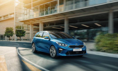 Το νέο ανατρεπτικό Kia Ceed: Made in Europe - Με δυναμική σχεδίαση που θέτει νέα δεδομένα στο C-segment - Προηγμένες τεχνολογίες άνεσης, διασύνδεσης και ασφάλειας - Το πρώτο Kia με τεχνολογία αυτόματης οδήγησης «Level 2» - Πλήρης υποστήριξη εξελιγμένων συστημάτων υποβοήθησης οδηγού - Αποδοτικοί κινητήρες συμπεριλαμβανομένου του νέου 1.4 T-GDi των 140 ίππων και του νέου ‘U3’ πετρελαιοκινητήρα 1.6L - Νέα ονομασία: το cee’d έγινε Ceed - Θα κατασκευάζεται στην Σλοβακία, με εργοστασιακή εγγύηση 7 ετών,150.000 χιλιόμετρα - Η παραγωγή ξεκινά τον Μάιο, οι πωλήσεις στα τέλη του καλοκαιριού Αθήνα, 15 Φεβρουαρίου 2018 – Η Kia Motors αποκαλύπτει το νέο Ceed ενόψει της παγκόσμιας πρεμιέρας στην Διεθνή Έκθεση Αυτοκινήτου της Γενεύης. Η νέα, 3η γενιά Ceed σχεδιάστηκε, εξελίχθηκε και θα κατασκευάζεται στην Ευρώπη ενισχύοντας την παρουσία της Kia στην αγορά της Γηραιάς Ηπείρου και στο C-segment. Η παραγωγή του Kia cee’d ξεκίνησε στη Σλοβακία τον Δεκέμβριο του 2006 και από τότε περισσότερα από 1,28 εκατομμύρια αυτοκίνητα έχουν βγει από την γραμμή παραγωγής. Στο νέο του κεφάλαιο το cee’d μετονομάζεται σε Ceed με τη 2η γενιά να έχει ξεπεράσει τις 640.000 μονάδες από το λανσάρισμά του το 2012. Η 3η γενιά έρχεται να συνεχίσει την εξαιρετική πορεία του δημοφιλούς μοντέλου της Kia που σχεδιάστηκε και εξελίχθηκε στο σχεδιαστικό κέντρο της μάρκας στην Φρανκφούρτη και που θα παράγεται στο εργοστάσιο στην Žilina της Σλοβακίας, μαζί με τα Kia Sportage και Kia Venga. Η έκδοση αμαξώματος hatchback (πεντάθυρη) θα μπει στην παραγωγή τον Μάιο με τις πωλήσεις να ξεκινούν στα τέλη του καλοκαιριού. Ο Michael Cole, Διευθύνων Σύμβουλος της Kia Motors Europe, σχολιάζει: “Το Kia Ceed αποτέλεσε τον κεντρικό άξονα της μάρκας στην Ευρώπη για περισσότερο από μια δεκαετία. Το νέο μας μοντέλο βασίζεται σε αυτά τα γερά θεμέλια προσφέροντας μία αναγνωρίσιμη σχεδίαση και προηγμένες τεχνολογίες άνεσης, συνδεσιμότητας και ασφάλειας. Οι νέοι κινητήρες και η ανάρτηση δημιουργούν ένα από τα πιο οδηγοκεντρικά και προηγμένα αυτοκίνητα της κατηγορίας.” Το Ceed θέτει νέα δεδομένα στο ευρωπαϊκό C-segment Το 2017 το 22% των πωλήσεων στην Ευρώπη αναλογούσε στο C-segment, που είναι μια από τις δύο κατηγορίες με τον μεγαλύτερο όγκο. Στο απερχόμενο Ceed ανήκει το 16% από τις συνολικές πωλήσεις της Kia στην Ευρώπη και μαζί με το Sportage αποτελούν τα δημοφιλέστερα μοντέλα της μάρκας από το 2012. Ο Michael Cole λέει: “Το 2006 το μερίδιο της Kia στην ευρωπαϊκή αγορά ήταν στο 1,5% και στις 225.000 πωλήσεις. Το 2017 το μερίδιο αυτό διπλασιάστηκε φτάνοντας στο 3.0% και τις 472.000 πωλήσεις. Στόχος μας είναι οι 500.000 πωλήσεις το χρόνο”. Το Ceed κατέχει μία περίοπτη θέση στην γκάμα της Kia και οι αγοραστές το επιλέγουν για την δυναμική σχεδίαση και τα απολαυστικά οδηγικά χαρακτηριστικά του, όταν ταυτόχρονα αναδεικνύεται ως ένα από τα πιο αξιόπιστα, πρακτικά και αναγνωρίσιμα μοντέλα. Μελλοντικά η γκάμα του Ceed θα διευρυνθεί με τις εκδόσεις GT και GT-Line. Νέα ελκυστική σχεδίαση για το Ceed Το νέο Kia Ceed δημιουργήθηκε στο κέντρο σχεδιασμού της μάρκας, στην Φρανκφούρτη, υπό τις οδηγίες του Gregory Guillaume (Επικεφαλής στο τμήμα Σχεδιασμού Ευρώπης) και του Peter Schreyer (Πρόεδρος και Διευθυντής Σχεδιασμού της Kia). Υιοθετώντας τη σπορ, συναισθηματική σχεδίαση του Stinger το νέo Ceed έχει μια καινούργια εμφάνιση γεμάτη αυτοπεποίηθηση, η οποία είναι ταυτόχρονα επιβλητική και πολύ αρμονική στο σύνολό της. Χαμηλότερο, φαρδύτερο και με πιο μεγάλο πίσω πρόβολο, το νέο Ceed εξακολουθεί να συναρπάζει με το ελκυστικό στιλ του αμαξώματός του. Οι λείες γραμμές έχουν αντικαταστήσει τις γωνίες του απερχόμενου μοντέλου, ενώ μπροστά δεσπόζει η χαρακτηριστική μάσκα ‘tiger-nose’ που είναι πλατύτερη με νέα γρίλια και χαμηλότερα τοποθετημένη την εισαγωγή αέρα. Το νέο Ceed διαθέτει στάνταρ ‘ice cube’ σχεδίασης LED φώτα ημέρας που προέρχονται από τις εκδόσεις GT και GT-Line. Από το πλάι οι καθαρές γραμμές δίνουν την εντύπωση ενός μακρύτερου καπό και μία πιο upper class προσέγγιση στην εμφάνιση του αυτοκινήτου. Η φαρδιά πίσω κολώνα (C-Pillar) αποτελεί ένα αυθεντικό σχεδιαστικό γνώρισμα όλων των πρόσφατων μοντέλων της Kia, ενώ τα νέα πίσω φωτιστικά σώματα LED προσφέρουν μεγαλύτερη αναγνωσιμότητα στον δρόμο. Αρχικά το νέο Ceed θα είναι διαθέσιμο με πεντάθυρο αμάξωμα και σε 12 διαφορετικά χρώματα. Ο υποψήφιος αγοραστής θα έχει να επιλέξει μέσα από μία ευρεία γκάμα τροχών νέας σχεδίασης, από χαλύβδινους 16’’ ή αλουμινίου 16’’ ή δίχρωμους αλουμινίου 17’’. Το εσωτερικό του νέου Ceed είναι πιο εργονομικό και ποιοτικό από κάθε άλλη φορά. Η διακεκριμένη λειτουργικότητα και σχεδίαση από τα πιο πρόσφατα Kia έχει μεταφερθεί και στο νέο Ceed, με το ταμπλό να απελευθερώνει περισσότερο χώρο για τους εμπρός επιβάτες και παράλληλα να διασφαλίζει καλύτερο περιμετρικό έλεγχο. Πρακτικά υπάρχει η πάνω περιοχή όπου δεσπόζει η «ελεύθερη» και ανεξάρτητη οθόνη αφής του συστήματος πολυμέσων, όταν στην κάτω ζώνη βρίσκονται τα χειριστήρια και οι διακόπτες για το ηχοσύστημα και το σύστημα κλιματισμού. Η κεντρική κονσόλα έχει μία ελαφριά κλίση προς τον οδηγό για πιο εύκολη και ασφαλή χρήση. Το εσωτερικό έχει επενδύσεις από υψηλής ποιότητας μαλακά υλικά και ανάλογα με την έκδοση υπάρχουν λεπτομέρειες μετάλλου ή χρωμίου με τους υποψήφιους αγοραστές να έχουν επιλογή ανάμεσα σε υφασμάτινες, συνθετικού δέρματος ή γνήσιου δέρματος επενδύσεις. Προαιρετικά και ανάλογα με την έκδοση υπάρχει δερμάτινη επένδυση στο τιμόνι και στον επιλογέα ταχυτήτων. Βασισμένο στη νέα πλατφόρμα ‘K2’, το νέο Ceed είναι 20 χλστ. φαρδύτερο (συνολικό πλάτος 1.800 χλστ.) και 23 χλστ. χαμηλότερο (συνολικό ύψος 1.447 χλστ.) από το απερχόμενο μοντέλο. Το μεταξόνιο παραμένει στα 2.650 χλστ., όταν ο μπροστινός πρόβολος είναι πιο μικρός κατά 20 χλστ. (στα 880 χλστ.) και ο πίσω πιο μεγάλος κατά 20 χλστ. (πλέον στα 780 χλστ.). Στο νέο Ceed η καινούργια πλατφόρμα υποστηρίζει και διασφαλίζει ένα πιο αποδοτικό σύνολο. Το νέο μοντέλο διαθέτει ένα μεγαλύτερο χώρο αποσκευών που φτάνει σε χωρητικότητα τα 395 λίτρα – από τις κορυφαίες στην κατηγορία - ενώ οι πίσω επιβάτες απολαμβάνουν περισσότερο χώρο για τους ώμους τους. Οι μπροστά έχουν κάθε λόγο να νιώθουν πιο άνετα χάρη στον περισσότερο αέρα πάνω από τα κεφάλια τους, αφού και η θέση οδήγησης είναι τοποθετημένη χαμηλότερα. Σχεδιασμένο για τους δρόμους της Ευρώπης Το νέο Ceed έχει σχεδιαστεί ειδικά για τους δρόμους της Ευρώπης και λαμβάνοντας υπόψη τους Ευρωπαίους αγοραστές. Τα οδηγικά χαρακτηριστικά του καινούργιου μοντέλου έχουν έτσι εξελιχθεί ώστε να το τοποθετούν ξεκάθαρα πάνω από τον προκάτοχό του σε θέματα δυναμικής συμπεριφοράς και συμμετοχής του οδηγού. Η νέα πλήρως ανεξάρτητη ανάρτηση, σε συνδυασμό με τις νέες επιλογές ελατηρίων και αμορτισέρ καθώς και το πιο γρήγορο σύστημα διεύθυνσης εξασφαλίζουν πιο άμεσες και ακριβείς αντιδράσεις. Έτσι, το νέο Ceed είναι άνετο παρέχοντας ταυτόχρονα στον οδηγό του τη σιγουριά του πολύ καλού ελέγχου του αμαξώματος στις στροφές και της σταθερότητας στις μεγάλες ταχύτητες - συνδυασμός που τελειοποιήθηκε και μέσω των δοκιμών εξέλιξης στους ευρωπαϊκούς δρόμους με τη μεγάλη ποικιλομορφία. Το νέο Ceed θα εφοδιάζεται από μια ευρεία γκάμα κινητήρων, οι οποίοι έχουν επιλεγεί προκειμένου να καλύπτουν τις ανάγκες διαφορετικού προφίλ αγοραστών. Τα σύνολα βενζίνης είναι μια αναβαθμισμένη έκδοση του δημοφιλή κινητήρα 1.0 T-GDi (turbocharged gasoline direct injection) της Kia, ο οποίος αποδίδει 120 PS, καθώς και ο νέος 1.4 T-GDi. Ο νέος κινητήρας 1.4 T-GDi της γενιάς “Kappa” αντικαθιστά τον 1.6 GDI και αποδίδει 140 PS, δηλαδή 4% μεγαλύτερη ισχύ σε σχέση με τον προκάτοχό του παρά το μικρότερο κυβισμό του. Η υπερπλήρωση του εξασφαλίζει υψηλή ροπή σε ένα πολύ μεγαλύτερο εύρος στροφών σε σχέση με το μέχρι πρότινος σύνολο των 1.6 lt, γεγονός που τον καθιστά πιο αποτελεσματικό σε πολύ περισσότερες οδηγικές συνθήκες, σε συνδυασμό και με μείωση των εκπομπών ρύπων. Διαθέσιμoς θα είναι και ένας 1.4 MPI (multi-point injection) με 100 PS. Tο νέο Ceed θα κινείται και από το νέο κινητήρα πετρελαίου “U3” της Kia που έχει σχεδιαστεί και εξελιχθεί έτσι ώστε να βρίσκεται κάτω από τα πολύ αυστηρά όρια των πιο πρόσφατων προδιαγραφών εκπομπής ρύπων Euro 6d TEMP. Για το σκοπό αυτό ο νέος ‘U3’ 1.6-litre CRDi (common-rail direct injection) χρησιμοποιεί την ενεργή τεχνολογία ελέγχου των ρύπων Selective Catalytic Reduction (SCR), προκειμένου να περιορίσει σημαντικά την εκπομπή τους. Έτσι εκπέμπει πολύ λιγότερο διοξείδιο του άνθρακα, σωματίδια και NOx σε σχέση με παλαιότερους κινητήρες πετρελαίου της Kia. Ο νέος diesel των 1.6 lt αποδίδει 280 Nm και θα είναι διαθέσιμος με 115 PS ή με 136 PS. Σε συνδυασμό με τον καινούργιο κινητήρα οι εκπομπές διοξειδίου του άνθρακα του νέου Ceed -με βάση το νέο κύκλο μετρήσεων Worldwide Harmonised Light Vehicle Test Procedure (WLTP) και όταν αυτός μετατραπεί στο Νέο Ευρωπαϊκό Κύκλο Οδήγησης (New European Driving Cycle- NEDC) - αναμένεται να είναι μικρότερες των 110 gr/ km. Με βάση τον τρόπο μέτρησης εκπομπών CO2 που ίσχυε μέχρι το 2017 , οι εκπομπές CO2 του 1.6l diesel θα ήταν 77gr/km. Όλοι οι κινητήρες θα συνδυάζονται με μηχανικά κιβώτια 6 σχέσεων, ενώ οι νέοι 1.4 T-GDi και 1.6 CRDi θα είναι διαθέσιμοι και με το αυτόματο κιβώτιο διπλού συμπλέκτη 7 σχέσεων της Kia. Τεχνολογικές καινοτομίες που εντυπωσιάζουν Οι τεχνολογικές καινοτομίες αποτελούν την «καρδιά» του νέου Ceed, που όταν ξεκινήσουν οι πωλήσεις του θα είναι το πιο high tech μοντέλο της κατηγορίας του. Το εσωτερικό του διαθέτει μια πληθώρα νέων τεχνολογιών που εξασφαλίζουν στους επιβάτες ακόμα πιο εύκολες και άνετες μετακινήσεις. Το εξελιγμένο σύστημα infotainment είναι διαθέσιμο με «ελεύθερες» προεξέχουσες οθόνες 5,0 και 7,0 ιντσών, καθώς και με οθόνη 8 ιντσών όταν υπάρχει λειτουργία πλοήγησης. Επίσης οι αγοραστές έχουν τη δυνατότητα να επιλέξουν ένα δυνατό ηχοσύστημα JBL Premium με τεχνολογία Clari-Fi. Στάνταρ είναι η πλήρης διασύνδεση smartphones μέσω Bluetooth, καθώς και η αυτόματη ενεργοποίηση φώτων και η είσοδος χωρίς κλειδί (keyless entry). Ένα σύστημα Επιλογής Προγραμμάτων Οδήγησης (Drive Mode Select system) θα επιτρέπει στους κατόχους του νέου Ceed να προσαρμόζουν την οδηγική τους εμπειρία επιλέγοντας τις Normal ή τις Sport ρυθμίσεις. Οι οδηγοί μέσω του Drive Mode Select θα μπορούν να προσδιορίσουν τη δύναμη που θα πρέπει να ασκούν στο σύστημα διεύθυνσης, ενώ κάθε πρόγραμμα διαφοροποιεί τα χαρακτηριστικά απόδοσης του κινητήρα. Έτσι το πρόγραμμα Normal μεγιστοποιεί τις δυνατότητες επίτευξης μικρότερης κατανάλωσης, όταν η πληροφόρηση από το σύστημα διεύθυνσης είναι λιγότερο έντονη. Το πρόγραμμα Sport καθιστά πιο άμεση την απόκριση στο γκάζι, εξασφαλίζει πιο γρήγορες επιταχύνσεις -τόσο από στάση όσο και εν κινήσει- ενώ ρυθμίζει έτσι το σύστημα διεύθυνσης ώστε να έχει μεγαλύτερο «βάρος» και πιο άμεση απόκριση στις εντολές του οδηγού. Το θερμαινόμενο παρμπρίζ (επιπλέον εξοπλισμός) -με τις σχεδόν αόρατες αντιστάσεις του να ζεσταίνουν προοδευτικά το κρύσταλλο- κάνει τη ζωή με το Ceed πολύ πιο εύκολη τους κρύους μήνες του έτους. Η συγκεκριμένη τεχνολογία είναι για πρώτη φορά διαθέσιμη σε ένα Kia και απομακρύνει τον πάγο, την υγρασία αλλά και το θόλωμα του παρμπρίζ με το πάτημα ενός κουμπιού. Διαθέσιμοι είναι τόσο ένας ασύρματος φορτιστής για smartphone όσο και τα θερμαινόμενα και αεριζόμενα εμπρός και πίσω καθίσματα. Εξωτερικά το νέο Ceed διαθέτει στάνταρ τα νέας σχεδίασης, τύπου ‘ice cube’, LED φώτα ημέρας (DRLs), τα οποία μέχρι πρότινος ήταν διαθέσιμα μόνο για τα μοντέλα GT και GT Line και ήταν ενσωματωμένα στον εμπρός προφυλακτήρα. Πλέον τα ‘ice cube’ DRLs θα είναι ενσωματωμένα στους προβολείς όλων των εκδόσεων του Ceed, ενώ ως προαιρετικός εξοπλισμός υπάρχουν και πλήρως LED προβολείς. Προαιρετικό είναι και το πακέτο ECO που περιλαμβάνει δυναμικές γρίλιες στη μάσκα (Active Air Flap), οι οποίες ανοίγουν και κλείνουν ανάλογα με τις απαιτήσεις ψύξης του κινητήρα, βελτιώνοντας την αεροδυναμική του νέου Ceed και εξασφαλίζοντας ακόμα μεγαλύτερη οικονομία καυσίμου. Το πακέτο Eco περιλαμβάνει και ένα επίπεδο κάλυμμα για το κάτω μέρος του Ceed σε συνδυασμό με χαμηλωμένη ανάρτηση προκειμένου να υπάρχει καλύτερη ροή του αέρα κάτω από το αυτοκίνητο καθώς και ελαστικά χαμηλής αντίστασης κύλισης της Michelin. Επιπρόσθετα στους 7 στάνταρ αερόσακους του νέου Ceed οι προηγμένες τεχνολογίες υποβοήθησης του οδηγού αυξάνουν ακόμα περισσότερο την ασφάλεια και την προστασία των επιβαινόντων, χρησιμοποιώντας ενεργητικά συστήματα ασφαλείας προκειμένου να ελαχιστοποιήσουν την πιθανότητα μιας σύγκρουσης. Τα στάνταρ συστήματα υποβοήθησης περιλαμβάνουν Σύστημα Υποβοήθησης Προβολέων (High Beam Assist), Σύστημα Ελέγχου Κόπωσης Οδηγού (Driver Attention Warning), Σύστημα Διατήρησης Λωρίδας Κυκλοφορίας (Lane Keeping Assist) και Σύστημα Προειδοποίησης Εμπρόσθιας Σύγκρουσης με Υποβοήθησης Αποφυγής (Forward Collision Warning with Forward Collision-Avoidance Assist). Το νέο Ceed, θα είναι το πρώτο Kia που πωλείται στην Ευρώπη και θα είναι διαθέσιμο και με Σύστημα Ακολούθησης Λωρίδας Κυκλοφορίας (Lane Following Assist), μια τεχνολογία αυτόνομης οδήγησης ‘Επιπέδου Δύο’. Το Lane Following Assist ελέγχει τα αυτοκίνητα εμπρός από το Ceed σε συνθήκες επιβαρυμένης κυκλοφορίας και εντοπίζει ικανούς χώρους σε άλλες λωρίδες προκειμένου να μετακινηθεί με ασφάλεια σε αυτές κερδίζοντας χρόνο σε καταστάσεις συμφόρησης. Παράλληλα εντοπίζει και αξιοποιεί τις διαγραμμίσεις προκειμένου να διατηρεί το Ceed στην λωρίδα του στις εθνικές οδούς και ελέγχει την επιτάχυνση, την επιβράδυνση αλλά και το σύστημα διεύθυνσης λαμβάνοντας υπόψη τα αυτοκίνητα που προπορεύονται. Το σύστημα χρησιμοποιεί εξωτερικούς αισθητήρες προκειμένου να διατηρεί μια σταθερή απόσταση από το αυτοκίνητο ακριβώς μπροστά του και είναι ενεργό σε ταχύτητες από 0 έως και 130 km/h. Επιπλέον διαθέσιμες τεχνολογίες είναι το Smart Cruise Control με Stop & Go, η Προειδοποίηση Τυφλού Σημείου (Blind Spot Collision Warning), η Προειδοποίηση Πίσω Κάθετης Κίνησης (Rear Cross-Traffic Collision Warning), η Έξυπνη Αυτόματη Υποβοήθηση Στάθμευσης (Smart Parking Assist) καθώς και η Αναγνώριση Πεζών με προειδοποιήσεις στο τιμόνι από το σύστημα Υποβοήθησης Αποφυγής Εμπρόσθιας Σύγκρουσης (Forward Collision-Avoidance Assist system). Ο βασικός εξοπλισμός κάθε νέου Ceed περιλαμβάνει το Σύστημα Ελέγχου Ευστάθειας -Vehicle Stability Management (VSM) - της Kia, που διασφαλίζει τη σταθερότητα στο φρενάρισμα και στις στροφές ελέγχοντας το σύστημα ESC (Electronic Stability Control) του αυτοκινήτου μόλις εντοπιστεί απώλεια πρόσφυσης. Πωλήσεις το 2ο τρίμηνο (Q2) με εγγύηση 7 ετών, 150.000 χιλιομέτρων Η παραγωγή του νέου Kia Ceed θα ξεκινήσει το δεύτερο τρίμηνο (Q2) του 2018 στο εργοστάσιο της Kia στη Žilina της Σλοβακίας. Διαθέσιμο σε όλη την Ευρώπη από τα τέλη του 2ου τριμήνου το Ceed θα καλύπτεται από την υπόσχεση ποιότητας της Kia, μέσω της πρωτοποριακής για όλη την αυτοκινητοβιομηχανία εγγύηση των 7 ετών, 150.000 χιλιομέτρων. Kia Motors Corporation (www.kia.com) – κατασκευαστής οχημάτων υψηλής ποιότητας, που προορίζονται όχι μόνο για όσους είναι αλλά και όσους αισθάνονται «νέοι» - ιδρύθηκε το 1944 και είναι η παλαιότερη βιομηχανία κατασκευής μηχανοκίνητων οχημάτων στην Κορέα. Κατασκευάζει περισσότερα από 3 εκατομμύρια οχήματα τον χρόνο σε 14 μονάδες κατασκευής και συναρμολόγησης σε 5 χώρες, που στη συνέχεια διαθέτει μέσω ενός ευρύτατου δικτύου αντιπροσώπων και εισαγωγέων σε 180 χώρες. H Kia σήμερα απασχολεί πάνω από 51.000 εργαζόμενους παγκοσμίως και τα ετήσια έσοδά της ανέρχονται σε σχεδόν 45 δισεκατομμύρια δολάρια. H Kia είναι ο μέγας χορηγός του Australian Tennis Open, επίσημος συνεργάτης της FIFA και επίσημος χορηγός του Κυπέλλου UEFA. Το σλόγκαν της Kia Motors Corporation είναι: “The Power to Surprise” (H Δύναμη που εκπλήσσει) και αντιπροσωπεύει τη δέσμευση της εταιρείας να εκπλήσσει τον καταναλωτή