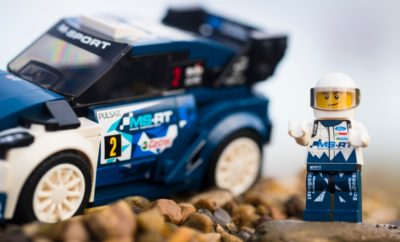 To M-Sport Ford Fiesta WRC, Παγκόσμιος Πρωταθλητής Ράλι, Φιγουράρει στην Αποκλειστική Συλλογή LEGO® Speed Champions • Η Ford, το LEGO® Group και οι ειδικοί της M-Sport λανσάρουν το νέο M-Sport Ford Fiesta WRC rally car kit στη συλλογή LEGO® Speed Champions, τιμώντας τα κατορθώματα του αυτοκινήτου στο 2017 WRC • Το νέο κιτ αποτελείται από 203 τουβλάκια και διαθέτει επιλογές από διαφορετικές ζάντες, δύο ανταλλακτικά καπό – εκ των οποίων το ένα με προβολείς για οδήγηση τη νύχτα – αγωνιστικά γραφικά και μινιατούρα του οδηγού • Η νέα συλλογή Speed Champions της LEGO® περιλαμβάνει τώρα και την Mustang Fastback του 1968. Τα δύο kit θα πωλούνται από την 1η Μαρτίου 2018 στην τιμή των 14,99 € Η Ford, το LEGO® Group και οι ειδικοί των ράλι της M-Sport παρουσίασαν ένα νέο μοντέλο της συλλογής LEGO® Speed Champions που ζωντανέψει τη συγκίνηση των αγώνων ράλι στα σπίτια των Ευρωπαίων οπαδών του – πρόκειται για το M-Sport Ford Fiesta WRC rally car που κατέκτησε το παγκόσμιο πρωτάθλημα Οι σχεδιαστές της LEGO® κατάφεραν να αναπαράγουν την εκπληκτική εμφάνιση του M-Sport Ford Fiesta WRC με τα φουσκωμένα φτερά και τις εντυπωσιακές εμπρός και πίσω αεροτομές. Το νέο kit car διαθέτει μία γκάμα από διαφορετικές ζάντες, δύο ανταλλακτικά καπό – το ένα μάλιστα με προβολείς για οδήγηση τη νύχτα – τα αυτοκόλλητα γραφικά του αυθεντικού και μινιατούρα του οδηγού με κράνος και αγωνιστική φόρμα που μπαίνει μέσα στο αυτοκίνητο μέσα από το αφαιρούμενο παρμπρίζ. Το μοντέλο Ford Fiesta M-Sport WRC της συλλογής LEGO® Speed Champions αποτελείται από 203 τουβλάκια, συναρμολογημένο δε έχει μήκος 13 εκατοστών και πλάτος / ύψος 6 εκατοστών. «Μετά από δύο τίτλους στο Παγκόσμιο Πρωτάθλημα Ράλι και πέντε νίκες το 2017, δεν θα μπορούσαμε να σκεφτούμε κάτι καλύτερο από το M-Sport Ford Fiesta WRC για τη συλλογή LEGO® Speed Champions», δήλωσε ο Mark Rushbrook, Γενικός Διευθυντής Αγωνιστικού Τμήματος της Ford. «Η σειρά LEGO Speed Champions είναι ένας διασκεδαστικός τρόπος να γιορτάσουμε την επιτυχία των αυτοκινήτων της Ford στους αγώνες. Ελπίζουμε το συγκεκριμένο μοντέλο να αποτελέσει πηγή έμπνευσης για μελλοντικούς σχεδιαστές, μηχανικούς και οδηγούς ράλι» Το M-Sport Ford Fiesta WRC κατέκτησε πέρσι τους Παγκόσμιους Τίτλους Οδηγών και Κατασκευαστών στο WRC - το Παγκόσμιο Πρωτάθλημα Ράλι της FIA – με πλήρωμα τους Sébastien Ogier και Julien Ingrassia. Οι Γάλλοι πρωταθλητές είναι και φέτος πλήρωμα της νέας ομάδας M-Sport Ford World Rally Team μαζί με το ανερχόμενο δίδυμο των Elfyn Evans και Daniel Barritt. Το M-Sport Ford Fiesta WRC με τον κινητήρα Ecoboost των 1,6 λίτρων της Ford είναι βασισμένο στο εντελώς νέο Ford Fiesta που παρουσιάστηκε πέρσι στην Ευρώπη. Το καθαρόαιμο αγωνιστικό των ράλι ξεκίνησε τη φετινή σεζόν του WRC με νίκη του Ogier στον πρώτο αγώνα της χρονιάς, το Ράλι Μόντε Κάρλο που διεξήχθη τον Ιανουάριο. Η Ford με τη LEGO® παρουσίασαν επίσης ένα ακόμη νέο kit της γκάμας LEGO® Speed Champions, τη Ford Mustang Fastback του 1968. Το μοντέλο που αποτελείται από 184 τουβλάκια είναι σε πράσινο χρώμα με χρυσές ζάντες και συνοδεύεται από timing board, αυτοκόλλητα αγωνιστικά γραφικά, αφαιρούμενο παρμπρίζ και μία μινιατούρα οδηγού με κλασική αγωνιστική φόρμα. Η περίφημη Ford GT40 όπως και το νέο αγωνιστικό Ford GT που κέρδισαν στις 24 Ώρες του Le Mans αντίστοιχα το 1966 και το 2016, αποτελούν επίσης μοντέλα της συλλογής LEGO® Speed Champions. Τα νέα μοντέλα της σειράς LEGO® Speed Champions, το αγωνιστικό των ράλι M-Sport Ford Fiesta WRC και η Mustang Fastback του 1968 θα είναι διαθέσιμα για παραγγελία στο LEGO.com/shop από την 1η Μαρτίου 2018, σε τιμή λιανικής 14,99 ευρώ το καθένα.