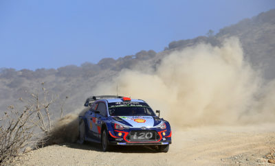 H Hyundai Motorsport στην κορυφή του Πρωταθλήματος Κατασκευαστών του WRC 2018 - Η Hyundai Motorsport πέτυχε το καλύτερο έως σήμερα αποτέλεσμά της στο Ράλι Μεξικού, με τον Dani Sordo να τερματίζει στη δεύτερη θέση. Αυτή είναι η τρίτη φορά στην σεζόν του 2018 που οδηγός της ομάδας ανεβαίνει στο βάθρο. - Η επιτυχία αυτή, σε συνδυασμό και με την τέταρτη θέση του Mikkelsen, συνέβαλε στην επίτευξη του στόχου που είχε τεθεί πριν τον αγώνα, για διεύρυνση της διαφοράς της ομάδας στη βαθμολογία των κατασκευαστών του Παγκοσμίου Πρωταθλήματος Ράλι, όπου προηγείται. - Ο Thierry Neuville ολοκλήρωσε στην έκτη θέση γενικής ένα δύσκολο αγώνα, όπου ξεκινούσε πρώτος κάθε μέρα. Και αυτός, όπως και ο Mikkelsen, πήραν επίσης βαθμούς στην Power Stage. Η Hyundai Motorsport πέτυχε το καλύτερο μέχρι σήμερα αποτέλεσμά της στις εξαντλητικές χωμάτινες διαδρομές του Ράλι Μεξικού, με τον Dani Sordo να κερδίζει τη δεύτερη θέση, ανεβαίνοντας για πρώτη φορά στο βάθρο στο Παγκόσμιο Πρωτάθλημα Ράλι της FIA (WRC) του 2018. Ο Ισπανός, μαζί με τον συνοδηγό του Carlos del Barrio, βρέθηκαν σε εξαιρετική φόρμα σε όλη τη διάρκεια του Σαββατοκύριακου, κερδίζοντας τρεις ειδικές και διεκδικώντας τη νίκη στο μεγαλύτερο μέρος του αγώνα. Στον αγώνα του Μεξικού και τα τρία Hyundai i20 Coupe WRC τερμάτισαν στην πρώτη εξάδα, με τον Andreas Mikkelsen να τερματίζει στην τέταρτη θέση και τον Thierry Neuville στην έκτη. Το συνδυασμένο αποτέλεσμα και των τριών πληρωμάτων επέτρεψε στη Hyundai Motorsport να διατηρήσει την πρωτοπορία της στην βαθμολογία του πρωταθλήματος κατασκευαστών, διευρύνοντας τη διαφορά της από τον δεύτερο στους 12 βαθμούς μετά τους τρεις πρώτους γύρους του πρωταθλήματος. Οι τελευταίες ειδικές διαδρομές της Κυριακής ήταν συναρπαστικές. Ξεκινώντας την τελευταία μέρα από την τρίτη θέση γενικής, ο Sordo επικεντρώθηκε στην εξασφάλιση μιας θέσης στο βάθρο, έχοντας ταυτόχρονα ως στόχο να πιέσει για τη δεύτερη θέση. Ο Mikkelsen μείωσε επίσης τη διαφορά από τον Meeke, αλλά συνάντησε δυσκολίες στην προτελευταία ειδική του αγώνα, όπου κόλλησε για λίγο σ' ένα χαντάκι, χάνοντας χρόνο. O Neuville κέρδισε εμπειρίες ξεκινώντας πρώτος σε κάθε ειδική και κατάφερε να εξασφαλίσει την έκτη θέση, ξεπερνώντας διάφορες δυσκολίες που είχε στην διάρκεια του Σαββατοκύριακου. Επιπλέον, σε μία ιδιαίτερα ανταγωνιστική Power Stage, όπου οι τέσσερις πρώτοι χρόνοι κατανεμήθηκαν μέσα σε μόλις 1,5 δευτερόλεπτο, ο Neuville ήρθε τρίτος και πήρε 3 επιπλέον βαθμούς, ενώ ο Mikkelsen πήρε 2 βαθμούς για την τέταρτη θέση. Η δεύτερη θέση στον πρώτο χωμάτινο αγώνα της σεζόν, είναι η καλύτερη θέση που έχει πάρει μέχρι τώρα η ομάδα στο Μεξικό, μετά τις τρίτες θέσεις του Neuville το 2014 και το 2017. Το Παγκόσμιο Πρωτάθλημα μεταφέρεται σε λίγες εβδομάδες και πάλι στην άσφαλτο, μετακομίζοντας στην Κορσική για τον τέταρτο γύρο του, στις 5-8 Απριλίου. 2018 Παγκόσμιο Πρωτάθλημα Ράλι FIA _ Κατάταξη Κατασκευαστών - Μετά τον 3ο γύρο 1 Hyundai Shell Mobis World Rally Team 84 2 M-Sport Ford World Rally Team 72 3 Citroën Total Abu Dhabi World Rally Team 71 4 Toyota Gazoo Racing World Rally Team 67 Συνολική τελική κατάταξη – Rally Mexico 1 S. Ogier / J. Ingrassia Ford Fiesta WRC 3:54:08.0 2 D. Sordo / C. del Barrio Hyundai i20 Coupe WRC +1:03.6 3 K. Meeke / P. Nagle Citroën C3 WRC +1:19.2 4 A. Mikkelsen / A. Jæger Hyundai i20 Coupe WRC +1:38.4 5 S. Loeb / D. Elena Citroën C3 WRC +2:24.6 6 T. Neuville / N. Gilsoul Hyundai i20 Coupe WRC +9:03.0 7 P. Tidemand / J. Andersson Škoda Fabia R5 +10:24.7 8 J. M Latvala / M. Anttila Toyota Yaris WRC +15:37.1 9 G. Greensmith / C. Parry Ford Fiesta R5 +17:09.3 10 P. Heller / P. Olmos Ford Fiesta R5 +24:18.1 Σχετικά με την Hyundai Motor Europe Το 2017, η Hyundai Motor έφθασε τις 523.258 ταξινομήσεις οχημάτων στην Ευρώπη - μια αύξηση της τάξεως του 3,5% σε σύγκριση με το 2016. Μέχρι τα μέσα του 2018, η Hyundai θα αντικαταστήσει το 90% της γκάμας των μοντέλων με σκοπό να δημιουργήσει τη νεότερη γκάμα αυτοκινήτων στην Ευρώπη. Το 85% των οχημάτων Hyundai που πωλούνται στην περιοχή έχουν σχεδιαστεί, κατασκευαστεί και δοκιμαστεί, στην Ευρώπη για να καλύπτουν τις ανάγκες των Ευρωπαίων πελατών και διατίθενται από τις παραγωγικές μονάδες της εταιρίας στην Ευρώπη. Αυτές περιλαμβάνουν δύο εργοστάσια στην Τσεχική Δημοκρατία και την Τουρκία, τα οποία έχουν συνολική ετήσια παραγωγική ικανότητα 600.000 μονάδων. Η Hyundai Motor πωλεί αυτοκίνητα σε 31 ευρωπαϊκές χώρες μέσω 2.500 σημείων πώλησης. Η Hyundai προσφέρει, στην Ευρώπη μόνο, το μοναδικό Πενταετές πακέτο Εγγύησης με Απεριόριστα Χιλιόμετρα σε όλα τα νέα αυτοκίνητα που πωλούνται στην Ευρώπη, παρέχοντας στους πελάτες της εγγύηση πέντε ετών χωρίς όριο χιλιομέτρων, πέντε χρόνια οδικής βοήθειας και πέντε χρόνια τεχνικών ελέγχων των οχημάτων. Hyundai Ελλάς Π. & Ρ. Δάβαρη ΑΒΕΕ - Γραφείο Τύπου Πληροφορίες : κα Μαρία Φίλου Τηλέφωνο : 210-5507.360 E-mail address : filoum@hyundai.gr