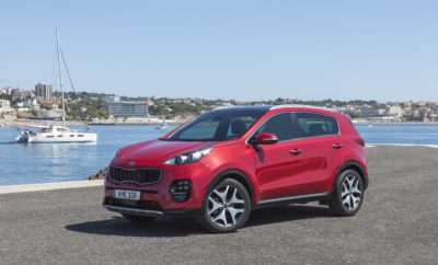 Οι παγκόσμιες πωλήσεις του Kia Sportage έφτασαν τα πέντε εκατομμύρια - Το ορόσημο επιτεύχθηκε με την 25η επέτειο του Sportage - Το Sportage παρουσιάστηκε για πρώτη φορά το 1991 ως ‘urban SUV’ - Είναι το δημοφιλέστερο μοντέλο της Kia για δύο συνεχή έτη (2016 και 2017) - Η τωρινή γενιά Sportage έφτασε το ένα εκατομμύριο πωλήσεις, 29 μήνες μετά το λανσάρισμά της Η Kia Motors γιορτάζει τις συνολικά πέντε εκατομμύρια πωλήσεις που έχει σημειώσει παγκοσμίως το Kia Sportage. Το δημοφιλέστερο SUV της μάρκας παρουσιάστηκε το 1993 και μετρά πλέον τέσσερις γενιές με το ορόσημο των πέντε εκατομμύριων πωλήσεων να συμπίπτει με την 25η επέτειο του μοντέλου. Η πιο πρόσφατη γενιά κυκλοφόρησε το 2016 και είναι η δημοφιλέστερη από κάθε άλλη με μέσο αριθμό μηνιαίων πωλήσεων τις 38.000 μονάδες για το 2017. “Είμαστε πολύ περήφανοι για την επίτευξη αυτού του ορόσημου παραγωγής που σημείωσε παγκοσμίως το best-seller της μάρκας μας. Η συνεχομένη αύξηση της ζήτησης για το Sportage επιβεβαιώνει την αξία και τις δυνατότητες του μοντέλου μας που απολαμβάνουν οι αγοραστές του σε όλο τον κόσμο”, δήλωσε ο Ho Sung Song, Εκτελεστικός Αντιπρόεδρος του τμήματος Global Operations. “Από το 1993 το Sportage έχει καθιερωθεί ως ένα από τα σημαντικότερα SUV της κατηγορίας του και η επιτυχία του δημιούργησε μία ολόκληρη γκάμα από νέα SUVs και crossovers από την Kia – περισσότερα νέα μοντέλα θα ακολουθήσουν στο μέλλον.” Το 2016 και 2017 το Sportage ξεπέρασε το Rio και αναδείχθηκε ως το μοντέλο της μάρκας με τις περισσότερες πωλήσεις. Η ισχυρή ζήτηση συνεχίζεται και το 2018 με τον Ιανουάριο και τον Φεβρουάριο να έχουν σημειωθεί 36.632 και 32.930 πωλήσεις, αντίστοιχα. Η 1η γενιά Sportage παρουσιάστηκε το 1991 στο Tokyo Motor Show και στην πορεία της έχει να επιδείξει περισσότερες από 500.000 πωλήσεις σε όλο τον κόσμο. Οι πωλήσεις της 2ης γενιάς Sportage έφτασαν τις συνολικά 1.223.776 μονάδες στην διάρκεια της επταετούς παραγωγής και η 3η γενιά ξεπέρασε το ένα εκατομμύριο πωλήσεις μέσα σε μόλις τέσσερα χρόνια βοηθώντας το Sportage να φτάσει τα δύο εκατομμύρια συνολικές πωλήσεις και στα έξι χρόνια παραγωγής του. Η σημερινή 4η γενιά Sportage χαρακτηρίζεται από την δυναμική σχεδίασή της προσφέροντας μεγαλύτερη άνεση, νέες τεχνολογίες και καλύτερα δυναμικά χαρακτηριστικά από κάθε άλλη φορά. Οι εκδόσεις κινητήρων και τα συστήματα μετάδοσης προσφέρουν υψηλή απόδοση και επιδόσεις για να καλύπτουν όλες τις απαιτήσεις του αγοραστικού κοινού. Τη μεγάλη επιτυχία που σημειώνει η τωρινή γενιά Sportage έρχεται να επισφραγίσει το ένα εκατομμύριο πωλήσεων μέσα σε 29 μήνες από την έναρξη της διάθεσής της. Το Kia Sportage έχει διακριθεί πολλές φορές για την ελκυστική σχεδίαση με τις δύο τελευταίες γενιές του να έχουν βραβευθεί με ‘iF Design’ και ‘red dot’. Επίσης το Sportage διακρίθηκε το 2017 αποσπώντας την υψηλότερη βαθμολογία ασφάλειας από τον οργανισμό IIHS (Insurance Institute for Highway Safety) στις ΗΠΑ.