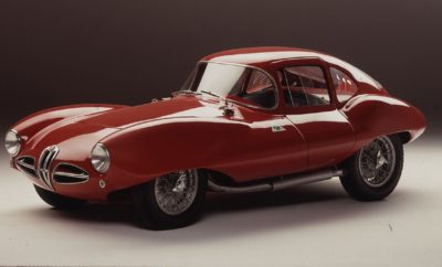 Η Alfa Romeo Disco Volante στο Κιότο. Η FCA Heritage και η Alfa Romeo υποστηρίζουν το ιαπωνικό Concours d' Elégance, το οποίο θα διεξαχθεί από τις 29 Μαρτίου έως τις 3 Απριλίου, στο Κάστρο Nijō, με δύο αριστουργήματα του παρελθόντος και του παρόντος. Τη 1900 C52 Coupé, ευρέως γνωστή ως "Disco Volante “ και τη μοντέρνα Giulia Quadrifoglio. Το Κάστρο Nijō βρίσκεται στο Κιότο της Ιαπωνίας. Χτίστηκε τον 17ο αιώνα και είναι ένα από τα 17 ιστορικά μνημεία του αρχαίου Κιότο, τα οποία έχουν χαρακτηριστεί Μνημεία Παγκόσμιας Κληρονομιάς από την UNESCO. Εκεί θα φιλοξενηθεί το Concours d'Elégance και θα συγκεντρώσει μερικά από τα πιο γοητευτικά και εμβληματικά κλασικά αυτοκίνητα, από τις 29 Μαρτίου έως τις 3 Απριλίου. Φυσικά, η FCA Heritage, το τμήμα που δημιουργήθηκε για να προστατεύει και να προωθεί την ιστορία των ιταλικών μαρκών του Ομίλου FCA, δεν θα μπορούσε να χάσει το ραντεβού. Η FCA Heritage μαζί με την Alfa Romeo υποστηρίζουν ενεργά την εκδήλωση, που δημιουργήθηκε με πρωτοβουλία του καλλιτέχνη Hidemoto Kimura και στοχεύει στο να επαναλάβει τη μεγάλη επιτυχία της πρώτης εκδήλωσης, το 2016. Έτσι, η FCA Heritage θα είναι παρούσα με ένα αριστούργημα του παρελθόντος, το οποίο φυλάσσεται στο Μουσείο Alfa Romeo. Ονομάστηκε "Time Machine", κάνοντας χρήση με την ιταλική λέξη που σημαίνει τόσο μηχάνημα όσο και αυτοκίνητο - στο Arese (MI). Πρόκειται για τη 1900 C52 Coupé, γνωστή και ως "Disco Volante", η οποία θα παρουσιαστεί με έναν ξεχωριστό, τιμητικό τρόπο, στην έκθεση που είναι αφιερωμένη στην Carrozzeria Touring. Η Giulia Quadrifoglio, το αυτοκίνητο με τις συναρπαστικές επιδόσεις και τον ξεχωριστό χαρακτήρα, που εκφράζει το νέο πνεύμα της Alfa Romeo, θα είναι ακριβώς δίπλα, για να επιβεβαιώσει την αδιαίρετη σχέση τους. Τη μεγαλειώδη ιστορία και το λαμπρό μέλλον. Alfa Romeo 1900 C52 Coupé "Disco Volante" Η "Disco Volante", η οποία κατασκευάστηκε μεταξύ 1952 και 1953, σχεδιάστηκε από τον Gioacchino Colombo και βασίστηκε στη 1900 Sprint, από την οποία δανείστηκε αρκετά εξαρτήματα. Σε αντίθεση με το κανονικό αυτοκίνητο παραγωγής - που κατασκευάστηκε με ενιαίο μονοκόκ σασί - η "Disco Volante" βασίστηκε σε ένα σωληνοειδές σασί. Ο κινητήρας διπλού άξονα 1997 κυβ. εκατοστών, επανασχεδιάστηκε εξ ολοκλήρου με στροφαλοθάλαμο και κεφαλή από ελαφρύ κράμα αλουμινίου, δύο εκκεντροφόρους και μονή τροφοδοσία καυσίμου. Φτάνοντας σε ισχύ τους 158 ίππους, αυτό το εκπληκτικό αυτοκίνητο είχε μέγιστη ταχύτητα πάνω από 220 km/h. Το αμάξωμα της "Disco Volante" αξίζει ιδιαίτερης μνείας. Κατασκευασμένη από την Touring, συνδυάζει την αεροδυναμική εξέλιξη με την αμερικανική τάση της εποχής, που ήθελε το σχεδιασμό των αυτοκινήτων να εμπνέεται από τον κόσμο των αεροπλάνων. Το αυτοκίνητο έχει αυθεντικά φουσκωτά “φτερά” πάνω από τους τροχούς, τα οποία συνδέονται άψογα με μια ομαλή χαμηλότερη ευθεία, κάνοντας το να μοιάζει με ένα είδος διαστημοπλοίου, εξ ου και το όνομά του. Μόνο πέντε κατασκευάστηκαν συνολικά, δηλαδή μια Spider, μια Coupé, μια “ελαφρότερη” έκδοση "fianchi stretti" (στενή πλευρά) με φτερά πιο κοντά στους τροχούς και δύο Spider με μηχανικά μέρη από την 6C 3000. Giulia Quadrifoglio Δημιούργημα του Alfa Romeo Style Center, η συναρπαστική Giulia είναι η καλύτερη έκφραση της ιταλικής παράδοσης. Συνδυάζει τις αρμονικές αναλογίες, το ξεχωριστό στυλ και τα υλικά υψηλής ποιότητας, καθώς επίσης το εξελιγμένης μορφής αλουμίνιο με το ξύλο και το δέρμα. Όλα διακοσμημένα με εμβληματικά στοιχεία που προέρχονται από την ιστορία των εκατό και πλέον χρόνων της μάρκας. Το πιο σημαντικό από αυτά είναι το τριφύλλι, αναμφισβήτητα το πιο διάσημο σχεδιαστικό έμβλημα της Alfa Romeo. Η έκδοση Quadrifoglio έρχεται με έναν ισχυρό βενζινοκινητήρα 2.9 λίτρων V6, ικανό να προσφέρει 510 ίππους, σε συνδυασμό με ένα αυτόματο κιβώτιο οκτώ σχέσεων και εξασφαλίζει στο αυτοκίνητο επιδόσεις που κόβουν την ανάσα. Τελική ταχύτητα 307 km/h, επιτάχυνση από 0-100 km/h σε μόλις 3,9 δευτερόλεπτα και μέγιστη ροπή 600 Nm. Παρά τις εξαιρετικές αυτές επιδόσεις, η Giulia Quadrifoglio είναι φιλική προς το περιβάλλον. Είναι στην πρώτη θέση στην κατηγορία των εκπομπών CO2, με 189 g/km. Για να επιτευχθεί ο εξαιρετικός λόγος βάρους/δύναμης (αξιοσημείωτα μικρότερος από 3), η νέα Giulia συνδυάζει την εξαιρετική απόδοση του κινητήρα και την άφθονη χρήση των υπερελαφρών υλικών. Για παράδειγμα, επιλέχθηκαν τα ανθρακονήματα για τον άξονα της μετάδοσης, το καπό και την οροφή και το αλουμίνιο για τον κινητήρα, τα φρένα, την ανάρτηση (συμπεριλαμβανομένων των εμπρόσθιων θόλων και των εμπρόσθιων και οπίσθιων πλαισίων), καθώς και πολλά άλλα εξαρτήματα του αμαξώματος όπως οι πόρτες και τα φτερά. Επιπλέον, η πίσω εγκάρσια δοκός είναι κατασκευασμένη από συνθετικό αλουμίνιο και πλαστικό. Για να μειωθεί το συνολικό βάρος, το σύστημα πέδησης τροποποιήθηκε χρησιμοποιώντας αλουμινένια στοιχεία και κεραμικούς δίσκους φρένων ενώ τα καθίσματα έχουν δομικό πλαίσιο από ανθρακονήματα. Παρά τη βελτιστοποίηση του βάρους, το αυτοκίνητο διαθέτει την καλύτερη στρεπτική ακαμψία στην κατηγορία του και εγγυάται εξαιρετική ποιότητα με την πάροδο του χρόνου, ακουστική άνεση και άψογο χειρισμό, ακόμα και στις πιο δύσκολες συνθήκες.