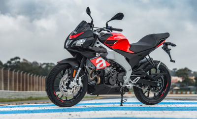 Η Aprilia παρουσιάζει την ενέργεια Aprilia Days, μια ειδική περίοδο αποκλειστικών πλεονεκτημάτων που θα διαρκέσει όλο τον Μάρτιο. Οι προσφορές «Aprilia Days» ισχύουν από 1 έως τις 31 Μαρτίου σε επιλεγμένα σημεία πώλησης Aprilia. Πρόκειται για μία απίστευτη ευκαιρία για τους λάτρεις των ιταλικών μοτοσυκλετών προηγμένης τεχνολογίας και υψηλών επιδόσεων. Κατά την περίοδο της προωθητικής ενέργειας Aprilia Days θα έχουν την ευκαιρία να γνωρίσουν από κοντά και να οδηγήσουν τα μοντέλα της γκάμας Aprilia αλλά και να επωφεληθούν από τα μοναδικά πλεονεκτήματα. Τα αποκλειστικά οφέλη αφορούν όλη την γκάμα Aprilia: από το RSV4 και το Tuono V4 1100, σημεία αναφοράς στις κατηγορίες τους, μέχρι τα 125άρια RS και Tuono για τους νεότερους αναβάτες, χωρίς βέβαια να εξαιρούνται τα δικύλινδρα Shiver και Dorsoduro 900, εγγύηση διασκέδασης και υψηλών επιδόσεων. Κατά τη διάρκεια των Aprilia Days, τα μοντέλα που κινούνται από τον απαράμιλλο V4 65°, τα RSV4 and Tuono V4 1100 προσφέρονται με δώρο την εξάτμιση Slip-On Akrapovic*, εγκεκριμένη για χρήση σε δρόμο για αγωνιστικές επιδόσεις και απίστευτο ήχο! Τα ευέλικτα δικύλινδρα 900άρια, το πολυχρηστικό Shiver 900 και το κατ’ εξοχήν fun bike Dorsoduro 900, προσφέρουν συνδεσιμότητα με απίστευτες δυνατότητες, αφού η τιμή αγοράς περιλαμβάνει την Πλατφόρμα Πολυμέσων Aprilia! Σημαντικά πλεονεκτήματα και για τα μοντέλα μικρότερου κυβισμού, τα πρώτα όπλα των νεότερων αναβατών που ακολουθούν τις νέες τεχνολογίες: το επιθετικό RS 125 και το μικρό street fighter Tuono 125 προσφέρονται με δώρο το κιβώτιο QuickShift, το καινοτομικό σύστημα ηλεκτρονικής αλλαγής ταχυτήτων, δοκιμασμένο από την Aprilia στις αγωνιστικές πίστες, και την Πλατφόρμα Πολυμέσων Aprilia που επιτρέπει τη διασύνδεση της μοτοσυκλέτας με το smartphone! Τα πλεονεκτήματα όμως δεν τελειώνουν εδώ. Η Aprilia προσφέρει δωρεάν για όλα τα μοντέλα πάνω από 50cc 4 χρόνια εγγύηση και 4 χρόνια οδική βοήθεια, επιδιώκοντας την εξασφάλιση της μέγιστης εξυπηρέτησης! Επισκεφτείτε την ιστοσελίδα Aprilia Days για να ενημερωθείτε για όλες τις λεπτομέρειες και τα σημεία πώλησης Aprilia που συμμετέχουν στην ενέργεια.