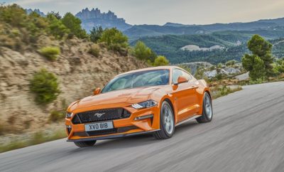 ● Η νέα Ford Mustang έρχεται κομψότερη, με βελτιωμένους κινητήρες, πιο σπορ οδική συμπεριφορά και προηγμένες τεχνολογίες υποστήριξης για τους λάτρεις του θρυλικού αυτοκινήτου σε όλη την Ευρώπη ● Το πιο αθλητικό στυλ αναδεικνύεται από ζωηρά, διάφανα φώτα LED, τολμηρές νέες εξωτερικές αποχρώσεις και ζάντες αλουμινίου. Η πολυτέλεια εσωτερικού υποστηρίζεται από ποιοτικά, μαλακά υλικά και αλουμινένια φινιρίσματα ● Αναβαθμισμένος 5.0L V8 κινητήρας αποδίδει 450 ίππους, 10-τάχυτο αυτόματο κιβώτιο βελτιώνει την επιτάχυνση και απόδοση, εξατάχυτο, μηχανικό κιβώτιο για πρώτη φορά συγχρονίζεται με τις στροφές του κινητήρα για ομαλότερα, ταχύτερα κατεβάσματα ● Ανάρτηση MagneRide® και επιλέξιμα προφίλ οδήγησης Drive Modes, όπως το προσαρμοζόμενο My Mode αυξάνουν την οδηγική απόλαυση. Νέο Σύστημα Active Valve Performance Exhaust με πρωτοποριακό Good Neighbour Mode ● Προηγμένες τεχνολογίες υποστήριξης οδηγού, όπως Pedestrian Detection, Lane Keeping Aid και ψηφιακός πίνακας οργάνων 12-ιντσών με δυνατότητα εξατομίκευσης Κομψότερη, ταχύτερη και πιο προηγμένη τεχνολογικά, η νέα Ford Mustang διαθέτει πιο αθλητικό στυλ, αναβαθμισμένο κινητήρα, προηγμένη ανάρτηση, εξελιγμένα συστήματα υποστήριξης οδηγού και περισσότερες επιλογές εξατομίκευσης για τους Ευρωπαίους πελάτες του εμβληματικού σπορ αυτοκινήτου. Διατίθεται σε fastback και cabrio εκδόσεις. Το άμεσα αναγνωρίσιμο, δυναμικό προφίλ της Mustang υιοθετεί μία πιο αεροδυναμική εμφάνιση, η οποία αναδεικνύεται με τεχνολογία φωτισμού LED, 11 τολμηρές εξωτερικές αποχρώσεις και νέες επιλογές ζαντών αλουμινίου. Ο 5.0L V8 κινητήρας της Ford Mustang αποδίδει 450 ίππους και έχει επιτάχυνση 0-100 km/h σε 4,3 δεύτερα, όταν συνδυάζεται με το νέο 10τάχυτο αυτόματο κιβώτιο της Ford. Το εξατάχυτο μηχανικό κιβώτιο της Mustang χρησιμοποιεί τώρα τεχνολογία που συγχρονίζεται με τον κινητήρα για ομαλές αλλαγές σχέσεων, και ταχύτερα κατεβάσματα, με στιγμιαία αύξηση των στροφών (ξερογκαζιά). Προσαρμοσμένος στις απαιτήσεις των Ευρωπαίων οδηγών, ο απολαυστικός οδηγικός χαρακτήρας της Mustang έχει βελτιστοποιηθεί με μία προηγμένη, νέα ρυθμιζόμενη ανάρτηση MagneRide® και επιλέξιμα προφίλ οδήγησης Drive Modes, μεταξύ των οποίων ένα νέο, προσαρμοζόμενο My Mode. Η νέα τεχνολογία Active Valve Performance Exhaust προσφέρει ένα πρωτοποριακό Good Neighbour Mode για οδήγηση νωρίς το πρωί ή αργά τη νύχτα. Οι τεχνολογίες υποστήριξης οδηγού της Mustang όπως Pre-Collision Assist with Pedestrian Detection και Lane Keeping Aid αναβαθμίζουν την οδηγική εμπειρία με περισσότερη ξεγνοιασιά. Το σύγχρονο, πολυτελές εσωτερικό υιοθετεί μαλακά υλικά και πλήρως ψηφιακό πίνακα οργάνων 12 ιντσών προάγοντας την οδηγική απόλαυση. «Το πάθος των Ευρωπαίων για τη Mustang ξεπέρασε κάθε προσδοκία – σχεδόν 33.000 Mustang ήδη φέρνουν στους Ευρωπαϊκούς δρόμους ένα από τα μεγαλύτερα εμβληματικά σχέδια στην ιστορία της αυτοκίνησης» δήλωσε ο Steven Armstrong, group vice president & president, Ευρώπης, Μ. Ανατολής & Αφρικής, της Ford Motor Company. «Λίγα αυτοκίνητα από αυτά που κυκλοφορούν στο δρόμο μπορούν να προσφέρουν ένα τέτοιο συνδυασμό κληρονομιάς, στυλ και επιδόσεων σε ένα τόσο ευρύ κοινό. Η νέα Ford Mustang προσφέρει το πιο συναρπαστικό πακέτο όλων των εποχών.» Αναμφισβήτητα Mustang Το εξωτερικό της νέας Ford Mustang αποτυπώνει μία κομψότερη, πιο αθλητική εμφάνιση, διατηρώντας τον άμεσα αναγνωρίσιμο χαρακτήρα που έχει διαμορφωθεί μέσα από 50 και πλέον χρόνια παραγωγής. Το προφίλ του καπό είναι τώρα χαμηλότερο, με ενσωματωμένους αεραγωγούς, σε συνδυασμό με μία ανανεωμένη αισθητικά κάτω γρίλια, που χαρίζει στη Mustang μία πιο δυναμική και επιθετική φυσιογνωμία, βελτιώνοντας παράλληλα την αεροδυναμική. Οι μηχανικοί της Ford έδωσαν ιδιαίτερη προσοχή στη μείωση της άνωσης του εμπρός τμήματος, προσθέτοντας ένα μεγαλύτερο εμπρός splitter που αυξάνει την αεροδυναμική πίεση για να κρατά το εμπρός άκρο κολλημένο στο οδόστρωμα για μεγαλύτερη ευστάθεια. Σπόιλερ στο πίσω τμήμα των εμπρός θόλων των τροχών βελτιώνουν τη ροή αέρα κάτω από τη Mustang, μειώνοντας την αντίσταση μέχρι 3%. Η εντυπωσιακή σχεδίαση του πίσω μέρους της Mustang επιτείνεται με έναν ανασχεδιασμένο προφυλακτήρα και διαχύτη, ενώ οι στάνταρ τέσσερεις απολήξεις εξαγωγής για το 5λιτρο μοντέλο επιβεβαιώνουν τις δυνατότητες του αυτοκινήτου. Επιπλέον, η Mustang προσφέρεται τώρα με μία νέα, προαιρετική αεροτομή, για ακόμα πιο σπορ προφίλ. Σπορ, διάφανοι και ενεργειακά αποδοτικοί, οι προβολείς της Mustang, τα φώτα ημέρας, τα φλας και τα θρυλικά τρισδιάστατα πίσω φώτα υιοθετούν τεχνολογία LED στάνταρ για την Ευρώπη, με προαιρετικούς προβολείς ομίχλης LED. Τα κάτοπτρα των προβολέων έχουν ανασχεδιαστεί, σε αρμονία με το τραπεζοειδές σχήμα της πάνω μάσκας. Έχοντας στη διάθεσή τους περισσότερες επιλογές εξατομίκευσης, οι πελάτες Mustang στην Ευρώπη δηλώνουν ακόμα πιο δυναμικά το προσωπικό τους στυλ. Διατίθενται τρία τολμηρά, δυναμικά νέα μεταλλικά χρώματα – Kona Blue, Orange Fury και Royal Crimson, ενώ οι πελάτες που θέλουν να ξεχωρίσουν ακόμα περισσότερο μπορούν να προσθέσουν αγωνιστικές λωρίδες σε λευκό ή μαύρο. Νέες, σφυρήλατες αλουμινένιες ζάντες 19 ιντσών προσφέρονται με πολλαπλά φινιρίσματα, το καθένα με το δικό του, μοναδικό χαρακτήρα - Nickel, Ebony Black και Polished Aluminium. Το εσωτερικό της νέας Mustang αναδύει μία πιο premium αίσθηση. Υλικά, απαλά στην αφή χρησιμοποιούνται τώρα στις επενδύσεις θυρών, ενώ οι λαβές θυρών έχουν φινίρισμα από αλουμίνιο. Η κεντρική κονσόλα έχει επένδυση μαλακού υλικού δουλεμένου στο χέρι, με διακοσμητική ραφή σε αντίθετη απόχρωση για πιο δυναμική και ποιοτική αίσθηση. Το πλαίσιο του πίνακα οργάνων διατίθεται σε τέσσερα νέα αλουμινένια φινιρίσματα. Ένα νέο μπουτόν εκκίνησης κινητήρα αναβοσβήνει κόκκινο από τη στιγμή που ξεκλειδώνει η πόρτα μέχρις ότου μπει σε λειτουργία ο κινητήρας, προσφέροντας στη Mustang το δικό της παλμό. Με ρυθμό 30 χτύπους / λεπτό, το μπουτόν εκκίνησης παραπέμπει στην καρδιά ενός pony. Ένα πακέτο εσωτερικής διαμόρφωσης Carbon Sport διατίθεται για όλη τη γκάμα Mustang, και περιλαμβάνει ένθετα στα καθίσματα και τις πόρτες από Alcantara, πλαίσιο πίνακα οργάνων & λαβή επιλογέα από ανθρακονήματα. Δερμάτινα, θερμαινόμενα και κλιματιζόμενα καθίσματα, και ένα θερμαινόμενο τιμόνι προσφέρονται επίσης σε όλη τη γκάμα για πρώτη φορά, ανεβάζοντας τον πήχη στον τομέα της άνεσης. Όσοι προτιμήσουν αγωνιστικό κάθισμα Recaro, μπορούν να επιλέξουν από τρία χρώματα, Show Stopper Red, Midnight Blue και Ebony. Απόλυτες επιδόσεις Οι συναρπαστικές επιδόσεις και η οδηγική απόλαυση είναι γραμμένα στο DNA της Mustang από το 1964 που λανσαρίστηκε το πρώτο μοντέλο. Με αναβαθμίσεις σε κινητήρα, πλαίσιο και βελτιωμένες τεχνολογίες, η νέα Mustang υπόσχεται την πιο απολαυστική εμπειρία στον μέχρι τώρα κύκλο ζωής της. Ο κινητήρας V8 5.0L της Ford έχει εξελιχθεί ώστε να προσφέρει περισσότερη ισχύ και υψηλότερο όριο περιστροφής από ποτέ. Η μέγιστη ισχύς των 450 ίππων και η ροπή των 529 Nm υποστηρίζεται από τη χρήση του νέου διπλού κυκλώματος τροφοδοσίας που συνδυάζει άμεσο ψεκασμό υψηλής πίεσης και έμμεσο χαμηλής πίεσης στους αυλούς εισαγωγής. Το σύστημα αυτό αυξάνει επίσης τη ροπή στις χαμηλές στροφές, και σε συνδυασμό με το 10τάχυτο αυτόματο κιβώτιο της Ford πετυχαίνει κατανάλωση 12,1 l/100 km (με εκπομπές CO2 270 g/km.* Ο πιο αποδοτικός βενζινοκινητήρας 2.3L EcoBoost αποδίδει 290 ίππους και ροπή 440 Nm με κατανάλωση 9.,0 l/100km και εκπομπές CO2 199 g/km, όταν συνδυάζεται με εξατάχυτο μηχανικό κιβώτιο. Ο κινητήρας προσφέρει μεγαλύτερη απόκριση και απόλαυση χάρη στη λειτουργία στιγμιαίας αύξησης υπερπλήρωσης (overboost) από τον υπερσυμπιεστή – που ενεργοποιείται στην έντονη επιτάχυνση για να προσφέρει έξτρα ώθηση μετά από κάθε ανέβασμα σχέσης. Και οι δύο κινητήρες συνδυάζονται είτε με το 10-τάχυτο αυτόματο ή με το εξατάχυτο μηχανικό κιβώτιο. Δοκιμασμένο σε 6 εκατομμύρια και πλέον χιλιόμετρα, το προηγμένο, νέο 10τάχυτο αυτόματο κιβώτιο της Mustang προσφέρει μεγαλύτερη οικονομία μέσω μιας αρχιτεκτονικής χαμηλής τριβής και το συνδυασμό με λειτουργία Auto Start-Stop, αλλά και βελτιωμένη επιτάχυνση συγκριτικά με ενός εξατάχυτου αυτόματου, χάρη στη βελτιστοποιημένη και ευρεία κλιμάκωση σχέσεων. Το ηλεκτρονικό σύστημα ελέγχου του 10-τάχυτου αυτόματου κιβωτίου επιτρέπει ρυθμίσεις που βελτιστοποιούν τις επιδόσεις για τα Drive Modes, ενώ ο προσαρμοζόμενος προγραμματισμός αλλαγών σχέσεων σε πραγματικό χρόνο επιτρέπει την προσαρμογή του κιβωτίου στη μεταβολή συνθηκών και επιλογή της κατάλληλης σχέσης – από μία χαλαρή βόλτα στην παραλιακή, μέχρι μία διαδρομή σε πίστα dragster. Χειριστήρια αλλαγών σχέσεων στο τιμόνι προσφέρουν στον οδηγό τον απόλυτο έλεγχο. «Κατά κανόνα, όταν αλλάζεις σχέσεις, χάνεις χρόνο» σχολιάζει ο Matthias Tonn, chief programme engineer της Mustang, της Ford Ευρώπης. «Το νέο 10τάχυτο κιβώτιο της Mustang επιτρέπει στον κινητήρα να αποδίδει μέγιστη ισχύ και ροπή στο ανέβασμα σχέσεων, για ταχύτερη επιτάχυνση και χωρίς υστέρηση στις επιδόσεις.» Το εξατάχυτο μηχανικό κιβώτιο της Ford έχει βελτιωθεί για διαχείριση της ισχύος του 5.0L V8 κινητήρα με διπλό συμπλέκτη και βολάν διπλής μάζας, για μεγαλύτερη αντοχή, και ταχύτερες αλλαγές σχέσεων. Επίσης, υιοθετεί τη νέα τεχνολογία της Ford που συγχρονίζεται με τις στροφές του κινητήρα. Αυτή χρησιμοποιεί το ηλεκτρονικό σύστημα ελέγχου του κινητήρα για ‘ξερογκαζιά’ στα κατεβάσματα – ώστε να συγχρονίζονται οι στροφές του κινητήρα με αυτές της σχέσης που επιλέγεται, για ομαλές, συνεχόμενες αλλαγές. Το Launch Control προσφέρει μέγιστη ελκτική πρόσφυση και σταθερές εκκινήσεις. Το Electronic Line Lock που ενεργοποιεί μόνο τα εμπρός φρένα, επιτρέποντας την ελαφρά ολίσθηση των πίσω τροχών για προθέρμανση των ελαστικών ενώ το όχημα είναι σταματημένο, προσφέρεται πλέον στάνταρ με τον κινητήρα 2.3L EcoBoost, πέρα από τον 5.0L V8 – βελτιστοποιώντας τις εκκινήσεις από στάση. Οι μηχανικοί της Ford βελτιστοποίησαν τη δυναμική συμπεριφορά της Mustang με αποτέλεσμα την πιο συναρπαστική οδηγική εμπειρία στην ιστορία του μοντέλου. Το νέο σετάρισμα των αμορτισέρ βελτιώνει την ευστάθεια στις στροφές, και η πίσω ανάρτηση ενισχύεται από έναν εγκάρσιο σύνδεσμο που αυξάνει την αντιστάθμιση πλευρικών φορτίων, τα οποία θα μπορούσαν να επηρεάσουν αρνητικά τη οδική συμπεριφορά στις στροφές. Μεγαλύτερης διατομής αντιστρεπτικές δοκοί ελέγχουν καλύτερα τις κλίσεις του αμαξώματος για μεγαλύτερη ακρίβεια. Ένα νέο προαιρετικό MagneRide® Damping System μπορεί να αντιδρά με ταχύτητα αστραπής στις μεταβαλλόμενες οδικές συνθήκες. Ένα μοναδικό υγρό μέσα στον αποσβεστήρα μπορεί να ενεργοποιείται ηλεκτρονικά για να προσφέρει υψηλότερη ή χαμηλότερη αντίσταση απόσβεσης, ανάλογα με το οδηγικό σενάριο. Αισθητήρες παρακολουθούν τις συνθήκες χίλιες φορές το δευτερόλεπτο, ώστε να διασφαλίζεται η βέλτιστη συμπεριφορά. Με δύο νέα Drive Modes, οι οδηγοί μπορούν να εναρμονίζουν τον ηλεκτρονικό έλεγχο ευστάθειας, την απόκριση του γκαζιού, τον προγραμματισμό των αυτόματων αλλαγών, το σύστημα διεύθυνσης και τις ρυθμίσεις του Active Valve Performance Exhaust σε οποιοδήποτε οδηγικό σενάριο. Επιπλέον των Normal, Sport, Track και Snow/Wet Modes: • Το Drag Strip Mode βελτιστοποιεί τις επιδόσεις στην επιτάχυνση από 0-400 μέτρα για χρήση σε ειδικές πίστες dragster • Το My Mode επιτρέπει στους οδηγούς να επιλέγουν τις ρυθμίσεις που επιθυμούν για επιδόσεις, δυναμική συμπεριφορά και ήχο εξάτμισης Με τη νέα τεχνολογία Active Valve Performance Exhaust, οι οδηγοί μπορούν για πρώτη φορά να προσαρμόζουν την ένταση του ήχου της εξάτμισης, ανάλογα με τη διάθεση και το οδηγικό σενάριο. Το πρωτοποριακό Good Neighbour Mode μπορεί να ρυθμίζεται ώστε να μειώνει αυτόματα την ένταση του ήχου της εξάτμισης σε προγραμματισμένες ώρες ης ημέρες ώστε να μην ενοχλούνται οι γείτονες, τουλάχιστον όταν ενεργοποιείται ο θρυλικός 5.0L V8 νωρίς το πρωί. Έξυπνη τεχνολογία για ασφάλεια και άνεση Η νέα Ford Mustang θα προσφέρεται στους Ευρωπαίους πελάτες με μία ολοκληρωμένη γκάμα τεχνολογιών υποστήριξης οδηγού, όπως Pre-Collision Assist με Pedestrian Detection – ένα σύστημα που έχει σχεδιαστεί για μείωση της σφοδρότητας και, σε μερικές περιπτώσεις, ακόμα και περιορισμό των επιπτώσεων των εμπρόσθιων συγκρούσεων σε οχήματα και πεζούς. Η Mustang για πρώτη φορά διατίθεται με τεχνολογίες Adaptive Cruise Control και Distance Alert που βοηθούν στη διατήρηση της κατάλληλης απόστασης ασφαλείας από το προπορευόμενο όχημα, Lane Departure Warning που προειδοποιεί τους οδηγούς όταν τυχαία παρεκκλίνουν από τη λωρίδα τους και Lane Keeping Aid που μπορεί να εφαρμόσει ροπή στο τιμόνι για να επαναφέρει το όχημα στη λωρίδα του. Οι προηγμένες τεχνολογίες θα συμβάλλουν σε μία βελτιωμένη κατάταξη στα Euro NCAP crash test. Ένας πλήρως ψηφιακός πίνακας οργάνων LCD 12-ιντσών με δυνατότητα εξατομίκευσης, θα προβάλλει πληροφορίες με γνώμονα με το επιλεγμένο προφίλ οδήγησης (Drive Mode) – όπως στο Ford GT – απογειώνοντας την οδηγική εμπειρία. Η διαμόρφωση του πίνακα αλλάζει αυτόματα, ανάλογα με το Drive Mode, και μπορεί να προγραμματιστεί για να προβάλλει μία σειρά ενδείξεις σε ένα από τα επτά διαθέσιμα χρώματα. Οι οδηγοί Mustang με οθόνη 12 ιντσών θα βλέπουν κινούμενες εικόνες τύπου video-game – πρωτιά στη βιομηχανία, όταν ενεργοποιείται το στοιχείο Electric Line Lock. Η νέα Mustang διαθέτει σύστημα επικοινωνίας & ψυχαγωγίας Ford SYNC 3, με το οποίο οι οδηγοί μπορούν να ελέγχουν λειτουργίες συνδεμένων smartphones, συστημάτων, συστημάτων ήχου, πλοήγησης και κλιματισμού, με φωνητικές εντολές στην καθομιλουμένη και με χειρισμούς pinch & swipe, στην κεντρική έγχρωμη οθόνη αφής 8 ιντσών. Το σύστημα είναι συμβατό με Apple CarPlay και Android Auto™. Η νέα ειδική έκδοση Ford Mustang Bullitt αποτίει φόρο τιμής στη Mustang GT fastback, η οποία εμφανίστηκε στη θρυλική κινηματογραφική ταινία της Warner Bros. όπου πρωταγωνιστούσε ο Steve McQueen. Διαθέσιμη σε Shadow Black ή στην κλασική απόχρωση Dark Highland Green, η Mustang Bullitt αντλεί ισχύ από έναν αναβαθμισμένο V8 κινητήρα 5.0L της Ford που προβλέπεται να αποδίδει 464 ίππους και ροπή 529 Nm.** «Τίποτα δεν μπόρεσε να αποτυπώσει το πνεύμα και το πάθος μιας Mustang τόσο καλά όσο αυτή η εκπληκτική καταδίωξη στο ‘Bullitt’,» δήλωσε ο Armstrong. «Η νέα Mustang Bullitt θα έχει τον ίδιο δυναμικό χαρακτήρα όταν κυκλοφορήσει φέτος, διαθέτοντας περισσότερη ισχύ, συναρπαστικά νέα χαρακτηριστικά όπως συγχρονισμός με τις στροφές του κινητήρα και ηχοσύστημα B&O PLAY audio, ενώ – όπως ο Steve McQueen – θα είναι ‘cool’ εκ φύσεως.”