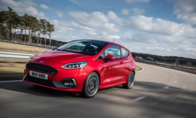 • Το νέο Ford Fiesta ST θα διατίθεται για πρώτη φορά με μηχανικό διαφορικό περιορισμένης ολίσθησης που βελτιώνει την ελκτική πρόσφυση στις στροφές • Τα πατενταρισμένα ελατήρια της πίσω ανάρτησης προσφέρουν ταχύτερη είσοδο στις στροφές και άμεση απόκριση, επιτείνοντας την οδηγική απόλαυση. Το Launch Control πετυχαίνει σταθερά ταχείες εκκινήσεις από στάση στην πίστα • Ο νέος τρικύλινδρος κινητήρας 1.5L EcoBoost 200 ίππων παράγει συναρπαστικό ήχο, και διαθέτει λειτουργία απενεργοποίησης κυλίνδρου μειώνοντας την κατανάλωση κατά 11% • Τα Επιλέξιμα Προφίλ Οδήγησης (Drive Modes) μεταμορφώνουν το Fiesta ST από ευέλικτο, καθημερινό hatchback σε ένα εξαιρετικό σπορ αυτοκίνητο που είναι φιλικό με τους άπειρους οδηγούς, ενώ παράλληλα ανταμείβει τους έμπειρους Η Ford αποκάλυψε περισσότερες λεπτομέρειες για τις προηγμένες τεχνολογίες που υπόσχονται την πιο συναρπαστική και απολαυστική οδηγική εμπειρία στην ιστορία του Fiesta ST, όπως: • Προαιρετικό, μηχανικό διαφορικό περιορισμένης ολίσθησης (LSD) για βελτιστοποιημένη πρόσφυση στις στροφές • Πατενταρισμένα ελατήρια – πρωτιά για την κατηγορία - ανακατανέμουν τα πλευρικά φορτία που δέχεται η πίσω ανάρτηση σε μία στροφή, προσφέροντας ταχύτερη είσοδο, καλύτερη απόκριση του πίσω μέρους και περισσότερο συμπαγή αίσθηση • Προαιρετικό Launch Control για αξιόπιστες, γρήγορες εκκινήσεις από στάση στην πίστα, με την υποστήριξη μιας ειδικής γραφικής ένδειξης στον πίνακα οργάνων Πέρσι, η Ford παρουσίασε το νέο Fiesta ST, με ένα νέο, τρικύλινδρο, 1.5L EcoBoost κινητήρα 200 ίππων και για πρώτη φορά επιλέξιμα προφίλ οδήγησης (Drive Modes) που επιτρέπουν τη διαμόρφωση του κινητήρα, του συστήματος διεύθυνσης και των συστημάτων ελέγχου ευστάθειας σύμφωνα με τις ρυθμίσεις Normal, Sport και Track – μεταβάλλοντας το χαρακτήρα του οχήματος από ένα ευέλικτο, καθημερινό hatchback σε ένα ιδιαίτερα σπορ αυτοκίνητο, με το πάτημα ενός μπουτόν. Το νέο Fiesta ST περιλαμβάνει επίσης: • Σύστημα απενεργοποίησης κυλίνδρου της Ford – πρωτιά για τη βιομηχανία – για τρικύλινδρο κινητήρα για βελτιωμένη απόδοση καυσίμου* • Τεχνολογία ενεργής πεταλούδας στην εξάτμιση που ενισχύει τον απίστευτα συναρπαστικό, σπορ ήχο του τρικύλινδρου κινητήρα • Σύστημα συνδεσιμότητα SYNC 3, ηχοσύστημα υψηλών προδιαγραφών B&O PLAY, και προηγμένες τεχνολογίες υποστήριξης οδηγού όπως Lane Keeping Aid και Traffic Sign Recognition «Οι οδηγοί των hot-hatch έχουν μεγάλες προσδοκίες από αυτό το μικρό αυτοκίνητο. Έχουμε εφαρμόσει αυτά που μάθαμε από πρόσφατα μοντέλα της Ford Performance, όπως τα Focus RS και Ford GT για να δημιουργήσουμε το νέο Fiesta ST που θέτει νέα πρότυπα οδηγικής απόλαυσης στην κατηγορία του. Με τον ‘μπάσο’ ήχο του, αυτός ο τρικύλινδρος κινητήρας θα γοητεύσει στους λεγόμενους petrol-heads ανά τον κόσμο,» δήλωσε ο Leo Roeks, Ford Performance director, Europe. Προϊόν εξέλιξης της Ford Performance, συνδυάζει καθημερινή χρηστικότητα και οικονομία σε συνδυασμό με μία συναρπαστική οδηγική εμπειρία που υποστηρίζει τους άπειρους και ανταμείβει τους έμπειρους οδηγούς. Η νέα έκδοση του δημοφιλούς hot-hatch της Ford θα κυκλοφορήσει φέτος την άνοιξη. Αξιόπιστη πρόσφυση Η τρίτη γενιά Fiesta ST είναι η πρώτη που θα διατίθεται με ένα προαιρετικό μηχανικό διαφορικό περιορισμένης ολίσθησης (LSD) της Quaife, με σκοπό τη βελτιστοποίηση της ελκτικής πρόσφυσης και καλύτερο στρίψιμο – προσφέροντας κυρίως αυξημένη πρόσφυση στην έξοδο των στροφών. Το μηχανικό διαφορικό περιορίζει τη ροπή στον τροχό με τη λιγότερη πρόσφυση – για παράδειγμα, στον εσωτερικό τροχό μέσα σε μία στροφή – προκειμένου να μειώσει την ολίσθηση και να αυξήσει τη ροπή στον τροχό με την καλύτερη πρόσφυση, αξιοποιώντας πλήρως τις δυνατότητες του κινητήρα. Το διαφορικό της Quaife είναι σχεδιασμένο για να λειτουργεί σε συνδυασμό με το αναβαθμισμένο σύστημα Torque Vectoring Control της Ford που βελτιώνει το κράτημα και μειώνει την υποστροφή, εφαρμόζοντας πίεση πέδησης στον εσωτερικό τροχό, όταν το όχημα στρίβει. Η ισορροπία μεταξύ των δύο συστημάτων έχει ρυθμιστεί από τους μηχανικούς της Ford Performance ώστε να επιτυγχάνεται βέλτιστη πρόσφυση στις στεγνές επιφάνειες και ομαλή συμπεριφορά στις βρεγμένες. «Οι οδηγοί αυτοκινήτων υψηλών επιδόσεων γνωρίζουν τι σημαίνει να σπινάρει ανούσια ένας τροχός (one-wheel peel), με αποτέλεσμα να καθυστερεί η έξοδος από μια στροφή λόγω υπερβολικής ροπής στον εσωτερικό τροχό,» σχολίασε ο Roeks. «Ρυθμίσαμε το μηχανικό διαφορικό περιορισμένης ολίσθησης του νέου Fiesta ST ώστε να συνεργάζεται με το αναβαθμισμένο σύστημα Torque Vectoring Control και να επιτυγχάνεται η καλύτερη δυνατή φυσική πρόσφυση, χωρίς να χάνεται η ελκτική ροπή λόγω παρέμβασης των φρένων.” Ελατήρια εν δράσει Οι μηχανικοί της Ford εξέλιξαν μία πατέντα για την πίσω ανάρτηση η οποία βελτιώνει την ευστάθεια, την ευελιξία και την απόκριση του πίσω άξονα του νέου Fiesta ST – προσφέροντας μία πιο συμπαγή αίσθηση και συμβάλλοντας σε μία εξαιρετικά απολαυστική, οδηγική εμπειρία. Το νέο Fiesta ST είναι το πρώτο συμπαγές hot-hatchback που ωφελείται από αυτή την τεχνολογία, η οποία χρησιμοποιεί ειδικής κατασκευής ελατήρια που ανακατανέμουν τις πλευρικές δυνάμεις που επιδρούν στην πίσω ανάρτηση κατά τη διάρκεια μιας στροφής. Με την τεχνολογία αυτή, ο πίσω άξονας του νέου Ford Fiesta διαθέτει παρουσιάζει αυξημένη πλευρική ακαμψία. Ανάμεσα στα πλεονεκτήματα που προσφέρει η μοναδική διάταξη της ανάρτησης είναι: • Ταχύτερη είσοδος στις στροφές και καλύτερη απόκριση στις αλλαγές κατεύθυνσης • Ελαφρύτερη κατασκευή κατά 10 kg - συγκριτικά με τη λύση ενός συνδέσμου Watt που συνήθως χρησιμοποιείται για αύξηση της ακαμψίας της πίσω ανάρτησης • Συμβατότητα με τα υπόλοιπα στοιχεία της ανάρτησης • Κανένας συμβιβασμός στην άνεση και την ποιότητα κύλισης Τα ελατήρια κατανομής φορτίων της Ford κατασκευάζονται με την τεχνολογία «διαμόρφωση εν ψυχρώ» για μεγαλύτερη αντοχή και δύναμη. Προοδευτικά και με μεταβλητή διάμετρο, είναι ειδικά εξελιγμένα για το νέο Fiesta ST. Επιπλέον, το προηγμένο σύστημα ανάρτησης διαθέτει δισωλήνιους εμπρός και μονοσωλήνιους πίσω αποσβεστήρες Tenneco με τεχνολογία βαλβίδων RC1 για απόσβεση ανάλογης της συχνότητας ταλάντωσης, βελτιωμένο έλεγχο αμαξώματος και διατήρηση της οδηγικής άνεσης στις υψηλές ταχύτητες. Η σκληρότητα της αντιστρεπτικής δοκού στον ημιάκαμπτο πίσω άξονα είναι της τάξης των 1.400 Nm/deg, μεγαλύτερη από οποιουδήποτε άλλου μοντέλου Ford Performance. «Κάναμε τριπλάσιο αριθμό δοκιμών αναρτήσεων για να βρούμε ένα σετάρισμα που προσέφερε τη συναρπαστική οδηγική εμπειρία που απαιτούν οι οδηγοί από ένα μοντέλο ST αλλά και την άνεση και πολιτισμένη λειτουργία της καθημερινής οδήγησης,» δήλωσε ο Roeks. «Οι προηγμένοι αποσβεστήρες του αυτοκινήτου είναι αυτορυθμιζόμενοι για να εξομαλύνουν τις υψίσυχνες ανωμαλίες του δρόμου, όταν οι απαιτήσεις απόσβεσης είναι περιορισμένες – όπως στον αυτοκινητόδρομο, αλλά αναπροσαρμόζονται ώστε να παρέχουν βελτιστοποιημένο κράτημα σε σπορ οδήγηση.» Οι απόλυτες επιδόσεις κατά την εκκίνηση από στάση Έχοντας εξελιχθεί με την προοπτική να χρησιμοποιείται μόνο στην πίστα, το προαιρετικό Launch control θα προσφέρει στους οδηγούς του νέου Fiesta ST μέγιστη ικανοποίηση με τις αξιόπιστες, γρήγορες εκκινήσεις από στάση. Απλό στη χρήση, οι οδηγοί μπορούν να επιλέξουν το Launch Control από τα χειριστήρια στο τιμόνι, με ενεργοποίηση μιας ειδικής ένδειξης στον πίνακα οργάνων 4,2 ιντσών. Κρατώντας το γκάζι τέρμα πατημένο, το σύστημα διατηρεί τις στροφές στο κόκκινο ενώ ενεργοποιείται μία ένδειξη ότι το αυτοκίνητο είναι έτοιμο για εκκίνηση. Αφήνοντας τελείως το συμπλέκτη, επιτυγχάνεται μία βελτιστοποιημένη εκκίνηση από στάση με τα συστήματα electronic stability control (ESC), traction control, Torque Vectoring Control και Torque Steer Compensation να διαχειρίζονται την καμπύλη ισχύος και ροπής. Επιλέξιμα Προφίλ Οδήγησης (Drive Modes) προσδίδουν ακόμα μεγαλύτερη ευελιξία στο νέο Fiesta ST, επιτρέποντας στους οδηγούς να βελτιστοποιούν την οδηγική εμπειρία ανάλογα με τον τύπο της διαδρομής, από την καθημερινή οδήγηση στο σχολείο μέχρι την αγωνιστική πίστα: • Σε Normal mode, η χαρτογράφηση του κινητήρα, ο έλεγχος πρόσφυσης, ο ηλεκτρονικός έλεγχος ευστάθειας (ESC), η ενεργή πεταλούδα ελέγχου στην εξάτμηση και το σύστημα διεύθυνσης με ηλεκτρική υποβοήθηση (EPAS) είναι διαμορφωμένα για να προσφέρουν φυσική απόκριση και αίσθηση • Σε Sport mode, η χαρτογράφηση του κινητήρα και το πεντάλ του γκαζιού προσφέρουν αυξημένη απόκριση κινητήρα, ενώ οι ρυθμίσεις του EPAS είναι προσαρμοσμένες για περισσότερη πληροφόρηση και καλύτερο έλεγχο κατά τη γρήγορη οδήγηση. Η ενεργή πεταλούδα ελέγχου στην εξάτμιση ανοίγει για να επιτείνει τη σπορ χροιά της εξάτμισης • Σε Track mode, όλα τα δυναμικά χαρακτηριστικά του οχήματος είναι ρυθμισμένα για τους ταχύτερους δυνατούς χρόνους στην πίστα, ο έλεγχος πρόσφυσης απενεργοποιείται και οι παρεμβάσεις ESC επιτρέπουν έντονες πλαγιολισθήσεις για οδήγηση στο όριο Το εξελιγμένο σύστημα ελέγχου ολίσθησης (three-mode ESC) προσφέρει στους οδηγούς τη δυνατότητα να επιλέξουν ανάμεσα σε πλήρη παρέμβαση του συστήματος, αυξημένη ολίσθηση μέσω περιορισμένης παρέμβασης και πλήρη απενεργοποίηση του συστήματος. Ο σπορ χαρακτήρας του αυτοκινήτου ενισχύεται με μία ειδική σχεδίαση ακραξονίου, τη μοναδική ρύθμιση EPAS με λόγο υποπολλαπλασιασμού 12:1 – ταχύτερος από οποιουδήποτε μοντέλου Ford Performance και 14% ταχύτερος από της προηγούμενης γενιάς Fiesta ST200, και ένα ισχυρό σύστημα πέδησης με αεριζόμενους δίσκους 278 mm μπροστά και συμπαγείς πίσω δίσκους 253 mm. Οι οδηγοί μπορούν να αξιοποιήσουν τις τεχνολογίες του νέου Fiesta ST στο έπακρο από μία θέση που εξελίχθηκε σχολαστικά από την Ford Performance για βέλτιστο έλεγχο και ισορροπία του οχήματος. Το κάθισμα του οδηγού προσφέρει ένα μοναδικό στην κατηγορία συνδυασμό ρυθμίσεων γωνίας πλάτης και έδρας. Περισσότερη ισχύς, περισσότερες επιλογές Ο νέος κινητήρας 1.5L EcoBoost της Ford χρησιμοποιεί υπερσυμπίεση, ψεκασμό καυσίμου υψηλής πίεσης, Twin-independent Variable Cam Timing και αρχιτεκτονική τριών κυλίνδρων για να αποδίδει 200 ίππους στις 6.000 rpm, και ροπή 290 Nm από τις 1.600 έως τις 4.000 rpm, για επιτάχυνση 0-100 km/h σε 6,5 δεύτερα και τελική ταχύτητα 232 km/h. Ένας νέος συνδυασμός ψεκασμού καυσίμου στον αυλό και άμεσου ψεκασμού συνεργάζεται με την πρωτοποριακή τεχνολογία απενεργοποίησης κυλίνδρου της Ford, πετυχαίνοντας βελτίωση της κατανάλωσης και των εκπομπών CO2 κατά 11% σύμφωνα με στοιχεία της Ford, συγκριτικά με την προηγούμενη γενιά Fiesta ST200.* Το νέο Fiesta ST θα διατίθεται από το λανσάρισμα σε τρίθυρες και πεντάθυρες εκδόσεις με σπορ εξωτερικό στυλ ST και στάνταρ ζάντες αλουμινίου 17 ιντσών ή προαιρετικές 18 ιντσών, αλλά και εκδόσεις εξοπλισμού ST-1, ST-2 και ST-3. Τα εξωτερικά χρώματα περιλαμβάνουν αποχρώσεις όπως Frozen White, Magnetic, Moondust, Performance Blue, Race Red, Shadow Black, Silver και Silver Fox, ενώ στο εσωτερικό κυριαρχούν υψηλής στήριξης καθίσματα Recaro, επιλογέας σχέσεων ST, και τιμόνι με επίπεδο κάτω τμήμα με ραφή που επαναλαμβάνεται στο μοχλό του χειρόφρενου και το κάλυμμα του επιλογέα. Ένα στάνταρ σύστημα επικοινωνίας και ψυχαγωγίας SYNC 3 με οθόνη 6,5 ιντσών ή προαιρετική 8 ιντσών θα επιτρέπει στους οδηγούς του Fiesta ST να ελέγχουν τις λειτουργίες των συστημάτων ήχου, πλοήγησης και συνδεδεμένων smartphones χρησιμοποιώντας απλές φωνητικές εντολές στην καθομιλουμένη. Επίσης το υψηλής ποιότητας B&O PLAY Sound System υπόσχεται high-end εμπειρία ήχου. Οι στάνταρ τεχνολογίες υποστήριξης οδηγού περιλαμβάνουν Lane Keeping Aid, Lane Keeping Alert και cruise control με ρυθμιζόμενο περιοριστή ταχύτητας, ενώ διατίθενται επίσης χαρακτηριστικά όπως καθαριστήρες με αισθητήρα βροχής, αυτόματοι προβολείς, αυτόματη μεγάλη σκάλα φώτων και Traffic Sign Recognition. «Οι οδηγοί αρκεί να κοιτάξουν το νέο Fiesta ST για να καταλάβουν τι εννοεί η Ford όταν λέει ότι ST σημαίνει Sports Technologies,» δήλωσε ο Roeks. «Κάθε λειτουργία του συγκεκριμένου αυτοκινήτου έχει αναβαθμιστεί με κριτήριο την καινοτομία.»