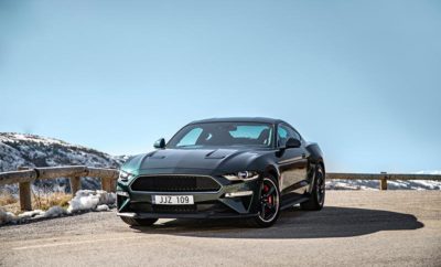 Η Νέα Ford Mustang BULLITT για την Ευρώπη Αποτίει Φόρο Τιμής στο Θρυλικό Αυτοκίνητο της Μεγάλης Οθόνης με Περισσότερη Ισχύ και Μοναδικό Κινηματογραφικό Στυλ • Η Νέα Ford Mustang Bullitt κάνει Ευρωπαϊκό ντεμπούτο στην Έκθεση Αυτοκινήτου της Γενεύης. Ειδική έκδοση του μοντέλου τιμά την 50ή επέτειο της διάσημης ταινίας και θα αρχίσει να παράγεται για την Ευρώπη το Ιούνιο • Διαθέσιμη σε απόχρωση Shadow Black ή στην κλασική Dark Highland Green, η Mustang Bullitt αντλεί ισχύ από έναν αναβαθμισμένο V8 κινητήρα 5.0 L που προβλέπεται να αποδίδει 464 ίππους και ροπή 529 Nm • Νέα τεχνολογία κιβωτίου που συγχρονίζεται με τις στροφές του κινητήρα για ομαλές αλλαγές σχέσεων, και κατεβάσματα στη Mustang Bullitt συνοδεία μιας ‘ξερογκαζιάς’ του V8 κινητήρα. Premium ηχοσύστημα B&O PLAY με 1000 watt Είναι μία από τις πιο αυτοκινητιστικές καταδιώξεις στην ιστορία του κινηματογράφου. Διάρκειας σχεδόν 10 λεπτών, η θρυλική σεκάνς στην ταινία της Warner Bros. “Bullitt” ακολουθεί τον Steve McQueen στο τιμόνι μιας 1968 Mustang GT fastback, καθώς καταδιώκει δύο επαγγελματίες δολοφόνους στους δρόμους του San Francisco. Η νέα, ειδική έκδοση Ford Mustang Bullitt – γιορτάζοντας τα 50 χρόνια της θρυλικής ταινίας –έκανε το Ευρωπαϊκό ντεμπούτο της στην Έκθεση Αυτοκινήτου της Γενεύης. Μετά από ένα παγκόσμιο δημόσιο ντεμπούτο στο Διεθνές Σαλόνι Αυτοκινήτου Β. Αμερικής στο Ντιτρόιτ, στις αρχές Ιανουαρίου, η νέα Mustang Bullitt θα αρχίσει να παράγεται για τους Ευρωπαίους πελάτες τον Ιούνιο. Η Mustang Bullitt χρησιμοποιεί την ισχύ ενός V8 κινητήρα 5.0L της Ford, βελτιωμένο με ένα Open Air Induction System, και πολλαπλή εισαγωγής με πεταλούδες 87 mm και χαρτογράφηση μονάδας ελέγχου από την Shelby Mustang GT350, για να αποδίδει – κατ’ εκτίμηση - 464 ίππους και ροπή 529 Nm. Διαθέσιμη σε εξωτερική απόχρωση Shadow Black ή στην κλασική Dark Highland Green, η Mustang Bullitt θα διαθέτει ζάντες 19-ιντσών Torq Thrust-style, κόκκινες δαγκάνες Brembo™ και μία διακοσμητική τάπα ρεζερβουάρ Bullitt. Στο εσωτερικό, κυριαρχεί η πλήρως ψηφιακή οθόνη οργάνων LCD 12 ιντσών της Ford και σπορ καθίσματα Recaro. Η ραφή στα καθίσματα, στην κεντρική κονσόλα και στον πίνακα οργάνων θα είναι ασορτί με την εξωτερική απόχρωση, στη θέση του παραδοσιακού εμβλήματος Mustang στο ταμπλό, στην πλευρά του συνοδηγού. Η νέα Ford Mustang Bullitt θα περιλαμβάνει επίσης στάνταρ τη νέα τεχνολογία κιβωτίου που συγχρονίζεται με τις στροφές του κινητήρα της για ομαλότερα κατεβάσματα, συνοδεία μιας ‘ξερογκαζιάς’ του ισχυρού V8 κινητήρα 5.0L, και premium ηχοσύστημα B&O PLAY που παράγει 1000 watt μέσω 12 ηχείων υψηλής απόδοσης. «Τίποτα δεν μπόρεσε να αποτυπώσει το πνεύμα και το πάθος μιας Mustang τόσο καλά όσο αυτή η εκπληκτική καταδίωξη στο ‘Bullitt’,» δήλωσε ο Armstrong, group vice president & president, Ευρώπης, Μέσης Ανατολής & Αφρικής, Ford Motor Company. «Η νέα Mustang Bullitt θα έχει το ίδιο δυναμικό ταπεραμέντο όταν κυκλοφορήσει φέτος, διαθέτοντας περισσότερη ισχύ, συναρπαστικά νέα χαρακτηριστικά όπως ο συγχρονισμός στροφών και ηχοσύστημα B&O PLAY audio, και – όπως ο Steve McQueen – θα είναι ‘cool’ εκ φύσεως.” Η Ford εξασφάλισε την υποστήριξη των Chase και Madison McQueen, για να αποκαλύψει τη νέα Mustang Bullitt στην Ευρώπη. Τα εγγόνια του Steve McQueen – με τη βοήθεια του πατέρα τους, Chad McQueen – πρωταγωνίστησαν στη σκηνή καταδίωξης με το δικό τους αυτοκίνητο με φόντο τις Σουηδικές Άλπεις πέριξ της Γενεύης, προς τιμήν της θρυλικής καταδίωξης του “Bullitt” που εξακολουθεί να συγκινεί τους λάτρεις της ταινίας μέχρι σήμερα «Στο σπίτι πολλά είναι αυτά που μας θυμίζουν το ρόλο του παππού μας στο ‘Bullitt’, δεν θυμάμαι καν πόσες φορές έχουμε παρακολουθήσει την ταινία, επομένως το να συμμετέχουμε στο λανσάρισμα της τρίτης γενιάς Mustang Bullitt εδώ στην Ευρώπη, είναι μία ξεχωριστή εμπειρία» δήλωσε ο Chase McQueen. «Ο μπαμπάς μας, Chad, μας έμαθε να οδηγούμε με αυτοκίνητα Ford στους παραλιακούς δρόμους της California, ήταν καταπληκτικό να δουλεύουμε δίπλα σε αυτόν και το νέο του αυτοκίνητο. Ήμασταν ευτυχείς όταν η Ford και το Steve McQueen estate πρόσφατα έκαναν δωρεά την πρώτη νέα Mustang Bullitt VIN 001 για δημοπρασία, συγκεντρώνοντας $300.000 για φιλανθρωπικούς σκοπούς," δήλωσε η Madison McQueen. Ειδική έκδοση Mustang BULLITT Η νέα Ford Mustang Bullitt αποτίει φόρο τιμής στη θρυλική Mustang GT fastback που πρωταγωνίστησε στην ομώνυμη ταινία με τον Steve McQueen το 1968. Η τρίτη γενιά Mustang Bullitt ακολουθεί τα χνάρια των προηγούμενων ειδικών εκδόσεων Bullitt του 2001 και 2008, που επίσης διέθεταν ισχυρότερους κινητήρες, ζάντες Torq Thrust-style, μοναδικά στιλιστικά στοιχεία και περιορισμένες επιλογές εξωτερικών αποχρώσεων όπως η Dark Highland Green. Η νέα Mustang Bullitt θα διαθέτει εξατάχυτο μηχανικό κιβώτιο νέας τεχνολογίας της Ford που συγχρονίζεται με τις στροφές του κινητήρα. Αυτό χρησιμοποιεί ηλεκτρονικό έλεγχο για μια ‘ξερογκαζιά’ του κινητήρα στα κατεβάσματα – ώστε να συγχρονίζονται οι στροφές του με αυτές του πρωτεύοντα άξονα του κιβωτίου σύμφωνα με τις επιλεγμένη σχέση, με στόχο τις εξαιρετικά ομαλές αλλαγές σχέσεων. Αποδίδοντας ισχύ 1000 μέσα από 12 ηχεία υψηλής απόδοσης, το στάνταρ ηχοσύστημα premium B&O PLAY υπόσχεται μία πλούσια εμπειρία ήχου σε όλες τις θέσεις της καμπίνας. Το σύστημα διαθέτει ένα subwoofer με 2 πηνία για βαθιά, πλούσια μπάσα, και ηχεία τριών δρόμων στις εμπρός πόρτες για ομοιόμορφη κατανομή ήχου σε όλη την καμπίνα. Ο στάνταρ εξοπλισμός περιλαμβάνει επίσης ένα πλήρως ψηφιακό ταμπλό οργάνων LCD 12 ιντσών, ίδιο λειτουργικά με αυτό της νέας Mustang που θα κυκλοφορήσει στην Ευρώπη αργότερα μέσα στη χρονιά, αλλά με μία μοναδική οθόνη υποδοχής Bullitt™ που ανοίγει σε πράσινο φόντο με τη φωτογραφία του αυτοκινήτου αντί του pony. Προς τιμήν του εσωτερικού του original αυτοκινήτου, ο επιλογέας σχέσεων έχει λαβή από λευκή μπάλα. Εκτός από τα στάνταρ καθίσματα με την πράσινη ραφή και μία λειτουργία μνήμης στο κάθισμα του οδηγού, οι αγοραστές της Mustang Bullitt μπορούν να επιλέξουν μαύρα, δερμάτινα σπορ καθίσματα Recaro®. Άλλα χαρακτηριστικά που θυμίζουν το αυτοκίνητο το οποίο οδήγησε ο McQueen είναι διακριτικά χρωμιωμένα ένθετα γύρω από τη μάσκα και τα εμπρός παράθυρα, και μία μοναδική μαύρη, εμπρός μάσκα. Τόσο στο εξωτερικό, όσο και στο εσωτερικό, το όχημα χρησιμοποιεί ελάχιστα σήματα. Μόνο το στρογγυλό λογότυπο Bullitt στην τάπα καυσίμου, κεντρικά στο πίσω τμήμα είναι ορατό στο αμάξωμα. «Αυτή η νέα Bullitt είναι η αγαπημένη μου Mustang – απαλλαγμένη από λωρίδες, αεροτομές και σήματα,» σχολίασε ο Darrell Behmer, chief designer της Mustang. «Δεν χρειάζεται να δηλώνει τίποτα κραυγαλέα – είναι απλά cool.» Επίσης, προσφέρεται το προηγμένο σύστημα προσαρμοζόμενης ανάρτησης της Ford MagneRide, που χρησιμοποιεί ένα ηλεκτρονικά ενεργοποιούμενο υγρό μέσα στον αποσβεστήρα για να απαντά σε πραγματικό χρόνο στις μεταβαλλόμενες οδικές συνθήκες, βελτιστοποιώντας τη συμπεριφορά, χωρίς να υπονομεύεται η οδηγική άνεση. Ένα ενεργό σύστημα εξαγωγής με πεταλούδες περιλαμβάνεται στάνταρ και αναβαθμίζει τον αναγνωρίσιμο, ‘μπάσο’ ήχο του V8 κινητήρα. Οι παραδόσεις της νέας Ford Mustang για τους Ευρωπαίους πελάτες θα ξεκινήσουν αργότερα μέσα στη χρονιά. # # # Επίσημα εγκεκριμένες τιμές κατανάλωσης και εκπομπών CO2 θα δημοσιευτούν όταν πλησιάζει η ημ/νία κυκλοφορίας. Σχετικά με τη Ford Motor Company Η Ford Motor Company είναι μία παγκόσμια εταιρεία αυτοκίνησης και μετακίνησης με έδρα στο Dearborn, Mich. Η εταιρεία σχεδιάζει, κατασκευάζει, εμπορεύεται και εξυπηρετεί τεχνικά όλη τη γκάμα αυτοκινήτων, φορτηγών, SUV & ηλεκτρικών οχημάτων Ford και πολυτελών οχημάτων Lincoln, παρέχει χρηματοοικονομικές υπηρεσίες μέσω της Ford Motor Credit Company και στοχεύει να γίνει Νο 1 στους τομείς ηλεκτρικών οχημάτων, αυτόνομων μοντέλων και λύσεων μετακίνησης. Η Ford απασχολεί περίπου 202.000 άτομα σε όλο τον κόσμο. Για περισσότερες πληροφορίες σχετικά με τη Ford, τα προϊόντα της και τη Ford Motor Credit Company, παρακαλούμε επισκεφθείτε τον ιστότοπο www.corporate.ford.com. Η Ford Ευρώπης είναι υπεύθυνη για την παραγωγή, πώληση και συντήρηση οχημάτων μάρκας Ford σε 50 ανεξάρτητες αγορές ενώ απασχολεί περίπου 54.000 εργαζόμενους στις εγκαταστάσεις πλήρους ιδιοκτησίας της και περίπου 69.000 άτομα συμπεριλαμβανομένων των κοινοπραξιών και μη συγχωνευμένων επιχειρήσεων. Επιπλέον της Ford Motor Credit Company, οι δραστηριότητες της Ford Ευρώπης περιλαμβάνουν το Ford Customer Service Division και 24 εγκαταστάσεις παραγωγής (16 πλήρους κυριότητας ή συγχωνευμένων κοινοπραξιών και 8 μη συγχωνευμένων επιχειρήσεων). Τα πρώτα αυτοκίνητα Ford έφτασαν στην Ευρώπη το 1903 – τη χρονιά που ιδρύθηκε η Ford Motor Company. Η Ευρωπαϊκή παραγωγή ξεκίνησε το 1911. Σχετικά με την About Warner Bros. Consumer Products Η Warner Bros. Consumer Products (WBCP), μία Εταιρία Ψυχαγωγίας της Warner Bros. επεκτείνει το ισχυρό portfolio μαρκών ψυχαγωγίας και franchise του Studio στις ζωές των φίλων της ανά τον κόσμο. Η WBCP συνεργάζεται με τα καλύτερα στην κατηγορία προϊόντα αδειοδότησης παγκοσμίως πάνω σε μία βραβευμένη γκάμα παιχνιδιών, ειδών ρουχισμού, διακόσμησης σπιτιού, και εκδόσεων εμπνευσμένων από franchise και πνευματικές ιδιοκτησίες όπως οι DC, J.K. Rowling’s Wizarding World, Looney Tunes and Hanna-Barbera. Η επιτυχημένη επιχείρηση ψυχαγωγίας περιλαμβάνει επαναστατικές εμπειρίες όπως The Wizarding World of Harry Potter and Warner Bros. World Abu Dhabi (opening 2018). Με καινοτόμα παγκόσμια προγράμματα αδειοδότησης και εμπορικής προώθησης, πρωτοβουλίες λιανικής, προωθητικές συνεργασίες και θεματικές εμπειρίες, η WBCP είναι από τους κορυφαίους οργανισμούς στους τομείς αυτούς σε όλο τον κόσμο. BULLITT and all related characters and elements© &TMWarner Bros. Entertainment Inc. (s18) Υπεύθυνος Δημοσίων Σχέσεων & Επικοινωνίας Γιάννης Κάττωριτς Ford Motor Hellas Tel.: +30 210 57 09 911 Mob.: +30 6948 749 911