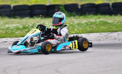 Η πρώτη φετινή γιορτή του Karting! Σε πολύ όμορφο κλίμα και με ιδιαίτερο θέαμα έγινε η πρεμιέρα του Πανελληνίου Πρωταθλήματος Karting 2018 στην πίστα Kart του αυτοκινητοδρομίου των Μεγάρων, με πρωταγωνιστές 40 αγωνιζόμενους στις κατηγορίες MINI, Junior, Senior, KZ2 και Club. Στην τρίτη χρονιά της αναγέννησής του, το Πρωτάθλημα έκανε μια μετάβαση, στην οποία ανταπεξήλθαν με επιτυχία τα σωματεία «Αγωνιστική Λέσχη Αυτοκινήτου» (ΑΛΑ) και «Artemis Auto Club» που συνδιοργάνωσαν τον αγώνα. Ακόμα και η περαστική και περιστασιακή βροχή από τον αττικό ουρανό δεν ήταν αρκετή για να χαλάσει την πρώτη φετινή γιορτή του Karting. Για μία ακόμη φορά, οι μικροί αστέρες της κατηγορίας Mini, της πιο πολυπληθούς, επεφύλασσαν ορισμένες από τις πιο όμορφες μάχες. Σ’ αυτήν την κατηγορία, θυμίζουμε, υφίσταται πια μόνο η γενική κατάταξη και η κατηγορία Β, των μικρότερων σε ηλικία παιδιών 8-10 ετών. Στον Τελικό της ΜΙΝΙ, λοιπόν, και τις δύο κατηγορίες κέρδισε ο νικητής Γιώργος Καφαντάρης (Ray Motorsport, FK-TM), εμπρός από δύο μεγαλύτερους ηλικιακά αθλητές, τον Αλέξανδρο Παπαευθυμίου (Abloy F.S. Kart Racing, Parolin-TM) και Μάριο Αγγελόπουλο (Speed Force, Exprit-TM). Στη MINI B την τριάδα έκλεισε ο Βασίλης Αποστολίδης (Abloy F.S. Kart Racing, Parolin-TM) και ο Χρήστος Χατζής (Chatzis Racing Team, FA-TM). Με χρόνο 45.589, ο Καφαντάρης είχε κατακτήσει νωρίτερα και την pole position, ενώ μοιράστηκε με τον Αγγελόπουλο τις νίκες στους δύο προκριματικούς γύρους. Η κατηγορία Junior υποσχόταν πολύ όμορφες μάχες μεταξύ των καθιερωμένων οδηγών της, και των περσινών πρωταγωνιστών της Junior που φέτος αναβαθμίστηκαν. Και πράγματι, η ημέρα ξεκίνησε με την νίκη στον πρώτο προκριματικό του Στυλιανού Πετρίση (Abloy F.S. Kart Racing, EVO Kart-IAME X30), νικητή του τελευταίου περσινού αγώνα της ΜΙΝΙ, ενώ νωρίτερα την pole position είχε πετύχει ο Ανδρέας Δεβετζόγλου (Abloy F.S. Kart Racing, Parolin-ΙΑΜΕ Χ30). Όμως, στη συνέχεια τα ηνία πήρε ο Κωνσταντίνος Κομνηνός (Speed Force, Exprit-IAME) ο οποίος κατάφερε να επικρατήσει στον β’ προκριματικό με μικρή διαφορά από τον Ιωάννη-Θεολόγο Ντάφο (Praga Zahos Karting, Praga-IAME) και στη συνέχεια να κατακτήσει τη νίκη στον Τελικό. Το βάθρο, δίπλα του, συμπλήρωσε ο Ανδρέας Σπανός (Praga Zahos Karting, Praga-IAME) και ο Στυλιανός Πετρίσης. Μια κατηγορία πιο πάνω, στη Senior, ο Στράτος Γαλανόπουλος (Chatzis Racing Team, FA-Rotax) βρέθηκε σε εξαιρετικά καλή ημέρα σε μια υπέροχη μάχη με τον επίσης ταχύτατο Αλέξανδρο Ντάρσυ (Athens Kart Shop, Exprit-IAME X30). Τους δύο χώρισαν μόλις 83 χιλιοστά του δευτερολέπτου στη μάχη της pole position, ενώ μοιράστηκαν και από μία νίκη στους δύο προκριματικούς. Στον Τελικό, ο Γαλανόπουλος βγήκε νικητής της μάχης, ενώ πίσω από τον Ντάρσυ την τριάδα έκλεισε ο Ανδρέας Βαρσαμής (Abloy F.S. Kart Racing, Kart Repu-IAME). Στην κατηγορία ΚΖ2, ο Φώτης Σωτηρόπουλος (Abloy F.S. Kart Racing, Evo Kart-ΤΜ) παρέμεινε ανίκητος σημειώνοντας την pole και τρεις νίκες, ενώ στη μάχη της δεύτερης θέσης επικράτησε ο Γιώργος Μακρόπουλος (Gold Kart Hellas, Gold-TM) του Ραφαήλ Πίτση (Πίτσης Ραφαήλ, CRG-TM), παρότι ο Πίτσης είχε βγει δεύτερος και στους δύο προκριματικούς. Αντίστοιχα και στην κατηγορία Club, η Άννα-Μαρία Φλώρου (Speed Force, Exprit-TM) ήταν ταχύτερη στο time attack και στον πρώτο τελικό, όμως στον β’ τελικό αναγκάστηκε να εγκαταλείψει λόγω ηλεκτρικού προβλήματος - χωρίς αυτό να μειώνει τη νίκη του Περικλή Παΐζη (Speed Force, Exprit-TM), μπροστά από τον Βασίλη Κακουλίδη (Speed Force, Exprit-TM). ΔΗΛΩΣΕΙΣ ΝΙΚΗΤΩΝ MINI & ΜΙΝΙ Β: Γιώργος Καφαντάρης (Ray Motorsport, FK-TM) «O αγώνας ήταν πάρα πολύ ωραίος, και πήραμε μια καλή νίκη για το πρωτάθλημα. Ο συναγωνισμός ήταν καλός - είχαμε κάποια τρακαρίσματα, αλλά ήταν εντάξει. [Στον β’ προκριματικό] ήμουν δεύτερος αλλά κατάφερα να ανέβω στο τέλος στην πρώτη θέση. Διασκέδασα τον αγώνα, ήταν πάρα πολύ ωραίος και το διασκέδασαν όλα τα παιδιά, πιστεύω. Κάνουμε προπονήσεις, διορθώνουμε τα λάθη μας και ελπίζω να συνεχίσουμε το ίδιο καλά». JUNIOR: Κωνσταντίνος Κομνηνός (Speed Force, Exprit-IAME) «Ήταν ένας δύσκολος αγώνας. Παλέψαμε πολύ για το αποτέλεσμα. Θέλω να ευχαριστήσω την οικογένειά μου και τους μηχανικούς μου που με βοήθησαν να φέρω αυτό το αποτέλεσμα. Θα κάνουμε ό,τι μπορούμε για να κατακτήσουμε το πρωτάθλημα, όπως και πέρσι». SENIOR: Στράτος Γαλανόπουλος (Chatzis Racing Team, FA-Rotax) «Είχαμε έναν πολύ δύσκολο αγώνα, από την αρχή της ημέρας μέχρι και το τέλος της, που κατάφερα τελικά να βγω νικητής. Απειλήθηκα αρκετά στο δεύτερο σκέλος από τον Αλέξανδρο Ντάρσυ, ο οποίος ήταν και λίγα χιλιοστά πιο γρήγορος από μένα, όμως κατάφερα να ανακτήσω το χαμένο έδαφος στον τελικό και να πάρω μια σχετικά άνετη νίκη. Για το πρωτάθλημα, αυτό ήταν ένα πάρα πολύ δυνατό ξεκίνημα, καθώς πετύχαμε 3 στα 4 - τα χρονομετρημένα και τον πρώτο και τρίτο τελικό. Κοιτάμε πάντα μπροστά με το κεφάλι ψηλά». ΚΖ2: Φώτης Σωτηρόπουλος (Abloy F.S. Kart Racing, Evo Kart-ΤΜ) «Ξεκινήσαμε έχοντας στο μυαλό μας ότι δεν θα τρέχαμε αυτό το Σαββατοκύριακο, αλλά τελικά άλλαξαν τα δεδομένα και κάναμε τον αγώνα. Ήμασταν μπροστά από τους αντιπάλους μας, αν και με τρεις συμμετοχές είναι λίγο δύσκολο να ανέβει το επίπεδο στην Ελλάδα, και γι’ αυτό είμαι πολύ δυσαρεστημένος. Θεωρώ ότι πρέπει κι άλλα παιδιά να ξεκινήσουν να ασχολούνται με το Καρτ γιατί είναι το κορυφαίο επίπεδο, και είμαι σίγουρος ότι μπορούν να βρεθούν αγωνιζόμενοι να μας ανταγωνιστούν». CLUB: Περικλής Παΐζης (Speed Force, Exprit-TM) «Είμαι πολύ χαρούμενος που πήρα τη νίκη. Ήταν για εμάς ένα Σαββατοκύριακο με πολλά προβλήματα. Δεν το περίμενα να κερδίσω, γιατί είχα και πολύ καλό αντίπαλο - κι γι’ αυτό δεν κατάφερα να κερδίσω και τα προηγούμενα σκέλη. Η βροχή προκάλεσε μια κάπως περίεργη κατάσταση, διότι η άσφαλτος δεν ήταν ούτε πολύ βρεγμένη ούτε πολύ στεγνή, και δεν ήξερες πόσο έπρεπε να πιέσεις. Αλλά δεν είχαμε καμία έξοδο και όλα πήγαν σχετικά καλά στο τέλος».