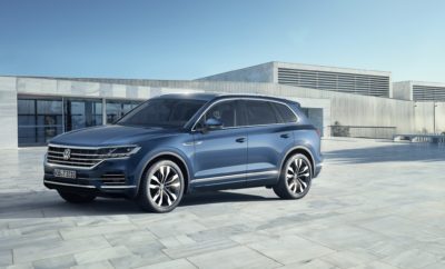 H Volkswagen δείχνει το δρόμο: αποκάλυψη του νέου Touareg στο Πεκίνο • H Volkswagen επιλέγει την Κίνα, τη μεγαλύτερή της αγορά για να αποκαλύψει το νέο Touareg • Η παγκόσμια πρεμιέρα του νέου Touareg στην Έκθεση Αυτοκινήτου του Πεκίνου, σηματοδοτεί την πρώτη φορά που μία μάρκα επιλέγει την Κίνα για μία τέτοια αποκάλυψη • Το νέο Touareg αποτελεί μία καταφανή επίδειξη τεχνολογικών, σχεδιαστικών και κατασκευαστικών δυνατοτήτων της Volkswagen • Το Innovision Cockpit εντυπωσιάζει ως ένας τεράστιος ψηφιακός πίνακας ελέγχου • Το νέο Touareg φιλοδοξεί να κυριαρχήσει στην κατηγορία των premium μεγάλων SUV Η Volkswagen γίνεται η πρώτη μάρκα στον κόσμο που αποκαλύπτει σε παγκόσμια πρεμιέρα ένα μοντέλο της στη Κίνα, με τη παρουσίαση του νέου Touareg! Το ολοκαίνουργιο Touareg αποτελεί τη ναυαρχίδα της Volkswagen αλλά και μία πλατφόρμα επίδειξης των δυνατοτήτων των σχεδιαστών και των μηχανικών της γερμανικής μάρκας. Το νέο μοντέλο έρχεται να διεκδικήσει επιθετικά μία θέση στην κορυφή της premium SUV κατηγορίας με εκφραστικό design, καινοτόμα συστήματα χειρισμού, άνεσης και τεχνολογίας και κορυφαία επίπεδα υλικών και κατασκευής. Οι προηγούμενες δύο γενιές του μοντέλου πούλησαν σχεδόν ένα εκατομμύριο αυτοκίνητα, γνωρίζοντας τη μεγαλύτερη εμπορική επιτυχία σε Ευρώπη, Κίνα και Ρωσία. Στην τρίτη του πλέον γενιά, το μοντέλο φιλοδοξεί να κυριαρχήσει στην κατηγορία του, απευθυνόμενο με μεγάλες αξιώσεις και στο πολύ απαιτητικό κοινό των premium SUV. Στο νέο Touareg η Volkswagen παρουσιάζει για πρώτη φορά το Innovision Cockpit, έναν ενιαίο, πληρώς ψηφιακό πίνακα ελέγχου. Στο Innovision Cockpit, ο ψηφιακός πίνακας οργάνων, διάστασης 12 ιντσών και το σύστημα ενημέρωσης/ψυχαγωγίας Discover Premium σε οθόνη 15 ιντσών, αποτελούν ένα ενιαίο, ψηφιακό σύστημα ελέγχου, πληροφόρησης, ψυχαγωγίας και διασκέδασης, πολύ υψηλής ευκρίνειας, που δεν χρειάζεται οποιοδήποτε συμβατικό διακόπτη ή περιστροφικό επιλογέα. Πάντα διαθέσιμο σε θέση “ON”, με απεριόριστες δυνατότητες προσωποποίησης, το Innovision Cockpit, δίνει στον οδηγό τη δυνατότητα να φτιάξει το «δικό του» Touareg, προσαρμόζοντας το αυτοκίνητο στη δική του προτίμηση και διάθεση. Με το Innovision Cockpit που για πρώτη φορά παρουσιάζεται στην αυτοκινητοβιομηχανία στο νέο Touareg, το νέο μοντέλο γίνεται η σημερινή πύλη εισόδου στην αυριανή ψηφιακή εποχή! Το νέο Touareg λανσάρεται με τη μεγαλύτερη γκάμα συστημάτων ελέγχου, υποβοήθησης και άνεσης που έχει παρουσιάσει ποτέ η Volkswagen. Τεχνολογίες όπως η Night Vision (ανίχνευση ανθρώπων και ζώων στο σκοτάδι μέσω κάμερας θερμικής απεικόνισης), η Roadwork Lane Assist (ημιαυτόνομη οδήγηση και διατήρηση του αυτοκινήτου στη λωρίδα κυκλοφορίας για ταχύτητα έως 60 χλμ./ώρα), ενεργή τετραδιεύθυνση που κάνει την οδήγηση του νέου Touareg αντίστοιχα εύκολη όσο και ενός compact SUV και σύστημα φωτισμού IQ.Light - LED matrix για οδήγηση με έξυπνη μεγάλα σκάλα φώτων συνεχώς ενεργοποιημένη, είναι μόνο τέσσερις από τις πάμπολλες νέες τεχνολογίες του νέου Touareg, που ο οδηγός απολαμβάνει και αισθάνεται να είναι πάντα διαθέσιμες για τη μέγιστη ασφάλεια, ικανοποίηση και άνεσή του. Και φυσικά, το νέο Touareg δεν θα μπορούσε παρά να είναι μεγαλύτερο, ελαφρύτερο και με πιο έξυπνη εκμετάλλευση των εσωτερικών χώρων για μεγαλύτερη άνεση οδηγού και επιβατών – έως 7 συνολικά. Οι μεγαλύτερες εξωτερικές διαστάσεις εξασφαλίζουν χώρο αποσκευών 810 λίτρων (από 697) ενώ το αυτοκίνητο είναι 106 κιλά ελαφρύτερο χάρη στη χρήση αλουμινίου (48%) και high-tech χάλυβα (52%). Το νέο Touareg λανσάρεται με μεγάλη γκάμα V6 και V8 αποδοτικών και ισχυρών κινητήρων βενζίνης και πετρελαίου, με ισχύ από 231 έως 421 ίππους ενώ προβλέπεται και ένα plug-in υβριδικό κινητήριο σύστημα 367 ίππων.