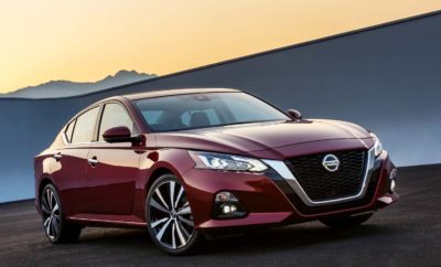 Παγκόσμιο ντεμπούτο για το νέο Nissan Altima, στο Διεθνές Σαλόνι Αυτοκίνητου της Νέας Υόρκης. Η Nissan αποκάλυψε το ολοκαίνουργιο Altima, ένα sedan μοντέλο της μεσαίας κατηγορίας που διαθέτει εκφραστικό στυλ, αναβαθμισμένο εσωτερικό, δύο νέους κινητήρες, το πρώτο Intelligent All-Wheel Drive σύστημα με το οποίο εξοπλίζεται ένα sedan της Nissan στις .ΗΠ.Α., καθώς και προηγμένες λειτουργίες της Ευφυούς Κινητικότητας (Intelligent Mobility), συμπεριλαμβανομένου του ProPILOT Assist. Η έκτη γενιά του κορυφαίου σε πωλήσεις sedan της Nissan, έκανε το παγκόσμιο ντεμπούτο της στο Διεθνές Σαλόνι Αυτοκινήτου της Νέας Υόρκης, δίπλα στο αγωνιστικό της μάρκας για την Formula E, που εμφανίστηκε επίσης για πρώτη φορά στη Βόρεια Αμερική. Το νέο Altima ακολουθεί τα χνάρια του νέου LEAF, ενσωματώνοντας το όραμα του Intelligent Mobility της Nissan και επαναπροσδιορίζοντας τον τρόπο με τον οποίο τα οχήματα οδηγούνται, τροφοδοτούνται και ενσωματώνονται στην κοινωνία. Βασικό στοιχείο σε αυτή την κατεύθυνση, αποτελεί το ProPILOT Assist, μια τεχνολογία υποστήριξης της οδήγησης σε μια λωρίδα κυκλοφορίας , που διευκολύνει το έργο του οδηγού, ελέγχοντας υπό ορισμένες συνθήκες, την επιτάχυνση, το τιμόνι και την πέδηση. Επίσης νέο για το Altima είναι και το Rear Automatic Braking (αυτόματη οπίσθια πέδηση), η οποία βοηθά τον οδηγό να ανιχνεύσει ακίνητα αντικείμενα κατά την κίνηση με όπισθεν και, αν χρειαστεί, να εφαρμόσει τα φρένα για να αποφευχθεί μια σύγκρουση. Η προσθήκη του εν λόγω συστήματος στο Nissan Safety Shield, δημιούργησε το Safety Shield 360, το οποίο παρέχει τεχνολογίες παρακολούθησης και παρέμβασης σε όλο το εύρος του οχήματος, συμπεριλαμβανομένων των Automatic Emergency Braking με ανίχνευση πεζών, Rear Automatic Braking, Lane Departure Warning, Blind Spot Warning, Rear Cross Traffic Alert και High Beam Assist. Στο νέο Altima εισάγονται και δύο νέοι κινητήρες. Συγκεκριμένα, η αντικατάσταση του προηγούμενης γενιάς κινητήρα V6 3,5 λίτρων του Altima γίνεται με τον πρώτο στον κόσμο, μαζικής παραγωγής turbo, μεταβλητής συμπίεσης, 4κύλινδρο κινητήρα. Ο συγκεκριμένος κινητήρας προσφέρει απόδοση εφάμιλλη του V6 με την οικονομία καυσίμου των 4 κυλίνδρων. Επιπλέον, στάνταρ σε όλες τις εκδόσεις του νέου Altima είναι ο νέος, 4κυλίνδρος κινητήρας DOHC, 2,5 λίτρων, άμεσου ψεκασμού. Εκτός από τα οφέλη της ιπποδύναμης και της ροπής, ο νέος κινητήρας προσφέρει μεγαλύτερη ποιότητα κύλισης, με μειωμένα επίπεδα θορύβου, καθώς και με αυξημένη οικονομία καυσίμου και καθαρότερες εκπομπές ρύπων. Το νέο Altima διατίθεται για πρώτη φορά και με το Intelligent All-Wheel Drive. Το σύστημα AWD είναι διαθέσιμο σε όλα τα επίπεδα εξοπλισμού, με τον τετρακύλινδρο κινητήρα 2.5 λίτρων. Ο ολόφρεσκος, εκφραστικός σχεδιασμός του νέου Altima αντλεί έμπνευση από το βραβευμένο concept Nissan Vmotion 2.0. Το νέο Altima είναι χαμηλότερο, μεγαλύτερο και φαρδύτερο από το προηγούμενης γενιάς μοντέλο, με μια εξαιρετικά ισορροπημένη, επιθετική στάση που περιλαμβάνει τροχούς και ελαστικά 19 ιντσών. Το νέο premium εσωτερικό του αυτοκινήτου, διαθέτει ένα ευρύ πίνακα οργάνων σε σχήμα "κινούμενου πτερυγίου", που τονίζει το χαμηλό προφίλ του εξωτερικού σχεδιασμού, βοηθώντας έτσι στη δημιουργία ενός ανοιχτού, “ευάερου” περιβάλλοντος. Οι βασικές λειτουργίες εσωτερικής άνεσης και ευκολίας, περιλαμβάνουν, μεταξύ άλλων, καθίσματα με πρόσθετη στήριξη για βελτιωμένη συγκράτηση και υποστήριξη του οδηγού και του συνοδηγού, καθώς και ως στάνταρ το NissanConnect που διαθέτει Apple CarPlay ™ και Android Auto ™, πλαισιωμένο από μια έγχρωμη οθόνη πολλαπλής αφής 8 ιντσών.