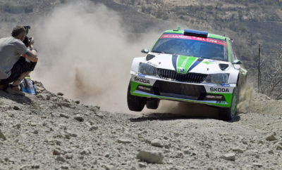 Η SKODA Fabia R5 στην πρώτη θέση στο Ράλλυ Μεξικού στη WRC 2 • Η SKODA Fabia R5 κατέκτησε την 1η θέση στην WRC 2 και μία εκπληκτική 7η θέση στη γενική κατάταξη του Ράλλυ Μεξικού, με πλήρωμα τους Σουηδούς Πόντους Τίντεμαντ και Γιόνας Άντερσσον • Ο περσινός πρωταθλητής Τίντεμαντ συμπλήρωσε τις εννέα νίκες και είναι πλέον ο πιο πετυχημένος οδηγός στην ιστορία της WRC 2 • Οι Ροβάνπερα / Χάλτουνεν είχαν επίσης εξαιρετική παρουσία με νίκες σε πέντε ειδικές • Αψεγάδιαστος και απροβλημάτιστος αγώνας για τις SKODA Fabia R5, που τερμάτισαν με μεγάλη χρονική διαφορά από τους ανταγωνιστές τους Άλλη μία εξαιρετική εμφάνιση για τις SKODA Fabia R5, αυτή τη φορά στο Ράλλυ Μεξικού, τρίτο αγώνα του φετινού Παγκόσμιου Πρωταθλήματος Ράλλυ. Η SKODA Fabia R5, με πλήρωμα τους Σουηδούς Πόντους Τίντεμαντ / Γιόνας Άντερσσον (Pontus Tidemand / Jonas Andersson) πήρε τη νίκη στη WRC 2, στην 7η θέση γενικής. Η δεύτερη SKODA Fabia R5, με πλήρωμα τους Φινλανδούς Κάλε Ροβάνπερα / Γιόννε Χάλτουνεν (Kalle Rovanperä / Jonne Halttunen) ολοκλήρωσε τον αγώνα στην 5η θέση της WRC 2. Αξίζει να σημειωθεί ότι τα δύο αυτοκίνητα της SKODA Motorsport κέρδισαν και τις 22 ειδικές του αγώνα στην WRC 2, με τους Σουηδούς να κερδίζουν τις 17 και τους Φινλανδούς τις 5. Πλέον η SKODA Motorsport προηγείται τόσο στο πρωτάθλημα οδηγών και όσο και κατασκευαστών, στην κατηγορία WRC 2. Οι SKODA Fabia R5 ήταν κατάλληλα προετοιμασμένες για να ανταπεξέλθουν στις δύσκολες συνθήκες στο Μεξικό. Οι αγωνιστικοί κινητήρες λειτούργησαν απροβλημάτιστα σε θερμοκρασίες περιβάλλοντος που ξεπερνούσαν τους 30 βαθμούς Κελσίου και σε υψόμετρο που έφτανε μέχρι τα 2.737 μέτρα. Η σωστή χαρτογράφηση των μοτέρ ήταν το σημείο κλειδί, αφού το μεγάλο υψόμετρο έχει ως αποτέλεσμα την μείωση της απόδοσης σε ποσοστό άνω του 20%. Είναι χαρακτηριστικό ότι οι Τίντεμαντ / Άντερσσον αγωνίστηκαν για 24η φορά από το 2014 στο WRC 2 και έχουν ανέβει 19 φορές στο βάθρο, συμπεριλαμβανομένων 9 νικών. Με το Ράλλυ Μεξικού συμπληρώθηκαν τα πρώτα τρία ράλλυ της χρονιάς, με τη SKODA Motorsport να έχει το προβάδισμα στην WRC 2, με βασικό πλεονέκτημα την ασυναγώνιστη αξιοπιστία των Fabia R5 και την ταχύτητα που έδειξαν στις σκληρές χωμάτινες ειδικές διαδρομές. Επόμενος στόχος για τις SKODA Fabia R5 είναι η επικράτηση στο ασφάλτινο Ράλλυ Κορσικής, στη Γαλλία (5-8 Απριλίου).