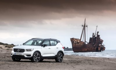 Το νέο Volvo XC40 έφτασε στην Ελλάδα - τιμές και εξοπλισμός • Το νέο Volvo XC40 έφτασε στην Ελλάδα - το πρώτο αυτοκίνητο εκτίθεται στο stand της Volvo στο εμπορικό κέντρο Golden Hall, στο Μαρούσι • Το δίκτυο των Επίσημων Διανομέων της Volvo έχει ξεκινήσει να δέχεται παραγγελίες, με τις τιμές να ξεκινούν από €30.713 για την έκδοση με τον κινητήρα Τ3 των 1500 κ.εκ., 156 ίππων • Το Volvo XC40 θέτει νέα πρότυπα στην κατηγορία των compact premium SUV: Σύγχρονη σχεδίαση, πλήθος χρωματικών συνδυασμών και δυνατοτήτων εξατομίκευσης, βραβευμένες τεχνολογίες ασφάλειας, συνδεσιμότητας και ψυχαγωγίας, που προέρχονται από τις μεγαλύτερες Σειρές 60 και 90 • Πλήρης βασικός εξοπλισμός που περιλαμβάνει City Safety τελευταίας γενιάς, προβολείς LED, ψηφιακό πίνακα οργάνων, κεντρική οθόνη αφής και το προηγμένο σύστημα Volvo On Call, με κλήση έκτακτης ανάγκης και εφαρμογή (app) για έλεγχο του αυτοκινήτου από απόσταση Το νέο Volvo XC40, το μοντέλο με το οποίο η Volvo εισέρχεται δυναμικά στην κατηγορία των compact premium SUV, βρίσκεται ήδη στην Ελλάδα. Το πρώτο αυτοκίνητο εκτίθεται από το Σάββατο 3 Φεβρουαρίου στο stand της Volvo στο εμπορικό κέντρο Golden Hall, στο Μαρούσι. Οι προτεινόμενες τιμές λιανικής για το XC40 ξεκινούν από €30.713 για τις εκδόσεις με τον κινητήρα βενζίνης Τ3 των 1.500 κ.εκ., 156 ίππων. Ακολουθούν οι εκδόσεις με τον δίλιτρο κινητήρα diesel D3 των 150 ίππων, με τιμές από €35.194: στις διαθέσιμες επιλογές περιλαμβάνεται η τετρακίνηση (AWD) και το αυτόματο κιβώτιο Geartronic, 8 σχέσεων. Στην κορυφή της γκάμας του XC40 τοποθετούνται οι εκδόσεις με τους κινητήρες diesel D4 και βενζίνης Τ5, απόδοσης 190 και 247 ίππων αντίστοιχα. Είναι διαθέσιμες αποκλειστικά με τετρακίνηση (AWD), αυτόματο κιβώτιο Geartronic 8 σχέσεων, στις εκδόσεις εξοπλισμού Momentum και R-Design, με τιμές από €49.352, για τις εκδόσεις με τον κινητήρα D4 και από €50.177 για τις βενζινοκίνητες T5. Το XC40 είναι το πρώτο μοντέλο της Volvo που βασίζεται στη νέα πλατφόρμα CMA (Compact Modular Architecture) και ενσωματώνει πρωτοποριακές τεχνολογίες, που παρουσιάστηκαν για πρώτη φορά στις Σειρές 60 και 90, όπως η ενεργή υποβοήθηση στο σύστημα διεύθυνσης. Ανάμεσα στα προηγμένα χαρακτηριστικά ασφαλείας του XC40 ξεχωρίζουν τα συστήματα: • Αποφυγής εμπρόσθιων συγκρούσεων City Safety τελευταίας γενιάς • Αποφυγής εκτροπής από το δρόμο Run-Off Road Mitigation και • Αποφυγής συγκρούσεων με οχήματα που κινούνται στο αντίθετο ρεύμα Oncoming Lane Mitigation, τα οποία σε κρίσιμες συνθήκες λειτουργούν ως "ηλεκτρονικός συνοδηγός" προσφέροντας πολύτιμη βοήθεια στον οδηγό. Στον προαιρετικό εξοπλισμό του Volvo XC40 διατίθενται μεταξύ άλλων • Adaptive Cruise Control με σύστημα ημι-αυτόνομης οδήγησης Pilot Assist, για πρώτη φορά στην κατηγορία και • IntelliSafe Surround, το οποίο συνδυάζει σύστημα επιτήρησης τυφλών σημείων BLIS (Blind Spot Information System), Rear Collision Warning και Cross Traffic Alert, για πρώτη φορά με αυτόματο φρενάρισμα. Με τo XC40, οι σχεδιαστές της Volvo επιχείρησαν μια ριζική τομή στις συνηθισμένες νόρμες και το αποτέλεσμα είναι ένα compact SUV με δυναμική και νεανική σχεδίαση, αλλά και πρωτόγνωρη λειτουργικότητα. Ξεχωριστά χρώματα και μεγάλη γκάμα συνδυασμών (για παράδειγμα, η δυνατότητα επιλογής διαφορετικού χρώματος για την οροφή) δίνουν στους αγοραστές του μοντέλου την ευκαιρία να εκφράσουν το προσωπικό τους ύφος. Στο εσωτερικό και στο χώρο αποσκευών προσφέρονται πολλές έξυπνες λύσεις αποθήκευσης, ενώ το Sensus, το σύστημα πληροφόρησης και ψυχαγωγίας με τη μεγάλη κατακόρυφη οθόνη αφής, δίνει πρόσβαση σε μια σειρά λειτουργιών με διαισθητικό τρόπο. Οι κινητήρες D4 και T5 εισάγονται με πλήρη εξοπλισμό ασφάλειας, πληροφόρησης και ψυχαγωγίας, τόσο στην αναβαθμισμένη έκδοση Momentum όσο και στη δυναμική R-Design με το σπορ πλαίσιο, ενώ μια πλειάδα ελκυστικών πακέτων εξοπλισμού θα ικανοποιήσουν κάθε ξεχωριστή επιθυμία. Οι προτεινόμενες τιμές λιανικής για τις εισαγωγικές εκδόσεις εξοπλισμού του νέου Volvo XC40 παρουσιάζονται συνοπτικά στον παρακάτω πίνακα. ΝΕΟ VOLVO XC40 Ισχύς (HP) Προτεινόμενη τιμή λιανικής (€) XC40 T3 156 30.713 XC40 D3 150 35.194 XC40 D3 Geartronic 150 37.600 XC40 D3 AWD 150 39.959 XC40 D3 AWD Geartronic 150 42.506 XC40 D4 AWD Geartronic Momentum 190 49.352 XC40 T5 AWD Geartronic Momentum 247 50.177 Ενδεικτικά, στην έκδοση εξοπλισμού Momentum περιλαμβάνονται μεταξύ άλλων: • City Safety με αναγνώριση οχημάτων, πεζών, ποδηλατών και μεγάλων ζώων, μέρα και νύχτα • Oncoming Lane Mitigation - Σύστημα αποφυγής σύγκρουσης στο αντίθετο ρεύμα • Lane Departure Warning - Σύστημα προειδοποίησης εκτροπής από τη λωρίδα • Lane Keeping Aid - Σύστημα υποβοήθησης διατήρησης λωρίδας • Run-Off Road Mitigation - Σύστημα αποφυγής εκτροπής από το δρόμο • Run-Off Road Protection - Σύστημα προστασίας επιβατών σε περίπτωση εκτροπής από το δρόμο • Road Sign Information - Σύστημα αναγνώρισης οδικής σήμανσης • Driver Alert Control - Σύστημα επαγρύπνησης οδηγού • Σύστημα Volvo On Call με κλήση έκτακτης ανάγκης, εφαρμογή (app) για έλεγχο του αυτοκινήτου από απόσταση και δυνατότητα δημιουργίας WiFi hotspot • Προβολείς LED με αυτόματη εναλλαγή μεταξύ μεσαίας και μεγάλης σκάλας και ενσωματωμένα φώτα ημέρας • Ψηφιακός πίνακας οργάνων 12,3’’ • Κεντρική οθόνη αφής 9” • Cruise Control • Αερόσακοι οδηγού/συνοδηγού, πλευρικοί, οροφής, γόνατου οδηγού • Σύστημα προστασίας από πλευρικές συγκρούσεις • Σύστημα δυναμικού ελέγχου ευστάθειας και πρόσφυσης • Ζάντες αλουμινίου 18 ιντσών με σύστημα παρακολούθησης πίεσης ελαστικών • Ράγες οροφής • Αισθητήρες παρκαρίσματος πίσω • Αυτόματο σύστημα κλιματισμού με σύστημα ελέγχου αέρα καμπίνας • Ηχοσύστημα High Performance 8 ηχείων με ενισχυτή 250W, πρόσβαση στο Internet και σε apps • Πακέτο εσωτερικού φωτισμού • Ηλεκτρικά υποβοηθούμενο, πολυλειτουργικό, ρυθμιζόμενο τιμόνι, με δερμάτινη επένδυση • Αισθητήρας βροχής • Εκκίνηση κινητήρα χωρίς κλειδί Η έκδοση R-Design, διαθέτει επιπλέον του εξοπλισμού της έκδοσης Momentum: • Σπορ σασί, με σκληρότερες ρυθμίσεις • Μαύρη γυαλιστερή οροφή, ανεξαρτήτως εξωτερικού χρώματος • Προβολείς ομίχλης με λειτουργία φωτισμού στροφής • Σπορ ζάντες R-Design 18’’ • Εμπρός μάσκα R-Design • Μαύρους γυαλιστερούς καθρέπτες • Δύο ενσωματωμένες απολήξεις εξάτμισης • Καθίσματα R-Design με επένδυση δέρμα / ύφασμα Nubuck • Μαύρη επένδυση οροφής, εσωτερικά • Σπορ τιμόνι R-Design τριών ακτίνων με μαύρο περφορέ δέρμα • Σπορ επιλογέα ταχυτήτων R-Design • Σπορ πεντάλ από αλουμίνιο • Αναβαθμισμένο πακέτο εσωτερικού φωτισμού Το νέο XC40 είναι η σουηδική premium πρόταση στην πολύ δημοφιλή κατηγορία των compact SUV, που εστιάζει στην εμπειρία και στα ουσιώδη, απαλλαγμένο από οτιδήποτε επιτηδευμένο ή περιττό. Συνδυάζει τις παραδοσιακές αξίες της Volvo, που βάζουν στο επίκεντρο τον άνθρωπο και τη ζωή του, διαθέτοντας καινοτομίες που πρώτη φορά εμφανίζονται στην κατηγορία όπως ο ψηφιακός πίνακας οργάνων, η κεντρική οθόνη αφής και το σύστημα Volvo On Call στο βασικό εξοπλισμό, καθώς και το σύστημα ημι-αυτόνομης οδήγησης Pilot Assist, που αποτελεί σημαντικό στοιχείο της ομπρέλας συστημάτων υποβοήθησης του οδηγού.