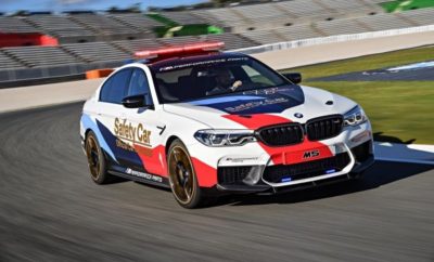 Μία ξεχωριστή σεζόν MotoGP ξεκινά για την BMW M GmbH στο ‘Losail International Circuit’ στο Κατάρ, το ερχόμενο Σαββατοκύριακο (16–18 Μαρτίου): είναι η 20ή χρονιά που η BMW M συμμετέχει σαν ‘Επίσημο Αυτοκίνητο του MotoGP’. Η BMW και BMW M GmbH συνεργάζονται με την Dorna Sports, διοργανώτρια του πρωταθλήματος MotoGP, από το 1999, παρέχοντας τον στόλο των αυτοκινήτων ασφαλείας. Φέτος, στην επετειακή χρονιά, επικεφαλής του στόλου θα είναι η νέα BMW M5 MotoGP Safety Car. Η BMW M GmbH θα διαθέσει συνολικά επτά αυτοκίνητα BMW M με σκοπό την ασφαλή διεξαγωγή των αγώνων. «Θα ήθελα με την ευκαιρία να ευχαριστήσω την Dorna Sports για την εμπιστοσύνη που μας έχει δείξει επί δύο δεκαετίες. Σπάνια συναντάς μία τόσο μακροχρόνια και επιτυχημένη συνεργασία στο σπορ, και είμαστε περήφανοι γι’ αυτή την ξεχωριστή επέτειο», δήλωσε ο Frank van Meel, Πρόεδρος της BMW M GmbH. «Όταν το 1999 ξεκινήσαμε τη συνεργασία με την Dorna Sports, φιλοδοξία μας ήταν να εφαρμόσουμε όλη την τεχνογνωσία, τις καινοτόμες τεχνολογίες από το μηχανοκίνητο αθλητισμό και τις νέες ιδέες για να υποστηρίξουμε την ασφάλεια στο MotoGP. Το ίδιο ισχύει και σήμερα. Μετά από 20 χρόνια, η Dorna Sports εξακολουθεί να έχει έναν ισχυρό εταίρο στο ‘πρόσωπο’ της BMW M GmbH, με την ασφάλεια των αναβατών να αποτελεί Νο1 προτεραιότητα». Ο στόλος αυτοκινήτων ασφαλείας και επίσημων οχημάτων πάντα περιλάμβανε τα τελευταία μοντέλα BMW M βελτιστοποιημένα για χρήση σε αγωνιστική πίστα. Γιορτάζοντας την 20ή επέτειο, η BMW M GmbH παραμένει πιστή σε αυτή τη φιλοσοφία και θέτει ακόμα υψηλότερα πρότυπα με τη νέα BMW M5 MotoGP Safety Car. Το νέο ‘course car’ βασίζεται στο sedan υψηλών επιδόσεων BMW M5 (κατανάλωση μικτού κύκλου: 10,5 l/100 km, εκπομπές CO2 στο μικτό κύκλο: 241 g/km)*, το οποίο έκανε το παγκόσμιο ντεμπούτο του τον Αύγουστο του 2017. Τα τεχνικά χαρακτηριστικά της BMW M5 εξασφαλίζουν άριστη συμπεριφορά, ακόμα και στα όρια της δυναμικής οδήγησης. Μεταξύ αυτών είναι το εξελιγμένο για μοντέλα M σύστημα τετρακίνησης M xDrive, που χρησιμοποιείται στην BMW M5 για πρώτη φορά. Ο V8 κινητήρας 4.4L με τεχνολογία M TwinPower Turbo προσφέρει σημαντικά αυξημένες επιδόσεις συγκριτικά με τα προηγούμενα μοντέλα, με 441 kW/600 HP και μέγιστη ροπή 750 Nm στην M5 παραγωγής. Λεπτομερείς, χειροποίητες βελτιώσεις στην BMW M Manufaktur στο Garching μετέτρεψαν το βασικό μοντέλο υψηλών επιδόσεων στην BMW M5 MotoGP Safety Car, έτοιμη για να αναλάβει ρόλο ‘course car’ στο MotoGP. Τη σεζόν του 2018, ο στόλος επίσημων οχημάτων MotoGP περιλαμβάνει συνολικά επτά διαφορετικά αυτοκίνητα BMW M υψηλών επιδόσεων. Δίπλα στη νέα BMW M5 MotoGP Safety Car στη δράση συμμετέχει και η BMW M3 Safety Car. Η BMW M GmbH θα προσφέρει επίσης στον Υπεύθυνο Ασφαλείας (Safety Officer) και στον Αλυτάρχη (Race Director) μία BMW M4 Coupé Safety Car με ψεκασμό νερού και μία BMW M2 Safety Car. Επιπλέον, η BMW X5 M Medical Car θα δώσει ξανά το παρών στις πίστες, ενώ μία BMW M6 Gran Coupé Safety Car είναι ομοίως έτοιμη για δράση. Δύο BMW S 1000 RR, ως μοτοσικλέτες ασφαλείας από την BMW Motorrad, ολοκληρώνουν το στόλο οχημάτων ασφαλείας του 2018. Άλλες δραστηριότητες στο πλαίσιο της δέσμευσης της BMW M GmbH στο MotoGP είναι το BMW M Award, το οποίο θα δοθεί φέτος για 16η φορά. Το βραβείο απονέμεται στο τέλος κάθε σεζόν του MotoGP στον αναβάτη με το καλύτερο συνολικό σκορ στις κατατακτήριες δοκιμές. Ο νικητής λαμβάνει μία αποκλειστική BMW M. Επίσης, οι προσκεκλημένοι της BMW M GmbH στην εκδήλωση ‘BMW M MotoGP Experience’ θα μπορούν να απολαύσουν ένα αξέχαστο αγωνιστικό Σαββατοκύριακο. Οι ειδικοί του BMW M MotoGP, Loris Capirossi και Alex Hofmann τους ξεναγούν στα παρασκήνια αυτής της κορυφαίας διοργάνωσης του μηχανοκίνητου αθλητισμού, ενώ η BMW M GmbH θα παρουσιάζει τα τελευταία μοντέλα και προϊόντα της σε επιλεγμένα Σαββατοκύριακα με Grand Prix.