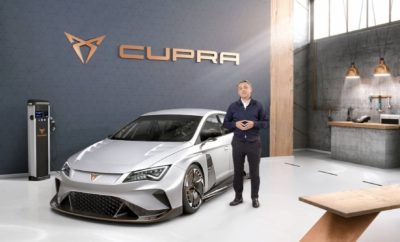 Παγκόσμια πρεμιέρα του CUPRA e-Racer, του πρώτου 100% ηλεκτρικού αγωνιστικού αυτοκινήτου τουρισμού στον κόσμο / Ντεμπούτο της νέας μάρκας CUPRA, με δικό της περίπτερο, δίπλα στο περίπτερο της SEAT / Το CUPRA Ateca, το πρώτο μοντέλο της νέας μάρκας / Η SEAT παρουσιάζει επίσης το Leon CUPRA R ST, το Ibiza TGI FR και το Leon με το νέο κινητήρα 1.5 TSI EVO / SEAT Digital Cockpit, ένα ακόμη highlight στο περίπτερο της SEAT Μετά την επίσημη παρουσίαση πριν από λίγες ημέρες στη Βαρκελώνη, το Διεθνές Σαλόνι Αυτοκινήτου της Γενεύης θα είναι το ιδανικό σκηνικό για την πρώτη εμφάνιση της νέας μάρκας CUPRA στο κοινό, σε διεθνές επίπεδο. Η νέα σπορ μάρκα θα έχει το δικό της περίπτερο, δίπλα στο περίπτερο της SEAT. Παγκόσμια πρεμιέρα του CUPRA e-Racer, του πρώτου 100% ηλεκτρικού αγωνιστικού αυτοκινήτου στο κόσμο Η νέα μάρκα CUPRA θα αναλάβει όλες τις δραστηριότητες που μέχρι τώρα είχε η SEAT Sport. H CUPRA θα κληρονομήσει τη συμμετοχή της SEAT στον κόσμο του μηχανοκίνητου αθλητισμού που είχε διάρκεια πάνω από 40 χρόνια, έχοντας παράλληλα την επίγνωση ότι το μέλλον των αγώνων θα κινηθεί πάνω σε εναλλακτικά συστήματα κίνησης. Στόχος της CUPRA είναι να ανοίξει το δρόμο και να οδηγήσει την αλλαγή προς αποδοτικούς και καθαρούς αγώνες. Με αυτό το πνεύμα, το CUPRA e-Racer θα έχει έναν ιδιαίτερα ξεχωριστό ηγετικό ρόλο στο περίπτερο της CUPRA στο Διεθνές Σαλόνι Αυτοκινήτου της Γενεύης. Από το 2014, η SEAT αποτελεί σημείο αναφοράς για το Πρωτάθλημα TCR με το Leon Cup Racer, χωρίς να ξεχνάμε πως η SEAT Sport εξελίσσει και παράγει όλα τα μοντέλα του Ομίλου Volkswagen που συμμετέχουν στο Πρωτάθλημα TCR (Audi RS3 LMS και Volkswagen Golf GTI TCR) τόσο σε περιφερειακό όσο και σε διεθνές επίπεδο. Το CUPRA e-Racer είναι ένα 100% ηλεκτρικό αγωνιστικό αυτοκίνητο, βασισμένο στο βενζινοκίνητο Cup Racer, πιο φιλικό προς το περιβάλλον και με εντυπωσιακή απόδοση. Και το καλύτερο είναι ότι έχει πολλά ακόμη πλεονεκτήματα. Ξεκινάμε από τον ηλεκτρικό κινητήρα που είναι πολύ πιο απλός, απαιτεί λιγότερη συντήρηση και πάνω από όλα είναι πιο αποδοτικός αφού χρησιμοποιεί όλη την παρεχόμενη ενέργεια ενώ ένας κινητήρας εσωτερικής καύσης χρησιμοποιεί στην καλύτερη περίπτωση έως το 30% της ενέργειας. Επιπλέον, η κινητική ενέργεια αξιοποιείται για την ανάκτηση ισχύος υπό συνθήκες φρεναρίσματος και επιβράδυνσης. Η επιτάχυνση είναι πολύ καλύτερη καθώς ένα ηλεκτρικό αυτοκίνητο αποδίδει τη μέγιστη ροπή από τη στιγμή που πιέζεται ο επιταχυντής. Δεν είναι πλέον απαραίτητο να επιτευχθεί ένα ορισμένο επίπεδο περιστροφών ανά λεπτό προκειμένου να επιτευχθεί και η μέγιστη απόδοση. Για τον ίδιο λόγο ένα κιβώτιο ταχυτήτων δεν είναι πλέον απαραίτητο. Το CUPRA e-Racer είναι ένα αυθεντικό αγωνιστικό αυτοκίνητο με απόδοση 300 kW η οποία σκαρφαλώνει ακόμα και στα 500 kW (680 PS) στο peak της απόδοσης και είναι εφοδιασμένο με ένα μονό κιβώτιο με διανυσματοποίηση ροπής. Το CUPRA e-Racer είναι εξοπλισμένο με νέα τεχνολογία ορατότητας, η οποία απεικονίζει μέσω τριών καμερών στον πίνακα οργάνων τι συμβαίνει στο πίσω μέρος του αυτοκινήτου. Έτσι δεν χρειάζεται πλέον ο εσωτερικός κεντρικός καθρέπτης. Το CUPRA e-Racer μπορεί να φτάσει τελική ταχύτητα 270 km/h, με επιτάχυνση από 0 σε 100 km/h σε μόλις 3.2 δευτερόλεπτα και 0 έως 200 km/h σε μόλις 8.2 δευτερόλεπτα. Η πρόθεση του CUPRA e-Racer είναι να υπερβεί την απόδοση της συμβατικής έκδοσης και να καταδείξει τις τεχνολογικές δυνατότητες της CUPRA σε όλα τα επίπεδα. Σε όλη τη διάρκεια του έτους, το CUPRA e-Racer θα παρουσιαστεί μέσα από ειδικές εκδηλώσεις. Δημόσιο ντεμπούτο του CUPRA Ateca Η CUPRA είναι μία ξεχωριστή μάρκα, ειδικά σχεδιασμένη να κατακτήσει τους λάτρεις των αυτοκινήτων που αναζητούν την Εξατομίκευση, την Ποιότητα και την Απόδοση. Τα μοντέλα CUPRA θα είναι εξίσου σπορ, γρήγορα και ευέλικτα, άνετα και λειτουργικά στην καθημερινή οδήγηση αλλά και πιο κομψά και εκλεπτυσμένα. Ένα από τα highlights του περιπτέρου CUPRA θα είναι το CUPRA Ateca, που κάνει το δημόσιο ντεμπούτο του στη Γενεύη. Το Ateca είναι ένα SUV που σηματοδοτεί την έναρξη μίας νέας εποχής και το τέλειο αυτοκίνητο για το λανσάρισμα της μάρκας CUPRA. Πρόκειται για ένα μοναδικό μοντέλο στης κατηγορία του που συνδυάζει με τέλειο τρόπο μία κομψή και δυναμική σχεδίαση με ένα ευρύχωρο και λειτουργικό εσωτερικό και μεγάλο αποθηκευτικό χώρο. Ο κινητήρας του νέου CUPRA Ateca 2.0 TSI αποδίδει 300PS (221 kw). Είναι ένας από τους πιο προηγμένους τεχνολογικά κινητήρες που λειτουργεί με ένα εντελώς νέο σύστημα φιλτραρίσματος σωματιδίων (Otto Particulate Filter System). Ο κινητήρας αυτός έρχεται με βελτιωμένο και ισχυρό ήχο και συνδυάζεται με 7-τάχυτο κιβώτιο DSG, το οποίο έχει ραφιναριστεί ώστε να προσφέρει πιο σπορ διαχείριση και ταχύτερες, ομαλότερες και ακριβέστερες αλλαγές. Η εξέλιξη του κιβωτίου ταχυτήτων φροντίζει για εξαιρετική απόδοση με χαμηλά επίπεδα κατανάλωσης και εκπομπών ρύπων. Το CUPRA Ateca έρχεται με σύστημα 4Drive, ένα από τα ασφαλέστερα και πιο προηγμένα συστήματα τετρακίνησης στο κόσμο. Η μετάδοση κίνησης 4Drive αναλύει σε πραγματικές συνθήκες οδήγησης την ταχύτητα του αυτοκινήτου, την ταχύτητα του κάθε τροχού, τη θέση του τιμονιού, το προφίλ οδήγησης, ώστε να τροφοδοτεί κάθε στιγμή, γρήγορα και προοδευτικά τους απαραίτητους κάθε φορά τροχούς. Το σύστημα 4Drive έχει βελτιστοποιηθεί ώστε να συνεργάζεται με όλα τα προφίλ οδήγησης: Κανονικό, Σπορ, Ατομικό, σε Χιόνι, Off-Road και φυσικά CUPRA. Όταν επιλέγεται το προφίλ οδήγησης CUPRA, ο κινητήρας ανταποκρίνεται άμεσα με έναν σπορ ήχο και το σύστημα δυναμικού ελέγχου πλαισίου (Dynamic Chassis Control) ρυθμίζει την ανάρτηση για να δώσει μια πιο σπορ πινελιά στο αυτοκίνητο. Το CUPRA Ateca διαθέτει εντυπωσιακή εξωτερική εμφάνιση. Η κυψελοειδής γρίλια στην μάσκα, πάνω από τον εμπρόσθιο αποκλειστικά σχεδιασμένο προφυλακτήρα, φέρει στο κέντρο της το νέο λογότυπο CUPRA σε ματ χαλκό. Μαύρες γυαλιστερές σχεδιαστικές λεπτομέρειες στις ράγες οροφής, στα καλύμματα των εξωτερικών καθρεπτών, στα πλαίσια των παραθύρων, στα πλαϊνά μαρσπιέ, στους τροχούς, στην εμπρόσθια μάσκα, στους εμπρός και πίσω διαχύτες και στην πίσω αεροτομή, κάνουν το εξωτερικό του CUPRA Ateca πιο ελκυστικό. Άλλο ένα χαρακτηριστικό που αναδεικνύει την αποκλειστική προσωπικότητα του αυτοκινήτου είναι το welcome light που προβάλλει το λογότυπο CUPRA στο έδαφος. Οι μαύρες δαγκάνες φρένων, ο πίσω σπορ προφυλακτήρας, το χάλκινο λογότυπο CUPRA στο πορτμπαγκάζ, οι τέσσερις απολήξεις της εξάτμισης στην άκρη του πίσω διαχύτη και οι αποκλειστικές ζάντες αλουμινίου 19 ιντσών με το λογότυπο CUPRA, ενισχύουν τον σπορ χαρακτήρα και την κομψότητα αυτού του μοναδικά δυναμικού SUV. Διατίθεται σε έξι μεταλλικά χρώματα αμαξώματος. Στο εσωτερικό, τα πάνελ των θυρών είναι επικαλυμμένα με Alcantara και επίσης υπάρχει φωτιζόμενο λογότυπο CUPRA στα μαρσπιέ των εμπρός θυρών. Τα καθίσματα είναι επίσης επικαλυμμένα με Alcantara, σε μαύρο χρώμα με γκρι ραφές και με επίστρωση από ανθρακονήματα που καλύπτει τα πλαϊνά. Το δερμάτινο τιμόνι και ο λεβιές ταχυτήτων είναι διακοσμημένα επίσης με γκρι ραφές. Τα πεντάλ είναι από αλουμίνιο ενώ τα πλαίσια εξαερισμού του κλιματισμού και η κεντρική κονσόλα διακοσμούνται με μαύρα γυαλιστερά τελειώματα. Το λογότυπο CUPRA υπάρχει επίσης στο τιμόνι, στα πατάκια, στο κλειδί και εμφανίζεται στην οθόνη αφής που καλωσορίζει τον οδηγό κατά την εκκίνηση του κινητήρα. Ο βασικός εξοπλισμός του CUPRA Ateca είναι προσανατολισμένος προς τρεις βασικές αρχές: τεχνολογία, σχεδίαση και ασφάλεια. Αυτός είναι και ο λόγος για τον οποίο εξοπλισμός όπως το σύστημα εισόδου και εκκίνησης χωρίς κλειδί, ο ασύρματος φορτιστής, ο ενισχυτής σήματος GSM, η κάμερα 360ο, η οθόνη αφής 8΄΄ με σύστημα πλοήγησης, η ρυθμιζόμενη ανάρτηση, ο ψηφιακός πίνακας οργάνων και το σύστημα παρκαρίσματος είναι standard. Highlight του προαιρετικού εξοπλισμού είναι το Performance Pack το οποίο περιλαμβάνει φρένα Brembo σε μαύρο χρώμα, Carbon Fibre Exterior Pack (πίσω αεροτομή και καλύμματα εξωτερικών καθρεπτών), Carbon Fibre Interior Pack (σχεδιαστικές λεπτομέρειες από ανθρακονήματα στο ταμπλώ) και δερμάτινα καθίσματα. Τα αποκλειστικά καθίσματα CUPRA bucket θα είναι διαθέσιμα από τα μέσα του 2019. Το CUPRA Ateca μπορεί να φτάσει τελική ταχύτητα 245 km/h και επιταχύνει από 0 έως 100 km/h σε μόλις 5,4 δευτερόλεπτα. Παρόλο που η κατηγορία των SUV αυξάνεται σε δημοτικότητα, αυτή τη στιγμή στην αγορά δεν υπάρχουν πολλά μοντέλα όπως το CUPRA Ateca και για αυτό το λόγο θα αποτελέσει τον πρώτο πυλώνα της νέας μάρκας. SEAT Leon CUPRA R ST Στα πλαίσια της Έκθεσης Αυτοκινήτου της Γενεύης 2018, ένα ακόμη νέο μοντέλο ειδικής έκδοσης κάνει το ντεμπούτο του, το SEAT Leon CUPRA R ST που ξεχωρίζει για τον κινητήρα 300 PS 2.0 TSI, το σύστημα κίνησης 4Drive και το κιβώτιο ταχυτήτων DSG. Με το ελκυστικό Magnetic Grey χρώμα, το μοντέλο Leon CUPRA R ST ξεχωρίζει για τα λογότυπα, τις διακοσμητικές λεπτομέρειες στις πλευρικές εισόδους αέρα του εμπρός προφυλακτήρα και τις ζάντες 19 ιντσών, στο χρώμα του χαλκού. Είναι εξοπλισμένο με σύστημα πέδησης Brembo και ελαστικά Michelin Pilot Sport Cup 2. Το εμπρός splitter του προφυλακτήρα, το περίβλημα του εσωτερικού καθρέπτη, ο σχεδιαστικά νέος πίσω προφυλακτήρας, οι πλαϊνές ποδιές και ο πίσω διαχύτης είναι από ανθρακονήματα. Ο πίσω διαχύτης πλαισιώνεται από αποκλειστική διπλή μπούκα εξάτμισης σε κάθε πλευρά. Στο εσωτερικό του αυτοκινήτου υπάρχουν πλάκες αλουμινίου στα μαρσπιέ των εμπρός θυρών με το λογότυπο CUPRA R ST. Η εσωτερική επένδυση των θυρών είναι από ύφασμα με ανθρακονήματα και όταν ο οδηγός πατήσει το κουμπί εκκίνησης του κινητήρα εμφανίζεται στην έγχρωμη οθόνη 8 ιντσών της κονσόλας αποκλειστικό μήνυμα καλωσορίσματος. Επίσης στο εσωτερικό, βλέπουμε χάλκινες διακοσμητικές λεπτομέρειες στους αεραγωγούς της κεντρικής κονσόλας, στο τιμόνι (SEAT logo), στα πλαίσια της οθόνης και του λεβιέ ταχυτήτων, ενώ το τιμόνι είναι από Alcantara και οι ραφές είναι στο χρώμα του χαλκού. Η διάταξη του πίνακα οργάνων βασίζεται στο SEAT Digital Cockpit. H παραγωγή του SEAT Leon CUPRA R ST θα ξεκινήσει το Δεκέμβριο 2018. Νέο SEAT Leon 1.5 TSI EVO Ένας ακόμη βασικός παίκτης στο περίπτερο της SEAT θα είναι το Leon 1.5 150 PS TSI EVO, εξοπλισμένο με αυτόν τον κινητήρα τελευταίας γενιάς. O τετρακύλινδρος κινητήρας βενζίνης είναι εφοδιασμένος με σύστημα απευθείας ψεκασμού 350 bar, υπερσυμπιεστή και το πρόσφατο Active Cylinder Management (ACT). O κινητήρας 1.5 TSI λειτουργεί με ένα εντελώς νέο σύστημα φιλτραρίσματος σωματιδίων (Otto Particulate Filter System) σύμφωνα με την τελευταία νομοθεσία εκπομπών ατμοσφαιρικών ρύπων. Προσφέρει χαμηλή κατανάλωση καυσίμου και μειωμένες εκπομπές ρύπων ενώ παράλληλα εξασφαλίζει εξαιρετικές επιδόσεις. Το νέο Leon 1.5 TSI EVO θα είναι διαθέσιμο από το καλοκαίρι. SEAT Ibiza TGI FR Το πιο φιλικό προς το περιβάλλον SEAT Ibiza, το Ibiza TGI με συμπιεσμένο φυσικό αέριο (CNG), θα παρουσιαστεί στο περίπτερο της SEAT, στην έκδοση FR για πρώτη φορά. SEAT Digital Cockpit Το νέο SEAT Digital Cockpit θα είναι επίσης από τις κύριες καινοτομίες της Έκθεσης Αυτοκινήτου Γενεύης 2018. Ο ψηφιακός πίνακας οργάνων που θα παρουσιαστεί στο περίπτερο στα μοντέλα CUPRA Ateca, SEAT Leon CUPRA R ST, Leon FR και Arona είναι ένας πίνακας ελέγχου που έχει σχεδιαστεί με την λογική μίας διαδραστικής οθόνης. Διαθέτει σύγχρονη και ευέλικτη σχεδίαση, προσφέρει λειτουργικότητα και προσαρμόζεται ανάλογα με τις προτιμήσεις του οδηγού. Ειδικά για τα μοντέλα CUPRA έχει σχεδιαστεί μια αποκλειστική σπορ απεικόνιση προκειμένου ο οδηγός θα έχει ξεκάθαρη εικόνα της ταχύτητας και των στροφών. CUPRA, μία ακόμη νέα εταιρεία της SEAT Η SEAT αναδιοργανώνεται στο πνεύμα της δημιουργίας μίας μεγάλης επιχείρησης, ενώ παράλληλα αναπτύσσει ενσωματωμένες start-up εταιρείες όπως η SEAT Metropolis: Lab, η CUPRA και η XMoba που παρουσιάστηκε στα πλαίσια του Mobile World Congress στη Βαρκελώνη. Με αυτόν τον τρόπο, η εταιρεία επιδιώκει να διαφοροποιήσει τις δραστηριότητες της και να κατασκευάσει νέα μοντέλα που μπορούν να αποδειχθούν κερδοφόρα και να συμβάλλουν στη συνέχιση της ενίσχυσης των εσόδων. Η SEAT είναι μία από τις ταχύτερα αναπτυσσόμενες μάρκες στην Ευρώπη και αυτή τη στιγμή βρίσκεται στην καλύτερη φάση για το λανσάρισμα της νέας μάρκας.