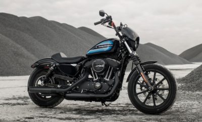 Η Harley-Davidson δίνει συνέχεια στη μακρά παράδοση των Sportster με την παρουσίαση των Iron 1200 και Forty-Eight Special. Είναι τα πιο πρόσφατα μοντέλα μιας σειράς 100 εντυπωσιακών μοτοσικλετών που πρόκειται να παρουσιάσει η Harley μέχρι το 2027. Αυτά τα Sportster με ψηλό τιμόνι συνδυάζουν διαχρονικό στυλ εμπνευσμένο από την custom σκηνή, με όλα τα βασικά στοιχεία της πλατφόρμας Sportster και τις δυναμικές επιδόσεις του κινητήρα Evolution 1200 V-Twin. Από την πρώτη τους εμφάνιση το 1957, τα μοντέλα Sportster έχουν αποτελέσει πηγή έμπνευσης για την ίδια την Motor Company, αλλά και για τους αναβάτες τους. Τα Sportster έχουν μετατραπεί σε bobber, chopper, scrambler και café racers. Με αμέτρητες επεμβάσεις και τροποποιήσεις, έχουν συμμετάσχει με μεγάλη επιτυχία σε αγώνες flat track, dragster και σε πρωταθλήματα ταχύτητας. Ήταν τα προσιτά μοντέλα εισόδου για νέους αναβάτες, αλλά και οι μοτοσικλέτες που έδιναν πολλές δυνατότητες για προσωπικές παρεμβάσεις. Τα Sportster ήταν τα μοντέλα που οδήγησαν στη ραγδαία ανάπτυξη των custom cruisers. “Από το πρώτο μοντέλο που παρουσιάστηκε 61 χρόνια νωρίτερα, τα Sportster προσφέρουν τον τέλειο συνδυασμό μεγέθους, δύναμης και χαρακτήρα. Αυτός είναι ο συνδυασμός που τα έχει κάνει τόσο αγαπητά σε αναβάτες με τελείως διαφορετική φιλοσοφία και υπόβαθρο,” αναφέρει ο Brad Richards, Αντιπρόεδρος Στυλ & Σχεδίασης της Harley-Davidson. “Κάθε Sportster είναι μια μοτοσικλέτα που παρέχει την ευκολία αφαίρεσης εξαρτημάτων και τη δυνατότητα προσωπικών παρεμβάσεων. Ότι κάναμε για να δημιουργήσουμε τα νέα Iron 1200 και Forty-Eight Special, είναι αυτό που κάνουν γενιές ιδιοκτητών στα Sportster τους, εδώ και δεκαετίες.” Τα νέα γραφικά του ρεζερβουάρ χαρακτηρίζουν τα Iron 1200 και Forty-Eight Special. Συνδυάζουν δυναμικές λωρίδες, την κλασική γραμματοσειρά της Harley, καθώς και χρώματα και στοιχεία που ήταν διάσημα τη δεκαετία του 1970. “Η τέχνη σε αυτά τα δύο ρεζερβουάρ αντανακλά σύγχρονες τάσεις που παρατηρούμε σε custom μοτοσικλέτες, αλλά και στο στυλ που επικρατεί γενικότερα. Απομακρύνεται από τα πολύπλοκα σχήματα και εστιάζει σε ένα πιο απλό και καθαρό στυλ,” αναφέρει ο Richards. “Είναι σημαντικό να τονίσω ότι αυτά τα γραφικά ακολουθούν τις γραμμές του ρεζερβουάρ και στην περίπτωση των Sportster, αυτό το ρεζερβουάρ αποτελεί το κλασικό στοιχείο που τα καθορίζει.” Iron 1200™ Το κύριο χαρακτηριστικό του Iron 1200 είναι η δύναμη. Ο κινητήρας Evolution® 1200 V-Twin των 1202κ.εκ. παράγει 36% περισσότερη ροπή (73.0 ft. lbs. αντί των 53.8 ft. lb.) από τον κινητήρα 883 Evolution που διαθέτει ο αυθεντικός μαχητής των πόλεων, το Iron 883 της οικογένειας Sportster. Το Iron 1200 παρέχει περισσότερη ισχύ, πιο δυνατή επιτάχυνση στις εκκινήσεις και άφθονη ροπή στις μεσαίες στροφές, για εύκολους ελιγμούς σε συνθήκες πυκνής κυκλοφορίας. Περισσότερη δύναμη σημαίνει περισσότερη διασκέδαση. Το σατινέ μαύρο Mini Ape τιμόνι είναι ένα σημαντικό στοιχείο της garage-built chopper εμφάνισης και συμβάλλει στην έντονη προσωπικότητα της μοτοσικλέτας. Αυτό το 10 ιντσών διαμέτρου τιμόνι προσφέρει ύψος 8.75 ιντσών, πλάτος 32 ιντσών και απόσταση 6,5 ιντσών. Οι διαστάσεις του ανοίγουν το τρίγωνο της θέσης οδήγησης και την κάνουν πιο δυναμική. Η γυαλιστερή μαύρη ζελατίνα speed συγκρατεί τον προβολέα, είναι εμπνευσμένη από το στυλ που επικρατεί στη Δυτική Ακτή των Η.Π.Α και τονίζει τον χαρακτήρα του ψηλού τιμονιού. Παρέχει ικανοποιητική εκτροπή του αέρα, αλλά είναι και ένα σημείο που επιδέχεται εύκολων προσωπικών επεμβάσεων από τον ιδιοκτήτη της μοτοσικλέτας. Το fast-back Café μονόσελο ρέει προς το πίσω φτερό και έχει σχήμα που επιτρέπει στον αναβάτη να διατηρεί τη θέση του, όταν το γκάζι ανοίγει δυνατά και εξαπολύεται η ροπή του κινητήρα Evolution 1200. Το κλασικό ρεζερβουάρ Sportster των 12,5 λίτρων διαθέτει πολύχρωμα γραφικά που το αγκαλιάζουν. Το “σκοτεινό” μαύρο φινίρισμα του κινητήρα τονίζει ακόμη περισσότερο την επιβλητική εμφάνιση των γραφικών του ρεζερβουάρ. Στις χρωματικές επιλογές του ρεζερβουάρ περιλαμβάνονται οι Vivid Black, Twisted Cherry και Billiard White, οι οποίες έρχονται σε αντίθεση με την Vivid Black ζελατίνα speed. Όλος ο κινητήρας είναι βαμμένος στο πιο δημοφιλές χρώμα. Κατάμαυρος κινητήρας ψηλά και χαμηλά στα καπάκια, μαύρη εξάτμιση και μαύρα προστατευτικά. Το μαύρο επικρατεί παντού και τονίζει την έντονη “σκοτεινή” προσωπικότητα της μοτοσικλέτας. Μικρές πινελιές χρωμίου παρέχουν την απαραίτητη αντίθεση και τονίζουν την εμφάνιση του κινητήρα. Το Iron 1200 διαθέτει κατάμαυρους τροχούς με 9 ακτίνες (19 ιντσών μπροστά και 16 ιντσών πίσω), μαύρο προστατευτικό του ιμάντα και μαύρο πίσω γρανάζι. Το “έξυπνο” σύστημα συναγερμού της Harley-Davidson και το σύστημα αντιμπλοκαρίσματος των τροχών (ABS) ανήκουν στον προαιρετικό εργοστασιακό εξοπλισμό του Iron 1200. Forty-Eight® Special Το φαρδύ μπροστινό σύστημα του Forty-Eight Special – ένα μπροστινό ελαστικό 130 χιλιοστών και ένα πιρούνι 49 χιλιοστών που συγκρατείται από μια στιβαρή τριπλή βάση αλουμινίου – σε συνδυασμό με το γυαλιστερό μαύρο 7,25 ιντσών ψηλό τιμόνι Tallboy, είναι εξαιρετικά επιβλητικό. “Επιλέξαμε το τιμόνι Tallboy για το σχήμα του,” αναφέρει ο Richards. “Προσφέρει πιο ξεκούραστη γωνία για τα χέρια του αναβάτη από το τιμόνι Mini-Ape. Είναι ένα στυλ που ταιριάζει απόλυτα με το steamroller μπροστινό σύστημα και το μικρότερων διαστάσεων ρεζερβουάρ του Forty-Eight Special.” Αυτό το 8,3 λίτρων ρεζερβουάρ “peanut” Sportster διαθέτει σειρές από τολμηρές οριζόντιες λωρίδες και ένα κλασικό λογότυπο Harley-Davidson. Το ρεζερβουάρ είναι διαθέσιμο σε τρεις χρωματικές επιλογές: Vivid Black, Wicked Red και Billiard White. Ο κινητήρας Evolution 1200 διαθέτει μαύρο πάνω τμήμα και εξαρτήματα από γυαλιστερό χρώμιο χαμηλά, στα οποία περιλαμβάνονται επιχρωμιωμένο εσωτερικό καπάκι του κιβωτίου ταχυτήτων, επιχρωμιωμένα καπάκια επιθεώρησης και συμπλέκτη, καθώς και επιχρωμιωμένο τελικό εξάτμισης και προστατευτικά. Τα καπάκια ωστηρίων, εκκεντροφόρων και βαλβίδων είναι επίσης επιχρωμιωμένα και έρχονται σε αντίθεση με τους μαύρους κυλίνδρους, τονίζοντας την εμφάνιση του κινητήρα V-Twin. Τα υψηλής απόδοσης ελαστικά Michelin Scorcher 31 μπροστά και πίσω συνδυάζονται άψογα με τους μαύρους τροχούς 9 ακτίνων από κράμα αλουμινίου (διαμέτρου 16 ιντσών μπροστά και πίσω). Το “έξυπνο” σύστημα συναγερμού της Harley-Davidson και το σύστημα αντιμπλοκαρίσματος των τροχών (ABS) ανήκουν στον εργοστασιακό προαιρετικό εξοπλισμό του Forty-Eight Special.