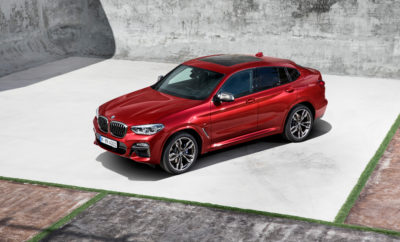 Παγκόσμια πρεμιέρα για τη νέα BMW X4: Νέα έκδοση του πρώτου Sports Activity Coupe στην premium μεσαία κατηγορία, που έχει ξεπεράσει σε πωλήσεις τις 200.000 μονάδες σε όλο τον κόσμο. Μοναδική, ακόμα πιο εκφραστική σχεδίαση, premium εσωτερικό με εντυπωσιακό σπορ στυλ, προηγμένα συστήματα υποστήριξης οδηγού και σύγχρονες λειτουργίες BMW ConnectedDrive. Αισθητά βελτιωμένη δυναμική συμπεριφορά με εξοπλισμό όπως ανάρτηση M Sport, σπορ σύστημα διεύθυνσης με μεταβλητό λόγο υποπολλαπλασιασμού και φρένα M Sport. Διατίθενται δύο μοντέλα BMW M Performance με εξακύλινδρους εν σειρά κινητήρες και διαφορικό M Sport. Εκθεσιακή πρεμιέρα στην Ευρώπη για τη νέα BMW X2: Compact μοντέλο Sports Activity Coupe με μοναδική σχεδίαση που ‘παντρεύει’ τη σπορ φινέτσα με τον σκληροτράχηλο χαρακτήρα των BMW X. Αποδοτικοί κινητήρες συνδυάζονται με εξατάχυτο μηχανικό κιβώτιο, επτατάχυτο κιβώτιο διπλού συμπλέκτη Steptronic ή οκτατάχυτο αυτόματο Steptronic. Σπορ σετάρισμα ανάρτησης. Σύγχρονες Υπηρεσίες BMW ConnectedDrive, ευρεία γκάμα συστημάτων υποστήριξης οδηγού και BMW Head-Up Display με προβολή πληροφοριών στο παρμπρίζ διατίθενται προαιρετικά. Ευρωπαϊκή πρεμιέρα για τη νέα BMW M3 CS (κατανάλωση μικτού κύκλου: 8,5 l/100 km, εκπομπές CO2 στο μικτό κύκλο: 198 g/km): Ειδική έκδοση περιορισμένης παραγωγής του sedan υψηλών επιδόσεων με αυξημένη ισχύ, ειδική ανάρτηση και αποκλειστικό εξοπλισμό. Η BMW M GmbH συνεχίζει μία παράδοση 30 χρόνων στη δημιουργία ακαταμάχητων ειδικών εκδόσεων βασισμένων στην BMW M3, με έντονη επιρροή από το μηχανοκίνητο αθλητισμό. Εξακύλινδρος, εν σειρά κινητήρας τεχνολογίας BMW M TwinPower Turbo με 338 kW/460 hp, M Driver’s Package, ανάρτηση Adaptive M και ελαστικά πίστας (cup) τοποθετούνται στάνταρ. Εκθεσιακή πρεμιέρα στην Ευρώπη για τις νέες BMW Σειρά 2 Active Tourer και BMW Σειρά 2 Gran Tourer: εκτενώς ανανεωμένα premium compact μοντέλα στην κατηγορία Sports Activity Tourer. Ακριβείς σχεδιαστικές παρεμβάσεις, ακόμα πιο εξελιγμένη τεχνολογία κινητήρων, καινοτόμα τεχνολογία συνδεσιμότητας BMW ConnectedDrive. Επιτυχημένη αυτοκινητιστική φιλοσοφία συνδυάζει λειτουργικούς χώρους και ανέσεις με τον γνώριμο σπορ χαρακτήρα της μάρκας. Η BMW Σειρά 2 Gran Tourer παραγγέλνεται και σαν επταθέσια, η BMW Σειρά Active Tourer διατίθεται και σαν plug-in υβριδική έκδοση. Εκθεσιακή πρεμιέρα στην Ευρώπη για το νέο BMW i8 Roadster (κατανάλωση μικτού κύκλου: 2.1 l/100 km, κατανάλωση ενέργειας στο μικτό κύκλο: 14,5 kWh/100 km, εκπομπές CO2 στο μικτό κύκλο: 46 g/km) και το νέο BMW i8 Coupe (κατανάλωση μικτού κύκλου: 1,9 l/100 km, κατανάλωση ενέργειας στο μικτό κύκλο: 14,0 kWh/100 km, εκπομπές CO2 στο μικτό κύκλο: 42 g/km): Το πρωτοποριακό, γοητευτικό και πιο επιτυχημένο παγκοσμίως plug-in υβριδικό, σπορ μοντέλο υπόσχεται στο κοινό του μία εξίσου απολαυστική οδηγική εμπειρία με την οροφή ανοιχτή. Το BMW i8 Roadster έχει ειδικό σετάρισμα ανάρτησης, πόρτες που ανοίγουν προς τα πάνω σαν φτερά, πλαίσιο παρμπρίζ από πλαστικό ενισχυμένο με ανθρακονήματα (CFRP) και ένα ηλεκτρικό soft-top. Και τα δύο μοντέλα υιοθετούν εξελιγμένη τεχνολογία BMW eDrive που προσφέρει αναβαθμισμένη δυναμική συμπεριφορά και ακόμα πιο συναρπαστική εμπειρία ηλεκτροκίνησης. Η BMW i κουβαλά μία επιτυχημένη ιστορία: Περισσότερα από 100.000 οχήματα, με αμιγώς ηλεκτρικά ή plug-in υβριδικά συστήματα κίνησης από τις BMW i, BMW iPerformance και MINI πουλήθηκαν το 2017. Η BMW i είναι από τους παγκόσμιους ηγέτες της ηλεκτρικής μετακίνησης. Το BMW Group ήρθε πρώτο στις ταξινομήσεις ηλεκτρικών και plug-in υβριδικών οχημάτων στην Ευρώπη με μερίδιο αγοράς 21%. Το BMW Group έχει παγκόσμιο μερίδιο αγοράς 10% και κατατάσσεται επίσης ανάμεσα στους παγκόσμιους ηγέτες. Η BMW i απολαμβάνει μία ξεχωριστή θέση σαν επιτυχημένος προμηθευτής συστημάτων και πάροχος υπηρεσιών μετακίνησης σε όλο το φάσμα της ηλεκτροκίνησης.