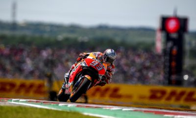 Ο Marquez παραμένει αήττητος στο Austin, εντυπωσιακός ο Pedrosa, τερματίζει στην έβδομη θέση Στον 93ο αγώνα του στη μεγάλη κατηγορία ο Marc Marquez οδήγησε την RC213V στην έκτη συνεχόμενη νίκη του στο Red Bull Grand Prix of the Americas. Ο Ισπανός είναι αήττητος στο Austin από το 2013 που η αμερικανική πίστα μπήκε στο ημερολόγιο του MotoGP. Αυτή ήταν μάλιστα η 12η συνεχόμενη νίκη του Marc στις ΗΠΑ, ένα πραγματικά εκπληκτικό στατιστικό στοιχείο. Εντυπωσιακός ήταν και ο Dani Pedrosa, ο οποίος επανήλθε μετά από την εγχείρηση που υποβλήθηκε πριν από δύο εβδομάδες περίπου και κατέβαλε απίστευτη προσπάθεια που του χάρισε την έβδομη θέση. Μετά την πρώτη του νίκη μέσα στο 2018, ο Marc βρίσκεται στη δεύτερη θέση στην κατάταξη του Παγκόσμιου Πρωταθλήματος με 45 βαθμούς, μόλις ένα βαθμό πίσω από τον Andrea Dovizioso. Ο Dani βρίσκεται στην 11η θέση με 18 βαθμούς. Τώρα τα MotoGP επιστρέψουν στην Γηραιά Ήπειρο για την ευρωπαϊκή φάση των αγώνων, με πρώτο στη Jerez της Ισπανίας, στις 6 Μαΐου. 1ος Marc Marquez «Αυτό το Σαββατοκύριακο πραγματικά τα έδωσα όλα. Σήμερα ήμουν απόλυτα συγκεντρω- μένος αφού ήθελα να διατηρήσω το τέλειο σερί εδώ στο Austin. Δεν πιστεύω να έχω κάνει στην καριέρα μου τέτοιο αγώνα, να πιέζω τόσο πολύ από τον πρώτο γύρο. Σήμερα αισθάνθηκα ότι αυτός ήταν ο σωστός τρόπος να οδηγήσω και μπόρεσα να το κάνω χάρη και στο στήσιμο της μοτοσυκλέτας μου, και θα ήθελα να ευχαριστήσω όλα τα παιδιά στην ομάδα μου, γιατί εργάστηκαν πραγματικά καλά και σκληρά. Χθες ήμουν λίγο άρρωστος και σήμερα δεν αισθανόμουν ότι είχα την καλύτερη ενέργεια, όμως αποδείχτηκε ένας καλός αγώνας σε κάθε περίπτωση – ένας αγαπημένος αγώνας, αλλά μερικές φορές έτσι είναι τα πράγματα. Χθες βράδυ πριν πέσω να κοιμηθώ σκεφτόμουν τη στρατηγική μου και σήμερα την ακολούθησα. Ακόμη και στην προθέρμανση, προσπάθησα να προσομοιώσω τους πρώτους γύρους του αγώνα, μπαίνοντας με καινούρια ελαστικά και γεμάτο ρεζερβουάρ. Αυτό ήταν το σχέδιο. Είπα στην ομάδα μου ότι ήθελα να περάσω πρώτος από την αρχή και να δημιουργήσω μία διαφορά. Έτσι, στους πρώτους τρεις με τέσσερις γύρους, πίεσα λίγο παραπάνω απ’ ό,τι συνήθως και μετά διαχειρίστηκα τη διαφορά. Σήμερα είχα ένα ιδιαίτερο κίνητρο. Υπήρχε μεγάλη πίεση αυτό το διάστημα, όμως μου αρέσει η πίεση, μια και με βοηθά να παραμένω συγκεντρωμένος. Ένοιωσα κάτι πολύ ιδιαίτερο στον τελευταίο γύρο όταν πέρασα μπροστά από τη σημαία του Ncky [Hayden]. Έτσι, είμαι ευτυχής με το αποτέλεσμα και για το ότι κερδίσαμε έδαφος στο Πρωτάθλημα, όμως τώρα επιστρέφουμε στην Ευρώπη, όπου πρέπει να δείξουμε συνέπεια, γιατί δείτε ποιος προηγείται στη βαθμολογία: ο Dovi, ο πιο συνεπής αναβάτης! Αισθάνομαι καλά με τη μοτοσυκλέτα μου όπως και στο Κατάρ και στην Αργεντινή, οπότε θα προσπαθήσω να συνεχίσω έτσι». 7ος Dani Pedrosa «Είμαι περισσότερο από ικανοποιημένος που κατάφερα να τερματίσω σ’ αυτόν τον αγώνα και να κερδίσω κάποιους βαθμούς και θα ήθελα να ευχαριστήσω όλους όσους με βοήθησαν αυτές τις ημέρες, καθώς και όλους τους φίλους του σπορ για την υποστήριξή τους. Ειλικρινά, πριν έρθουμε εδώ, δεν ήμουν καν σίγουρος αν θα μπορούσαμε να μπούμε στις ελεύθερες δοκιμές. Ήταν ένα δύσκολο Σαββατοκύριακο, ειδικά στη συγκεκριμένη πίστα – σε κάποιες άλλες θα μπορούσα να διαχειριστώ την κατάσταση λίγο καλύτερα και με μικρότερη προσπάθεια, όμως εδώ χρειαζόταν σούπερ φυσική κατάσταση. Δεν απόλαυσα τον αγώνα όπως συνήθως, αν και πήρα κάποια παυσίπονα. Αυτό μου επέτρεψε να συγκεντρωθώ λίγο περισσότερο, παρότι δεν είχα δύναμη. Έκανα αξιοπρεπή εκκίνηση και προσπάθησα να μείνω όσο το δυνατόν κοντά στους μπροστινούς αναβάτες. Προς το τέλος δυσκολευόμουν να ελέγξω τη μοτοσυκλέτα, όμως τα κατάφερα και είμαι χαρούμενος με το αποτέλεσμα. Τώρα έχουμε λίγες παραπάνω ημέρες να αναρρώσω πριν τον αγώνα της Jerez. Είναι μία πίστα που μου αρέσει, οπότε θα δούμε πόσο καλύτερα θα νιώθω εκεί».