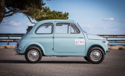 εμβληματικά μοντέλα της Fiat στην έκθεση του Μουσείου Design Triennale • Μέχρι τις 20 Ιανουαρίου 2019, το Μουσείο Design Triennale θα αφηγείται στο κοινό την ιστορία του Ιταλικού design. • Στην έκθεση παρουσιάζονται δύο αυτοκίνητα που χαρακτηρίζονται ως σύμβολα της ιταλικής δημιουργικότητας: το Fiat 500 N (1958) και το Fiat Panda 30 (1980). • Παρόλο που ανήκουν σε διαφορετικές εποχές, αποτελούν τον τέλειο συνδυασμό του στυλ, της εφευρετικότητας και του συναισθήματος: δύο αυθεντικά αριστουργήματα της βιομηχανικής ιστορίας. • Τα αυτοκίνητα της έκθεσης ανήκουν στην πολύτιμη συλλογή του τμήματος FCA Heritage, που είναι υπεύθυνο για τη διαφύλαξη αλλά και την προώθηση της ιστορικής κληρονομιάς του Ομίλου. Η έκθεση του Μουσείου Design Triennale με τίτλο “Storie. Design Italiano” έχει ήδη ξεκινήσει και θα είναι ανοιχτή για το κοινό έως τις 20 Ιανουαρίου 2019. «Πρωταγωνιστές» είναι το Fiat 500 N (1958) και το Fiat Panda 30 (1980), δύο από τα πιο εμβληματικά μοντέλα του automotive design. Και τα δύο ανήκουν στην πολύτιμη συλλογή της FCA Heritage, του τμήματος που έχει αναλάβει τη διαφύλαξη αλλά και την προώθηση της ιστορικής κληρονομιάς για όλες τις ιταλικές μάρκες του Ομίλου. Κάποια αυτοκίνητα μένουν στην ιστορία για τις καινοτομίες που εισήγαγαν στους τομείς της τεχνολογίας ή του design. Κάποια άλλα αξίζει να τα θυμόμαστε για τη θέση που κατείχαν στη ζωή και την καθημερινότητα μιας ολόκληρης γενιάς, ενίοτε και μιας ολόκληρης χώρας. Λίγα καταφέρνουν να συνδυάσουν και τα δύο - την προηγμένη τεχνολογία με το ουσιαστικό συναίσθημα - αφήνοντας ανεξίτηλο σημάδι στην εποχή τους. Τις σπάνιες φορές που συμβαίνει κάτι τέτοιο, δημιουργούνται τα αριστουργήματα. Το 500 και το Panda σημείωσαν θριαμβευτική επιτυχία γι’ αυτόν ακριβώς το λόγο: πρόκειται για δύο θρυλικά αυτοκίνητα που γέννησε η δημιουργικότητα των Ιταλών και πολύ σύντομα κατάφεραν να γίνουν διαχρονικά. Δεν είναι, φυσικά, η πρώτη φορά που το Fiat 500 φιλοξενείται ως έκθεμα σε έναν τέτοιο χώρο. Μόλις πέρυσι ένα όχημα της σειράς F έγινε μέλος της μόνιμης συλλογής του Μουσείου Μοντέρνας Τέχνης (MoMa) της Νέας Υόρκης. Σήμερα είναι η σειρά ενός εξαιρετικού 500 N από το 1958 να περάσει το κατώφλι του Triennale και να επιβεβαιώσει την ιστορική του σημασία. Πρόκειται, άλλωστε, για ένα μοντέλο που άλλαξε τις οδηγικές συνήθειες των Ιταλών και έγινε πραγματικό σύμβολο για την τέχνη του design. Το 500 N συνοδεύεται από ένα εξίσου φημισμένο αυτοκίνητο: το Panda 30, ένα ακόμη σύμβολο για το ιταλικό design, που το 1980 άλλαξε μια για πάντα τη σχέση των οδηγών με το αυτοκίνητό τους, κάνοντάς την πιο άμεση, πιο άνετη και σαφώς πιο εύκολη. Fiat 500 N (1958) Τον Αύγουστο του 1958 ξεκίνησε η παραγωγή του Fiat 500 N που βρίσκεται στην έκθεση: πρόκειται για την αναβαθμισμένη έκδοση του μοντέλου με το χαρακτηριστικό γαλάζιο χρώμα που είχε παρουσιάσει η Fiat στο Τορίνο το 1957, και περιλαμβάνει προβολείς με περιγράμματα αλουμινίου, σκιάδια, λεπτομέρειες αλουμινίου στο καπό και διακοσμητικά στις πλευρές, γυαλιστερά καπάκια ζαντών τροχών από αλουμίνιο, παράθυρα που ανοίγουν με περιστρεφόμενο μοχλό, πίσω παράθυρα με μοχλό συγκράτησης στην θέση ανάκλισης, πίσω καθίσματα με επένδυση, διακόπτες φώτων και φλας επάνω στην κολόνα του τιμονιού, πεντάλ φρένου και συμπλέκτη με επένδυση από καουτσούκ. Φέρει δικύλινδρο κινητήρα 479 cm3 15 ίππων, με μέγιστη ταχύτητα 90 χλμ./ώρα. Το 500 ήταν ο καρπός του ενστίκτου του θρυλικού Dante Giacosa και της φιλόδοξης στρατηγικής που στόχευε στην ανανέωση της γκάμας αυτοκινήτων που η Fiat κατασκεύαζε από τα χρόνια του Β’ Παγκοσμίου Πόλεμου. Το Nuova 500 παρουσιάστηκε το καλοκαίρι του 1957, με την ελπίδα να επαναλάβει την επιτυχία του Topolino. Από τον προκάτοχό του «κληρονόμησε» τις συμπαγείς διαστάσεις, αλλά ήταν σχεδιασμένο έτσι ώστε να μπορεί να ενσωματώσει τις πιο σύγχρονες τεχνολογίες της εποχής του. Ο δικύλινδρος αερόψυκτος κινητήρας (ο πρώτος του είδους που κατασκευάστηκε από τη Fiat) ήταν τοποθετημένος πίσω, ενώ οι τέσσερις τροχοί ήταν ανεξάρτητοι. Μέσα σε λίγα χρόνια, το 500 καθιερώθηκε ως το νέο εμβληματικό όχημα που οδηγούσε η νεολαία της Ιταλίας και οι πωλήσεις του αυξάνονταν με μεγάλη ταχύτητα παγκοσμίως, από τις ΗΠΑ έως τη Νέα Ζηλανδία. Πάνω από 4 εκατομμύρια μονάδες κατασκευάζονταν ασταμάτητα μέχρι το 1975. Η αδιαμφισβήτητη επιτυχία του σφραγίστηκε από το λανσάρισμα, εν έτει 2007, της νέας γενιάς 500: ακριβώς όπως και ο ένδοξος πρόγονός του, το σημερινό 500 έγινε αμέσως τεράστια επιτυχία. Μόλις 10 χρόνια μετά από την κυκλοφορία του έχει αγοραστεί από 2 εκατομμύρια καταναλωτές, και έχει κερδίσει μια σειρά από πολύ σημαντικά βραβεία, όπως το “Car of the Year” και το “Compasso d’ Oro”, το παλαιότερο και εγκυρότερο βραβείο design παγκοσμίου βεληνεκούς: το πολυπόθητο αυτό βραβείο το έχουν κερδίσει και οι δύο γενιές του 500 (το 1959 και το 2011). Πέρυσι, εκτός από το λανσάρισμα δύο exclusive σειρών, η μάρκα προχώρησε και σε μια σειρά από εορταστικές ενέργειες με αφορμή τα 60ά γενέθλια του θρυλικού μοντέλου: το πρώτο short film της Fiat “See you in the future” με πρωταγωνιστή των βραβευμένο με Oscar® ηθοποιό Adrien Brody, το πολυβραβευμένο tour "The Fiat 500 Forever Young Experience”, αλλά και το αναμνηστικό γραμματόσημο και το νόμισμα που εκδόθηκε για το 500. Panda 30 (1980) Η ιστορία πίσω από το δεύτερο εμβληματικό μοντέλο της Fiat είναι εξίσου μαγευτική. Όλα ξεκίνησαν στα μέσα της δεκαετίας του ’70, όταν έγινε έντονη η ανάγκη του σχεδιασμού ενός οχήματος με κίνηση στους μπροστινούς τροχούς, το οποίο θα συνόδευε τα Fiat 126 και 127. Το όνομα Panda επιλέχθηκε βάσει της νέας λογικής με την οποία είχε ονομαστεί και το Ritmo: σε αντίθεση με τις προηγούμενες δεκαετίες, η Fiat αναζητούσε ένα όνομα όχι «τεχνικό», αλλά ευφάνταστο και δημιουργικό. Το Μάρτιο του 1980, μετά από μια πρώτη παρουσίαση στο Quirinal Palace, το νέο Fiat έκανε το ντεμπούτο του στην Έκθεση Αυτοκινήτου της Γενεύης. Φτιαγμένη για να προσφέρει τη μέγιστη λειτουργικότητα και να παρέχει τη δυνατότητα εκμετάλλευσης των εσωτερικών του χώρων στο 100%, η πρώτη σειρά Panda ήταν 3.38 μέτρα, τρίθυρη και περιείχε αναδιπλούμενα πίσω καθίσματα, χωρώντας άνετα 5 επιβάτες. Χάρη στις διαστάσεις και τις σχεδιαστικές λύσεις που πρότεινε ο designer Giorgetto Giugiaro, το νέο Fiat αποδείχτηκε εξαιρετικά πρακτικό, ευέλικτο και πολυχρηστικό. Διέθετε μπροστινό κινητήρα και κίνηση στους μπροστινούς τροχούς, ενώ ο καταναλωτής μπορούσε να επιλέξει ανάμεσα σε έναν δικύλινδρο αερόψυκτο κινητήρα 650 cm3 με 30 ίππους, και σε έναν τετρακύλινδρο υδρόψυκτο κινητήρα 903 cm3 με 45 ίππους. Σ’ αυτές τις δύο διαφορετικές εκδοχές οφείλονται και οι δύο διαφορετικές ονομασίες του: Panda 30 και Panda 45. Το μοντέλο παρουσίαζε ιδιαίτερο ενδιαφέρον και στα επίπεδα κατανάλωσης: με 1 λίτρο, το Panda 30 διέσχιζε μια απόσταση 19 χιλιομέτρων με ταχύτητα 90 χλμ./ώρα, ενώ το Panda 45 μια απόσταση 17 χιλιομέτρων και άνω με την ίδια ταχύτητα. Οι μέγιστες ταχύτητές τους έφταναν πάνω από τα 115 και τα 140 χλμ./ώρα αντίστοιχα. Από το 1980 έως σήμερα, πάνω από 4 γενιές του «μεγάλου μικρού» Fiat έχουν κυκλοφορήσει και σημειώσει μεγάλες εμπορικές επιτυχίες και τεχνολογικά ρεκόρ: το Panda ήταν το πρώτο αυτοκίνητο πόλης που έφερε σύστημα τετρακίνησης (το 1984), αλλά και το πρώτο με κινητήρα diesel (1986). Επίσης, το πρώτο στην κατηγορία του που έλαβε τον τίτλο Car of the Year (2004) και, την ίδια, χρονιά, το πρώτο αυτοκίνητο πόλης που ανέβηκε σε υψόμετρο 5.200 μέτρων, στην κατασκηνωτική βάση του Everest. Τα ρεκόρ συνεχίστηκαν και το 2006, όταν έγινε το πρώτο αυτοκίνητο πόλης μαζικής παραγωγής με φυσικό αέριο. Αλλά το Panda είναι ασταμάτητο: πρόκειται για το μοναδικό αυτοκίνητο στην κατηγορία του που προσφέρει κίνηση με όλα τα διαθέσιμα καύσιμα (βενζίνη, πετρέλαιο, φυσικό αέριο/βενζίνη και υγραέριο/βενζίνη), τρεις τύπους εκδόσεων (City, Cross και 4x4) και διατίθεται ως δικίνητο ή τετρακίνητο, αλλά και με αυτόματο ή μηχανικό κιβώτιο ταχυτήτων. Συνολικά, έχουν κατασκευαστεί πάνω από 7.5 εκατομμύρια Panda μέχρι σήμερα. Μουσείο Design Triennale: “Stories. Italian design” Το Triennale είναι το πρώτο Μουσείο αφιερωμένο στο Ιταλικό design. Από τον Δεκέμβρη του 2007 που εγκαινιάστηκε, κάθε χρόνο αλλάζει τη δομή και το στήσιμό του, ώστε να προσφέρει κάθε φορά και μία διαφορετική απάντηση στο ερώτημα «τι είναι το ιταλικό design;». Η φετινή 11η «εκδοχή» του Triennale αφηγείται το story του ιταλικού design μέσω μιας τεράστιας γκάμας από ιστορίες που επιχειρούν να δώσουν έναν ορισμό της περίπλοκης «φύσης» του. Η φετινή διαρρύθμιση του μουσείου έχει δύο κατευθύνσεις: παρουσιάζει μεν τη ροή της ιστορίας διαχρονικά, αλλά αναπτύσσει ταυτόχρονα και 5 θεματικές μελέτες που δίνουν στους επισκέπτες τη δυνατότητα να ερμηνεύσουν το design από τη σκοπιά άλλων κλάδων. Στο μουσείο εκτίθενται 180 έργα, προερχόμενα κυρίως από τη Μόνιμη Συλλογή που δημιουργήθηκε μεταξύ του 1902 και του 1998, τα οποία χαρακτηρίζονται ως τα πιο αντιπροσωπευτικά παραδείγματα του ιταλικού design λόγω της σημαντικής συνεισφοράς τους στους τομείς της καινοτομίας, της αισθητικής, του πειραματισμού, της μοναδικότητας και της μαζικής επιτυχίας: έτσι γίνεται η επιλογή των έργων που παρουσιάζονται σε ένα μουσείο design, και έτσι αποφασίζεται και το αν ένα έργο που έχει χαρακτηριστεί ως «σύμβολο» σε κάποιους τομείς είναι πράγματι «σύμβολο» και για τον χώρο του design.