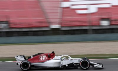 Η ομάδα Sauber F1 της Alfa Romeo, οδεύει προς τον 4ο γύρο του φετινού Παγκόσμιου Πρωταθλήματος FIA Formula 1, στο Αζερμπαϊτζάν. Θα είναι ο πρώτος αγώνας της σεζόν σε δημόσιους δρόμους μέσα σε πόλη. Αυτό αποτελεί πρόκληση για τις ομάδες που συμμετέχουν όσον αφορά στην διαχείριση των ελαστικών και στην εύρεση του σωστού σεταρίσματος για τη μεγιστοποίηση της απόδοσης των μονοθεσίων τους στις μεγάλες ευθείες και στις κλειστές στροφές. Οι Marcus Ericsson, Charles Leclerc επιστρέφουν στο Μπακού με καλές μνήμες από τον αντίστοιχο αγώνα του 2017. Τότε ο Marcus Ericsson τερμάτισε 11ος στον αγώνα της F1 ενώ ο Charles Leclerc είχε μία μεγάλη επιτυχία στους αγώνες FIA Formula 2, όπου τερμάτισε 1ος και 2ος αντίστοιχα. Marcus Ericsson (αριθμός μονοθεσίου 9): «Ο αγώνας στο Μπακού θα είναι ο πρώτος αγώνας σε δρόμους πόλης τη φετινή σεζόν. Η διαδρομή είναι ενδιαφέρουσα, με μίξη από γρήγορα κομμάτια και απαιτητικές στροφές. Το ιδιαίτερο χαρακτηριστικό αυτής της διαδρομής είναι τα σφιχτά περάσματα κυρίως γύρω από το κάστρο. Η πίστα είναι πολύ στενή εκεί οπότε πρέπει ο οδηγός να είναι εξαιρετικά ακριβής. Άλλη μία πρόκληση είναι να βρεθεί το κατάλληλο σετάρισμα του μονοθεσίου για τις απαιτήσεις του αγώνα. Η διαχείριση των ελαστικών αποτελεί σημαντικό παράγοντα καθώς η πτώση στην απόδοση τους, λόγω υπερθέρμανσης αναμένεται εξαιρετικά υψηλή στην διάρκεια του αγώνα. Ανυπομονώ να βρεθώ στο Μπακού, για να συνεχίσω τη δυνατή απόδοση που είχαμε στους τρεις πρώτους αγώνες της χρονιάς». Charles Leclerc (αριθμός μονοθεσίου 16): "Αδημονώ να επιστρέψω στο Μπακού. Είχα ένα δυνατό αγώνα εκεί πέρυσι όταν αγωνιζόμουν στην Formula 2. Αισθάνομαι πολύ άνετα στην διαδρομή μέσα στην πόλη του Μπακού. Μου αρέσουν ιδιαίτερα οι αγώνες σε δρόμους πόλεων. Αποτελούν πρόκληση για τους οδηγούς, καθώς δεν υπάρχουν περιθώρια για λάθη. Η ατμόσφαιρα εκεί είναι σπουδαία και η θέα της παλιάς πόλης και του κάστρου, εντυπωσιακή. Θα έχουν ενδιαφέρον όσα μάθουμε κατά την διάρκεια των ελεύθερων δοκιμών για την διαχείριση των ελαστικών. Αυτό θα μας προετοιμάσει για τις προκλήσεις του αγώνα, και θα μας επιτρέψει να εργαστούμε ώστε να βρούμε τις σωστές ρυθμίσεις στο σετάρισμα της ανάρτησης και να αποδώσουμε καλά στον αγώνα. Είμαι ενθουσιασμένος που επιστρέφω στο μονοθέσιο». Δεδομένα διαδρομής: Το πρώτο Grand Prix του Αζερμπαϊτζάν φιλοξενήθηκε στους δρόμους του Μπακού το 2016. Η διαδρομή πόλης, μέσα στην πρωτεύουσα της χώρας, έχει μήκος 6km και σχεδιάστηκε από τον πολύ γνωστό αρχιτέκτονα, Hermann Tilke. Το Μπακού είναι ένας από τους τρεις αγώνες σε δημόσιους δρόμους στο φετινό ημερολόγιο. Οι άλλοι δυο είναι σε Μονακό και Σιγκαπούρη. Οι μεγάλες ευθείες επιτρέπουν υψηλές ταχύτητες, αλλά επίσης απαιτείται καλή πρόσφυση, σταθερότητα στο φρενάρισμα και διαχείριση των ελαστικών. Τμήμα της πίστας διέρχεται από την παλιά πόλη του Μπακού, πρόκειται για ένα πανέμορφο σκηνικό και μία μοναδική ατμόσφαιρα.