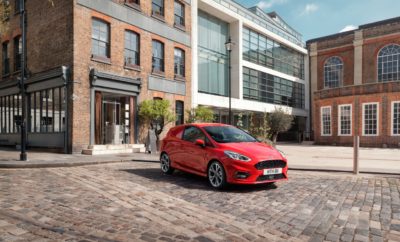 Η Ford Αποκαλύπτει το Νέο Fiesta Van και την Τεχνολογία Ενσωματωμένου Modem FordPass Connect στην Έκθεση Επαγγελματικού Αυτοκινήτου στο Birmingham • Η Ford ενισχύει την κορυφαία γκάμα επαγγελματικών οχημάτων της με το νέο Fiesta Van και προηγμένες τεχνολογίες συνδεσιμότητας που λανσάρονται στην Έκθεση Επαγγελματικού Αυτοκινήτου στο Birmingham • Το νέο Fiesta Van είναι ένα κομψό, συμπαγές και οικονομικό επαγγελματικό van με προηγμένες νέες τεχνολογίες υποστήριξης και ασφάλειας • Στην έκθεση αυτή λανσάρονται τα πρώτα δύο επαγγελματικά οχήματα με τεχνολογία ενσωματωμένου modem FordPass Connect, που αυξάνει την παραγωγικότητα και λειτουργικότητα • Καινοτόμες λύσεις για αστικές μεταφορές περιλαμβάνουν το plug-in υβριδικό Transit Custom από το στόλο δοκιμών του Λονδίνου και μία φιλοσοφία ψηφιακής υπηρεσίας για πιο αποδοτικές και ταχείες διανομές αγαθών • Το νέο Ranger Wildtrak X pick-up κάνει ντεμπούτο βαμμένο σε μοναδική απόχρωση Performance Blue, με χαρακτηριστικές μαύρες λεπτομέρειες και πολυτελές δερμάτινο σαλόνι Η Ford αποκάλυψε σήμερα το νέο Fiesta Van και νέες τεχνολογίες συνδεσιμότητας που θα ενισχύσουν την κορυφαία θέση της εταιρίας στην Ευρωπαϊκή αγορά επαγγελματικών οχημάτων, στην Έκθεση Επαγγελματικού Αυτοκινήτου 2018, στο Birmingham της Βρετανίας. Πλαισιώνοντας την τελευταία γενιά επαγγελματικών οχημάτων Ford Transit – μεταξύ των οποίων τα νέα Transit Custom, Transit Connect και Transit Courier – το νέο Fiesta Van σηματοδοτεί την επιστροφή της εταιρίας στην αγορά Vanette με μία κορυφαία νέα πρόταση στην κατηγορία. Τα νέα Fiesta van και Transit Connect είναι τα πρώτα επαγγελματικά οχήματα στην Ευρώπη που αυξάνουν το επίπεδο άνεσης και παραγωγικότητας για τους επαγγελματίες, χάρη στη νέα τεχνολογία ενσωματωμένου modem FordPass Connect. «Τα συνδεδεμένα επαγγελματικά οχήματα θα προσφέρουν συναρπαστικές νέες ευκαιρίες δημιουργίας αξίας για τους πελάτες, και αυτό που παρουσιάζουμε στο Birmingham είναι μόνον η αρχή» δήλωσε ο Hans Schep, general manager Commercial Vehicles, Ford Ευρώπης. «Με την υποστήριξη μιας γκάμας ισχυρότερης από ποτέ, η Ford δεσμεύεται να προσφέρει τις πιο αποδοτικές λύσεις στη μεταφορά αγαθών και ανθρώπων στις πόλεις μας.» Ανάμεσα στα υπόλοιπα ενδιαφέροντα εκθέματα στο Birmingham είναι καινοτόμες λύσεις για αστικές μεταφορές με τη μορφή ενός plug-in υβριδικού Transit Custom από το στόλο δοκιμών του Λονδίνου και μιας φιλοσοφίας ψηφιακής υπηρεσίας για πιο αποδοτικές διανομές αγαθών. Η Ford αποκάλυψε επίσης το ξεχωριστό, νέο μοντέλο Ranger Wildtrak X. Η Ford είναι η δημοφιλέστερη μάρκα επαγγελματικών οχημάτων στην Ευρώπη τα τρία τελευταία χρόνια και για φέτος έχει ήδη εδραιώσει τη θέση της στην κορυφή με 93.200 πωλήσεις από την αρχή του 2018 μέχρι τα τέλη Μαρτίου, σημειώνοντας τις καλύτερες πωλήσεις επαγγελματικών οχημάτων πρώτου τριμήνου από το 1993.* Κομψό, συμπαγές και οικονομικό – το νέο Fiesta Van Απαντώντας στην ισχυρή ζήτηση της αγοράς, το Fiesta Van επιστρέφει στην οικογένεια επαγγελματικών οχημάτων Ford μέσα στο 2018. Βασισμένο στο τελευταίο, πολυβραβευμένο επιβατικό Fiesta, το νέο Fiesta Van αποτελεί ένα κομψό, συμπαγές και οικονομικό όχημα για επιχειρήσεις όλων των μεγεθών. Το νέο μοντέλο αντλεί ισχύ από μία γκάμα αποδοτικών κινητήρων με δύο βενζινοκινητήρες – 3κύλινδρο 1.1L 85 ίππων και 1.0L EcoBoost 125 ίππων – και έναν 1.5L TDCi diesel σε δύο εκδόσεις ισχύος 85 και120 ίππων.** Στο εσωτερικό του τρίθυρου αμαξώματος, υπάρχει ένας πρακτικός χώρος φόρτωσης, ικανός να μεταφέρει περίπου 1.0 κυβικά μέτρα φορτίου με μήκος σχεδόν 1.3 m και μικτό ωφέλιμο φορτίο σχεδόν 500 kg. Ο χώρος φόρτωσης περιλαμβάνει ένα πλήρες διαχωριστικό πλέγμα από συνθετικό υλικό, ανθεκτικές επενδύσεις στα πλαϊνά τοιχώματα και ένα επίσης ανθεκτικό πλαστικό κάλυμμα πατώματος με τέσσερα άγκιστρα πρόσδεσης φορτίου. Η καμπίνα του νέου Fiesta Van προσφέρει ένα έξυπνο και άνετο περιβάλλον εργασίας, διακοσμημένο με ελκυστικά, ανθεκτικά υλικά και υπερσύγχρονες τεχνολογίες, όπως το σύστημα επικοινωνίας και ψυχαγωγίας SYNC 3 της Ford. Συμβατό με Apple CarPlay και Android Auto™, το SYNC 3 παραγγέλνεται προαιρετικά και συνοδεύεται από μία ‘αιωρούμενη’, εμπνευσμένη από tablet έγχρωμη οθόνη αφής 8 ιντσών. Χρησιμοποιώντας το στοιχείο Ford SYNC AppLink, οι οδηγοί μπορούν να έχουν πρόσβαση σε μία ευρεία γκάμα βασικών εφαρμογών από το smartphone τους, χρησιμοποιώντας τη μεγάλη οθόνη του οχήματος, που τώρα περιλαμβάνει τη δημοφιλή εφαρμογή κυκλοφορίας Waze και το Cisco WebEx. Οι επαγγελματίες πελάτες απολαμβάνουν επίσης τα πλεονεκτήματα του νέου ενσωματωμένου modem FordPass Connect για συνδεσιμότητα εν κινήσει. Όπως το επιβατικό Fiesta, οι πελάτες μπορούν να παραγγείλουν από μία πλούσια γκάμα τεχνολογιών υποστήριξης οδηγού για να αναβαθμίσουν το επίπεδο άνεσης, πρακτικότητας και ασφάλειας του Fiesta Van, όπως Pre Collision Assist με σύστημα πέδησης έκτακτης ανάγκης με Pedestrian Detection, Adaptive Cruise Control και Blind Spot Information System. Η ολοκληρωμένη σειρά τεχνολογιών βοηθά τους οδηγούς να αντιμετωπίζουν τις συνήθεις καθημερινές προκλήσεις, με συστήματα όπως Active Park Assist με Perpendicular Parking και Cross Traffic Alert για ευκολότερο και ασφαλέστερο παρκάρισμα, Traffic Sign Recognition και Adjustable Speed Limiter για την αποφυγή προστίμων υπέρβασης ορίου ταχύτητας. Για όσους αναζητούν το απόλυτο σπορ στυλ για τις επαγγελματικές τους δραστηριότητες, το νέο Fiesta Van διατίθεται σε έκδοση Sport, με μοναδικές εμπρός και πίσω σχεδιαστικές πινελιές, μαρσπιέ βαμμένα στο χρώμα του αμαξώματος και ζάντες αλουμινίου έως 18 ιντσών. Το σπορ θέμα συνεχίζεται και στο εσωτερικό της καμπίνας, με ανανεωμένα καθίσματα και υλικά ταπετσαριών, καθώς και μοναδικό τιμόνι, πεντάλ και λεβιέ ταχυτήτων. Προσαρμοζόμενο Speed Limiter και Lane Keeping System προσφέρονται στάνταρ. Το νέο Fiesta Van θα μπορεί να παραγγέλνεται από φέτος την άνοιξη, με τις πρώτες παραδόσεις στους πελάτες το φθινόπωρο. Συνδεδεμένα επαγγελματικά οχήματα λανσάρονται με την τεχνολογία FordPass Connect Στο πλαίσιο της στρατηγικής για επέκταση της συνδεσιμότητας βασισμένης στην κινητή τηλεφωνία σε όλη την προϊοντική γκάμα της, η Ford ανακοινώνει τα πρώτα της Ευρωπαϊκά οχήματα που προσφέρουν τεχνολογία ενσωματωμένου modem FordPass Connect. Το FordPass Connect που λανσάρεται με το νέο Fiesta Van και το νέο Transit Connect, επιτρέπει στους επαγγελματίες χρήστες να δουλεύουν μέσα στα αυτοκίνητά τους όπως ποτέ πριν, μετατρέποντάς τα σε κινητά Wi-Fi hotspots με συνδεσιμότητα για μέχρι 10 συμβατές με Wi-Fi συσκευές, και παράλληλα να προγραμματίζουν ταχύτερα, που άνετα ταξίδια με ενημερώσεις Live Traffic για το σύστημα πλοήγησης SYNC 3. Επιπλέον, το FordPass Connect κάνει την εμπειρία του οδηγού πιο ευχάριστη και παραγωγικότερη, με μία σειρά χαρακτηριστικών όπως: • Vehicle Health Alerts (Προειδοποιήσεις Υγείας Οχήματος), ενημερώνουν όταν πρέπει να γίνει κάποιο σέρβις, όπως μειωμένη ζωή λαδιού, καμένοι λαμπτήρες ή άλλες σημαντικές ειδοποιήσεις • Vehicle Status (Κατάσταση Οχήματος), για έλεγχο της στάθμης υγρών, κατάσταση συναγερμού, πιέσεις ελαστικών και άλλα • Door Lock & Unlock (Κλείδωμα & Ξεκλείδωμα Θυρών), για ασφάλιση οχήματος και χώρου φόρτωσης με τηλεχειρισμό • Vehicle Locator (Εντοπιστής Οχήματος), βοηθά τους οδηγούς να βρίσκουν το όχημά τους σε πολυσύχναστα πάρκινγκ ή χώρους εργασίας Η εφαρμογή FordPass είναι ευέλικτη, για να μπορούν επιχειρήσεις με πάνω από ένα όχημα να συνεργάζονται με τα συνδεδεμένα οχήματά τους χρησιμοποιώντας ένα ή πολλαπλούς λογαριασμούς FordPass. Καινοτόμες λύσεις για μεταφορές αγαθών στις πόλεις Το περίπτερο της Ford στην Έκθεση Επαγγελματικού Αυτοκινήτου προβάλλει την πρωτοποριακή φιλοσοφία της εταιρίας στις αστικές μεταφορές αγαθών, λανσάροντας καινοτόμες λύσεις που βοηθούν στην αντιμετώπιση των προκλήσεων της ατμοσφαιρικής ρύπανσης και κυκλοφοριακής συμφόρησης. Στο Birmingham εκτίθεται ένα από τα plug-in υβριδικά, ηλεκτρικά (PHEV) Transit Custom van που συμμετέχουν αυτή την εποχή σε μία 12μηνη δοκιμή στόλου πελατών στο Λονδίνο, που διερευνά με πιο τρόπο τα υβριδικά van μπορούν να συμβάλλουν στη βελτίωση της ποιότητας του αέρα και στην αυξημένη παραγωγικότητα σε συνθήκες πόλης. Το PHEV Transit – το οποίο διαχειρίζεται η Transport for London, που υποστηρίζει το project δοκιμής στόλου – διαθέτει προηγμένο, υβριδικό σύστημα με στόχο αυτονομίας μηδενικών ρύπων άνω των 50 km και χρήση του πολυβραβευμένου χιλιάρη βενζινοκινητήρα Ford EcoBoost για επέκταση της αυτονομίας. Το όχημα δοκιμών διαθέτει ένα προηγμένο σύστημα τηλεματικής που προσφέρει δεδομένα σε πραγματικό χρόνο για τις επιδόσεις του van. Συνολικά, 20 PHEV Transits θα λειτουργούν δοκιμαστικά, εξυπηρετώντας ένα αντιπροσωπευτικό δείγμα επιχειρήσεων. Τα οχήματα είναι εξοπλισμένα με τεχνολογία εικονικών γεωγραφικών οριοθετήσεων (geofencing), που μπορεί να τροποποιεί αυτόματα τις ρυθμίσεις του οχήματος με βάση την τρέχουσα θέση κάθε van. Η εξέλιξη των οχημάτων δοκιμών στόλου υποστηρίζεται από μία χορηγία 4,7 εκατομμυρίων λιρών από το Advanced Propulsion Centre που χρηματοδοτεί η Βρετανική Κυβέρνηση. Αυτό έχει επιτρέψει στη Ford, να συνεργάζεται με τους εταίρους της στις Prodrive Advanced Technology και Revolve Technologies, να τοποθετεί πιλοτικά οχήματα με πραγματικούς στόλους πολύ νωρίτερα, ώστε το feedback των πελατών να βοηθήσει στην προσαρμογή του Transit Custom PHEV πριν τη μαζική παραγωγή το 2019. Επίσης παρουσιάζεται μία νέα φιλοσοφία ψηφιακής υπηρεσίας που απευθύνεται σε διαχειριστές στόλων επαγγελματικών οχημάτων διανομής αγαθών και υπηρεσιών εντός πόλης. Η υπηρεσία χρησιμοποιεί μία πολυμεσική μέθοδο για τη σύνδεση στόλων van με μοτοσικλετιστές courier και αχθοφόρους στην πόλη για αύξηση της απόδοσης και της ταχύτητες στις διανομές. Η Ford επιδιώκει να δημιουργήσει μια λίστα συνεργαζόμενων στόλων στο Λονδίνο αργότερα μέσα στη χρονιά. Ελκυστικό, νέο Ranger Wildtrak X Μετά την επιτυχία πωλήσεων του αποκλειστικού μοντέλου Black Edition, η Ford λανσάρει μία νέα, ειδική έκδοση του Ranger, που είναι κορυφαία σε πωλήσεις pickup στην Ευρώπη.* Το νέο Ranger Wildtrak X κάνει το ντεμπούτο του στη Έκθεση με ιδιαίτερα εξωτερικά και εσωτερικά χαρακτηριστικά. Η εξωτερική μεταλλική βαφή Performance Blue διατίθεται για τη ναυαρχίδα Wildtrak για πρώτη φορά, μαζί με χαρακτηριστικές μαύρες λεπτομέρειες στη μάσκα, τη σπορ μπάρα, τις ράγες οροφής, τα πλαϊνά σκαλοπάτια, τις ζάντες αλουμινίου και τα λογότυπα Wildtrak, όπως και το στάνταρ κάλυμμα χώρου φόρτωσης που ασφαλίζει. Στο εσωτερικό, η premium καμπίνα περιλαμβάνει μαύρα, πλήρως δερμάτινα καθίσματα, με κομψές αντίθετες ραφές σε River Rock grey. Το Wildtrak X θα προσφέρεται σε αμάξωμα Double Cab, με τον ισχυρό diesel κινητήρα του Ranger 3.2L TDCi 200 ίππων με εξατάχυτο αυτόματο κιβώτιο και μετάδοση 4x4, κατανάλωση καυσίμου 8,8 l/100 km και εκπομπές CO2 231 g/km.*** # # # Android και Android Auto είναι εμπορικά σήματα της Google Inc. Το FordPass Connect είναι προαιρετικός έξτρα εξοπλισμός. Το ενσωματωμένο modem θα συνδέεται τη στιγμή της παράδοσης του αυτοκινήτου. Μπορείτε να επιλέξετε ή όχι την διακίνηση κάποιων δεδομένων. Η τεχνολογία θα διατίθεται σε επίλεκτες αγορές το 2018, ενώ οι υπόλοιπες αγορές θα ακολουθήσουν το 2019. Η πρόσβαση στο Live Traffic προσφέρεται δωρεάν για τα πρώτα 2 χρόνια από την αγορά ενός νέου Ford που περιλαμβάνει SYNC 3 με λειτουργία πλοήγησης. Στη συνέχεια υπάρχει συνδρομή. Το Wi-Fi Hotspot (μέχρι 4G) περιλαμβάνει δωρεάν δοκιμαστική περίοδο λήψης ασύρματων δεδομένων που ξεκινά τη στιγμή της ενεργοποίησης και λήγει με το πέρας 3 μηνών ή όταν χρησιμοποιηθούν 3GB δεδομένων, όποιο συμβεί πρώτα. Μετά, απαιτείται συνδρομή στη Vodafone, συμβουλευτείτε το website της για λεπτομέρειες σχετικά με τα πακέτα δεδομένων. Για να αξιοποιηθεί η δυνατότητα ενσωματωμένου Wi-Fi hotspot, ένα μοντέλο 2018 Ford πρέπει να συνοδεύεται από το κατάλληλο hardware, και απαιτείται ένα πακέτο δεδομένων. Κάλυψη και υπηρεσίες δεδομένων δεν διατίθενται παντού και μπορεί να ισχύουν όροι στο πακέτο δεδομένων σας, όπως χρεώσεις κλήσεων, μηνυμάτων και δεδομένων.. *Οι Euro 20 αγορές είναι: Αυστρία, Βέλγιο, Μ. Βρετανία, Τσεχία, Δανία, Φινλανδία, Γαλλία, Γερμανία, Ελλάδα, Ουγγαρία, Ιρλανδία, Ιταλία, Ολλανδία, Νορβηγία, Πολωνία, Πορτογαλία, Ισπανία, Ρουμανία, Σουηδία και Ελβετία. ** Επίσημα εγκεκριμένες τιμές κατανάλωσης και εκπομπών CO2 θα δημοσιευτούν όταν πλησιάζει η ημ/νία κυκλοφορίας. *** Οι τιμές Κατανάλωσης Καυσίμου / Ενέργειας, εκπομπών CO2 και ηλεκτρικής αυτονομίας έχουν μετρηθεί σύμφωνα με τις τεχνικές απαιτήσεις και προδιαγραφές των Ευρωπαϊκών Οδηγιών (Ε.Ε.) 715/2007 και (Ε.Ε.) 692/2008 μετά την τελευταία τροποποίηση. Η κατανάλωση καυσίμου και οι εκπομπές CO2 αφορούν μία συγκεκριμένη έκδοση και όχι ένα μόνο αυτοκίνητο. Η ισχύουσα στάνταρ διαδικασία δοκιμών επιτρέπει τη σύγκριση μεταξύ διαφορετικών τύπων οχημάτων και κατασκευαστών. Επιπλέον της απόδοσης καυσίμου, το οδηγικό στυλ καθώς και άλλοι, μη τεχνικοί παράγοντες επηρεάζουν την κατανάλωση και τις εκπομπές CO2. Το διοξείδιο του άνθρακα είναι το ‘αέριο του θερμοκηπίου’, που κατ’ εξοχήν ευθύνεται για το φαινόμενο της παγκόσμιας αύξησης της θερμοκρασίας της γης. Από την 1η Σεπτεμβρίου 2017, ορισμένα νέα οχήματα λαμβάνουν έγκριση τύπου με βάση το πρωτόκολλο World Harmonised Light Vehicle Test Procedure (WLTP) σύμφωνα με την Ευρωπαϊκή Οδηγία (EU) 2017/1151 την τελευταία τροποποίηση. Πρόκειται για μία νέα, πιο ρεαλιστική διαδικασία δοκιμών για τη μέτρηση της κατανάλωσης και των εκπομπών CO2. Από την 1η Σεπτεμβρίου 2018, το WLTP θα αντικαταστήσει πλήρως το New European Drive Cycle (NEDC), που ισχύει αυτή τη στιγμή. Στη φάση της σταδιακής κατάργησης του NEDC, θα γίνεται αντιστοίχιση των τιμών κατανάλωσης & εκπομπών CO2 του WLTP με αυτές του NEDC. Θα υπάρχουν κάποιες αποκλίσεις συγκριτικά με τις προηγούμενες τιμές, καθώς ορισμένα στοιχεία των δοκιμών έχουν αλλάξει, π.χ. το ίδιο αυτοκίνητο μπορεί να έχει διαφορετικές τιμές κατανάλωσης και εκπομπών CO2.