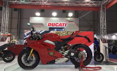 Η Ducati στην «Έκθεση Μοτοσυκλέτας 2018» Η Ducati δίνει το «παρών» με όλα τα νέα της μοντέλα στην «Έκθεση Μοτοσυκλέτας 2018», που διεξάγεται 18-22 Απριλίου, στο Κέντρο Ξιφασκίας (παλαιό Δυτικό Αεροδρόμιο). Μετά την επιτυχία της περσινής, πρώτης έκθεσης, η εφετινή αναμένεται να προσελκύσει ακόμα περισσότερους φίλους των δύο τροχών, καθώς μάλιστα συμμετέχουν οι σημαντικότερες εταιρείες του χώρου. Την παράσταση αναμένεται να κλέψει η νέα Panigale V4, λίγες μόνο ημέρες μετά την πανελλήνια πρεμιέρα της στο Season Opening της μάρκας, στο Ducati Athens. H Kosmocar-Ducati συμμετέχει στην εφετινή έκθεση με περίπτερο συνολικής επιφάνειας 117 τ.μ., σύμφωνα με τις προδιαγραφές της ιταλικής μάρκας. Στο περίπτερο Νο 8, τους επισκέπτες της έκθεσης περιμένουν τα εξής μοντέλα της Ducati: • Νέα Panigale V4S • Νέα Multistrada 1260 • Νέα Monster 821 • XDiavel • Multistrada 950 Spoked Wheel Παράλληλα, άλλη μία Ducati, η εντυπωσιακή Supersport θα φιλοξενείται καθ’ όλη τη διάρκεια της έκθεσης στο περίπτερο Νο 34, του ραδιοφωνικού σταθμού Red 96.3, στο πλαίσιο ενός διαγωνισμού του σταθμού, ενώ μία ακόμα Multistrada 1260 θα κοσμεί το περίπτερο της BP. Και η εφετινή έκθεση τελεί υπό την αιγίδα του ΣΕΑΑ. Οι ώρες λειτουργίας της είναι 14.00-21.00 τις καθημερινές και 10.00-21.00 το Σαββατοκύριακο.