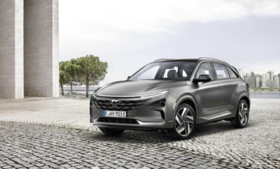 Η Hyundai ξεκινά τις πωλήσεις του ηλεκτρικού NEXO κυψελών καυσίμου • Η έναρξη των πωλήσεων του NEXO γιορτάζεται με τελετές παράδοσης στο Ulsan και το Gwangju • Οι 1.061 προ-παραγγελίες NEXO αποδεικνύουν το ισχυρό ενδιαφέρον του κοινού Η Hyundai Motor Company ξεκίνησε στην Κορέα τις πωλήσεις του ηλεκτρικού NEXO κυψελών καυσίμου μετά από μια πολύ επιτυχημένη περίοδο προ παραγγελιών. Πριν από την έναρξη των λιανικών πωλήσεων, το κοινό είχε δείξει το θερμό του ενδιαφέρον για το NEXO με συνολικά 1.061 οχήματα που παραγγέλθηκαν καθ’ όλη την περίοδο προ-παραγγελιών μεταξύ 19-26 Μαρτίου 2018. Μόλις την πρώτη μέρα της περιόδου προ-παραγγελιών τοποθετήθηκαν 733 παραγγελίες οχημάτων NEXΟ. «Είμαστε μάρτυρες μιας ιστορικής ημέρας καθώς η τεχνολογία κυψελών καυσίμου διατίθεται σε μεγάλες ποσότητες στο ευρύ κοινό. Μετά από αυτό το θετικό ξεκίνημα, θα συνεχίσουμε τις προσπάθειές μας στις υπερπόντιες αγορές για να στηρίξουμε την ανάπτυξη της νέας αγοράς οχημάτων κυψελών καυσίμου", δήλωσε ο κ. Byung Kwon Rhim, Executive Vice President της Hyundai Motor Company. Η Hyundai παρέδωσε επίσης οχήματα ΝΕΧΟ και στις δημοτικές αρχές των πόλεων Ulsan και Gwangju της Κορέας. Η τελετή στο Ulsan πραγματοποιήθηκε στο σπίτι του υδρογόνου, που δημιουργήθηκε με κοινές προσπάθειες της Hyundai και της πόλης του Ulsan, ενώ στο Gwangju πραγματοποιήθηκε η τελετή στο νεόκτιστο πολύ-ενεργειακό σταθμό υδρογόνου DongGok. Και οι δύο δημοτικές αρχές εξέφρασαν την πρόθεσή τους να επεκτείνουν την υποδομή ανεφοδιασμού υδρογόνου. Να αναφέρουμε ότι η τεχνολογία κυψελών καυσίμου απαντά σε πολλές από τις σημαντικές προκλήσεις που αντιμετωπίζουν σήμερα τα αυτοκίνητα: εξάρτηση από ορυκτά καύσιμα, εκπομπές ρύπων, απόδοση, αυτονομία και χρόνοι ανεφοδιασμού.. Οι κυψέλες καυσίμου αποτελούν ένα μηχανισμό για την ηλεκτροχημική μετατροπή της ενέργειας μετατρέποντας υδρογόνο και οξυγόνο σε νερό, παράγοντας ταυτόχρονα με τη διαδικασία αυτή, ηλεκτρισμό και θερμότητα. Ο ηλεκτρισμός παράγεται με τη μορφή συνεχούς ρεύματος ενώ οι υδρατμοί είναι οι μόνες εκπομπές των οχημάτων κυψελών καυσίμου.